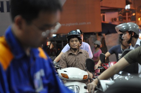 Xếp hàng dài mua xăng giá kỷ lục ảnh 8 Xếp hàng dài mua xăng giá kỷ lục ảnh 8