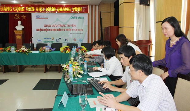 Khuất Duy Lợi - Hai Bà Trưng, Hà Nội Kính gửi ông Trần Trọng Hiếu, Là người đứng đầu DN niêm yết trên HNX, nhưng giá cổ phiếu giờ chỉ còn nửa mệnh giá, theo ông, lý do là vì hiệu quả Công ty chưa cao hay vì yếu tố thị trường? Ông sẽ làm gì để cải thiện tình trạng này, giảm bớt lỗ cho cổ đông chúng tôi? Giá thấp có phải là cơ hội tốt để mua cổ phiếu chưa ông? Trân trọng cảm ơn Ông Trần Trọng Hiếu: Chào bạn Lợi! Tôi cho rằng, giá cổ phiếu IDJ bị giảm giá mạnh là do 3 nguyên nhân chính như sau: Thứ nhất, trong năm 2011 là một năm rất khó khăn và đây cũng là năm đầu tiên Công ty bị thua lỗ, điều này ảnh hưởng đến niềm tin của nhà đầu tư. Thứ hai, thị trường đã trải qua xu hướng giảm điểm và cổ phiếu IDJ cũng không phải là trường hợp ngoại lệ Thứ ba, xuất phát từ nguyên nhân chủ quan từ phía công ty, do Công ty chưa chú trọng đến việc công bố thông tin nên nhà đầu tư trên TTCK chưa có nhiều thông tin để đánh giá đúng giá trị cổ phiếu. Để cải thiện tình trạng này, Ban lãnh đạo đã nỗ lực cao trong việc kinh doanh. Cụ thể, Công ty sẽ cắt giảm các hoạt động không mang lại nhiều lợi nhuận cho Công ty, và tập trung vào những mảng đầu tư hiệu quả, đồng thời cắt giảm những chi phí không cần thiết để nâng cao hiệu quả hoạt động cho DN. Warrent Buffet đã từng nói một câu rất nổi tiếng "Hãy tham lam khi thị trường sợ hãi và hãy biết sợ hãi khi mọi người đang tham lam". Còn nhìn lại lịch sử, sự giàu có của nhà tỷ phú Lý Gia Thành, chúng ta có thể thấy khối lượng tài sản khổng lồ mà ông có được là do ông đầu tư vào thời điểm thị trường rất xấu, và khi thị trường hồi phục thì tài sản của ông đã được nhân lên rất nhiều lần. Nói vậy để bạn tham khảo thêm, còn quyết định, lựa chọn cổ phiếu nào để đầu tư lại phụ thuộc vào từng mã cổ phiếu cụ thể. Vì trong thời kỳ khủng hoảng sẽ có sự phân hóa rệt giữa các cổ phiếu. Lê Hải Anh - Kim Giang, Hà Nội Chứng khoán Mỹ có câu nói “bán tháng 5 và đi chơi”. Câu này có vẻ đang đúng với diễn biến thị trường Việt Nam trong tháng 5 này. SHS có nhận định gì? Ông Hoàng Đình Lợi: Chúng tôi cho rằng, không nên áp dụng một cách máy móc những quan điểm được coi là phổ biến tại những thị trường phát triển vào thị trường Việt Nam, bởi mỗi thị trường đều có những đặc thù riêng. Minh - Hàng Trống, Hà Nội 1. Kính gửi ông Quyết. Là Chủ tịch HĐQT 1 DN thuộc lĩnh vực bất động sản, xin ông chia sẻ với NĐT quan điểm của mình về triển vọng thị trường bất động sản trong thời gian tới. Đây đã là thời điểm tốt nhất để mua nhà chưa? Ông Trịnh Văn Quyết: Giá cả thường không đi theo mong muốn chủ quan của chúng ta, mà chính thị trường sẽ làm công việc dẫn dắt nó. Nếu xét trong mối tương quan với giá vàng, giá USD và một số ngoại tệ khác, tỷ lệ lạm phát và sự mất giá của VND thì giá BĐS ở Việt Nam hiện nay đã trở về mức giá vốn. Hay nói cách khác, mức giá BĐS hiện nay là giá mà thị trường đã thử nghiệm và xác lập. Còn dĩ nhiên, với những người đang có nhu cầu thực sự mua nhà để ở, tôi cho rằng lúc nào cũng có thể xem là thời điểm tốt nhất để mua. Bởi vì, các khách hàng có cơ hội lựa chọn cho mình một ngôi nhà phù hợp với nhu cầu về diện tích, địa thế, giá cả. Khách hàng thậm chí có thể đàm phán giá dưới mức giá vốn với chủ đầu tư dự án có năng lực tài chính yếu kém. Với những diễn biến thị trường cũng như chuyển động từ các chính sách vĩ mô hiện nay, tôi cho rằng, xét về dài hạn, giá bất động sản sẽ có xu hướng đi lên. Trần Hoàng Mỹ Dung - Q.5, TP. HCM Quý I/2012, SHS đạt 40,5 tỷ đồng lợi nhuận trước thuế, nhưng đầu tháng 4, SHS có nghị quyết ĐHĐCĐ đề ra kế hoạch kinh doanh năm 2012 là 50,6 tỷ đồng lợi nhuận trước thuế. Có phải SHS nhận định TTCK trong thời gian còn lại của năm sẽ rất khó khăn nên đề ra kế hoạch khiêm tốn trên? SHS có dự kiến sẽ thay đổi kế hoạch kinh doanh 2012 hay không? Ông Hoàng Đình Lợi: Ông Hoàng Đình Lợi Tổng giám đốc SHS Kế hoạch kinh doanh năm 2012 được chúng tôi bắt đầu triển khai từ quý IV/2011 và được xây dựng dựa trên nguyên tắc thận trọng. Nguyên tắc này đã nhận được sự đồng thuận của HĐQT và cổ đông của Công ty. Do đó, mặc dù kết quả quý I/2012 đạt 40,5 tỷ đồng lợi nhuận trước thuế, nhưng kế hoạch lợi nhuận cả năm được ĐHCĐ thông qua vẫn là 50,6 tỷ đồng. Nếu tình hình kinh doanh quý II của SHS khả quan, đồng thời nếu thị trường sẽ có những tín hiệu khả quan cho hoạt động kinh doanh của Công ty trong các tháng cuối năm, thì chúng tôi có thể xem xét đề nghị ĐHCĐ điều chỉnh tăng kế hoạch lợi nhuận trước thuế năm 2012 của Công ty. Trần Bình Minh - Thanh Xuân, Hà Nội Chào chị Thuận, tôi thấy chị qua Tivi nhiều nhưng trong vai trò 1 nhà đồng hành cùng các chương trình an sinh xã hội, hay các sự kiện tầm cỡ như nhận các giải thưởng, danh hiệu cao quý… Hôm nay, trên Báo ĐTCK online, tôi lại được thấy chị với vị trí hoàn toàn khác, là chủ DN của cổ phiếu thuộc nhóm bluechips trên thị trường. Xin chúc mừng chị về tất cả những điều này. Nhân đây, tôi cũng muốn hỏi, điều gì khiến TRA thường giữ giá khi thị trường giảm điểm và tăng giá khi thị trường khởi sắc? Bà Vũ Thị Thuận: Trước hết, xin cảm ơn anh đã đánh giá cao các hoạt động của Traphaco vì trách nhiệm xã hội và sự đánh giá cổ phiếu TRA là một cổ phiếu blue-chip. Điều khiến cổ phiếu TRA giữ giá khi thị trường giảm điểm và tăng giá khi thị trường khởi sắc chính là nhà đầu tư đã hiểu giá trị của cổ phiếu TRA thông qua các công bố thông tin một cách công khai, minh bạch của Công ty cũng như sự phát triển của Traphaco theo hướng bền vững với những chiến lược phát triển rất rõ ràng và những nguồn lực được phát triển rõ nét. Có thể nói, TRA đã có được niềm tin của các nhà đầu tư. Nguyễn Thảo Nguyên - Nếu để so sánh BVH với PVI thì tôi thấy BVH vẫn giao dịch “được giá” hơn so với PVI trong khi PVI sở hữu các chỉ số đều không thua kém BVH, thậm chí giá trị sổ sách và tỷ suất lợi nhuận cao hơn BVH, nhưng thị giá chưa bằng 1/3 BVH. Chưa kể, PVI từng bán cho cổ đông chiến lược với giá 36.000 đồng/CP. Như vậy, có phải CP BVH đang “đắt”? Ông Hoàng Việt Hà: Ông Hoàng Việt Hà Giám đốc Khối Quản lý hoạt động kinh doanh Tập đoàn Bảo Việt Giá cổ phiếu phụ thuộc vào hai yếu tố: cung cầu thị trường và các giá trị nội tại của doanh nghiệp. Việc giá cổ phiếu rẻ hay đắt chúng tôi xin được không bình luận vì giá cổ phiếu hình thành trên thị trường dựa trên các đánh giá và quyết định của mỗi nhà đầu tư trên thị trường. Những đánh giá này dựa trên những sự phân tích về tình hình kinh tế vĩ mô, diễn biến của thị trường chứng khoán và phân tích hoạt động của doanh nghiệp. Việc phân tích hoạt động của doanh nghiệp không chỉ dừng lại ở việc đánh giá kết quả kinh doanh mà còn đánh giá triển vọng tăng trưởng của doanh nghiệp với các nội dung như chiến lược hoạt động, hệ thống mạng lưới và quy trình quản lý, hệ thống khách hàng, nguồn nhân lực, công tác quản trị, điều hành ... Do vậy nhà đầu tư sẽ cân nhắc đánh giá các yếu tố căn bản về doanh nghiệp và ra các quyết định đầu tư hợp lý của mình Trần Phương Dung - Thành phố Vinh, Nghệ An Tôi muốn đặt cho lãnh đạo IDJ hai câu hỏi: Thứ nhất, dự án văn phòng Charm Vit Tower do Tập đoàn Charmvit (Hàn Quốc) làm chủ đầu tư và IDJ độc quyền khai thác đến nay Công ty đã cho thuê hết diện tích chưa? Thứ hai, xin Ông cho biết kỳ vọng lợi nhuận của Công ty trong quý II/2012? Ông Trần Trọng Hiếu: Hiện này khu vực văn phòng cho thuê đã phủ kín gần hết. Chỉ còn 1.500 m2 dự kiến sẽ lấp đầy hết trong tháng 7/2012. Riêng khu vực Trung tâm thương mại vẫn còn trống khá nhiều. Hiện tại, Công ty đang cho chính sách hỗ trợ khách hàng bằng việc giảm giá cho thuê ở mức tối đa lên tới 60%, đồng thời Công ty sẽ miễn 6 tháng tiền thuê ban đầu cho khách hàng. Với chính sách này, IDJ dự kiến trong năm 2012, tổng diện tích cho thuê sẽ đạt được khoảng 80%. Liên quan đến lợi nhuận quý II/2012 như bạn vừa hỏi. Hiện chưa có con số cụ thể nhưng chung tôi tin tưởng lợi nhuận trong quý II/2012 sẽ cao hơn nhiều so với quý I/2012. Nguyễn Đức Long - Cống Vị, Ba Đình, Hà Nội Xin hỏi lãnh đạo IDJ Công ty có kế hoạch từ nay đến cuối năm sẽ bán thêm dự án nào, kỳ vọng của Công ty về lợi nhuận trong năm 2012? Cảm ơn! Ông Trần Trọng Hiếu: Ông Trần Trọng Hiếu Tổng Giám đốc IDJ Hiện nay IDJ đang sở hữu 1 số danh mục đầu tư khai thác tương đối tốt như sau: - Trường Hà Nội Academy - Khu vực văn phòng Charmvit - Khu vực TTTM Grand Plaza - Khu resort Hồng Dương Lương Sơn Hòa Bình – đầu tư gián tiếp qua công ty con - Dự án giáo dục trực tuyến của IDJ Technology Cả 5 danh mục đầu tư này đều đã hoàn tất quá trình đầu tư và đi vào khai thác. Công ty chưa có ý định chuyển nhượng bất kỳ danh mục đầu tư nào trong thời gian này vì HĐQT Công ty đánh giá đây chưa phải là thời điểm tốt để thực hiện chuyển nhượng bất kỳ danh mục đầu tư nào, mọi thứ đều rất "rẻ". Tuy nhiên, đối với dự án trường học Hà Nội Academy, hiện có rất nhiều đối tác muốn đầu tư vào thông qua hình thức mua cổ phần nhưng Công ty chưa có ý định bán. Dự án này đã mang lại cho Công ty một nguồn thu nhập ổn định qua các năm. Thực tế, hiện nay Trường đang vận hành rất tốt. Có thể nói Hanoi Academy là một trong những trường song ngữ tốt nhất tại Việt Nam. Trong năm 2012, chiến lược của IDJ là khai thác thật tốt các danh mục đã đầu tư và thu lợi nhuận bền vững. Kế hoạch lợi nhuận của công ty trong năm 2012 là 10% trên vốn điều lệ. Chiến lược quan trọng nhất trong thời kỳ khủng hoảng được Hội đồng quản trị đưa ra là bảo toàn được tài sản chứ không phải lợi nhuận là số 1. Nguyễn Bá Minh - Bắc Giang Sau khi trần lãi suất huy động được hạ xuống 13%, sau đó là 12%/năm, có nhiều nhận định rằng, bất động sản sẽ sớm hồi phục. Vì thế, cổ phiếu của các doanh nghiệp này đã tăng giá khá mạnh. Tuy nhiên, hiện lãi vay vẫn ở mức cao và các doanh nghiệp khó tiếp cận vốn. Trong bối cảnh hiện nay, SHS có nhận định gì về thị trường bất động sản nói chung, các doanh nghiệp bất động sản nói riêng? Ông Hoàng Đình Lợi: Chúng tôi nhận thấy việc hạ lãi suất huy động đang có xu hướng giảm trong thời gian tới là một dấu hiệu tích cực với nền kinh tế nói chung và lĩnh vực bất động sản nói riêng. Tuy nhiên, đánh giá mức độ hồi phục của thị trường bất động sản trước tín hiệu tích cực từ giảm lãi suất sẽ không thể nhanh chóng trong thời gian ngắn. Lý do: 1) tín dụng cho bất động sản sẽ vẫn không nằm trong khu vực được khuyến khích. 2) nhiều ngân hàng không mặn mà với việc cho vay bất động sản, do lo lắng nợ xấu gia tăng. 3) lượng hàng tồn kho các DN bất động sản đang ở mức cao và sức ép giải phóng hàng tồn kho là rất lớn. Do đó, chúng tôi cho rằng, nhiều DN bất động sản trong năm 2012 vẫn còn gặp khó khăn và lợi nhuận dự báo sẽ ở mức thấp. Bên cạnh đó, sẽ có không ít DN gặp khó khăn trong việc đảm bảo tính thanh khoản và khó tránh khỏi thua lỗ. money_89@gmail.com - Xin lãnh đạo HAPACO đưa ra dự kiến về mức lợi nhuận mà Tập đoàn đạt được tính đến hết quý II/2012? Ông Vũ Xuân Cường: Dự kiến lợi nhuận quý II/2012 của HAPACO là khoảng 4 tỷ đồng. Phần lợi nhuận này chủ yếu đến từ khu vực sản xuất. Cùng với diễn biến vĩ mô đang tốt dần, lãi suất giảm thêm, chúng tôi tin tưởng hoạt động kinh doanh của HAPACO trong 6 tháng cuối năm sẽ tiếp tục tốt hơn. Lê Song Thao - Việt Trì, Phú Thọ Theo SHS, cổ phiếu thuộc những lĩnh vực nào đáng để đầu tư trong năm nay? Ông Hoàng Đình Lợi: Chúng tôi cho rằng, những lĩnh vực đáng chú ý trong năm nay có ngành ngân hàng, cao su, thủy sản và một số DN trong lĩnh vực nông sản. Đây là những lĩnh vực có triển vọng khả quan hơn trong năm 2012. Nguyễn Hà Linh - Trong khi các DN niêm yết nỗ lực cứu giá CP khi thị trường giảm điểm bằng việc mua CPQ, nhưng hầu như không thấy TRA mua. Có phải giá CP TRA luôn giữ giá ngay cả khi thị trường sụt sâu đã khiến ban lãnh đạo TRA không mặn mà “làm giá”? Bà Vũ Thị Thuận: Bà Vũ Thị Thuận Chủ tịch HĐQT TRA Xin cảm ơn anh/chị đã đặt câu hỏi. Quan điểm của Ban lãnh đạo Traphaco là không bao giờ "làm giá" cổ phiếu TRA. Bởi vì, giá của cổ phiếu là do thị trường và các nhà đầu tư quyết định. Trong những năm gần đây, Traphaco không mua cổ phiếu quỹ vì Công ty tập trung nguồn lực cho việc xây dựng các giá trị như: xây dựng thương hiệu, xây dựng, hoàn thiện các cơ sở sản xuất và dây chuyền công nghệ; phát triển hệ thống phân phối sâu rộng với một đội ngũ nhân viên chuyên nghiệp... Giá trị của cổ phiếu TRA sẽ được tăng cường bởi những giá trị hữu hình và vô hinh của Công ty. Hiện nay, Traphaco được đánh giá là thương hiệu nổi tiếng, chúng tôi đã có một chuỗi giá trị từ nghiên cứu, sản xuất, đến thị trường. Trong những năm qua, doanh thu và lợi nhuận của Công ty đều tăng trưởng. Năm 2011, Traphaco đứng thứ hai về doanh thu và lợi nhuận trong nhóm các doanh nghiệp niêm yết trên thị trường chứng khoán. Đặng Khôi Nguyên - Chiến lược kinh doanh của BVH giai đoạn 2012-2013 là chuyển đổi mô hình kinh doanh, trong đó triển khai cung cấp các sản phẩm dịch vụ tài chính kết hợp. Chiến lược này đang được thực hiện ra sao? Ông Hoàng Việt Hà: Ngay từ sau cổ phần hóa tháng 10/2007, Bảo Việt phát triển theo mô hình tập đoàn tài chính bảo hiểm dựa trên ba trụ cột là bảo hiểm, đầu tư và dịch vụ tài chính trong đó có ngân hàng, chứng khoán, quản lý bất động sản. Lợi thế của mô hình tập đoàn là tiết giảm chi phí, nâng cao hiệu quả sử dụng vốn và bán chéo sản phẩm. Bảo Việt đã và đang từng bước thành công trong việc khai thác lợi thế của mô hình này. Trong những năm gần đây, Bảo Việt củng cố nền tảng “Một Bảo Việt - Một nền tảng mới” thông qua hoàn thiện mô hình quản trị theo thông lệ quốc tế, kiện toàn công tác quản lý tài chính, minh bạch hóa thông tin, đẩy mạnh hoạt động kiểm toán nội bộ, hoạt động quản lý rủi ro, tiếp tục hoàn thiện cơ sở hạ tầng công nghệ thông tin theo hướng tập trung, đầu tư phát triển nguồn nhân lực và đẩy mạnh phát triển thương hiệu. Về chuyển đổi mô hình kinh doanh, Bảo Việt cũng chuyển đổi mô hình kinh doanh theo hướng quản lý tập trung, hoạt động theo hướng chuyên môn hoá nhằm nâng cao năng suất cũng như tính chuyên nghiệp trong dịch vụ khách hàng. Song song với các giải pháp nền tảng, chúng tôi tập trung đẩy mạnh phát triển các sản phẩm tài chính-bảo hiểm kết hợp đáp ứng nhu cầu tài chính đa dạng của khách hàng, tăng cường bán chéo sản phẩm giữa các đơn vị kinh doanh bảo hiểm, giữa bảo hiểm và ngân hàng, và đẩy mạnh hợp tác nội bộ Tập đoàn trong sử dụng và tối ưu hóa nguồn vốn, hợp tác chiến lược phát triển kinh doanh giữa các đơn vị. Nguyễn Thu Hương - Quận 1, Tp.HCM Thưa ông Quyết, đối với các DN bất động sản nói chung, FLC nói riêng, khó khăn lớn nhất giai đoạn này là gì? Ông Trịnh Văn Quyết: Ông Trịnh Văn Quyết Chủ tịch HĐQT FLC Khó khăn lớn nhất đối với các DN bất động sản hiện nay chính là thanh khoản kém của thị trường bất động sản. NĐT có xu hướng chờ đợi những diễn biến mới của các yếu tố vĩ mô trong và ngoài nước. Hiện tại, các điều hành chính sách vĩ mô mới trong giai đoạn đầu của việc tái xác lập sự ổn định và phát triển nền kinh tế. Vốn FDI mới vào Việt Nam không đạt được mức độ như kỳ vọng. Trong bối cảnh này, hàng tồn kho của chuỗi các DN trong giá trị bất động sản bị tăng lên, dẫn đến thanh khoản hệ thống sụt giảm. Từ đó, nguồn vốn cho kinh doanh sẽ dần cạn kiệt, đẩy khó khăn tài chính cho nhóm DN này tăng lên. Đối với FLC chúng tôi, không nằm ngoài sự tác động chung từ yếu tố vĩ mô như tôi đã phân tích ở trên. Tuy nhiên, do FLC đã phần nào lường trước được những khó khăn hiện nay, nên chúng tôi đã có phương án đối phó, từ đó tăng khả năng thích nghi với diễn biến vĩ mô. Chính vì vậy, suốt thời gian qua, FLC đã kiểm soát dòng tiền tốt, tránh được nguy cơ mất thanh khoản như một số DN bất động sản khác. Tường Tâm - Cầu GIấy Gửi ông Vũ Xuân Cường, HAPACO: HAPACO từng là DN niêm yết đầu tiên trên TTCK, nhưng nay giá cổ phiếu xuống quá thấp. Tôi là cổ đông từ lâu của Công ty và xin hỏi ông rằng, liệu khả năng Công ty phát triển trở lại có nhiều không? Ông sẽ làm gì để HAPACO trở lại vị trí dẫn đầu ngành sản xuất giấy và cổ phiếu ở mức giá 3, 4 chấm trên thị trường? Ông Vũ Xuân Cường: HAPACO là Công ty đa ngành. Lĩnh vực sản xuất vẫn duy trì ổn định và phát triển tốt. Vì mục tiêu phát triển mở rộng của Công ty, nên chúng tôi mở rộng lĩnh vực đầu tư vào một số ngành nghề mới. Đây là những lĩnh vực đầu tư cho dài hạn, nên không thể mang lại lợi nhuận trong ngắn hạn. Những nhà đầu tư dài hạn nên nhìn về giá trị tương lai của HAPACO để đưa ra quyết định hợp lý. Về dài hạn, HAPACO tin tưởng sẽ đảm bảo khả năng phát triển tốt và bền vững, nhất là khi các dự án lớn mà Công ty đang đầu tư đưa vào khai thác. Trung Hưng - Hà Đông Xin hỏi ông Trịnh Hoài Giang, Tôi ấn tượng về ông khi đọc bài viết số Tết Báo Đầu tư Chứng khoán. Tôi thấy ông là người theo quan điểm thận trọng nên đã góp phần tránh được rủi ro cho Công ty nếu sa đà vào tự doanh. Tôi xin hỏi ông một số câu: 1. Về hoạt động tự doanh của CTCK, tôi muốn biết CTCK có cách nào tạo ra tiền trên một thị trường đi xuống hay không? 2. Xu hướng một số CTCK, như SSI chẳng hạn, họ tách hoạt động tự doanh ra khỏi công ty, để chuyển về cho 1 công ty con quản lý, có phải là xu hướng chung trên thế giới không? Liệu tách như vậy có đảm bảo tính độc lập và bảo về quyền lợi của nhà đầu tư không? Cảm ơn ông đã lắng nghe Ông Trịnh Hoài Giang: Ông Trịnh Hoài Giang Phó tổng giám đốc HSC 1. Trên thị trường chứng khoán Việt Nam, cách duy nhất để tạo tiền trong thị trường chứng khoán đi xuống là bán hết cổ phiếu và đầu tư vào trái phiếu và thị trường tiền tệ như HSC đã làm trong năm 2011. Theo quy định hiện hành của Việt Nam, không thể vay chứng khoán để bán hoặc dùng hợp đồng tương lai để phòng vệ rủi ro và thị trường cũng chưa có quyền chọn mua hoặc quyền chọn bán. Cách mà HSC làm trong năm vừa qua là đầu tư vào thị trường tiền tệ với lãi suất gần như cao nhất thế giới xấp xỉ 18 - 21%. VN Index xuống khoảng 30% nhưng năm vừa qua HSC vẫn có lợi nhuận khoảng 20% cho danh mục đầu tư của mình. 2. Việc tách hoạt động tự doanh ra khỏi công ty chứng khoán cho một công ty con quản lý trên thế giới có nơi làm có nơi không làm, tùy theo chính sách của từng công ty, nhưng đây không phải xu hướng chung. Gần đây ở Mỹ , Ủy ban Chứng khoán cũng như cơ quan chức năng khác muốn hạn chế hoạt động tự doanh tại các ngân hàng đầu tư và công ty chứng khoán. Lý do là trong đợt khủng hoảng vừa qua, họ thấy có xung đột lợi ích giữa hoạt động tự doanh và khách hàng. Ở Việt Nam, hoạt động tư doanh của công ty chứng khoán được tiến hành rất bình thường. Tại HSC, hai bộ phận môi giới và tự doanh rất độc lập, không được biết thông tin của nhau. Quy định này được thực hiện rất nghiêm ngặt. Hoàng Phương Dũng - Đống Đa, Hà Nội Gửi Tổng giám đốc HAPACO Tôi thấy cổ phiếu HAP giá hiện rất thấp, nên cũng quan tâm đầu tư. Xin hỏi ông, khó khăn lớn nhât của Công ty hiện nay là gì? Các ông có giải pháp gì để vượt qua những khó khăn đó? Ngành giấy đang chịu sự cạnh tranh rất gay gắt từ các sản phẩm nhập ngoại. Vậy HAPACO có định hướng mở rộng thị trường xuất khẩu không, thưa ông? Ông Vũ Xuân Cường: Ông Vũ Xuân Cường Tổng giám đốc HAP Hiện nay tôi không muốn nói về giá cổ phiếu cao thấp hay không, bởi có những công ty lỗ nhưng giá cổ phiếu vẫn tăng. Trong bối cảnh kinh tế hiện nay, Công ty cũng đang gặp những khó khăn nhất định. Có những sản phẩm tiêu thụ trong thị trường nội địa bị tồn đọng. Điều này nằm trong dự báo của Công ty. Nên Công ty tập trung thay đổi cơ cấu sản phảm. Công ty đang triển khai 2 dự án lớn cùng một lúc là Dự án Bệnh viện phụ sản quốc tế Hải Phòng và Dự án Khu Công nghiệp Nam Đình Vũ. Do đây là dự án dài hạn, trong ngắn hạn đang phải tăng vốn đầu tư, trong đó có vốn vay, đang phải lấy lãi của sản xuất để trả chi phí lãi vay triển khai dự 2 dự án. Tuy nhiên, về sản xuất, Công ty vẫn ổn định, không bị ảnh hưởng quá nhiều. Phần sản xuất hàng xuất khẩu vẫn tăng trưởng tốt. Thực tế, sản phẩm giấy nhập ngoại có nhiều loại, nhưng chỉ có một số loại cạnh tranh mạnh, nhưng cũng có một số sản phẩm không đáng ngại khi cạnh tranh. Với lượng giấy sản xuất nội địa, chúng tôi thay đổi cơ cấu sản phẩm, chuyển sang những sản phẩm ít cạnh tranh hơn và tập trung vào phân khúc khách hàng khác nhằm gia tăng tiêu thụ sản phẩm. Công ty đang liên tục mở rộng thị trường xuất khẩu. Các chủng loại giấy xuất khẩu của HAPACO đang chiếm thị phần 60%. Nguyễn Mạnh Hùng - Láng Hạ, Đống Đa, Hà Nội Trường Hanoi Academy do IDJ làm chủ đầu tư có hiệu quả không? Tỷ trọng doanh thu từ việc kinh doanh trường học của Công ty là như thế nào? Ông Trần Trọng Hiếu: Cảm ơn bạn đã quan tâm đến hoạt động đầu tư của IDJ, xin trả lời bạn như sau: Trường học là một trong những danh mục đầu tư tốt nhất của IDJ. Đây là một danh mục đầu tư bền vững bởi lĩnh vực này sẽ ổn định ngay cả trong thời kỳ khủng hoảng. Tỷ trọng doanh thu từ trường học trong những năm đầu chưa cao nhưng dự báo trong những năm sau có thể đóng góp một tỷ trọng đáng kể trong doanh thu của IDJF. Nguyễn Thanh Tú - Hải Phòng Tôi đang rất muốn đầu tư vào cổ phiếu HAPACO. Tuy nhiên, do tình hình tài chính có hạn, nên chỉ có thể đầu tư ngắn hạn khoảng 2-3 tháng. Lãnh đạo HAPACO có lời khuyên nào cho kế hoạch đầu tư này của tôi? Ông Vũ Xuân Cường: Tôi không phải là một nhà tư vấn đầu tư. Tuy nhiên, dưới góc độ điều hành doanh nghiệp, khó có thể có những yếu tố đột biến trong ngắn hạn như vậy để nhà đầu tư có lợi nhuận, trừ khi có một sự may mắn nào đó. Bùi Thị Thanh Thảo - Hai Bà Trưng, Hà Nội Xin hỏi đại diện SHS 2 câu: 1. Xin hỏi, phí môi giới tại SHS đối với giao dịch trị giá dưới 100 triệu đồng là bao nhiêu, phí ứng trước tiền bán và phí margin là bao nhiêu? 2. SHS có dịch vụ cho phép nhà đầu tư chuyển tiền trực tuyến từ tài khoản chứng khoán sang tài khoản ngân hàng hay không? Ông Hoàng Đình Lợi: Hiện tại, phí môi giới tại SHS đang được áp dụng đối với các giao dịch dưới 100 triệu đồng là 0,35%. Phí giao dịch qua Internet ưu đãi mức phí 0,18% đối với tất cả các giao dịch. Còn mức phí ứng trước tiền bán chứng khoán và phí margin được chúng tôi áp dụng linh hoạt tùy thuộc vào biến động về lãi suất cho vay trên thị trường. Chúng tôi luôn cố gắng tính toán để đảm bảo hài hòa quyền lợi của nhà đầu tư và SHS. Về câu hỏi thứ hai, hiện SHS cho phép khách hàng chuyển tiền trực tuyến từ tài khoản chứng khoán sang tối đa 3 tài khoản ngân hàng nhận chuyển khoản. Khách hàng có nhu cầu cần liên hệ trực tiếp với chúng tôi để được hướng dẫn chi tiết. Trần Trọng Minh - 213 Cách Mạng Tháng 8, TP. Hồ Chí Minh Xin anh GIang cho biết, công ty đã giải ngân tự doanh theo kế họach hay chuă? Triển vọng lợi nhuận quý 2 như thế nào? Thời điểm này trái phiếu có phải kênh đầu tư phù hợp hay không? Ông Trịnh Hoài Giang: Chúng tôi đã giải ngân theo kế hoạch. Có thời điểm cao nhất thì giá trị danh mục cổ phiếu niêm yết của Công ty lên đến 200 tỷ đồng và thấp nhất là gần như bằng 0. Lợi nhuận trước thuế quý II/2012 chúng tôi ước tính từ 100 đến 120 tỷ đồng. Đến nay là giữa quý II, Công ty đã đạt hơn 50% kế hoạch quý. Lũy kế đến hết tháng 4 đã được gần 50% kế hoạch lợi nhuận năm nay. Thời điểm này, tôi nghĩ trái phiếu chính phủ là kênh đầu tư tốt vì lãi suất vẫn tiếp tục giảm, dù khả năng lên giá của trái phiếu cũng không còn nhiều, nhưng rủi ro thấp. hung_otc@gmail.com.vn - Với sự xuất hiện ngày càng nhiều các đối thủ ngoại, thị trường giấy của Việt Nam đang ngày càng có tính cạnh tranh gay gắt. Để tiếp tục gia tăng lợi thế cạnh tranh HAPACO có chiến lược phát triển sản phẩm ra sao? HAPACO có định hướng tập trung vào phân khúc cụ thể nào nhằm tìm kiếm lợi nhuận bền vững? Ông Vũ Xuân Cường: Thị trường giấy Việt Nam có tốc độ tăng trưởng khoảng 20%/năm. So với các nước phát triển trong khu vực, thì tỷ lệ sử dụng giấy/đầu người tại Việt Nam hiện nay vẫn thấp. Vì vậy, hoạt động gia tăng đầu tư vào thị trường giấy Việt Nam là tất yếu. Tuy nhiên, trong thị trường rộng lớn, vẫn có những phân khúc khách hàng phù hợp, để HAPACO đầu tư và tìm kiếm lợi nhuận tại phân khúc khách hàng đó. Cụ thể là phân khúc nào, thì đây là bí mật kinh doanh của Công ty, nên chúng tôi không thể tiết lộ. Để có thể xác định được phân khúc khách hàng, HAPACO đã phải đầu tư nhiều công sức để nghiên cứu thị trường. Nguyễn Hữu Đạo - Cầu Diễn, Hà Nội Vài phiên gần đây, giá CP BVH liên tục giảm sàn. Xin hỏi, anh Hà, hoạt động kinh doanh của BVH vẫn ổn? Quý II, BVH đặt kế hoạch lợi nhuận bao nhiêu? Ông Hoàng Việt Hà: Về hoạt động kinh doanh của Bảo Việt 4 tháng đầu năm vẫn ổn định theo kế hoạch đã đề ra. Mặc dù nền kinh tế gặp nhiều khó khăn, tăng trưởng GDP chỉ đạt mức khoảng 4%, tuy nhiên thị trường bảo hiểm vẫn tăng trưởng ở mức 19%. Bảo hiểm là lĩnh vực cốt lõi của Bảo Việt vẫn đạt tốc độ tăng trưởng khoảng 19,2% (tính đến hết quý I/2012). Thị trường chứng khoán hồi phục mạnh giúp hoàn nhập dự phòng cho lĩnh vực đầu tư của Bảo Việt. Kết quả kinh doanh của tập đoàn nhìn chung là khá khả quan. Về doanh thu, tổng doanh thu hợp nhất toàn Tập đoàn quý I/2012 ước đạt 3.974 tỷ, đạt 22,6% so với kế hoạch 2012, tăng 18,1% so với cùng kỳ năm 2011. Doanh thu Công ty mẹ ước đạt 283 tỷ đồng, bằng 87,3% cùng kỳ năm trước. Về lợi nhuận trước thuế hợp nhất, quý I toàn Tập đoàn đạt 626 tỷ đồng, tăng trưởng 81% so với cùng kỳ năm trước, đặc biệt, LNTT Công ty mẹ đạt 458 tỷ đồng, tăng trưởng 99,4% so với cùng kỳ năm trước, do được hoàn nhập dự phòng trong quý I. Lê Minh - NĐT Hà Nội Tôi nghe nói các công ty chứng khoán có kế hoạch triển khai dịch vụ cho phép nhà đầu tư đặt lệnh trực tuyến qua điện thoại di động. SHS có kế hoạch này không, bao giờ triển khai, sử dụng như thế nào? Ông Hoàng Đình Lợi: Hiện tại, SHS đang thí điểm cho nhà đầu tư sử dụng điện thoại di động thông minh (smart phone) có trình duyệt web Internet explorer đặt lệnh thông qua địa chỉ online.shs.com. Ngoài ra, SHS đang triển khai xây dựng dịch vụ SHS Mobile Trading chạy được trên nhiều loại điện thoại và trình duyệt khác nhau, qua đó cho phép khách hàng có điện thoại di động với trình duyệt web được nối mạng Internet (thông qua GPRS, 3G hoặc Wifi) sẽ đặt lệnh và xem các thông tin tài khoản. Dự kiến, đầu quý III, SHS sẽ đưa dịch vụ này vào sử dụng rộng rãi. Trần Ngọc Mai - Quận Bình Thạnh, TP. HCM Tôi là người đã mua cổ phiếu IDJ ở mức giá 18.000, ngay trước thời điểm Công ty chuẩn bị lên sàn, đến nay mặc dù cổ phiếu của Công ty đã giảm nhiều nhưng tôi vẫn đang nắm giữ. Xin lãnh đạo Công ty có thể tư vấn cho tôi nên giữ hay bán? Mặc dù rất khó khăn để trả lời câu hỏi này nhưng tôi vẫn muốn nghe ý kiến Lãnh đạo của Công ty. Ông Trần Trọng Hiếu: Xin cảm ơn chị đã quan tâm và tin tưởng vào Công ty. Giá mua của chị ở thời điểm đó chắc phải được chia lợi nhuận trên 50% và quyền mua thêm cổ phiếu lúc đó? Tuy nhiên, kể cả chị được chia cổ tức và được quyền mua cổ phiếu thêm thì tính đến thời điểm này vẫn lỗ. Song tôi cho rằng, cổ phiếu IDJ bị điều chỉnh là theo xu hướng chung của thị trường. Tôi không dám khuyên chị nên bán hay nên giữ vì điều này còn tùy thuộc vào chiến lược của chị là nhà đầu tư dài hạn hay nhà đầu tư ngắn hạn? Tôi xin được chia sẻ với chị và các cổ đông của IDJ một số thông tin sau: Hiện có khoảng 52% cổ đông của IDJ là nhà đầu tư dài hạn. Giá lên hay xuống gần như họ không quan tâm, năm trước đại hội cổ đông vẫn thấy tên họ với số lượng cổ phiếu như vậy và năm nay vẫn thế. Họ chỉ đầu tư để nhận cổ tức và chỉ bán khi cần tiền hoặc giá bán cổ phiếu cực kỳ có lợi. Khoảng 48% cổ đông của IDJ là các nhà đầu tư ngắn hạn. Chiến lược của họ sẽ là mua vùng giá thấp, bán vùng giá cao. Khi cổ phiếu đi xuống thì họ mua thêm cổ phiếu giá thấp để bình quân hóa giá mua được rẻ hơn. Để trở thành các nhà đầu tư ngắn hạn thì phải thường xuyên theo dõi thị trường và có những thao tác phù hợp từng thời kỳ khác nhau. Một thông tin để chị yên tâm: IDJ vẫn là một công ty được đánh giá cao về triển vọng phát triển và cơ cấu tài chính tốt. Tỷ lệ nợ của Công ty là 13,9%/vốn điều lệ. Một tỷ lệ lý tưởng trong thời kỳ khủng hoảng. Công ty bắt đầu có lãi trở lại từ quý I năm 2012. Chúc chị có được quyết định sáng suốt phù hợp với hoàn cảnh của mình. Lê Hoàng Lan - Định Công, Hà Nội Xin hỏi lãnh đạo IDJ. Kế hoạch tái cấu trúc quản trị Trung tâm thương mại Grand Plaza trong năm 2012 sẽ được thực hiện như thế nào? Xin cảm ơn! Ông Trần Trọng Hiếu: Hiện nay, Trung tâm thương mại Grand Plaza đã thực hiện xong phần thiết kế và thi công lại nội thất tầng 1 và đang có chiến lược thu hút khách thuê với nhiều ưu đãi đặc biệt. Năm nay để phục vụ cho mục tiêu lấp đầy diện tích thuê của TTTM, Công ty sẽ chi một khoản ngân sách cho hoạt động Marketing. Như đã nói ở trên, mục tiêu phấn đấu là lấp đầy 80% diện tích từ nay đến cuối năm 2012. Đồng thời, sẽ biến Grand Plaza trở thành một điểm vui chơi giải trí, ăn uống, mua sắm lý tưởng tại thủ đô Hà Nội, xứng đáng với tầm vóc của chính nó. Nguyễn Duy Đông - TP Hồ Chí Minh Chúng tôi là 1 quỹ đầu tư nước ngoài. Tôi biết TRA đang có 1 cổ đông chiến lược duy nhất là Mekong Capital. Liệu TRA có ý định lựa chọn thêm cổ đông chiến lược thứ 2 hay không? Trong khi có DN lựa chọn cổ đông chiến lược là đối tác hoạt động trong cũng lĩnh vực hỗ trợ cho hoạt động sản xuất kinh doanh thì tại TRA, cổ đông chiến lược lại là 1 quỹ đầu tư. Đến thời điểm này, bà có nghĩ TRA đã chọn đúng người? Bà Vũ Thị Thuận: Cuối năm 2007, Traphaco thực hiện IPO, Mekong Capital đã trở thành cổ đông chiến lược của chúng tôi. Từ chỗ sở hữu 5% cổ phần, hiện nay, đối tác này đã sở hữu 24,9% và họ vẫn muốn là cổ đông chiến lược của Traphaco với việc cử người tham gia vào Hội đồng quản trị. Tuy nhiên, vì Mekong Capital là một quỹ đầu tư, theo chúng tôi, đến một lúc nào đó, họ sẽ thoái vốn khỏi Traphaco. Chúng tôi luôn mong muốn có một cổ đông chiến lược nước ngoài là đối tác hoạt động trong lĩnh vực dược. Còn thời điểm này, Mekong Capital vẫn tích cực tham gia với Công ty trong lĩnh vực quản trị doanh nghiệp và tiếp cận với các nhà đầu tư nước ngoài. Khi Mekong Capital có ý định tăng vốn lên trên 25%, chúng tôi cũng đã đề nghị họ, khi thoái vốn khỏi Traphaco, phải tìm được một đối tác hoạt động trong lĩnh vực dược mua lại cổ phần của Mekong Capital tại Traphaco. dautugiatri@gmail.com.vn - TPHCM Được biết, HAPACO đang đẩy nhanh tiến độ thành lập Công ty sản xuất Bột giấy tại Lào Cai. Đề nghị lãnh đạo HAPACO cho biết, bao giờ Công ty này sẽ chính thức đi vào hoạt động và điều này dự kiến sẽ đóng vào doanh thu và lợi nhuận của Tập đoàn ra sao? Ông Vũ Xuân Cường: Hiện nay HAPACO đang hoàn tất thủ tục với Sở KH&ĐT Lào Cai để thành lập Công ty. Theo dự kiến, cuối tháng 7/2012 thì Công ty sản xuất Bột giấy Lào Cai có thể đi vào hoạt động. Theo thiết kế, nhà máy có công suất 10.000 tấn bột giấy/năm, chia làm 2 giai đoạn. Giai đoạn 1 từ năm 2012-2013, Công ty sẽ duy trì sản lượng 5.000 tấn/năm. Giai đoạn 2 từ sau năm 2013 sẽ phấn đấu đạt đủ công suất. Với sản lượng như vậy, giá trị xuất khẩu của Công ty dự kiến sẽ tăng thêm từ 3-4 triệu USD/năm. Nguyễn Xuân Long - Xếp hạng năng lực tài chính từ Tổ chức quốc tế A.M.Best đang được BVH triển khai đến đâu? Là tập đoàn sở hữu nhiều công ty con hoạt động trong cùng lĩnh vực tài chính, thách thức lớn nhất của BVH trong rating là gì? Ông Hoàng Việt Hà: Hiện tại, Tập đoàn Bảo Việt đang thực hiện đánh giá hệ số tín nhiệm quốc tế. Để được xếp hạng, chúng tôi cần phải chuẩn bị rất nhiều công việc liên quan. Mục đích của việc triển khai này là nhằm rà soát đánh giá năng lực nội tại của doanh nghiệp và hoàn thiện, nâng cao hiệu quả quản trị doanh nghiệp. Chúng tôi đã được một đơn vị quốc tế tư vấn và chuyển giao công nghệ về triển khai các phần việc liên quan tới xếp hạng năng lực tài chính. Đồng thời, chúng tôi cũng thực hiện các phần việc liên quan tới đánh giá năng lực tài chính, hoàn thiện qui chế, qui định quản lý của Bảo Việt. Để chuẩn bị cho xếp hạng, chúng tôi cũng đã chủ động thực hiện báo cáo tài chính theo chuẩn mực kế toán Việt Nam (VAS) và chuẩn mực kế toán quốc tế (IFRS). Trong quá trình thực hiện, chúng tôi chưa gặp phải thách thức đáng kể nào. Sau khi hoàn tất, Bảo Việt sẽ có công bố chính thức kết quả đánh giá xếp hạng tín nhiệm. Ngô Nguyệt Minh - Nguyễn Sơn, Gia Lâm, Hà Nội Là một trong những người giàu nhất sàn chứng khoán, xin các ông chia sẻ thú tiêu tiền của mình? Ông Trịnh Văn Quyết: Sở thích của tôi là làm việc chứ không phải là thích tiêu tiền. Là một doanh nhân, tôi hiểu rõ giá trị của đồng tiền và sự khó khăn để kiếm đồng tiền chính đáng. Do đó, tôi rất quan tâm đến công tác an sinh xã hội, và việc hỗ trợ thực hiện công tác từ thiện đã trở thành niềm đam mê của bản thân tôi. Trong thời gian vừa qua, cá nhân tôi và toàn thể cán bộ, nhân viên Tập đoàn FLC và Công ty luật SMiC đã thực hiện nhiều dự án và chương trình hỗ trợ từ thiện cho nhiều cá nhân tập thể. Bên cạnh việc mở rộng quy mô hoạt động kinh doanh, cũng như thực hiện các chiến lược phát triển, năm 2012 cũng là năm Tập đoàn FLC hướng tới xây dựng một FLC vì cộng đồng. Cam kết này đã được ban lãnh đạo cũng như toàn thể cán bộ nhân viên Tập đoàn FLC hưởng ứng qua hàng loạt các hoạt động xã hội cụ thể và thiết thực. Lê Minh Tâm - Năm nay, HAPACO có kế hoạch phát hành 100 tỷ đồng trái phiếu chuyển đổi để tài trợ cho Dự án Bệnh viên phụ sản quốc tế Hải Phòng theo hình thức phát hành riêng lẻ. Đến thời điểm này, HAPACO đã có trong tay danh sách những đối tác phát hành tiềm năng chưa, họ đã dự định mua bao nhiêu chưa. Dự kiến bao giờ HAPACO sẽ triển khai kế hoạch phát hành này? Ông Vũ Xuân Cường: Trong ĐHCĐ thường niên năm 2012, HAPACO đã xin phép ĐHCĐ kế hoạch phát hành 100 tỷ đồng trái phiếu chuyển đổi để tài trợ cho Dự án Bệnh viện phụ sản quốc tế Hải Phòng, nhằm làm cơ cấu vốn vay đầu tư cho dự án này. Đến thời điểm hiện nay, đã có 6 cổ đông lớn của HAPACO và 2 nhà đầu tư nước ngoài rất quan tâm đến đợt phát hành này. HAPACO đang trong quá trình thương thảo. Theo kế hoạch, HAPACO sẽ phát hành trái phiếu vào cuối quý III/2012 nếu điều kiện thuận lợi. ngocthuy - TPHCM Gởi ông Trịnh Hoài Giang, Phó Tổng giám đốc CTCK HSC Các CTCK đang và còn hoạt động trong môi trường có nhiều thay đổi về luật lệ, chính sách tác động trực tiếp đến CTCK. Theo anh, HSC liệu có phải điều chỉnh nhiều không để thích nghi với những luật lệ mới? Những điều chỉnh về chính sách có được HSC đoán định và chuẩn bị từ trước không? HSC sẽ có lợi hơn hay khó khăn hơn khi các chính sách mới, liên quan đến hoạt động của CTCK chính thức áp dụng? Theo anh, tiềm năng phát triển của CTCK trong tương lai nhiều không?Vì sao? Ông Trịnh Hoài Giang: Chúng tôi có chuẩn bị cho thay đổi về chính sách và biến động mạnh trên thị trường. Trong những năm qua, HSC gần như không vay nợ do sự thất thường trong cung cấp vốn của ngân hàng. Chính vì vậy, HSC có hoạt động tương đối ổn định khi Ngân hàng Nhà nước siết chặt việc cho vay chứng khoán làm thị trường giảm mạnh trong năm vừa rồi. Chúng tôi cũng đã chuẩn bị hệ thống giao dịch và nguồn vốn cho giao dịch kỹ quỹ từ rất lâu trước khi Ủy ban Chứng khoán chính thức cho phép hoạt động này. Hiện nay, chúng tôi đã lập nhóm nghiên cứu để chuẩn bị cho giao dịch hợp đồng tương lai của chỉ số chứng khoán. Dù biết rằng sớm nhất cũng phải 2 năm nữa thì sản phẩm này mới được giao dịch. Chúng tôi cũng có kế hoạch tăng vốn và vay nợ để cho phù hợp với quy định mới ban hành của Bộ Tài chính mới đây đối với hoạt động của các công ty chứng khoán. Trước đây, biên độ biến động của thị trường quá lớn và thay đổi chính sách quá thất thường nên HSC cần "bộ đệm" tương đối dầy, đó là vốn chủ sở hữu đã lên đến 2.200 tỷ đồng tại thời điểm này. Trong tương lai, HSC cho phép dùng thêm nợ để tăng chỉ số ROE, bởi vì dự báo chính sách sẽ có xu hướng hỗ trợ nhiều hơn cho các hoạt động của công ty chứng khoán và điều hành chính sách cũng linh động và minh bạch hơn. Nguyễn Phương Anh - TRA vừa hoàn tất việc mua gần 25% CP tại Dược Đắc Lắc và sắp tới sẽ tăng dần tỷ lệ nắm giữ tại đây để trở thành cổ đông chiến lược nắm quyền chi phối. Bà có thể phân tích sự khác biệt về lợi ích mà TRA được hưởng tại 3 DN mà Công ty đang nắm quyền chi phối như Dược Đắc Lắc, CNC Traphaco (TRA nắm 51% vốn) và Traphaco Sapa (TRA nắm 100% vốn) để cổ đông được rõ hay không? Bà Vũ Thị Thuận: Việc Traphaco vừa trở thành cổ đông lớn của Công ty Dược Đắc Lắc là một hoạt động đầu tư trong chiến lược phát triển hệ thống phân phối của Traphaco cả về chiều rộng lẫn chiều sâu. Hệ thống phân phối của Traphaco hiện nay đã phát triển rộng khắp cả nước với sự tham gia của 30 đại lý và 12 chi nhánh và các công ty dược mà Traphaco có cổ phần. Năm 2011, Traphaco nâng tỷ lệ sở hữu tại Traphaco CNC lên 51% với mục đích tăng cường năng lực sản xuất vì, Traphaco CNC có nhà máy đạt tiêu chuẩn GMP-WHO đầu tiên trong cả nước đang cung ứng sản phẩm cho Traphaco (chiếm 60% doanh thu của Traphaco). Traphaco Sapa là một điểm trong chiến lược phát triển bền vững của Traphaco. Công ty này là nơi Traphaco nghiên cứu và phát triển vùng trồng nguyên liệu cho các nhà máy của Traphaco. Ba công ty trên chính là 3 điểm trong chuỗi giá trị của Traphaco: Nguồn nguyên liệu - Sản xuất - Phân phối sản phẩm. Đậu Bình Minh - Nam Đồng, Đống Đa, Hà Nội SHS gần đây thay đổi TGD không ít lần, xin hỏi anh Lợi có thấy áp lực khi ngồi trên ghế nóng, quan điểm điều hành của anh với công ty là gì? Ông Hoàng Đình Lợi: Theo tôi, mọi công việc đều có áp lực riêng. Với vị trí là tổng giám đốc của một CTCK trong giai đoạn hiện nay thì rõ ràng áp lực không phải là nhỏ. Tuy nhiên, quan điểm của tôi là biến những áp lực đó thành những hành động để giúp công ty vượt qua được những trở ngại, khó khăn và hoàn thành những mục tiêu mà HĐQT và ĐHCĐ giao phó. Quan điểm điều hành công ty của tôi là đảm bảo hiệu quả, an toàn, bền vững, mang lại lợi ích tối đa cho các cổ đông, tạo dựng môi trường làm việc chuyên nghiệp, năng động, cởi mở để người lao động được phát triển nghề nghiệp của mình và có những đóng góp tích cực cho sự phát triển của công ty. Thanh Thủy - Phường 25 quận Bình Thạnh HCMC An TRịnh Hòai GIang cho hỏi, VCB ảnh hưởng rất lớn đến chỉ số. Trong mấy phiên vuằ qua, VCB giảm do bị nước ngòai bán mạnh khiến các cổ phiếu khác giảm theo. Vậy em cần nhìn chỉ số nào để quyết định mua bán mà không bị ảnh hưởng nhiều bởi VCB, NHìn chỉ số Hà Nội chính xác hơn chăng? Ông Trịnh Hoài Giang: Bạn có thể tham khảo chỉ số VN Index 30. VCB là một thành phần của chỉ số VN Index 30. Phần cổ phiếu nắm giữ của cổ đông nhà nước không được tính vào trọng số tính VN Index 30. Tôi cũng thấy là chỉ số sàn Hà Nội không bị lệch nhiều như sàn HSX. Nên chỉ số HNX phản ánh sát hơn xu hướng chung của toàn thị trường. Hoàng Lan - Hà Nội Kính gửi ông Quyết, Là một luật sư, một Chủ tịch CTCK đang hoạt động, xin ông cho biết, quan điểm của ông về ranh giới giữa lỗi hành chính với tội hình sự trên TTCK là như thế nào? Tôi có theo dõi thông tin trên các báo, nhất là Báo ĐTCK, thấy chưa ai có quan điểm thuyết phục về vấn đề này cả. Xin cảm ơn ông Ông Trịnh Văn Quyết: Về vấn đề này, tôi cho rằng để trả lời đầy đủ nhất trong khuôn khổ buổi giao lưu ngày hôm nay là không dễ. Do đó, xin hẹn trả lời bạn trong một dịp gần nhất trên báo Đầu tư Chứng khoán. Tuy nhiên, quan điểm cá nhân tôi là: Không nên hình sự hóa các mối quan hệ kinh tế dân sự, nhất là trong một xã hội văn minh, tiến bộ như đất nước chúng ta đang xây dựng. Hoàng Hải - Tp.HCM Bảo Việt là 1 trong số các Tập đoàn Kinh tế nhà nước đang triển khai tái cấu trúc. Việc này được thực hiện đến đâu? Các vấn đề trọng tâm trong kế hoạch tái cấu trúc của Bảo Việt là gì? Ông Hoàng Việt Hà: Thực tế, so với các Tập đoàn nhà nước khác, Tập đoàn Bảo Việt đã thực hiện quá trình tái cấu trúc từ khi cổ phần hóa vào năm 2007 và đã cùng với cổ đông chiến lược HSBC tiến hành đổi mới trong các lĩnh vực thương hiệu, công nghệ, quản trị, tài chính, phát triển nguồn nhân lực. Để tiếp tục triển khai tái cấu trúc, tái cơ cấu nhằm nâng cao hiệu quả hoạt động. Năm 2012, HĐQT Tập đoàn Bảo Việt đã thành lập Ban chỉ đạo Đề án tái cấu trúc do Chủ tịch HĐQT Tập đoàn làm Trưởng Ban và thành lập Ban Quản lý Dự án tái cấu trúc Tập đoàn bảo Việt. Trên cơ sở nghiên cứu các yêu cầu, chủ trương của Chính phủ về tái cơ cấu các tập đoàn, tổng công ty nhà nước, kinh nghiệm quốc tế về tổ chức mô hình tập đoàn tài chính bảo hiểm, Ban Chỉ đạo Đề án tái cơ cấu Bảo Việt đã rà soát, đánh giá hiệu quả các lĩnh vực hoạt động của toàn Tập đoàn và đề xuất phương án tái cơ cấu của các đơn vị thành viên trình lên Chính phủ và Bộ Tài chính. Đề án tái cấu trúc của Bảo Việt tập trung chủ yếu vào các nội dung: Định hướng ngành nghề, chiến lược vốn và quản trị doanh nghiệp với mục tiêu tái cấu trúc là đổi mới hơn nữa quản trị doanh nghiệp để khai thác hiệp lực sức mạnh toàn tập đoàn nhằm tối đa hóa hiệu quả hoạt động và nâng cao năng lực cạnh tranh, phát triển thành tập đoàn tài chính-bảo hiểm hàng đầu tại Việt Nam, từng bước vươn ra thị trường khu vực. Nguyễn Như Đua - Đông Hưng, Thái Bình Năm 2012, FLC dự kiến chia cổ tức 15% vốn điều lệ. Đến thời điểm này, ông đánh giá sao về khả năng hoàn thành kế hoạch trên? Ông Trịnh Văn Quyết: Kế hoạch chia cổ tức tỷ lệ 15% vốn điều lệ bằng tiền mặt đã được ĐHCĐ thông qua từ đầu năm 2012, đến thời điểm này là hoàn toàn khả thi. Vũ Việt Hà - Quận Hoàng Mai, Hà Nội Cổ phiếu IDJ có tính thanh khoản rất tốt nhưng giá vẫn còn thấp. Là nhà đầu tư cá nhân, theo Ông Hiếu, tôi có nên đầu tư vào cổ phieu IDJ không? Ông Trần Trọng Hiếu: Tôi không có lời khuyên cụ thể là nhà đầu tư nên đầu tư vào một cổ phiếu nào, mà tôi xin chia sẻ khi đặt mình vào địa vị của một nhà đầu tư. Nếu muốn đầu tư vào một cổ phiếu nào, bạn nên cân nhắc các yếu tố sau: 1/ Cổ phiếu đó có tính thanh khoản không? Có nhiều nhà đầu tư quan tâm đến cổ phiếu đó không? 2/ Chất lượng tài sản của công ty đó đầu tư như thế nào? Có giá trị bền vững không? 3/ Tỷ lệ nợ/ vốn chủ có cao không? Có nằm trong ngưỡng an toàn không? 4/ Công ty có lợi nhuận không? Và triển vọng trong tương lai như thế nào? 5/ Ban lãnh đạo là ai? Họ có đáng tin cậy không? 6/ Giá cổ phiếu có nằm trong vùng hấp dẫn so với giá trị thực của công ty không? (Giá trị sổ sách và giá trị tài sản thực). Đây cũng là 6 tiêu chí quan trọng đối với tôi khi đầu tư bất cứ một cổ phiếu nào. Nếu Quý vị đồng ý 6 tiêu chí trên thì có thể đối chiếu các tiêu chí này với bất kỳ cổ phiếu nào khi ra quyết định đầu tư. NhatLam - 210 Đội cấn Thời gian vừa, FLC đã công bố một loạt dự án lớn về BĐS, với quy mô đầu tư hàng nghìn tỷ đồng. Tôi băn khoăn FLC sẽ làm gì để đủ khả năng tài chính triển khai các dự án đó? Ông Trịnh Văn Quyết: Là lãnh đạo một DN, nhất là DN niêm yết, chúng tôi luôn thận trọng trong việc xây dựng và công bố các kế hoạch kinh doanh của Công ty. Thời gian vừa qua, FLC đã công bố kế hoạch triển khai một số dự án lớn như: Dự án Green City ở Vĩnh Phúc; dự án FLC Tower ở Vĩnh Yên, Vĩnh Phúc; dự án Khu nghỉ dưỡng Hồ Cẩm Quỳ ở Ba Vì, Hà Nội; dự án bãi đậu xe thông minh ở Mỹ Đình, Hà Nội... Trong quá trình lập kế hoạch kinh doanh, chúng tôi đã phải cân nhắc rất kỹ về hiệu quả kinh doanh, khả năng tài chính cũng như các yếu tố liên quan đến vĩ mô khác. Về nguồn lực tài chính tài trợ cho các dự án, chúng tôi sẽ sử dụng nguồn vốn tự có, vốn hỗ trợ của các ngân hàng cũng như cam kết tài trợ vốn từ các đối tác khác. Nếu thị trường thuận lợi, việc phát hành trái phiếu huy động vốn cũng được FLC coi là một kênh huy động vốn cần được xem xét. Như đã trả lời câu trên, FLC không có dư nợ ngân hàng. Sau khi sáp nhập với FLC Land thì tổng số nợ của cả hệ thống ở dưới xấp xỉ 100 tỷ đồng, trong khi còn rất nhiều tài sản chưa được hạch toán theo giá thị trường. Chienthuatdautu - tphcm Tôi có 500 triệu đồng, hiện giờ lãi suất đã giảm xuống thấp và vàng cũng không còn hấp dẫn nữa. Tuy nhiên, thị trường chứng khoán hiện cũng xuống thê thảm quá, tôi không dám mạnh dạn đầu tư. Vì vậy, mong các chuyên gia cho tôi lời khuyên có nên tham gia vào thị trường ngay không? Cám ơn nhiều! Ông Hoàng Đình Lợi: Hiện tại, với quan điểm cá nhân của tôi, một số kênh đầu tư như: - Thứ nhất là vàng, có mức độ biến động mạnh và có xu hướng giảm giá gần đây, không thực sự hấp dẫn. - Thứ hai là USD, có mức biến động giá thấp, giữ ở mức ổn định sau một thời gian dài. - Thứ ba là bất động sản, chúng tôi đánh giá vẫn đang trong thời kỳ khó khăn và có xu hướng giảm giá tiếp. - Với kênh đầu tư chứng khoán, mức giá của nhiều cổ phiếu hiện tại được xem là hấp dẫn trong bối cảnh nền kinh tế vĩ mô trong nước đang có những tín hiệu tốt dần lên. Với đặc trưng của TTCK luôn có diễn biến báo trước diễn biến của nền kinh tế từ 6 - 9 tháng, chúng tôi cho rằng, xét về trung và dài hạn, hiện là cơ hội đầu tư cổ phiếu khi chọn được những doanh nghiệp có nền tảng cơ bản tốt và tình hình tài chính lành mạnh, được hưởng lợi từ các chính sách vĩ mô trong thời gian tới. Nhung - 163 Cầu Giấy Thưa ông Trịnh Văn Quyết, việc sáp nhập với FLC land để tăng vốn đã được ĐHCĐ thông qua. Vậy khi nào FLC hoàn thành việc sáp nhập này. Cổ đông FLC được gì sau sáp nhập? Ông Trịnh Văn Quyết: Theo kế hoạch, trong quý III/2012, FLC sẽ hoàn thành việc sáp nhập FLC land vào FLC. Hiện nay, chúng tôi đang thực hiện các thủ tục cần thiết theo quy định của pháp luật để hoàn thành kế hoạch sáp nhập trên như tinh thần của ĐHCĐ đã đề ra. Sau sáp nhập, chúng tôi kỳ vọng FLC sẽ tăng năng lực cạnh tranh thông qua việc tăng năng lực tài chính, tổng quy mô tài sản. Trong mấy năm vừa qua, lợi nhuận từ triển khai dự án FLC Landmark Tower chưa được hạch toán vào kết quả kinh doanh của FLC land. Chính vì vậy, việc sáp nhập này kỳ vọng sẽ làm tăng lợi nhuận cho FLC. Hiện tại Tập đoàn FLC hầu như không nợ ngân hàng. Sau khi sáp nhập với FLC Land thì tổng số nợ của cả hệ thống ở dưới mức 100 tỷ đồng. Trong khi đó, FLC còn nhiều tài sản chưa thực hiện bán, trong đó lượng lớn là diện tích sàn các tầng văn phòng và trung tâm thương mại của FLC Landmark Tower (đã hoàn thành trước kế hoạch 04 tháng). Khối tài sản cả ngàn tỷ đồng vẫn chưa được tính vào doanh thu, trong khi vay nợ thấp, do vậy tôi tự tin về kế hoạch đề ra. Đây là một trong những lý do khiến FLC đặt kế hoạch lãi sau thuế gần 300 tỷ đồng trong năm 2012 dù thị trường bất động sản vẫn còn nhiều khó khăn. Phạm Thuỷ Nguyên - Tôi được biết tại Dược Đắc Lắc, doanh thu lớn nhưng lợi nhuận còn chưa tương xứng (năm 2011, doanh thu gần 270 tỷ đồng; lợi nhuận 5 tỷ đồng). Với tư cách là cổ đông lớn tại Dược Đắc Lắc, TRA sẽ làm gì để gia tăng lợi nhuận tại đây và từ đó hưởng lợi ích tại Công ty này nhằm gia tăng lợi nhuận cho chính TRA? Bà Vũ Thị Thuận: Chúng tôi đã nghiên cứu hoạt động kinh doanh của Dược Đắc Lắc cũng như các giá trị của công ty này. Chúng tôi đã có bề dày hợp tác phân phối sản phẩm trên 10 năm. Với tư cách là cổ đông lớn tại Dược Đắc Lắc, chúng tôi có trách nhiệm gia tăng lợi nhuận tại đây bằng cách phát huy các lợi thế của nhau nhằm tăng trưởng doanh thu, tăng cường quản trị doanh nghiệp và khai thác mạnh mẽ thị trường Đắc Lắc nói riêng và Tây Nguyên nói chung. Ngoài phân phối sản phẩm dược phẩm, Traphaco là một thương hiệu số một về các sản phẩm đông dược. Dược Đắc Lắc cũng sẽ là đối tác phát triển vùng nguyên liệu tại Tây Nguyên cho Traphaco. Quan điểm kinh doanh của Traphaco là Thành tín, Đồng lợi và Cùng phát triển. Phí Lâm Nhi - BVH là tập đoàn tiên phong cam kết tiết giảm chi phí. Xin hỏi, đến thời điểm này, Tập đoàn đã tiết kiệm được bao nhiêu tiền trong tổng số tiền 145 tỷ đồng dự kiến cắt giảm được trong năm nay? Ông Hoàng Việt Hà: Hưởng ứng chủ trương chung của Chính phủ về tiết kiệm chi phí và kiềm chế lạm phát, Tập đoàn Bảo Việt cùng các đơn vị thành viên của Tập đoàn đã quán triệt thực hiện tiết kiệm tối đa chi phí. Các mục tiêu cụ thể: Tiết giảm 5-10% chi phí quản lý và nâng cao hiệu quả kinh doanh; Phấn đấu hoàn thành vượt mức kế hoạch kinh doanh năm 2012, tiết giảm chi phí nhưng vẫn đảm bảo hoàn thành kế hoạch doanh thu và lợi nhuận, đảm bảo mức chia cổ tức cho cổ đông là 12%; Chúng tôi đã thực hiện động bô các giải pháp về tuyên truyền, thi đua tiết kiệm chi phí, rà soát kế hoạch đầu tư, chi phí năm 2012, rà soát các định mức chi phí quản lý kinh doanh nhằm, triển khai tăng cường các biện pháp quản lý rủi ro đề phòng hạn chế tổn thất trong các lĩnh vực bảo hiểm, đầu tư… Tính đến nay, tổng chi phí quản lý Tập đoàn Bảo Việt đã tiết giảm trong quý I/2012 là 34 tỷ đồng, hoàn thành 23% kế hoạch. Số tiền này chưa bao gồm các tiết giảm chi phí trong lĩnh vực kinh doanh như triển khai hiệu quả các giải pháp đề phòng hạn chế tổn thất, tăng cường quản lý rủi ro...mà chúng tôi đã thực hiện được. Quan trọng hơn, phong trào này đã tạo ý thức tốt hơn cho cán bộ trong tiết kiệm và đề xuất các biện pháp tiết kiệm trong toàn hệ thống. Nguyễn Minh Tiến - Linh Đàm, Hà Nội CTCK TP.HCM là một trong những CTCK chiếm thị phần hàng đầu trong cung cấp dịch vụ cho nhà đầu tư nước ngoài. Xin ông Trịnh Hoài Giang, Phó Tổng giám đốc HSC chia sẻ chi tiết thông tin về vấn đề này. Điều gì khiến nhà đầu tư nước ngoài ưa chuộng HSC. Định hướng sắp tới của HSC trong phục vụ nhà đầu tư nước ngoài là gì? Ông Trịnh Hoài Giang: Việc khiến nhà đầu tư nước ngoài ưa chuộng HSC là sự kết hợp của nhiều yếu tố. Thứ nhất là chúng tôi có một đội ngũ phân tích tốt và dịch vụ tốt. Thứ hai là hệ thống công nghệ, hệ thống nhận lệnh và xử lý lệch tiên tiến. Thứ ba là sự tách biệt rất rõ ràng và nghiêm ngặt giữa hoạt động môi giới và hoạt động tư vấn tài chính doanh nghiệp và hoạt động tự doanh. Quan trọng là hoạt động quản trị rủi ro của HSC rất là tốt. Có thể xem đây là những thành phần chủ yếu và HSC sẽ tập trung tăng cường tất cả các thành phần này trong tương lai để phục vụ cho nhà đầu tư nước ngoài. Sắp tới sẽ có những sản phẩm mới được phép giao dịch. HSC đã có những đội phát triển các sản phẩm này giúp cho nhà đầu tư nước ngoài giao dịch dễ dàng hơn và phòng vệ được rủi ro khi đầu tư vào thị trường Việt Nam. Trần Xuân Đức - Hà Nội Được biết, quý I/2012 Công ty Cổ phần Cơ điện lạnh - REE (đơn vị hợp tác thực hiện dự án Tháp Tài chính) xin rút khỏi dự án và xin giải thể Công ty Cổ phần HAP-REE (đơn vị chủ đầu tư dự án). HAPACO đang tìm kiếm đối tác khác để tiếp tục triển khai dự án ra sao? Tại sao REE lại xin rút khỏi dự án, điều này khiến dự án triển khai chậm đến mức nào? Ông Vũ Xuân Cường: Vào năm 2008, HAPACO có chủ trương liên kết với CTCP Cơ điện lạnh (REE) để xây dựng Dự án Tháp Tài chính. HAPACO có quỹ đất thuận lợi, REE có kinh nghiệm trong triển khai các dự án này. Tuy nhiên, do chịu tác động tiêu cực của cuộc khủng hoảng tài chính 2008-2009, nên chúng tôi đã phải tạm dừng triển khai dự án. Đến năm 2011, tình hình kinh tế Việt Nam tiếp tục gặp khó khăn. Sau khi đánh giá khả năng thành công của Dự án, HAPACO quyết định dừng triển khai dự án, do thị trường cho thuế văn phòng gặp nhiều khó khăn. Trong tương lai, nếu tình hình kinh tế tốt lên, nhà đầu tư nước ngoài gia tăng đầu tư vào Hải Phòng, HAPACO sẽ xem xét kế hoạch khởi động lại dự án này. Nguyễn Song Linh - Phương Mai, Đống Đa, Hà Nội Gửi ông Trần Trọng Hiếu hiện tại, thị giá cổ phiếu IDJ chỉ bằng một nửa so với giá trị sổ sách của Công ty và bằng chỉ bằng 1/4 so với tổng tài sản của IDJ Ông Trần Trọng Hiếu: Đây là sự thật. Nếu quan sát trên thị trường bạn sẽ thấy, cơn sốt chứng khoán năm 2006 - 2007 đã đẩy giá cổ piếu của nhiều mã tăng đến 90 lần so với mệnh giá. Còn hiện nay, 70% các mã cổ phiếu trên sàn HNX có thị giá thấp hơn mệnh giá. Thử đặt một bài toán, để có một công ty mới bây giờ thì tối thiểu bạn phải góp vốn 10.000 đồng/cp. Để xây dựng được một công ty có lợi nhuận và đưa lên niêm yết trên sàn chứng khoán là cả một câu chuyện. Nhưng theo tôi, đó là quán tính của con lắc. Tức là một chiều bị đẩy quá cao thì chiều ngược lại cũng phải chịu một lực tác động gần tương ứng. Tuy nhiên, dù con lắc có lắc mạnh đến đâu thì thị trường vẫn có quy luật của nó: “Giá cả cuối cùng sẽ phải xoay quanh giá trị”. Chính vì vậy, trước hay sau thì giá thị trường sẽ quay về giá trị thực của từng cổ phiếu. Đinh Văn Khải - Thủ Đức, TP. HCM Những năm vừa qua, BVH nắm giữ lượng tiền lớn nhưng hiệu quả đầu tư tài chính của BVH chưa cao. Sắp tới BVH có biện pháp gì để nâng cao hiệu quả đầu tư tài chính? Ông Hoàng Việt Hà: Hiện chúng tôi đang tập trung các giải pháp: -Nâng cao hiệu quả hoạt động của các lĩnh vực đầu tư chiến lược nòng cốt thông qua chiến lược phân bổ nguồn lực tài chính và cải thiện quản trị rủi ro, tuân thủ, chiến lược, nhân sự, công nghệ thông tin cho các công ty thành viên hoạt động trong các lĩnh vực này (nhân thọ, phi nhân thọ, chứng khoán, BVBank). -Tập đoàn đã yêu cầu từng đơn vị rà soát, phân tích lại danh mục để đề xuất cơ cấu danh mục theo hướng thanh hoán các cổ phiếu lỗ để giảm chi phí trích lập dự phòng, bổ sung nguồn vốn cho đầu tư LSCĐ, chủ động cho cơ hội đầu tư mới vào các cổ phiếu đang có hiệu quả kinh doanh tốt để có ngay nguồn cổ tức cho các năm sau. -Đẩy mạnh công tác quản lý dự án thông qua hoàn thiện các quy trình, chính sách đầu tư; quản lý người đại diện vốn , đẩy mạnh chương trình khảo sát doanh nghiệp để Tập đoàn tham gia sâu hơn vào quá trình quản lý, điều hành của các dự án chi phối, nhằm nâng cao hiệu quả kinh doanh của doanh nghiệp đầu tư. -Tập trung quản lý rủi ro đầu tư, đặc biệt là rủi ro tích tụ qua cơ chế báo cáo (ALCO), định kỳ rà soát các quy định về QLRR. moigioiCK@yahoo.com.vn - Hải Phòng Đến thời điểm này, số vốn mà HAPACO đã giải ngân vào Dự án Khu Công nghiệp Nam Đình Vũ là bao nhiêu? Hoạt động xúc tiến đầu tư vào Khu công nghiệp này đang được triển khai ra sao? Ông Vũ Xuân Cường: Đến thời điểm này, số vốn mà HAPACO đã giải ngân vào Dự án Khu công nghiệp Nam Đình Vũ là trên 90 tỷ đồng. HAPACO đã kết thúc giai đoạn bồi thường, giải phóng mặt bằng. Hiện tại, HAPACO đang chờ thành phố cấp Giấy chứng nhận quyền sử dụng đất. Khu công nghiệp này có tổng diện tích 513 hecta, nằm ở gần Cảng nước sâu Lạch Huyện, sát mặt đường cao tốc 5B Hà Nội - Hải Phòng. Khu công nghiệp này nằm trong Khu kinh tế của Hải Phòng, nên các nhà đầu tư sẽ được hưởng ưu đãi khi đầu tư vào đây. Hiện nay, đang có một làn sóng nhà đầu tư Nhật Bản đến đầu tư sản xuất tại Việt Nam. Các nhà đầu tư Nhật Bản rất quan tâm đến khu công nghiệp do HAPACO làm chủ đầu tư do vị trí địa lý thuận lợi. Khoảng cuối quý III/2012, HAPACO sẽ bắt đầu triển khai kế hoạch xúc tiến đầu tư. Đối tượng khách hàng mà HAPACO hướng đến là nhà đầu tư Nhật Bản. Nguyễn Tiến Tùng - Phung Hưng, Hà Nội Tôi muốn mua cổ phiếu để hưởng cổ tức cao trong khoảng 2 năm. SHS có thể giới thiệu cho tôi một vài mã được không? Ông Hoàng Đình Lợi: Khi nhà đầu tư mua cổ phiếu để hưởng cổ tức, ngoài tỷ lệ cổ tức thì nên lựa chọn các DN có nền tảng cơ bản tốt, hoạt động kinh doanh có sự tăng trưởng qua các năm, dòng tiền tốt. Tuy nhiên, cũng nên lưu ý là một số công ty cũng có thể giữ lại không chia cổ tức hoặc chia cổ tức thấp để dành nguồn tiền nhằm tận dụng những cơ hội kinh doanh phát triển doanh nghiệp. Căn cứ vào kế hoạch năm 2012 đã được ĐHCĐ thông qua, một số doanh nghiệp có tỷ lệ trả cổ tức cao là ABT (50%), ACL (40%), CNG (35%). Hà Nhật Minh - Đọc báo ĐTCK, tôi được biết, TRA sắp tới sẽ mua CP tại 2-3 DN dược nữa. Không biết, kế hoạch này đang được triển khai ra sao? Bà Vũ Thị Thuận: Kế hoạch đầu tư vào một số công ty dược phân phối là một trong những nội dung của chiến lược phát triển hệ thống phân phối của Traphaco. Kế hoạch này sẽ được thực hiện khi hội đủ các điều kiện thuận lợi. Việc đầu tư này sẽ mang lại sự phát triển cho chúng tôi và đối tác. Chúng tôi vừa hoàn thành việc mua 24,5% cổ phần tại Dược Đắc Lắc. Kết quả này phản ảnh tính khả thi của kế hoạch nói trên. Lê Hoàng Anh - Chúng tôi là 1 quỹ đầu tư. Chúng tôi được biết SCIC hiện nắm tới 36% CP tại TRA. Qua những buổi làm việc với SCIC, bà có thấy SCIC có động tĩnh gì về việc thoái bớt vốn tại TRA hay không? Bà Vũ Thị Thuận: Trong quá trình thoái vốn của SCIC, Traphaco không có trong danh sách mà SCIC thoái vốn. Vì Traphaco được SCIC đánh giá là một trong những doanh nghiệp sản xuất kinh doanh hiệu quả. Bùi Hương Giang - Tôi khá ấn tượng với dòng chữ “Chúng tôi đang đổi thay và lớn mạnh từng ngày” trên trang nhất Báo cáo thường niên 2011 của BVH. Nhưng dường như hoạt động kinh doanh của 1 vài Công ty con của BVH, đơn cử như CTCK Bảo Việt lại có phần đi xuống. Chính sách hỗ trợ các Công ty con kinh doanh chưa có lãi của BVH thế nào? Xin hỏi, năm 2011 và quý I/2012, Công ty liên doanh Bảo hiểm Bảo Việt – Tokyo Marine kinh doanh có hiệu quả? Ông Hoàng Việt Hà: Thông điệp ‘Chúng tôi đang đổi thay và lớn mạnh từng ngày’ thể hiện sức mạnh và sự chuyển mình của Bảo Việt. Việc chuyền tải nội dung của thông điệp này vào hoạt động kinh doanh đã đem lại hiệu quả thiết thực: Hoạt động kinh doanh của năm 2011 của Tập đoàn Bảo Việt đạt kết quả khả quan toàn diện trên các lĩnh vực kinh doanh. Đối với riêng Công ty Chứng khoán Bảo Việt, mặc dù năm 2011 có nhiều khó khăn đối với các công ty chứng khoán, BVSC hiện là một trong 10 đơn vị có thị phần môi giới lớn nhất tại HOSE. Dịch vụ tư vấn M&A cũng là một thế mạnh của công ty. Trong năm 2011, Công ty đã vinh dự nhận giải thưởng “Nhà tư vấn M&A tiêu biểu năm 2010-2011”. Công ty cũng thành công trong việc tái cơ cấu danh mục đầu tư để giảm thiểu tác động của thị trường và tăng cường các hoạt động nghiên cứu các sản phẩm/dịch vụ mới, đầu tư công nghệ thông tin và tăng cường quản lý rủi ro. Tập đoàn Bảo Việt luôn hỗ trợ các đơn vị thành viên trong nâng cao năng lực quản trị, tăng cường quản trị rủi ro, xây dựng nền tảng công nghệ thông tin để phục vụ hoạt động kinh doanh của các đơn vị thành viên chuyên nghiệp và hiện đại hơn. Đồng thời, hỗ trợ đầu tư vốn để các công ty hoạt động hiệu quả và tăng cường năng lực cạnh tranh cũng như trong việc triển khai phát triển hoạt động dịch vụ ngân hàng đầu tư. Đối với liên doanh bảo hiểm Bảo Việt - Tokio Marine, hoạt động khá hiệu quả, cụ thể, theo báo cáo tài chính kiểm toán, kết thúc năm 2011, doanh thu Công ty tăng 15% so với thực hiện 2010, vượt 11,78% kế hoạch, LNTT của Công ty đạt 121 tỷ đồng, tăng 26% so với số liệu 2010. Tỷ lệ cổ tức chia cho các cổ đông đạt 24,6%. Trong bối cảnh nền kinh tế còn khó khăn nhưng hoạt động kinh doanh quý I/2012 của Công ty đạt được kết quả khả quan. Tổng doanh thu đạt 99,16 tỷ đồng, tăng 30% so với cùng kỳ, bằng 33,3% kế hoạch năm; LNTT là 31,723 tỷ đồng, tăng 51,3% so với cùng kỳ, bằng 43,3% kế hoạch năm. Lê Minh - Hà Nội CTCP IDJ hiện đầu tư vào khá nhiều lĩnh vực, trong thời gian tơi, Công ty có chiến lược thu hẹp lại không, nếu có thì tập trung vào những ngành nghề nào? Ông Trần Trọng Hiếu: Cơ cấu đầu tư của IDJ được định hướng 50/50, cụ thể: 50% đầu tư vào các danh mục ổn định để mang lại lợi nhuận thường xuyên; 50% dành cho các cơ hội mới có nhiều tiềm năng. Về lĩnh vực đầu tư, trong thời gian tới, IDJ sẽ tiếp tục tập trung vào mảng giáo dục, y tế. Các dự án sẽ tập trung vào mảng này để phát triển vì công ty đã dày công nghiên cứu lĩnh vực này, đã thiết lập được các đối tác trong lĩnh vực này và thuần thục nhất trong việc đầu tư và khai thác. Bên cạnh đó công ty cũng liên tục tìm kiếm cơ hội mới cũng như có những sáng tạo trong đầu tư để dành được những thành công đột phá. Đây cũng là một trong những giá trị cốt lõi của IDJ. tranngoc_83@gmail.com - TPHCM Tôi đang muốn đầu tư vào cổ phiếu của CTCP IDJ. Xin hỏi lãnh đạo Công ty thời điểm này "vào hàng" tốt không? Cũng xin lãnh đạo CTCP IDJ cho biết dự kiến kết quả kinh doanh quý II/2012? Ông Trần Trọng Hiếu: Như đã nói ở trên, tôi sẽ không đưa ra lời khuyên cụ thể. Tuy nhiên, tôi đã chia sẻ quan điểm đầu tư của tôi (bạn tham khảo ở 6 tiêu chí đầu tư mà tôi đã trả lời bạn Việt Hà). Chúc bạn có quyết định đầu tư đúng đắn và thành công! Lý Thiên Mỹ Hạnh - Q.3, TP. HCM Thưa ông Quyết, ông Giang, ông Lợi. Các ông có đầu tư chứng khoán cho cá nhân không? Mấy ngày vừa rồi, TTCK sụt giảm mạnh, vậy tôi có nên cổ phiếu BĐS không? Ông Trịnh Văn Quyết: Đối với chứng khoán, tôi chỉ đầu tư vào FLC và đang sở hữu 27% vốn điều lệ của Công ty. Và, nếu muốn mở rộng đầu tư, tôi cũng chỉ tiếp tục đầu tư vào mã cổ phiếu FLC (cười). Tuy nhiên, ngoài việc đầu tư vào FLC, xuất phát từ một luật sư, nên tôi tham gia đầu tư vào những ngành nghề mình có thế mạnh và chuyên môn như luật và công chứng. Hiện nay, tôi đang sở hữu Công ty Luật SMiC, đầu tư vào Văn phòng Công chứng Hà Nội - một trong những văn phòng công chứng ngoài ngân sách đầu tiên tại Hà Nội. Trần Bắc Hà - Lạng Sơn Xin các diễn giả cho biết kết quả kinh doanh cập nhật nhất của công ty của mình cho nhà đầu tư và cổ đông. Các vị có đánh giá cao tầm quan trọng của việc thường xuyên công bố thông tin cho cổ đông hay không? Ông Hoàng Đình Lợi: Kết quả hoạt động kinh doanh của SHS trong 4 tháng đầu năm 2012 ước đạt lợi nhuận trước thuế 55 tỷ đồng, tương đương 109% kế hoạch năm đã được ĐHCĐ thông qua. Việc công bố kịp thời, đầy đủ thông tin về tình hình hoạt động kinh doanh cũng như những thông tin trọng yếu có liên quan đến hoạt động của công ty cho các cổ đông luôn là việc quan trọng và được chúng tôi đặc biệt quan tâm thực hiện nghiêm túc. Không những vậy, SHS còn ký kết và triển khai nhiều hợp đồng tư vấn công bố thông tin cho nhiều công ty đại chúng khác. lephan_89@gmail.com - Bình Dương Theo kế hoạch, tháng 5/2013, HAPACO sẽ đưa dự án Bệnh viện phụ sản quốc tế Hải Phòng vào khai thác. Đề nghị lãnh đạo Tập đoàn cho biết việc chuẩn bị đội ngũ quản lý, y, bác sỹ phục vụ cho hoạt động của Bệnh viện đang được chuẩn bị ra sao? Theo ước tính của HAPACO bao giờ dự án này sẽ thu hồi vốn và bắt đầu đem lại lợi nhuận cho Tập đoàn? Ông Vũ Xuân Cường: Theo dự kiến, HAPACO sẽ đưa Bệnh viện phụ sản quốc tế Hải Phòng vào hoạt động đúng vào dịp kỷ nhiệm ngày giải phóng TP Hải Phòng. Về nhân sự chủ chốt của Bệnh viện này, HAPACO đã ký hợp đồng với một số bác sỹ có kinh nghiệm đã từng công tác các bệnh viện như: Bệnh viện Nhi Trung ương, Bệnh viện phụ sản Hà Nội, Bệnh viên Trung ương Quân đội 108. Bộ phận điều dưỡng, HAPACO đã làm việc với Đại học Y Hải Phòng về kế hoạch tuyển dụng. Bước đầu, HAPACO đã nhận hơn 20 điều dưỡng viên đi thực tập tại các bệnh viện tại Hà Nội, để có thể làm việc hiệu quả ngay khi Bệnh viện đi vào hoạt động. Ngoài ra, HAPACO cũng đã làm việc với một công ty quản lý bệnh viện của Nhật Bản và HAPACO hướng đến thuê công ty này để quản lý Bệnh viện theo chuẩn quốc tế. Theo dự án, thì thời gian hoàn vốn của Bệnh viện là 6 năm. Với nhu cầu của thị trường như hiện nay, chúng tôi hy vọng sẽ có lãi từ năm thứ 2. Nguyễn Minh Đường - Nguyễn Khánh Toàn, Hà Nội BCTC quý I của SHS có khoản mục “Vốn khác của chủ sở hữu” hơn 7 tỷ đồng. Xin hỏi khoản mục này là gì? Ông Hoàng Đình Lợi: Khoản hơn 7 tỷ đồng được phản ánh ở chỉ tiêu Vốn khác của chủ sở hữu là số dư dồn tích của quỹ bổ sung vốn điều lệ được hình thành từ việc trích 5% lợi nhuận sau thuế của Công ty vào các năm mà Công ty có lãi và không có lỗ lũy kế. Nguyễn Mai Chi - Tôi được biết, cách đây 7-8 năm, giá CP TRA thời kỳ đỉnh cao lên tới tiền triệu/CP (mệnh giá 100.000 đồng/CP). Cán bộ công nhân viên nhờ có CP TRA mà tậu nhà, mua xe. Trong năm nay, trong khi không ít DN, đơn vị giảm lương cho cán bộ công nhân viên thì TRA lại ngược lại, nếu tôi nhớ không nhầm thì là tăng thêm 15%. Xin hỏi, ngoài thưởng CP, tăng lương, TRA sẽ còn có chiến ách giữ chân cán bộ công nhân viên của mình như thế nào nhằm giữ chân họ? Bà Vũ Thị Thuận: Traphaco coi nguồn nhân lực là nguyên khí của doanh nghiệp. Nhân lực vừa là động lực, cũng là mục tiêu của doanh nghiệp. Chúng tôi luôn chăm lo phát triển nguồn nhân lực. Người lao động ở Traphaco luôn được đảm bảo thu nhập về vật chất và tinh thần, luôn có một môi trường lao động tốt, luôn được tôn trọng và có cơ hội phát triển. Traphaco luôn tự hào là một doanh nghiệp có lực lượng lao động có trình độ cao đông nhất ngành dược. Trong khi ngành dược là ngành rất thiếu lao động chất lượng cao. Trong nhiều năm qua, Traphaco ít có sự chuyển dịch lao động. Hơn 10 năm qua, chúng tôi đã có 3 tiến sĩ và gần 20 thạc sĩ dược và nhiều cán bộ quản lý đã hoàn thành khóa học MBA. Trong giai đoạn khó khăn chung này, không ít doanh nghiệp giảm tiền công người lao động thì Traphaco tăng lương 15%. Việc này thể hiện quan điểm nói trên của chúng tôi. Để làm được việc này, chúng tôi phải thực hiện một loạt các giải pháp nhằm tăng năng suất lao động và chống lãng phí. Là người lãnh đạo doanh nghiệp, chúng tôi cảm ơn người lao động đã chia sẻ khó khăn, bởi vi họ phải được hưởng thu nhập bù được tỷ lệ lạm phát. Đỗ Hoàng Anh - Hà Nội Trong năm vừa qua, tại một số phân khúc của thị trường, Bảo Việt đã để mất vị trí dẫn đầu vào tay PVI. Liệu sắp tới Công ty có sách lược ra sao để giữ vững và mở rộng thị phần? Ông Hoàng Việt Hà: PVI là doanh nghiệp bảo hiểm có nhiều lợi thế trong mảng bảo hiểm dầu khí, tài sản. Bảo Việt trong những năm qua không chỉ cạnh tranh với PVI mà còn với nhiều doanh nghiệp bảo hiểm nội ngành khác như Bảo hiểm hàng không, Bảo hiểm xăng dầu.... Áp lực cạnh tranh từ phía các đối thủ là doanh nghiệp bảo hiểm chuyên ngành và các doanh nghiệp bảo hiểm của các ngân hàng đã buộc chúng tôi tập trung khai thác mảng thị trường bán lẻ song song với việc củng cố duy trì phát triển mảng khách hàng doanh nghiệp. Vì vậy, trong những năm qua, Bảo Việt vẫn giữ vững vị trí số 1 trên thị trường bảo hiểm PNT. Ngoài ra, Bảo Việt vẫn là doanh nghiệp bảo hiểm có năng lực bảo hiểm lớn nhất trên thị trường, tỉ lệ giữ lại của chúng tôi luôn đạt trên 70%. Chiến lược của BV để củng cố vị thế trên thị trường bảo hiểm: +Tiếp tục tập trung cung cấp sản phẩm bảo hiểm bán lẻ, củng cố khai thác khách hàng doanh nghiệp +Tập trung đầu tư hoàn thành việc thực hiện chiến lược xây dựng " Một Bảo Việt-Một nền tảng mới" trong đó tập trung vào bốn yếu tố cốt lõi là quản trị, công nghệ tin học, phát triển nguồn nhân lực và thương hiệu. + Chuyển đổi mô hình kinh doanh theo hướng quản lý tập trung và dịch vụ tại chỗ nhằm nâng cao năng suất, hiệu quả và tính chuyên nghiệp trong toàn hệ thống. +Phát triển kênh phân phối và sản phẩm. Tăng cường bán chéo sản phẩm phục vụ nhu cầu đa dạng của khách hàng. +Khai thác tối đa ưu thế doanh nghiệp có mạng lưới cơ sở rộng khắp toàn quốc. Chúng tôi tin tưởng các giải pháp trên sẽ giúp Bảo Việt giữ vững và phát triển thị phần. Văn Thành Công - Tạ Quang Bửu, Hà Nội Xin hỏi anh Lợi, hiện chế độ lương thưởng của SHS ra sao, hiện tôi thấy nhiều công ty cắt giảm lương khá mạnh? Nếu có những nhân sự giỏi tìm đến công ty thời điểm này, SHS có tuyển dụng hay không? Chiến lược nhân sự của công ty là gì? Ông Hoàng Đình Lợi: Chúng tôi tự đánh giá chế độ lương thưởng của SHS có tính cạnh tranh tốt so với các DN khác trong cùng ngành. Người lao động tại SHS luôn nhận được sự quan tâm của HĐQT và Tổng giám đốc. Điều này đã được thể hiện kể từ khi Công ty thành lập đến nay, đặc biệt là trong năm khó khăn 2011 vừa qua. Với những nhân sự giỏi, nhiệt huyết, có tâm với nghề luôn được chúng tôi đón nhận vào đội ngũ cán bộ, nhân viên SHS. Hoàng Hà - Mai Dịch, Hà Nội IDJ có tài sản lớn là BĐS tại Grand,trường học quốc tế tại Ciputra. Khoản nợ là rất thấp mà lại là một cty đầu tư tài chính sao giá trị cổ phiếu trên sàn thấp như vậy? Cty có chiến lược phát triển gì trong năm 2012? Có rất nhiều thông tin là IDJ sẽ tiến hành mua cổ phiếu quỹ, cụ thể là như thế nào thưa CEO? Ông Trần Trọng Hiếu: Cảm ơn bạn đã đặt ra một câu hỏi mà đây chính là những băn khoăn, trăn trở của HĐQT và Ban lãnh đạo Công ty. Hiện nay, số lượng cổ đông của Công ty rất lớn, tuy nhiên, Công ty lại chưa có cơ hội để chia sẻ thông tin về hoạt động kinh doanh cụ thể của Công ty cho các cổ đông. Tôi cho rằng, buổi GLTT hôm nay cũng là một cơ hội để lãnh đạo Công ty chia sẻ thông tin về hoạt động kinh doanh, hoạt động đầu tư... Và trong thời gian tới, chúng tôi sẽ đẩy mạnh về Công bố thông tin trên phương tiện thông tin đại chúng để cổ đông và cộng đồng nhà đầu tư có cái nhìn đúng hơn về giá trị của cổ phiếu IDJ. Trong năm 2012, chiến lược của Công ty là khai thác thật tốt các danh mục đã đầu tư và kịp thời phát hiện các cơ hội, tạo sự đột phá trong kinh doanh. Liên quan đến việc mua cổ phiếu quỹ mà bạn vừa nêu, thời gian qua, chúng tôi đã thảo luận và các cổ đông lớn chính sẽ đứng ra mua cổ phiếu IDJ trên sàn, bởi vì để thực hiện mua cổ phiếu quỹ, Công ty phải thực hiện một số quy định của Luật chứng khoán. Điều này chưa phù hợp với Công ty trong thời điểm hiện tại. Lê Anh - Mễ Trì, Từ Liêm, Hà Nội Tôi thấy FLC group có nhiều mảng hoạt động quá. Xin hỏi ông Quyết, trong cơ cấu hiệu quả kinh doanh của FLC, mảng nào đang mang lại kết quả kinh doanh lớn nhất? Ông Trịnh Văn Quyết: Về cơ bản, FLC Group vẫn chỉ tập trung và 03 mảng hoạt động chính là tài chính, khoáng sản, bất động sản, trong đó, bất động sản mang lại doanh thu, lợi nhuận lớn nhất. Trong năm 2012, FLC triển khai một số hoạt động mang lại doanh thu lớn khác như: du lịch và truyền thông, xuất nhập khẩu ống thép xây dựng... và các ngành nghề thương mại khác. Vừa qua, chúng tôi đã khai trương Công ty cổ phần FLC Travel và sắp tới, Công ty sẽ khai trương siêu thị FLCmart... Tuy nhiên, quan điểm của Ban lãnh đạo Công ty là: các mảng hoạt động khác đều phải mang tính hỗ trợ, phục vụ cho sự phát triển của mảng hoạt động chính. Thu Hoai - Ha Noi Tôi được biết quá trình tái cơ cấu hệ thống ngân hàng thương mại sẽ được tiếp tục trong năm 2012, dự kiến số lượng ngân hàng sẽ chỉ còn 2/3 so với hiện nay, tất yếu sẽ xảy ra tình trạng mua, bán, sáp nhập. Vậy BAOVIET Bank có kế hoạch sáp nhập với ngân hàng khác không? Hoặc có lựa chọn cổ đông chiến lược nước ngoài không? Ông Hoàng Việt Hà: -Quá trình tái cơ cấu là nhân tố tích cực với thực trạng bối cảnh các ngân hàng Việt Nam hiện nay: quy mô nhỏ, chất lượng tài sản quan ngại, quản trị rủi ro chưa được trú trọng, cạnh tranh không lành mạnh, … Lành mạnh hóa hệ thống ngân hàng, tăng năng lực quản trị và quy mô để giúp các ngân hàng Việt có thể trụ vững và cạnh tranh được với các ngân hàng tầm khu vực là mục tiêu của quá trình tái cơ cấu. -Là một ngân hàng mới hoạt động, sau 03 năm hoạt động BAOVIET Bank được đánh giá là một ngân hàng áp dụng mô hình tổ chức hiện đại theo hướng tách bạch mảng kinh doanh và hỗ trợ, trú trọng quản ly rủi ro ngay từ đầu, hoạt động an toàn, chuẩn mực và hiệu quả. Tuy vẫn còn những khó khăn phía trước nhưng toàn thể cán bộ nhân viên BAOVIET Bank quyết tâm xây dựng một ngân hàng hiện đại, đề cao tính chuẩn mực trong quản trị điều hành và hoạt động, đảm bảo mức độ cao nhất về chất lượng dịch vụ và sự hài lòng của khách hàng thông qua đó tạo giá trị gia tăng bền vững cho cổ đông, lợi ích dài hạn cho nhân viên và thực hiện tốt trách nhiệm với cộng đồng và xã hội. -Hiện có một số nhà đầu tư (kể cả nước ngoài) có tiềm lực tài chính và kinh nghiệm kinh doanh ngân hàng mong muốn được là cổ đông chiến lược của BAOVIET Bank hoặc có nhu cầu muốn sáp nhập. Đây sẽ là những giải pháp thay thế nếu các cổ đông hiện hữu không thực hiện hết quyền mua cổ phiếu. Tuy nhiên, BAOVIET Bank sẽ có những tính toán lợi ích về mặt lâu dài để có những lựa chọn phù hợp nhất nhằm đảm bảo phát triển bền vững và hiệu quả. Mai Hiền - Trần Phú, Ba Đình, Hà Nội Xin hỏi ông Vũ Xuân Cường, HAPACO, Tôi nghe nói 1 công ty con của HAPACO từng định phát hành và niêm yết chứng khoán tại Đài Loan, nhưng không rõ thực hư của thông tin này. Nhân việc ông tham dự giao lưu, xin ông cho biết trong các công ty con của HAPACO, Công ty nào là hiệu quả nhất, công ty nào có khả năng huy động vốn nước ngoài, thưa ông? Ông Vũ Xuân Cường: HAPACO đã từng dự kiến niêm yết một công ty con tại thị trường chứng khoán Đài Loan. Tuy nhiên, sau khi làm việc với tư vấn của Đài Loan, thì HAPACO nhận thấy mục đích sẽ không đạt được như kỳ vọng do vướng về quy định pháp lý và do tính chất thị trường của Đài Loan. Vì thế HAPACO đã dừng ý định niêm yết ở Đài Loan. Thu Minh - Bà Rịa Vũng Tàu Tôi thấy ông Lợi nói nên chú ý CP ngân hàng, vậy trong rất nhiều CP ngân hàng hiện nay nên chọn lựa những mã đầu tư thỏa mãn theo tiêu chí nào? Ông Hoàng Đình Lợi: Chúng tôi cho rằng, bạn có thể dựa vào nhiều tiêu chí khác nhau để lựa chọn cổ phiếu đầu tư. Tuy nhiên, bạn có thể lưu ý đến những tiêu chí về quy mô vốn điều lệ, tổng tài sản, tổng dư nợ, tỷ lệ nợ xấu, NIM (biên lợi nhuận), EPS, cũng như tỷ lệ tăng trưởng qua các năm... và đặc biệt là xu hướng của thị trường để lựa chọn mã cổ phiếu ngân hàng và thời điểm dự kiến đầu tư. cafe_chungkhoan - Hà Nội K/g ông Lợi, ông Giang Tôi đang theo dõi trực tuyến và thấy hơi lạ rằng không có ai giải thích vì sao thị trường tuần này lại giảm sâu đến thế?. Tôi gửi lại câu hỏi này và mong hai ông đến từ những công ty chứng khoán có lời giải thích thấu đáo. Sáng nay thấy có tin là một số tài khoản margin bị cắt nên gây áp lực giảm mạnh. Đây có phải là tình trạng tại SHS và HSC không? Kính thư Ông Trịnh Hoài Giang: Từ đầu năm đến đỉnh thị trường đã tăng gần 40%. Đây là mức tăng gần như mạnh nhất thế giới. Trong khi đó, nền kinh tế đang có biểu hiện khó khăn như tăng trưởng tín dụng âm, doanh nghiệp sản xuất đình đốn và tổng cầu nền kinh tế giảm mạnh. Trong hai tuần gần đây, rủi ro từ châu Âu tăng lên, có khả năng tiến đến một cuộc khủng hoảng mới toàn diện và sâu sắc do đó thị trường có một nhịp điều chỉnh rất mạnh trong một tuần vừa qua. Chúng ta có thể rơi vào một kết hợp xấu nhất là nền kinh tế Việt Nam xấu và nền kinh tế thế giới xấu trong vòng vài quý tới. Điều này có thể làm giảm bớt đi hiệu quả của những nỗ lực thúc đẩy và ổn định kinh tế trong chính sách tài khóa và chính sách tiền tệ của Chính phủ từ đầu năm đến nay. Tôi nghĩ rủi ro mà chúng ta phải đối diện trong vòng vài quý tới rất là đáng kể. Việc giải chấp trong cho vay margin ở HSC ngày nào cũng có. Nhưng trong ngày hôm nay chỉ chiếm khoảng 5% trong tổng giá trị bán. Đây cũng là điều bình thường và không có gì đột biến. t&tclub - Hà Nội Xin hỏi ông Lợi, trước đây SHS có lãi phải gánh một phần kinh phí duy trì đội bóng T&T cho bầu Hiển. Khi ông làm Tổng giám đốc đến nay SHS còn phải làm công việc này không? Một số khoản đầu tư thua lỗ do Tổng giám đốc tiền nhiệm thực hiện bây giờ được xử lý như thế nào? Ông Hoàng Đình Lợi: SHS và T&T là hai pháp nhân độc lập, thực hiện hạch toán độc lập, hoàn toàn tách bạch về thu chi. Do đó, SHS không phải gánh chịu bất kỳ khoản chi phí nào cho T&T từ trước đến nay. Thu Hằng - Quận 3, TP HCM Chung cư FLC đang giảm giá thứ cấp mạnh, ông Quyết có chính sách gì hỗ trợ những người mua nhà không? Ông Trịnh Văn Quyết: Dự án FLC Landmark Tower đã được Công ty bán hết từ giai đoạn trước suy thoái thị trường bất động sản. Về giá căn hộ FLC Landmark Tower bị giảm giá trên thị trường thứ cấp, tôi cho rằng đây chỉ là so sánh với thời điểm giá bất động sản ở mức đỉnh điểm, còn nếu so sánh với giá chào bán căn hộ từ chủ đầu tư, thì người mua căn hộ tại FLC vẫn chưa bị lỗ. Về chính sách hỗ trợ đối với những khách hàng muốn mua căn hộ tại dự án này, vừa qua, FLC đã làm việc với 3 ngân hàng là: Ngân hàng TMCP Quân đội (MB), Ngân hàng ANZ và Ngân hàng TMCP Đầu tư và Phát triển BIDV. Theo đó, khách hàng mua căn hộ FLC Landmark Tower sẽ được hỗ trợ vốn vay tới 70% giá trị mua với mức lãi suất ưu đãi 15%/năm. Thực tế, đã có không ít khách hàng đã và đang được 3 ngân hàng trên giải ngân. Tuy nhiên, với quan điểm của một người làm trong lĩnh vực bất động sản, tôi cho rằng đây là cơ hội tốt với những ai muốn mua căn hộ tại đây, và có thể sẽ là đáng tiếc cho những ai đang bán căn hộ. Bởi vì, đến tháng 6/2012, FLC Landmark Tower sẽ tiến hành bàn giao toàn bộ các căn hộ, và khi đó, giá căn hộ sẽ có xu hướng tăng lên. Khúc Dương Bình - Hải Phòng Kính gửi ông Cường, Ở HAPACO tôi thường thấy nhân vật đại diện là ông Vũ Dương Hiền, nay mới đươc biết Tổng giám đốc là ông. Tôi là nhà đầu tư từng mua HAPACO, từng xuống tận Công ty thăm dự án Nhà máy Giấy Craft, nhưng rồi cũng phải bán cắt lỗ, vì giá xuống quá. Tôi tò mò muốn biết lý do nào ông chọn về làm việc tại HAPACO? Vì khả năng vượt qua khó khăn của HAPACO hay vì quan hệ gia đình? Ông Vũ Xuân Cường: Đầu tư chứng khoán là một lĩnh vực kinh doanh, nên chuyện lãi lỗ là bình thường. Nhà đầu tư nên chấp nhận thực tế này. Khi quyết định về HAPACO làm việc, tôi cũng muốn thử sức trong một lĩnh vực mới. Tâm nguyện là muốn đóng góp được một chút gì đó cho HAPACO. Thái Minh - Hoàn Kiếm, HN SHS trong thời gian này có mua cổ phiếu không hay chỉ đợi cơ hội bán ra? Tiêu chí mua các cổ phiếu của SHS là gì. Ông Hoàng Đình Lợi: Thị trường đang có xu hướng điều chỉnh giảm tương đối mạnh. Tuy nhiên, tôi cho rằng, xét về trung và dài hạn thì vẫn có nhiều cơ hội tìm kiếm lợi nhuận cao từ đầu tư chứng khoán. Hiện tại, chúng tôi tiếp tục quan sát để đợi thời điểm hợp lý để mua vào cổ phiếu. Tiêu chí mua cổ phiếu của SHS: chúng tôi đã xây dựng quy trình nghiệp vụ đầu tư, sổ tay đầu tư để phục vụ cho việc mua bán cổ phiếu. Trong đó có đưa ra một số tiêu chí mua cổ phiếu trong từng giai đoạn cụ thể. Trong bối cảnh hiện nay, quan điểm của tôi là trước hết phải chú trọng đến những cổ phiếu có nền tảng cơ bản tốt, tình hình tài chính lành mạnh, thanh khoản cao và ổn định. Mai Vũ Hồng - Quận 1, TP. HCM Gửi ông Trịnh Hoài Giang, Trong mắt nhiều người trong ngành, HSC của các ông là CTCK điển hình thành công, sống khỏe ngay cả khi TTCK ốm yếu. Ông có thể chia sẻ bí quyết nào để các ông khác biệt như vậy không? Tôi được biết, Bộ Tài chính đang xem xét để xây dựng 1 chính sách thuế mới. Các công ty quản lý quỹ thì kêu gào cần miễn thuế cho nhà đầu tư vào quỹ. Vậy công ty chứng khoán có hành động nào để nhà đầu tư có thêm hứng thú vào thị trường không, thưa ông? Tôi thấy có rất nhiều khoản thuế rối rắm trên TTCK, không biết ông có quan tâm và có quan điểm như thế nào trước hiện trạng này? Ông Trịnh Hoài Giang: Trong vòng 5 năm vừa qua, chúng tôi tập trung xây dựng công ty trên 3 phương diện chính cũng là 3 mấu chốt tạo nên sức mạnh của doanh nghiệp. Thứ nhất là về vốn, chúng tôi đã từ vốn chủ sở hữu ban đầu là 50 tỷ đồng thì đến nay vốn chủ sở hữu đã là 2.200 tỷ đồng. Từ đội ngũ ban đầu chừng 40 người thì đến nay Công ty đã có 600 nhân sự. Thứ 2 là xây dựng Công ty về mặt quản trị bao gồm các quy định rõ ràng về quản lý rủi ro, về cơ cấu tổ chức và phân biệt rạch ròi lợi ích của người lao động và cổ đông. Chúng tôi đã đầu tư vào công nghệ, chúng tôi mua bí quyết thông quả tuyển người, đầu tư vào hệ thống công nghệ IT mới và đầu tư nhiều cho hoạt động nghiên cứu và phát triển. Tóm lại, chúng tôi đã duy trì hoạt động tương đối ổn định trong điều kiện thị trường biến động và đã dành được niềm tin của đại bộ phận khách hàng. Về thuế, chúng tôi ủng hộ việc xem xét giảm thuế trong thời điểm thị trường khó khăn hiện nay và giảm thuế đối với sản phẩm mới để khuyến khích nhà đầu tư tham gia vào thị trường. Ví dụ, thuế áp dụng đối với quỹ mở, thuế áp dụng với giao dịch trái phiếu của nhà đầu tư nước ngoài. Để các nhà đầu tư có thêm nhiệt huyết tham gia thị trường, chúng tôi có tham gia đóng góp ý kiến cho Ủy ban Chứng khoán và cơ quan chức năng để thúc đẩy cải thiện hệ thống thanh toán và giao dịch, cải thiện thuế và các sản phẩm mới. Tôi cho rằng, giá trị giao dịch của thị trường tăng lên rất đáng kể nếu nhà đầu tư được phép giao dịch mua bán trong ngày, được phép vay mượn chứng khoán và giao dịch hợp đồng tương lai của chỉ số chứng khoán. Bên cạnh đó, việc cổ phần hóa và niêm yết những doanh nghiệp lớn sẽ giúp mở rộng quy mô thị trường, thu hút sự quan tâm của nhà đầu tư nước ngoài với thị trường Việt Nam. Lê Văn Kiên - Hải Phòng CTCK HSC hiện có mối quan hệ rất rộng với nhà đầu tư nước ngoài. Sắp tới HSC có tận dụng lợi thế này để phát hành chứng khoán ở nước ngoài không, xa hơn là niêm yết trên TTCK quốc tế? Ông Trịnh Hoài Giang: Trong vòng 3 năm tới, HSC không có kế hoạch phát hành cổ phiếu hoặc niêm yết trên thị trường chưng khoán quốc tế. Nhưng chúng tôi cũng nghĩ đến việc phát hành trái phiếu cho các nhà đầu tư nước ngoài đang là khách hàng của HSC để bổ sung nguồn vốn cho các hoạt động mang tính dài hạn. Vũ Phạm Tường Vy - Hiện, phần vốn nhà nước tại BVH vẫn khá cao (Bộ Tài chính 70.9%; SCIC 3,26%), trong khi cổ đông chiến lược HSBC cũng chiếm khoảng 18%. Nếu duy trì tỷ lệ nắm giữ CP này thêm 1 thời gian dài, BVH có lo ngại về tính thanh khoản của BVH trên thị trường? Nếu có thể, xin BVH lý giải thêm về cơ cấu sở hữu CP kể trên? Sự hợp tác của các đơn vị trên thông qua tỷ lệ nắm giữ CP này ra sao? Ông Hoàng Việt Hà: Liên quan tới tính thanh khoản của BVH trên thị trường, trong năm 2011 BVH cũng đã niêm yết bổ sung thêm gần 54 triệu cổ phiếu, việc này giúp tăng tính thanh khoản của BVH. Cơ cấu cổ đông hiện tại của BVH là Nhà nước 70,91%, SCIC 3,26%, HSBC 18%, còn lại là các nhà đầu tư khác khoảng 7,83%, tương đương 53.298.143 cổ phần. Hiện tại, Bảo Việt có 5.405 cổ đông (tính đến ngày 28/3/2012) Với lượng cổ phiếu lưu hành tự do là 53.298.143 cổ phiếu, chúng tôi tin tưởng đây không phải là lượng cổ phiếu ít cho giao dịch thứ cấp. so với 5 cổ phiếu có vốn hóa lớn nhất, BVH là cổ phiếu có giá trị giao dịch lớn thứ 4 tính trung bình 30 ngày gần đây. Chúng tôi cũng sẽ rất chú ý việc tăng tính thanh khoản của cổ phiếu trên thị trường trong chiến lược về vốn tới năm 2015. Chúng tôi nhận được sự hỗ trợ rất tốt từ cổ đông chiến lược HSBC và SCIC. Nội dung hỗ trợ thế nào đã được trình bày trong câu hỏi đã trả lời. Lưu Thiên Quang - Nam Định Dược Hậu Giang làm một doanh nghiệp hàng đầu ở Việt Nam. Dưới con mắt của Traphaco, Dược Hậu Giang được nhìn nhận như thế nào, đặc biệt về góc độ cạnh tranh. Bà Vũ Thị Thuận: Dược Hậu Giang là một doanh nghiệp dược hàng dầu Việt Nam về doanh thu và cổ phiếu DHG đã thành công khi niêm yết trên sàn chứng khoán với giá cổ phiếu luôn ở mức cao. Nhiều sản phẩm của Dược Hậu Giang trùng lặp với sản phẩm của các công ty dược khác, ít có sự khác biệt và nguyên liệu của Dược Hậu Giang còn phụ thuộc nhiều vào nước ngoài. Giữa Traphaco và Dược Hậu Giang có chiến lược phát triển khác nhau. Dược Hâu Giang thành công với vị trí số một về các sản phẩm tân dược. Còn Traphaco thành công với vị trí số một về các sản phẩm đông dược. Hiện nay, hai công ty đều có hệ thống phân mạnh nhất. vo_doi.vn - Hà Nội K/g ông Hiếu Ông vừa đưa ra danh mục đầu tư của IDJ và cho rằng đó là danh mục tương đối tốt, nhưng tôi được biết dự án Trường Hà Nội Academy chưa thể sớm có doanh thu chứ đứng nói là có lãi. Không biết mâu thuẫn giữa các cổ đông góp vốn đã xử lý xong chưa? kế hoạch khai thác cụ thể khoản đầu tư này là thế nào? IDJ có dự định bán dự án không? Cám ơn ông Ông Trần Trọng Hiếu: Tôi cho rằng, trong câu hỏi này, bạn chưa nắm rõ thông tin về trường HaNoi Academy của Công ty. Trường đã được Công ty khai thác sang năm thứ 3 và hiện đã có gần 1.000 học sinh. Đây cũng là trường có tốc độ tăng trưởng về học sinh nhanh nhất tại Việt Nam và vẫn mang lại doanh thu đều đặn cho Công ty qua các năm. Lê Thanh Nhật Hà - Nghĩa Tân, Hà Nội Anh Hoàng Việt Hà ơi, sắp tới anh dẫn đầu đoàn cán bộ của Tập đoàn Bảo Việt chinh phục đỉnh núi cao nhất Việt Nam - Phan xi păng. Đó phải chăng là thông điệp của Bảo Việt về vị trí của mình trong thị trường Bảo hiểm Việt Nam. Xin hỏi thật anh, ở vị trí Giám đốc Khối quản lý hoạt động, anh có lo lắng một ngày nào đó Bảo Việt sẽ đuối sức trong cuộc đua trên thị trường không? Ông Hoàng Việt Hà: Chinh phục đỉnh cao mới là nỗ lực mà Bảo Việt luôn hướng đến để chinh phục các đỉnh cao mới. Đây chính là thông điệp của chúng tôi và là một giá trị thương hiệu mà Bảo Việt đang hướng tới. Chúng tôi mong muốn vượt qua thử thách, đồng lòng để đạt được các tầm cao mới trong hoạt động kinh doanh và phát triển đội ngũ. Cá nhân tôi có niềm tin vững chắc vào năng lực cạnh tranh của Bảo Việt và kết quả kinh doanh trong những năm vừa qua chính là một minh chứng cho sức mạnh ngày càng tăng của Bảo Việt trên thị trường. Thu Thủy - Hà Nam SHS có thống kê kết qủa kinh doanh nghiệp niêm yết trong quý I không? SHS có nhận xét gì về kết qủa này và dự báo kết quả hoạt động cả năm của DN? Ông Hoàng Đình Lợi: Theo thống kê của chúng tôi, hiện trên cả 2 sàn đã có 418 DN công bố kết quả kinh doanh quý I/2012 (254 DN tại HNX và 164 DN tại HOSE, chiếm tỷ lệ lần lượt là 53,5% (HOSE) và 63,8% (HNX). Nhìn chung, có khoảng 48% DN ghi nhận doanh thu giảm so với cùng kỳ năm ngoái, nhưng có tới 58% lợi nhuận giảm. Điều này phản ánh những khó khăn chung mà DN đang gặp phải. Những ngành có số lượng công ty có lợi nhuận giảm là công nghiệp khai khoáng, cao su tự nhiên, bất động sản, vật liệu xây dựng, xi măng, sắt thép. Theo đánh giá của chúng tôi, trong bối cảnh khó khăn hiện tại của nền kinh tế, người tiêu dùng thắt chặt chi tiêu thì kết quả kinh doanh cả năm 2012 của một số DN có thể thấp hơn so với năm ngoái. Tuy nhiên, cũng có nhiều DN sẽ được hưởng lợi từ những chính sách hỗ trợ của Nhà nước. Do vậy, kết quả kinh doanh của các DN này nhiều khả năng khả quan hơn năm trước. Một số ngành có thể có kết quả kinh doanh tốt như ngân hàng, thủy sản, nông sản, cao su, hàng tiêu dùng thiết yếu. phạm thanh truc - tp.hcm Tôi đã đầu tư vào cổ phiếu của hapaco, hiện giá xuống quá thấp, anh Cường có têể cho biết bao giờ giá oổ phiếu Hapaco trở về giá trị sổ sách không? Ông Vũ Xuân Cường: Giá trị giao dịch của cổ phiếu HAPACO hiện đang thấp hơn nhiều so với giá trị sổ sách. Tôi không thể trả lời chính xác bao giờ giá cổ phiếu HAPACO trở lại bằng giá trị sổ sách, bởi điều này do thị trường quyết định. Quan điểm của tôi: khi đầu tư vào một công ty, nhà đầu tư nên nhìn vào giá trị dài hạn. Mai Dung - Hai Bà Trưng, Hà Nội Thủ tướng Chính phủ đồng ý cho Tập đoàn Bảo Việt tiếp tục đầu tư vào BaoVietBank và nắm giữ 52% vốn điều lệ của ngân hàng. Vậy lộ trình tăng vốn điều lệ lên 3.150 tỷ đồng đã diễn ra đến đâu? Dự kiến hoàn thành vào thời gian nào? Ông Hoàng Việt Hà: Sau khi thủ tướng Chính phủ đồng ý cho Tập đoàn Bảo Việt tiếp tục đầu tư vào BaoVietBank và nắm giữ 52% vốn điều lệ của Ngân hàng thì BAOVIET Bank đã và đang tiến hành các thủ tục tiếp theo nhằm hoàn thành lộ trình tăng vốn trong thời gian sớm nhất: Trình UBCKNN chấp thuận chào bán cổ phần ra công chúng, mở tài khoản phong tỏa tại BIDV để các cổ đông chuyển tiền góp vốn. Dự kiến lộ trình tăng vốn điều lệ lên 3.150 tỷ đồng sẽ được hoàn thành trong quý II/2012. Thanh Vân - Cầu Giấy, Hà Nội Tôi quan tâm đến vấn đề triển khai các nghiệp vụ bảo hiểm mới như BH Nông nghiệp, BH tín dụng xuất khẩu của Bảo Việt. Đề nghị Ông có thể cho tôi biết một số thông tin có liên quan. Ông Hoàng Việt Hà: Hiện nay, Bảo Việt rất tích cực triển khai dự án Bảo hiểm Nông nghiệp tại các địa bàn được giao gồm các biện pháp: -xây dựng giáo trình đào tạo đại lý, xây dựng 3 bộ hướng dẫn nghiệp vụ bảo hiểm tập huấn, xây dựng xong chương trình tái bảo hiểm, truyền thông rộng khắp đến tận thôn, xã, hộ nông dân tại 10 địa phương Bảo Việt triển khai thí điểm… -tích cực xuống các địa bàn triển khai dự án để hướng dẫn cụ thể về quy trình, điều kiện tham gia bảo hiểm, quy trình yêu cầu bồi thường khi tổn thất xảy ra cũng như ghi nhận những ý kiến đóng góp, kiến nghị của người dân để hoàn thiện hơn trong công tác tổ chức. -BHBV đã tiến hành ký kết hợp đồng với một số địa bàn và bước đầu thu được những kết quả đáng khích lệ, tiêu biểu: tại Nghệ An, tiến hành đào tạo 146 đại lý trên 93 xã, đạt doanh thu gần 8 tỷ đồng; tại Đồng Tháp, đã tiến hành đào tạo 155 đại lý trên 34 xã, đạt doanh thu gần 500 triệu Đồng. Chúng tôi dự kiến đạt doanh số 120 tỷ trong năm 2012. Về bảo hiểm tín dụng Xuất khẩu, Bảo Việt cũng đang tích cực triển khai với mục tiêu ra mắt sản phẩm vào quý II năm 2012: -Ký thỏa thuận hợp tác với Swiss Re, trong đó Swiss Re vừa đóng vai trò tư vấn vừa là nhà nhận tái bảo hiểm -Trình phương án kinh doanh và tái bảo hiểm nghiệp vụ này lên Bộ Tài Chính rà soát thẩm định -Đăng ký bộ tài liệu sản phẩm này với Bộ Tài Chính -Lựa chọn Tinubu (Pháp) là nhà cung cấp phần mềm triển khai bảo hiểm tín dụng xuất khẩu, theo tư vấn của Swiss Re -Tiếp xúc bước đầu với bộ phận Tín dụng/ Tài trợ thương mại xuất khẩu của HSBC để đặt vấn đề hợp tác phân phối sản phẩm. Phạm Văn Thường - Thường Tín, Hà Nội Kính chào DN, Tôi là 1 nhà đầu tư nhỏ, ở xa trung tâm nên thông tin về DN rất thiếu. Gần đây, tôi có đi dự đại hội của một vài DN, thấy các lãnh đạo toàn kêu khó khăn, làm ăn thua lỗ, không trả cổ tức cho cổ đông. Tôi muốn tìm 1 - 2 DN có khả năng trả cổ tức ổn định để mua cổ phiếu đầu tư dài hạn. Xin cho biết, DN ông bà đang quản lý có cam kết về cổ tức cho cổ đông hay không? Cảm ơn nhiều Ông Trịnh Hoài Giang: Trong năm 2011, HSC đã trả cổ tức bằng tiền mặt với tỷ lệ 16% tính trên vốn điều lệ mới 1000 tỷ đồng. Theo kế hoạch năm nay, chúng tôi đã trình ĐHCĐ chia cổ tức ít nhất 12% bằng tiền mặt. Nhìn chung lợi nhuận của HSC tương đối ổn định và dự kiến tăng trưởng trên 20% mỗi năm. Nên cổ tức cũng sẽ tăng tương ứng. Chúng tôi không có cam kết chắc chắn về việc chi trả cổ tức vì điều đó phụ thuộc vào kết quả kinh doanh hàng năm nhưng chúng tôi cam kết nỗ lực hết sức mình vì quyền lợi của các cổ đông. Hữu Tuấn - Hoàn Kiếm, Hà Nội 1/ Thị trường xuống liên tục, các ông nhìn nhận triển vọng thị trường ra sao, đâu là đáy của đợt điều chỉnh này? 2/ Nên có kỷ luật đầu tư như thế nào khi thị trường biến động mạnh như hiện nay để đạt hiệu quả tối ưu nhất? Ông Hoàng Đình Lợi: Chúng tôi cho rằng, thị trường có đợt điều chỉnh trong hơn 1 tuần qua bị tác động bởi những nguyên nhân ngắn hạn sau: - Thị trường sau một thời gian có xu hướng tăng dài (3 tháng) thì sự điều chỉnh là tât yếu. - Áp lực của nhiều nhà đầu tư sử dụng margin khá cao. - Động thái bán ròng của khối ngoại khá mạnh ở nhiều mã chủ chốt. - Kết quả kinh doanh quý I của nhiều DN không khả quan đã và đang được công bố. Tuy nhiên, chúng tôi cho rằng, đợt điều chỉnh này sẽ chỉ diễn ra trong ngắn hạn. Nhìn vào các yếu tố vĩ mô như xu hướng giảm lãi suất tiếp tục được củng cố, CPI ở mức thấp, các gói hỗ trợ từ Chính phủ cho các DN vừa và nhỏ... sẽ là cơ sở nền tảng vững chắc cho xu hướng tích cực của TTCK trong trung và dài hạn. Đối với những nhà đầu tư trên TTCK trong bối cảnh thị trường biến động mạnh như hiện nay, để đảm bảo an toàn, nhà đầu tư nên hạn chế dùng đòn bẩy tài chính. Với những phiên bán tháo mạnh, nhà đầu tư hạn chế mua bắt đáy. Ngược lại, hạn chế mua đuổi khi thị trường hồi phục ngắn hạn trong phiên. Thu Trang - Quận 2, TP. HCM Gửi Tập đoàn Bảo Việt, Xin được hỏi vai trò của cổ đông chiến lược HSBC tại Bảo Việt là gì? Tôi là khách hàng của Bảo Việt, mỗi khi đến trụ sở Bảo Việt tại Hà Nội lại thấy một khung cảnh mới ấn tượng hơn. Hình như Bảo Việt đang thay đổi nhận diện thương hiệu? Tôi cũng muốn trở thành cổ đông của Bảo Việt, nhưng hiện giá cổ phiếu BVH cao hơn nhiều giá các cổ phiếu khác. Theo ông, tôi có nên mua cổ phiếu BVH lúc này không? Xin cảm ơn ông Ông Hoàng Việt Hà: Với vài trò là cổ đông chiến lược HSBC đã hợp tác với Bảo Việt trong chuyển giao công nghệ và đem lại hiệu quả thiết thực thông qua dự án hỗ trợ và chuyển giao năng lực (TSCTA) được ký kết giữa Bảo Việt và HSBC. Đây là dự án tái cơ cấu doanh nghiệp trên nhiều lĩnh vực như quản trị doanh nghiệp, nhân sự, tài chính, công nghệ thông tin, nâng cao năng lực cạnh tranh về mô hình kinh doanh, phát triển sản phẩm, dịch vụ khách hàng, kênh phân phối ... trong lĩnh vực nhân thọ, phi nhân thọ, quản lý quỹ, v.v. Kết quả của quá trình chuyển giao công nghệ đã và đang tạo ra các yếu tố nền tảng mới toàn diện nhằm nâng cao tính chuyên nghiệp và trình độ cạnh tranh quốc tế. Có thể nói dự án chuyển giao công nghệ đang triển khai thực hiện có hiệu quả, đã thúc đẩy khá nhanh, vững chắc và toàn diện trong thực hiện chiến lược xây dựng Một Bảo Việt-Một nền tảng mới của Bảo Việt sau cổ phần hóa. HSBC có tư vấn cho Bảo Việt trong phát triển thương hiệu, hình ảnh mà bạn nhìn thấy tại các trụ sở là thành quả của sự hợp tác này. Hiện cổ phiếu BVH là 1 trong 5 cổ phiếu được giao dịch nhiều nhất trên thị trường, tôi nghĩ các nhà đầu tư và bạn có lý do hợp lý để đầu tư vào cổ phiếu BVH của Bảo Việt. Mai Thu Hiền - Hoàn Kiếm, Hà Nội Gửi bà Vũ Thị Thuận, Tôi mới được CTCK nơi mở tài khoản khuyên mua cổ phiếu ngành dược, trong đó có TRA và Dược Hậu Giang. Theo bà, các DN dược nội địa có thể sống bền vững không khi mà tôi thấy nhiều sản phẩm thuốc hiện nay đều của ngoại, kể cả những thứ rất đơn giản như nước muối, thuốc nhỏ mũi, thuốc cảm...? Traphaco có dự định mở rộng phát triển vào TP. HCM không, thưa bà? Cảm ơn bà đã tham gia giao lưu. Bà Vũ Thị Thuận: Ngành công nghiệp dược Việt Nam đã phát triển mạnh trong nhiều năm gần đây với việc đầu tư mạnh vào công nghệ và quy mô, tốc độ tăng trưởng bình quân là 18%/năm. Tỷ lệ thuốc nội được sử dụng tại các cơ sở điều trị tăng hàng năm đã khẳng định chất lượng của thuốc nội. Tuy nhiên, thuốc nội mới đáp ứng được 50% nhu cầu sử dụng thuốc. Như vậy, tiềm năng phát triền của ngành công nghiệp dược rất cao. Do vậy, cổ phiếu ngành dược thường được đánh giá là ổn định. Phát triển thị trường TP. HCM cũng như các tỉnh phía Nam là mục tiêu chiến lược của Traphaco. Anh Thư - Cầu Giấy, Hà Nội Xin hỏi ông Hoàng Việt Hà một câu hỏi và hy vọng sẽ nhận được câu trả lời thẳng thắn, bản lĩnh của ông - một người tuy trẻ nhưng có nhiều kiến thức và kinh nghiệm trong lĩnh vực tài chính, bảo hiểm: Tái cấu trúc ngành bảo hiểm nói chung và Tập đoàn Bảo Việt nói riêng cần nhắm và khâu đột phá nào để có thể thành công? Ông Hoàng Việt Hà: Theo tôi thì tái cấu trúc trong ngành bảo hiểm có thể bao gồm nhiều nội dung, tuy nhiên sẽ tập trung vào vấn đề nâng cao năng lực tài chính và quản trị doanh nghiệp, quản lý rủi ro của doanh nghiệp bảo hiểm. Kể từ sau khi cổ phần hóa, Bảo việt đã thực hiện một quá trình tái cấu trúc khá cơ bản với mục tiêu xây dựng Một Bảo Việt-Một nền tảng mới. Trong giai đoạn hiện nay, đối với Tập đoàn Bảo Việt, nội dung tái cấu trúc sẽ tập trung vào các vấn đề về "hoàn hiện,nâng cao hiệu quả" gồm thực hiện mục tiêu nâng cao hiệu quả kinh doanh, hoàn thiện mô hình quản trị, nâng cao hiệu quả vận hành của mô hình tập đoàn. Để thực hiện điều này, chúng tôi tập trung vào 4 yếu tố gồm: cơ cấu lĩnh vực kinh doanh và chiến lược phát triển phù hợp của các lĩnh vực, cơ cấu vốn và tài trợ, phát triển nguồn nhân lực và quản trị doanh nghiệp. Nguyễn Việt Anh - Trương Định, Thanh Xuân, HN Dù chỉ hướng tới mô hình Tập đoàn tài chính- bảo hiểm, PVI hiện đã có 2 cổ đông chiến lược nước ngoài. Trong khi đó, BVH hiện đã là Tập đoàn Tài chính- bảo hiểm nhưng vẫn chỉ có 1 cổ đông chiến lược nước ngoài là HSBC. Xin hỏi, kế hoạch bán vốn sắp tới cho cổ đông chiến lược tại BVH: Tập đoàn có ý định bán thêm vốn cho HSBC hay lựa chọn thêm cổ đông chiến lược nước ngoài thứ 2 hay không? Ông Hoàng Việt Hà: PVI có 1 cổ đông chiến lược nước ngoài là Talanx (25%) và 1 nhà đầu tư tài chính là Funderburk Lighthouse Limited thuộc Quỹ Oman (10,3%). Tại Bảo Việt, hiện tại HSBC là cổ đông chiến lược nước ngoài duy nhất với tỷ lệ nắm giữ vốn là 18%. Với vài trò là cổ đông chiến lược HSBC đã hợp tác với Bảo Việt trong chuyển giao công nghệ và đem lại hiệu quả thiết thực thông qua dự án hỗ trợ và chuyển giao năng lực (TSCTA) được ký kết giữa Bảo Việt và HSBC. Đây là dự án tái cơ cấu doanh nghiệp trên nhiều lĩnh vực như quản trị doanh nghiệp, nhân sự, tài chính, công nghệ thông tin, nâng cao năng lực cạnh tranh về mô hình kinh doanh, phát triển sản phẩm, dịch vụ khách hàng, kênh phân phối ... HSBC có cơ hội để tăng vốn lên 25% tại Bảo Việt nếu thực hiện tốt các điều kiện về chuyển giao công nghệ. Việc tiếp tục tăng tỷ lệ sở hữu của HSBC phụ thuộc vào chiến lược của HSBC và nhu cầu vốn của Bảo Việt và sự thống nhất và đồng ý của Bộ Tài chính là cổ đông chiếm 70% vốn chủ sở hữu tại Tâp đoàn và các cổ đông khác. Hiền Loan - Ba Đình, Hà Nội Kính gửi ông Trần Trọng Hiếu, Tôi từng biết ông như một chuyên gia đầu tiên phát triển ngành M&A tại Việt Nam. Lâu quá rồi không gặp ông, không biết giờ ông có còn theo mảng dịch vụ này không? Công ty IDJ của ông có phải là một cơ hội đáng đầu tư không, thưa ông? Xin cảm ơn ông, Ông Trần Trọng Hiếu: Hiện nay, IDJ vẫn có mảng môi giới, tư vấn mua bán sáp nhập DN và Công ty vẫn đang quản lý sàn giao dịch muabandoanhnghiep.com.vn. Hiện nay, tôi vẫn đang tư vấn cho một số dự án về việc sáp nhập, tuy nhiên, tôi tập trung nhiều hơn vào mảng đầu tư, vì với tôi, đầu tư là một niềm đam mê rất lớn. Về câu hỏi IDJ có phải là một cơ hội đáng đầu tư hay không, thực sự rất khó để tự khen mình hay, nhưng ở các câu trả lời trên, tôi đã chia sẻ 6 nguyên tắc đầu tư của tôi. Bạn có thể tham khảo và đưa ra quyết định của chính mình. Chúc bạn thành công, Trọng Tú - Thái Bình SHS, HSC có chính sách phí với các NDT thế nào để hỗ trợ NDT trong thời điểm thị trường khó khăn? Ông Hoàng Đình Lợi: Các mức phí của chúng tôi luôn được linh hoạt điều chỉnh theo từng thời kỳ để đảm bảo tính cạnh tranh cao của các sản phẩm. Các mức phí hiện tại đã tính đến khó khăn chung của thị trường cũng như của khách hàng. Tuy nhiên, chúng tôi cũng đang xem xét để tiếp tục có những hỗ trợ tích cực hơn nữa cho khách hàng. Bùi Vân Hà - Quận 2, TP. HCM Kính gửi anh Hà, Tôi phụ trách truyền thông của 1 DN niêm yết, đã gặp anh trong Lễ trao giải BCTN năm ngoái tại Sài Gòn. Năm nay, thị trường khó khăn quá, DN tôi cũng không đầu tư nhiều cho BCTN. Không biết bên Công ty anh, năm nay chọn chủ đề gì cho BTCN và công tác làm báo cáo có tốt như năm ngoái không? Mong gặp lại anh Ông Hoàng Việt Hà: Bảo Việt làm báo cáo thương niên với mục tiêu tăng cường tính minh bạch và cung cấp thông tin kịp thời cho các cổ đông. Việc tham gia các cuộc thi là cơ hội để Bảo Việt học hỏi và tiếp tục nâng cao chất lượng báo cáo thương niên của Bảo Việt. Năm nay, Báo cáo thường niên của Tập đoàn Bảo Việt đã được đầu tư cả về mặt hình ảnh lẫn nội dung đáp ứng các tiêu chuẩn của Báo cáo thường niên tầm quốc tế là Minh bạch – Sáng tạo – Chuyên nghiệp và Chuẩn mực. Chủ đề của Báo cáo thường niên năm nay được Bảo Việt lựa chọn là “CHÚNG TÔI ĐANG ĐỔI THAY VÀ LỚN MẠNH TỪNG NGÀY” để cho thấy sự phát triển và chuyển đổi không ngừng của Bảo Việt để xây dựng Một Bảo Việt – Một nền tẳng mới, tạo điều kiện cho việc chuyển đổi mô hình kinh doanh và tạo đà cho tăng trưởng và lợi nhuận trong những năm tiếp theo. Với Bảo Việt, mỗi ngày là một ngày phải đổi thay, phải sáng tạo để nâng cao năng lực doanh nghiệp và năng lực cạnh tranh. Hy vọng cổ đông sẽ hài lòng với Báo cáo năm nay của Tập đoàn Bảo Việt. Tùng Chi - Quận 3, TP HCM Anh Quyết trông rất thư sinh trong khi làm doanh nhân cần sức khỏe tốt. Xin hỏi anh có áp lực khi điều hành Công ty không? Chúng tôi có thể kỳ vọng gì vào cổ tức trong 2-3 năm tới và triển vọng tăng giá của CP? Ông Trịnh Văn Quyết: Cám ơn bạn đã quan tâm. Tôi cảm thấy mình luôn đủ sức khỏe để làm tốt công việc của mình. Việc 1 giờ sáng vẫn có mặt trên công trường với tôi không phải là chuyện hiếm! Về áp lực trong quá trình điều hành FLC, tôi nghĩ rằng, ở bất kỳ vị trí nào cũng có những áp lực riêng, nhưng nếu một công việc không có áp lực thì sẽ thật buồn tẻ, không còn hứng thú nữa! Liên quan đến yếu tố giá cổ phiếu trong 2-3 năm tới, tôi nghĩ đây là một câu hỏi khó, bởi giá cổ phiếu được quyết định bởi 2 yếu tố là quan hệ cung cầu trên thị trường và hiệu quả kinh doanh của DN phát hành. Chúng tôi chỉ có thể nỗ lực làm tốt nhất có thể, chứ không thể đảm bảo DN liên tục tăng trưởng mạnh, nếu kinh tế vĩ mô không cho phép. Nguyễn Minh Trí - Xin TRA chia sẻ về kết quả kinh doanh quý I/2012, ước kết quả đạt được quý II/2012? Bà Vũ Thị Thuận: Chúng tôi vừa quyết toán quý I/2012 với kết quả kinh doanh tương đối khả quan. So với quý I/2011, doanh thu tăng trên 40%; lợi nhuận sau thuế tăng trên 12%. Trong quý I, Traphaco là doanh nghiệp có tốc độ tăng trưởng cao nhất ngành dược. Ước kết quả quý II/2012 sẽ tốt hơn, đặc biệt là lợi nhuận sau thuế. Với tất cả những nguồn lực hiện có, kế hoạch 2012 của Công ty sẽ thực hiện được. Hoàng Minh - Hòa Bình CP SHS có beta mạnh, xin hỏi chính sách cổ tức của Công ty trong năm nay. Ông Hoàng Đình Lợi: Chúng tôi sẽ trình ĐHCĐ về việc chi trả cổ tức khi Công ty đã bù đắp được hết khoản lỗ lũy kế từ năm trước để lại. Trần Trung Thành - Đường Láng, Hà Nội Xin hỏi ông Trần Trọng Hiếu, Khi IDJ lên niêm yết, ông có lo ngại khả năng nhà đầu tư mua thâu tóm DN ông qua sàn hay không, nhất là khi giá cổ phiếu IDJ hiện thấp hơn mệnh giá? Xin ông cho biết, cổ đông lớn nhất của IDJ là tổ chức nào và khả năng phát triển ổn định của IDJ có cao không? Cảm ơn ông Ông Trần Trọng Hiếu: Khi đã niêm yết, chúng tôi chấp nhận vào một cuộc chơi chung, bản thân Công ty đã là của xã hội, của cộng đồng, và không lo ngại khả năng bị thâu tóm. Chúng tôi luôn muốn thu hút nhiều nhà đầu tư hơn nữa và nếu các nhà đầu tư lớn muốn tham gia cùng chúng tôi phát triển quản trị DN thì đó là điều chúng tôi luôn đón chào. Hiện nay, cổ đông lớn nhất của IDJ là IDJ connection. Chúng tôi luôn tin tưởng vào sự phát triển ổn định của IDJ, điều này được minh chứng bằng chất lượng tài sản mà chúng tôi đã và đang đầu tư. Nguyễn Thanh Tùng - Đà Nẵng Gửi ông Hoàng Đình Lợi, Tôi là nhà đầu tư lâu năm, nhưng vẫn không tránh khỏi thua lỗ trên TTCK. Tôi từng mua cổ phiếu SHB ở giá trên 20, nhưng nay nó cứ giảm dần, khiến tôi mất mát khá nhiều. Ông vừa là người trong nhà của SHB, vừa là nhà tư vấn đầu tư chứng khoán, xin ông cho tôi một lời khuyên có nên giữ cổ phiếu SHB nữa không? Liệu SHB có tạo được điểm gì ấn tượng sau khi nhận sáp nhập của HBB không ông? Ông Hoàng Đình Lợi: Tôi nhất trí quan điểm đánh giá rằng, việc sáp nhập HBB vào SHB là rất tốt cho sự phát triển dài hạn của SHB. Bạn có thể nghiên cứu đề án sáp nhập HBB vào SHB trên trang web của SHB để nắm rõ hơn về việc này. Bạn có thể kết hợp với việc xem xét khả năng tài chính, những cơ hội đầu tư khác... để có được cho mình quyết định đúng đắn nhất về việc có tiếp tục nắm giữ cổ phiếu SHB hay không. Nguyễn Trọng Nguyên Minh - Tôi được biết, TRA đang cân nhắc việc tăng vốn điều lệ. Với tư cách là Chủ tịch HĐQT TRA, bà có thể chia sẻ chút về chủ trương này? Bà Vũ Thị Thuận: Trong thời gian vừa qua, Traphaco đã thành công trong việc mở rộng quy mô Doanh nghiệp như: nâng tỷ lệ sở hữu tại Traphaco CNC lên 51%, trở thành cổ đông lớn của Dược Đắc Lắc, đầu tư xây dựng 12 chi nhánh, đến bù đất cho dự án xây dựng nhà máy mới diện tích 4,6 héc-ta tại Văn Lâm, Hưng Yên. Công ty cũng đã có sự tăng trưởng mạnh về doanh thu. Do đó, Traphaco có nhu cầu tăng vốn. Nghị quyết ĐHCĐ tháng 3/2012 đã giao cho Hội đồng quản trị xem xét tăng vốn điều lệ cho phù hợp với sự phát triển của Công ty. Bùi Phương Lan - quận Gò Vấp Tôi không rành về phân tích kỹ thuật. TGĐ CTCK có thể tư vấn giúp tôi nên đầu tư theo phương pháp nào? Cơ bản hay lướt sóng? Tôi có nhờ sự trợ giúp của các môi giới nhưng tôi thấy môi giới của các công ty kể cả HSC, còn trẻ thiếu nhiều kinh nghiệm thị trường nên tư vấn cũng không đúng. Tôi rất băn khoăn ko rõ nên như thế nào? Ông Hoàng Đình Lợi: Phân tích kỹ thuật và phân tích cơ bản là 2 phương pháp hay được sử dụng khi lựa chọn cổ phiếu đầu tư. Mỗi phương pháp đều có ưu và nhược điểm riêng và được vận dụng rất linh hoạt trong thực tiễn. Nếu bạn có ý định đầu tư và nắm giữ cổ phiếu lâu dài thì nên chú trọng nhiều hơn đến các yếu tố cơ bản của doanh nghiệp. Nếu bạn có kiến thức chuyên sâu về phân tích kỹ thuật nhưng vẫn có am hiểu về tài chính doanh nghiệp thì điều này cũng hỗ trợ bạn tốt hơn trong hoạt động đầu tư. Bích Ngọc - Nếu có 10 đồng trong tay, các ông sẽ bỏ vào TTCK hiện tại bao nhiêu đồng? Bao nhiêu đồng mua vàng, bao nhiêu đồng gửi tiết kiệm, và bao nhiêu đồng để tiêu xài? Đây là câu hỏi nghiêm túc, tôi rất muốn được các vị chuyên gia, những người am hiểu về tài chính chia sẻ kiến thức và kinh nghiệm để tìm ra cơ hội đầu tư hiệu quả. Ông Trịnh Hoài Giang: Câu trả lời của tôi là tùy vào từng thời điểm và tùy vào tổng số tiền mà anh hay chị có. Đối với một quỹ đầu tư thì số tiền họ quản lý rất lớn. Việc chuyển đổi giữa phân lớp tài sản này và tài sản khác đòi hỏi thời gian và chi phí. Đối với một nhà đầu tư cá nhân thông thường, số tài sản có dưới 10 tỷ đồng thì việc phân bổ số tiền đầu tư tùy thuộc vào mức độ mà anh hay chị chấp nhận rủi ro. Với những người chấp nhận độ rủi ro cao có thể đầu tư 100% vào cổ phiếu và có thể sử dụng đòn bảy để gia tăng mức độ lời lỗ vì việc giao dịch 10 tỷ hay 20 tỷ đồng trong một phiên là có thể thực hiện. Đương nhiên là bạn phải xác định đúng thời điểm mua vào. Đối với người chấp nhận ít rủi ro hơn thì có thể đầu tư 50% hoặc 100% số tiền mình có vào tiền gửi tiết kiệm, theo tôi với lãi suất 12% hiện nay vẫn rất là tốt. Bạn sẽ có lãi suất thực dương trong năm nay. Vì lạm phát sẽ giảm nhanh trong năm nay nên anh không cần vội vàng trong việc mua tài sản và tiêu xài. Đối với vàng thì không khuyên quý vị mua vào. Và cá nhân tôi dự đoán thì giá vàng thế giới có thể tiếp tục giảm. Tỷ giá ngoại tệ USD/VND trong thời gian tới sẽ ổn định nên giá vàng trong nước có thể giảm trong thời gian tới. Phạm Tiến Minh - Ninh Bình Xin hỏi đại diện Bảo Việt 2 câu hỏi: 1) BVH tự đánh giá ra sao về chất luợng nguồn nhân lực của mình? Trong bối cảnh hội nhập, cạnh tranh ngày càng gay gắt ở ngành bảo hiểm, khả năng đáp ứng yêu cầu của đội ngũ nhân lực ra sao? 2) Điểm nhấn trong hoạt động của Bảo Việt năm 2012 là gì? Ông Hoàng Việt Hà: Là Tập đoàn tài chính bảo hiểm lớn tại Việt Nam, Bảo Việt sở hữu nguồn nhân lực có chất lượng tốt trên thị trường. Hiện tại, Bảo Việt có trên 5500 nhân viên, có trình độ chuyên môn và kinh nghiệm tốt, đủ đáp ứng nhu cầu phát triển kinh doanh. Trong bối cảnh hội nhập, cạnh tranh gay gắt, Bảo Việt luôn chú ý thu hút các cán bộ có kinh nghiệm có năng lực từ thị trường lao động để về làm việc tại Tập đoàn, chú trọng triển khai và thực hiện các giải pháp nhằm duy trì nguồn nhân lực có chất lượng cao như trả lương cho cán bộ, nhân viên theo thị trường. Những vị trí đặc biệt, khan hiếm trên thị trường lao động có chế độ trả lương cao hơn thị trường để thu hút và giữ gìn cán bộ. Chúng tôi chú trọng đào tạo phát triển các cán bộ trẻ, có năng lực, có triển vọng và Tạo môi trường làm việc thân thiện, hòa đồng, tin cậy, đoàn kết. Xây dựng văn hóa doanh nghiệp mang mầu sắc Bảo Việt để gắn kết cán bộ nhân viên. HSBC cũng cử các chuyên gia sang làm việc trực tiếp tại Bảo Việt với các vị trí lãnh đạo, điều hành. Đây là cơ hội để cán bộ học hỏi kinh nghiệm quản lý điều hành. Cán bộ Bảo Việt cũng có nhiều cơ hội sang học tập kinh nghiệm trực tiếp từ HSBC trong quá trình chuyển giao công nghệ. Vũ Hoàng - Hà Nội Kính gửi Chủ tịch Traphaco, Tôi ngưỡng mộ bà không chỉ vì sự phát triển khá bền bỉ của Công ty mà còn bởi các sản phẩm thuốc của Công ty rất gần gũi người tiêu dùng và có chất lượng tốt. Tuy nhiên, tôi muốn được hỏi bà là bà sẽ còn làm Chủ tịch Công ty đến bao giờ? Các ứng viên kế nhiệm tại Traphaco liệu có đủ giỏi và toàn tâm, toàn ý vì Công ty không, thưa bà? Trong hoạt động đầu tư, tôi thấy Traphaco đang mua lại một số công ty dược địa phương. Mục đích chính của hoạt động này là gì, thưa bà? Bà Vũ Thị Thuận: Cám ơn sự quan tâm của anh dành cho cá nhân tôi cũng như sự tín nhiệm của anh đối với các sản phẩm của Traphaco. Tôi sẽ cố gắng đảm nhận nhiệm vụ lãnh đạo Công ty nếu cổ đông tín nhiệm. Các ứng viên kế nhiệm tại Traphaco đều là những người được đào tạo không chỉ về lý thuyết, mà còn được trải nghiệm trên thực tiến xây dựng những giá trị của Công ty. Tôi rất tin tưởng vào năng lực cũng như tâm huyết của họ, bởi họ cũng chính là một phần thành công trong kết quả công việc của tôi. Hà Quang - Hà Nội Gửi ông Hoàng Việt Hà, Chúc mừng ông vừa được đề bạt vị trí mới tại Tập đoàn Bảo Việt. Tôi là cổ đông của Tập đoàn, xin hỏi ông 1 câu: ông đánh giá như thế nào về sức cạnh của Tập đoàn Bảo Việt trên thị trường bảo hiểm? Xu hướng các các DN bảo hiểm ngoại nỗ lực chiếm thị phần lớn trên thị trường Việt Nam ngày càng rõ nét, sức ép cạnh tranh với Bảo Việt là như thế nào? Các ông có sản phẩm gì khác biệt để giữ vị trí hàng đầu trên thị trường này không? Ông Hoàng Việt Hà: Xin cảm ơn bạn. Về khả năng cạnh tranh của Bảo Việt trên thị trường bảo hiểm, Bảo Việt vẫn duy trì và củng cố vị trí số 1 trên thị trường bảo hiểm phi nhân thọ và vị trí số 2 trên thị trường bảo hiểm nhân thọ. Lợi thế cạnh tranh của Bảo Việt là thương hiệu uy tín, mạng lưới rộng khắp cả nước, kinh nghiệm lâu đời trên thị trường bảo hiểm và đặc biệt phải kể đến việc Bảo Việt nhận được sự hỗ trợ rất lớn của HSBC một cách toàn diện trên tất cả các mặt mà chúng tôi đã nêu ở các câu trả lời ở trên. Sức ép cạnh tranh của các doanh nghiệp bảo hiểm đối với Bảo Việt đến từ nhóm các doanh nghiệp bảo hiểm chuyên ngành và nhóm các doanh nghiệp bảo hiểm nước ngoài trên tất cả các phương diện từ phát triển sản phẩm mới, cạnh tranh bằng kênh phân phối và thu hút nguồn nhân lực. Việc giữ vưc vị trí hàng đầu cần thực hiện toàn diện các giải pháp không chỉ về sản phẩm mà cả về công nghệ, nguồn nhân lực, sử dụng sức mạng của toàn tập đoàn với một cơ chế quản trị hiệu quả. bamboo_vn@gmail.com - Hà Nội Xin hỏi ông Trịnh Hoài Giang, tôi thấy có công ty tuyên bố chỉ nhờ môi giới cũng đủ lãi, nhưng lại có công ty nói chỉ môi giới không thì không đủ sống. Vậy HSC đang ở tình trạng nào và đóng góp của môi giới là thế nào? Ông có trả lời phía trên là tự doanh và môi giới của HSC độc lập, nhưng mức độ độc lập thế nào? HSC năm 2011 bán toàn bộ danh mục và đầu tư trái phiếu, tiền tệ, vậy tại sao không ít bản tin phân tích của HSC vẫn có ý khuyên mua, khuyên bán chứng khoán? Cám ơn ông Ông Trịnh Hoài Giang: Trong năm 2011, giá trị giao dịch bình quân của thị trường trong một phiên là 1000 tỷ đồng. Tổng doanh thu từ hoạt động môi giới của HSC là 90 tỷ đồng. Trong khi đó chi phí quản lý doanh nghiệp là 86 tỷ đồng. Trong năm nay, tình hình thị trường được cải thiện hơn trong 5 tháng đầu năm, giá trị giao dịch bình quân của thị trường là 1.800 tỷ đồng/phiên. Tổng thị phần môi giới của HSC đã tăng cao hơn năm trước đạt 9.8%, nên doanh thu môi giới của HSC đã tăng mạnh so với cùng kỳ năm trước trong khi chi phí lại không tăng nhiều. Trong năm trước doanh thu môi giới chiếm khoảng 24% tổng doanh thu của HSC và năm nay tỷ lệ này có thể tăng cao hơn. Tôi cho rằng năm 2011 là năm đáy của thị trường về phương diện giá trị giao dịch. Trong tương lai thì tình hình doanh thu môi giới sẽ được cải thiện và tăng trưởng bình quân khoảng 30%/năm. Hoạt động tự doanh độc lập với hoạt động môi giới theo nghĩa là các quyết định giao dịch mua hay bán tự doanh không phụ thuộc vào nhận định thị trường của bộ phận phân tích và thông tin của hoạt động tự doanh được bảo mật. Tự doanh xem các báo cáo phân tích chỉ là một trong nhiều nguồn thông tin. Bản thân tự doanh nhận được thông tin cùng lúc với các khách hàng của HSC trên thị trường. Qua hơn 2 giờ giao lưu, các diễn giả đã cung cấp một khối lượng thông tin về tình hình kinh doanh, chiến lược phát triển của doanh nghiệp và xu hướng của TTCK trong thời gian tới. Qua đó, giúp nhà đầu tư có cách nhìn toàn diện hơn, khách quan hơn về bức tranh doanh nghiệp và xu hướng của TTCK Việt Nam để đưa ra quyết định đầu hợp lý và hiệu quả. Tuy nhiên, với lượng thời gian ít ỏi, nên có thể còn nhiều câu hỏi của độc giả chưa được trả lời trong cuộc giao lưu hôm nay, Đầu tư Chứng khoán mong nhận được sự thông cảm của quý vị. Các câu hỏi sẽ tiếp tục được chúng tôi chuyển đến các vị diễn giả để cập nhật trong thời gian tới.