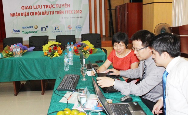 Khuất Duy Lợi - Hai Bà Trưng, Hà Nội Kính gửi ông Trần Trọng Hiếu, Là người đứng đầu DN niêm yết trên HNX, nhưng giá cổ phiếu giờ chỉ còn nửa mệnh giá, theo ông, lý do là vì hiệu quả Công ty chưa cao hay vì yếu tố thị trường? Ông sẽ làm gì để cải thiện tình trạng này, giảm bớt lỗ cho cổ đông chúng tôi? Giá thấp có phải là cơ hội tốt để mua cổ phiếu chưa ông? Trân trọng cảm ơn Ông Trần Trọng Hiếu: Chào bạn Lợi! Tôi cho rằng, giá cổ phiếu IDJ bị giảm giá mạnh là do 3 nguyên nhân chính như sau: Thứ nhất, trong năm 2011 là một năm rất khó khăn và đây cũng là năm đầu tiên Công ty bị thua lỗ, điều này ảnh hưởng đến niềm tin của nhà đầu tư. Thứ hai, thị trường đã trải qua xu hướng giảm điểm và cổ phiếu IDJ cũng không phải là trường hợp ngoại lệ Thứ ba, xuất phát từ nguyên nhân chủ quan từ phía công ty, do Công ty chưa chú trọng đến việc công bố thông tin nên nhà đầu tư trên TTCK chưa có nhiều thông tin để đánh giá đúng giá trị cổ phiếu. Để cải thiện tình trạng này, Ban lãnh đạo đã nỗ lực cao trong việc kinh doanh. Cụ thể, Công ty sẽ cắt giảm các hoạt động không mang lại nhiều lợi nhuận cho Công ty, và tập trung vào những mảng đầu tư hiệu quả, đồng thời cắt giảm những chi phí không cần thiết để nâng cao hiệu quả hoạt động cho DN. Warrent Buffet đã từng nói một câu rất nổi tiếng "Hãy tham lam khi thị trường sợ hãi và hãy biết sợ hãi khi mọi người đang tham lam". Còn nhìn lại lịch sử, sự giàu có của nhà tỷ phú Lý Gia Thành, chúng ta có thể thấy khối lượng tài sản khổng lồ mà ông có được là do ông đầu tư vào thời điểm thị trường rất xấu, và khi thị trường hồi phục thì tài sản của ông đã được nhân lên rất nhiều lần. Nói vậy để bạn tham khảo thêm, còn quyết định, lựa chọn cổ phiếu nào để đầu tư lại phụ thuộc vào từng mã cổ phiếu cụ thể. Vì trong thời kỳ khủng hoảng sẽ có sự phân hóa rệt giữa các cổ phiếu. Lê Hải Anh - Kim Giang, Hà Nội Chứng khoán Mỹ có câu nói “bán tháng 5 và đi chơi”. Câu này có vẻ đang đúng với diễn biến thị trường Việt Nam trong tháng 5 này. SHS có nhận định gì? Ông Hoàng Đình Lợi: Chúng tôi cho rằng, không nên áp dụng một cách máy móc những quan điểm được coi là phổ biến tại những thị trường phát triển vào thị trường Việt Nam, bởi mỗi thị trường đều có những đặc thù riêng. Minh - Hàng Trống, Hà Nội 1. Kính gửi ông Quyết. Là Chủ tịch HĐQT 1 DN thuộc lĩnh vực bất động sản, xin ông chia sẻ với NĐT quan điểm của mình về triển vọng thị trường bất động sản trong thời gian tới. Đây đã là thời điểm tốt nhất để mua nhà chưa? Ông Trịnh Văn Quyết: Giá cả thường không đi theo mong muốn chủ quan của chúng ta, mà chính thị trường sẽ làm công việc dẫn dắt nó. Nếu xét trong mối tương quan với giá vàng, giá USD và một số ngoại tệ khác, tỷ lệ lạm phát và sự mất giá của VND thì giá BĐS ở Việt Nam hiện nay đã trở về mức giá vốn. Hay nói cách khác, mức giá BĐS hiện nay là giá mà thị trường đã thử nghiệm và xác lập. Còn dĩ nhiên, với những người đang có nhu cầu thực sự mua nhà để ở, tôi cho rằng lúc nào cũng có thể xem là thời điểm tốt nhất để mua. Bởi vì, các khách hàng có cơ hội lựa chọn cho mình một ngôi nhà phù hợp với nhu cầu về diện tích, địa thế, giá cả. Khách hàng thậm chí có thể đàm phán giá dưới mức giá vốn với chủ đầu tư dự án có năng lực tài chính yếu kém. Với những diễn biến thị trường cũng như chuyển động từ các chính sách vĩ mô hiện nay, tôi cho rằng, xét về dài hạn, giá bất động sản sẽ có xu hướng đi lên. Trần Hoàng Mỹ Dung - Q.5, TP. HCM Quý I/2012, SHS đạt 40,5 tỷ đồng lợi nhuận trước thuế, nhưng đầu tháng 4, SHS có nghị quyết ĐHĐCĐ đề ra kế hoạch kinh doanh năm 2012 là 50,6 tỷ đồng lợi nhuận trước thuế. Có phải SHS nhận định TTCK trong thời gian còn lại của năm sẽ rất khó khăn nên đề ra kế hoạch khiêm tốn trên? SHS có dự kiến sẽ thay đổi kế hoạch kinh doanh 2012 hay không? Ông Hoàng Đình Lợi: Ông Hoàng Đình Lợi Tổng giám đốc SHS Kế hoạch kinh doanh năm 2012 được chúng tôi bắt đầu triển khai từ quý IV/2011 và được xây dựng dựa trên nguyên tắc thận trọng. Nguyên tắc này đã nhận được sự đồng thuận của HĐQT và cổ đông của Công ty. Do đó, mặc dù kết quả quý I/2012 đạt 40,5 tỷ đồng lợi nhuận trước thuế, nhưng kế hoạch lợi nhuận cả năm được ĐHCĐ thông qua vẫn là 50,6 tỷ đồng. Nếu tình hình kinh doanh quý II của SHS khả quan, đồng thời nếu thị trường sẽ có những tín hiệu khả quan cho hoạt động kinh doanh của Công ty trong các tháng cuối năm, thì chúng tôi có thể xem xét đề nghị ĐHCĐ điều chỉnh tăng kế hoạch lợi nhuận trước thuế năm 2012 của Công ty. Trần Bình Minh - Thanh Xuân, Hà Nội Chào chị Thuận, tôi thấy chị qua Tivi nhiều nhưng trong vai trò 1 nhà đồng hành cùng các chương trình an sinh xã hội, hay các sự kiện tầm cỡ như nhận các giải thưởng, danh hiệu cao quý… Hôm nay, trên Báo ĐTCK online, tôi lại được thấy chị với vị trí hoàn toàn khác, là chủ DN của cổ phiếu thuộc nhóm bluechips trên thị trường. Xin chúc mừng chị về tất cả những điều này. Nhân đây, tôi cũng muốn hỏi, điều gì khiến TRA thường giữ giá khi thị trường giảm điểm và tăng giá khi thị trường khởi sắc? Bà Vũ Thị Thuận: Trước hết, xin cảm ơn anh đã đánh giá cao các hoạt động của Traphaco vì trách nhiệm xã hội và sự đánh giá cổ phiếu TRA là một cổ phiếu blue-chip. Điều khiến cổ phiếu TRA giữ giá khi thị trường giảm điểm và tăng giá khi thị trường khởi sắc chính là nhà đầu tư đã hiểu giá trị của cổ phiếu TRA thông qua các công bố thông tin một cách công khai, minh bạch của Công ty cũng như sự phát triển của Traphaco theo hướng bền vững với những chiến lược phát triển rất rõ ràng và những nguồn lực được phát triển rõ nét. Có thể nói, TRA đã có được niềm tin của các nhà đầu tư. Nguyễn Thảo Nguyên - Nếu để so sánh BVH với PVI thì tôi thấy BVH vẫn giao dịch “được giá” hơn so với PVI trong khi PVI sở hữu các chỉ số đều không thua kém BVH, thậm chí giá trị sổ sách và tỷ suất lợi nhuận cao hơn BVH, nhưng thị giá chưa bằng 1/3 BVH. Chưa kể, PVI từng bán cho cổ đông chiến lược với giá 36.000 đồng/CP. Như vậy, có phải CP BVH đang “đắt”? Ông Hoàng Việt Hà: Ông Hoàng Việt Hà Giám đốc Khối Quản lý hoạt động kinh doanh Tập đoàn Bảo Việt Giá cổ phiếu phụ thuộc vào hai yếu tố: cung cầu thị trường và các giá trị nội tại của doanh nghiệp. Việc giá cổ phiếu rẻ hay đắt chúng tôi xin được không bình luận vì giá cổ phiếu hình thành trên thị trường dựa trên các đánh giá và quyết định của mỗi nhà đầu tư trên thị trường. Những đánh giá này dựa trên những sự phân tích về tình hình kinh tế vĩ mô, diễn biến của thị trường chứng khoán và phân tích hoạt động của doanh nghiệp. Việc phân tích hoạt động của doanh nghiệp không chỉ dừng lại ở việc đánh giá kết quả kinh doanh mà còn đánh giá triển vọng tăng trưởng của doanh nghiệp với các nội dung như chiến lược hoạt động, hệ thống mạng lưới và quy trình quản lý, hệ thống khách hàng, nguồn nhân lực, công tác quản trị, điều hành ... Do vậy nhà đầu tư sẽ cân nhắc đánh giá các yếu tố căn bản về doanh nghiệp và ra các quyết định đầu tư hợp lý của mình Trần Phương Dung - Thành phố Vinh, Nghệ An Tôi muốn đặt cho lãnh đạo IDJ hai câu hỏi: Thứ nhất, dự án văn phòng Charm Vit Tower do Tập đoàn Charmvit (Hàn Quốc) làm chủ đầu tư và IDJ độc quyền khai thác đến nay Công ty đã cho thuê hết diện tích chưa? Thứ hai, xin Ông cho biết kỳ vọng lợi nhuận của Công ty trong quý II/2012? Ông Trần Trọng Hiếu: Hiện này khu vực văn phòng cho thuê đã phủ kín gần hết. Chỉ còn 1.500 m2 dự kiến sẽ lấp đầy hết trong tháng 7/2012. Riêng khu vực Trung tâm thương mại vẫn còn trống khá nhiều. Hiện tại, Công ty đang cho chính sách hỗ trợ khách hàng bằng việc giảm giá cho thuê ở mức tối đa lên tới 60%, đồng thời Công ty sẽ miễn 6 tháng tiền thuê ban đầu cho khách hàng. Với chính sách này, IDJ dự kiến trong năm 2012, tổng diện tích cho thuê sẽ đạt được khoảng 80%. Liên quan đến lợi nhuận quý II/2012 như bạn vừa hỏi. Hiện chưa có con số cụ thể nhưng chung tôi tin tưởng lợi nhuận trong quý II/2012 sẽ cao hơn nhiều so với quý I/2012. Nguyễn Đức Long - Cống Vị, Ba Đình, Hà Nội Xin hỏi lãnh đạo IDJ Công ty có kế hoạch từ nay đến cuối năm sẽ bán thêm dự án nào, kỳ vọng của Công ty về lợi nhuận trong năm 2012? Cảm ơn! Ông Trần Trọng Hiếu: Ông Trần Trọng Hiếu Tổng Giám đốc IDJ Hiện nay IDJ đang sở hữu 1 số danh mục đầu tư khai thác tương đối tốt như sau: - Trường Hà Nội Academy - Khu vực văn phòng Charmvit - Khu vực TTTM Grand Plaza - Khu resort Hồng Dương Lương Sơn Hòa Bình – đầu tư gián tiếp qua công ty con - Dự án giáo dục trực tuyến của IDJ Technology Cả 5 danh mục đầu tư này đều đã hoàn tất quá trình đầu tư và đi vào khai thác. Công ty chưa có ý định chuyển nhượng bất kỳ danh mục đầu tư nào trong thời gian này vì HĐQT Công ty đánh giá đây chưa phải là thời điểm tốt để thực hiện chuyển nhượng bất kỳ danh mục đầu tư nào, mọi thứ đều rất "rẻ". Tuy nhiên, đối với dự án trường học Hà Nội Academy, hiện có rất nhiều đối tác muốn đầu tư vào thông qua hình thức mua cổ phần nhưng Công ty chưa có ý định bán. Dự án này đã mang lại cho Công ty một nguồn thu nhập ổn định qua các năm. Thực tế, hiện nay Trường đang vận hành rất tốt. Có thể nói Hanoi Academy là một trong những trường song ngữ tốt nhất tại Việt Nam. Trong năm 2012, chiến lược của IDJ là khai thác thật tốt các danh mục đã đầu tư và thu lợi nhuận bền vững. Kế hoạch lợi nhuận của công ty trong năm 2012 là 10% trên vốn điều lệ. Chiến lược quan trọng nhất trong thời kỳ khủng hoảng được Hội đồng quản trị đưa ra là bảo toàn được tài sản chứ không phải lợi nhuận là số 1. Nguyễn Bá Minh - Bắc Giang Sau khi trần lãi suất huy động được hạ xuống 13%, sau đó là 12%/năm, có nhiều nhận định rằng, bất động sản sẽ sớm hồi phục. Vì thế, cổ phiếu của các doanh nghiệp này đã tăng giá khá mạnh. Tuy nhiên, hiện lãi vay vẫn ở mức cao và các doanh nghiệp khó tiếp cận vốn. Trong bối cảnh hiện nay, SHS có nhận định gì về thị trường bất động sản nói chung, các doanh nghiệp bất động sản nói riêng? Ông Hoàng Đình Lợi: Chúng tôi nhận thấy việc hạ lãi suất huy động đang có xu hướng giảm trong thời gian tới là một dấu hiệu tích cực với nền kinh tế nói chung và lĩnh vực bất động sản nói riêng. Tuy nhiên, đánh giá mức độ hồi phục của thị trường bất động sản trước tín hiệu tích cực từ giảm lãi suất sẽ không thể nhanh chóng trong thời gian ngắn. Lý do: 1) tín dụng cho bất động sản sẽ vẫn không nằm trong khu vực được khuyến khích. 2) nhiều ngân hàng không mặn mà với việc cho vay bất động sản, do lo lắng nợ xấu gia tăng. 3) lượng hàng tồn kho các DN bất động sản đang ở mức cao và sức ép giải phóng hàng tồn kho là rất lớn. Do đó, chúng tôi cho rằng, nhiều DN bất động sản trong năm 2012 vẫn còn gặp khó khăn và lợi nhuận dự báo sẽ ở mức thấp. Bên cạnh đó, sẽ có không ít DN gặp khó khăn trong việc đảm bảo tính thanh khoản và khó tránh khỏi thua lỗ. money_89@gmail.com - Xin lãnh đạo HAPACO đưa ra dự kiến về mức lợi nhuận mà Tập đoàn đạt được tính đến hết quý II/2012? Ông Vũ Xuân Cường: Dự kiến lợi nhuận quý II/2012 của HAPACO là khoảng 4 tỷ đồng. Phần lợi nhuận này chủ yếu đến từ khu vực sản xuất. Cùng với diễn biến vĩ mô đang tốt dần, lãi suất giảm thêm, chúng tôi tin tưởng hoạt động kinh doanh của HAPACO trong 6 tháng cuối năm sẽ tiếp tục tốt hơn. Lê Song Thao - Việt Trì, Phú Thọ Theo SHS, cổ phiếu thuộc những lĩnh vực nào đáng để đầu tư trong năm nay? Ông Hoàng Đình Lợi: Chúng tôi cho rằng, những lĩnh vực đáng chú ý trong năm nay có ngành ngân hàng, cao su, thủy sản và một số DN trong lĩnh vực nông sản. Đây là những lĩnh vực có triển vọng khả quan hơn trong năm 2012. Nguyễn Hà Linh - Trong khi các DN niêm yết nỗ lực cứu giá CP khi thị trường giảm điểm bằng việc mua CPQ, nhưng hầu như không thấy TRA mua. Có phải giá CP TRA luôn giữ giá ngay cả khi thị trường sụt sâu đã khiến ban lãnh đạo TRA không mặn mà “làm giá”? Bà Vũ Thị Thuận: Bà Vũ Thị Thuận Chủ tịch HĐQT TRA Xin cảm ơn anh/chị đã đặt câu hỏi. Quan điểm của Ban lãnh đạo Traphaco là không bao giờ "làm giá" cổ phiếu TRA. Bởi vì, giá của cổ phiếu là do thị trường và các nhà đầu tư quyết định. Trong những năm gần đây, Traphaco không mua cổ phiếu quỹ vì Công ty tập trung nguồn lực cho việc xây dựng các giá trị như: xây dựng thương hiệu, xây dựng, hoàn thiện các cơ sở sản xuất và dây chuyền công nghệ; phát triển hệ thống phân phối sâu rộng với một đội ngũ nhân viên chuyên nghiệp... Giá trị của cổ phiếu TRA sẽ được tăng cường bởi những giá trị hữu hình và vô hinh của Công ty. Hiện nay, Traphaco được đánh giá là thương hiệu nổi tiếng, chúng tôi đã có một chuỗi giá trị từ nghiên cứu, sản xuất, đến thị trường. Trong những năm qua, doanh thu và lợi nhuận của Công ty đều tăng trưởng. Năm 2011, Traphaco đứng thứ hai về doanh thu và lợi nhuận trong nhóm các doanh nghiệp niêm yết trên thị trường chứng khoán. Đặng Khôi Nguyên - Chiến lược kinh doanh của BVH giai đoạn 2012-2013 là chuyển đổi mô hình kinh doanh, trong đó triển khai cung cấp các sản phẩm dịch vụ tài chính kết hợp. Chiến lược này đang được thực hiện ra sao? Ông Hoàng Việt Hà: Ngay từ sau cổ phần hóa tháng 10/2007, Bảo Việt phát triển theo mô hình tập đoàn tài chính bảo hiểm dựa trên ba trụ cột là bảo hiểm, đầu tư và dịch vụ tài chính trong đó có ngân hàng, chứng khoán, quản lý bất động sản. Lợi thế của mô hình tập đoàn là tiết giảm chi phí, nâng cao hiệu quả sử dụng vốn và bán chéo sản phẩm. Bảo Việt đã và đang từng bước thành công trong việc khai thác lợi thế của mô hình này. Trong những năm gần đây, Bảo Việt củng cố nền tảng “Một Bảo Việt - Một nền tảng mới” thông qua hoàn thiện mô hình quản trị theo thông lệ quốc tế, kiện toàn công tác quản lý tài chính, minh bạch hóa thông tin, đẩy mạnh hoạt động kiểm toán nội bộ, hoạt động quản lý rủi ro, tiếp tục hoàn thiện cơ sở hạ tầng công nghệ thông tin theo hướng tập trung, đầu tư phát triển nguồn nhân lực và đẩy mạnh phát triển thương hiệu. Về chuyển đổi mô hình kinh doanh, Bảo Việt cũng chuyển đổi mô hình kinh doanh theo hướng quản lý tập trung, hoạt động theo hướng chuyên môn hoá nhằm nâng cao năng suất cũng như tính chuyên nghiệp trong dịch vụ khách hàng. Song song với các giải pháp nền tảng, chúng tôi tập trung đẩy mạnh phát triển các sản phẩm tài chính-bảo hiểm kết hợp đáp ứng nhu cầu tài chính đa dạng của khách hàng, tăng cường bán chéo sản phẩm giữa các đơn vị kinh doanh bảo hiểm, giữa bảo hiểm và ngân hàng, và đẩy mạnh hợp tác nội bộ Tập đoàn trong sử dụng và tối ưu hóa nguồn vốn, hợp tác chiến lược phát triển kinh doanh giữa các đơn vị. Nguyễn Thu Hương - Quận 1, Tp.HCM Thưa ông Quyết, đối với các DN bất động sản nói chung, FLC nói riêng, khó khăn lớn nhất giai đoạn này là gì? Ông Trịnh Văn Quyết: Ông Trịnh Văn Quyết Chủ tịch HĐQT FLC Khó khăn lớn nhất đối với các DN bất động sản hiện nay chính là thanh khoản kém của thị trường bất động sản. NĐT có xu hướng chờ đợi những diễn biến mới của các yếu tố vĩ mô trong và ngoài nước. Hiện tại, các điều hành chính sách vĩ mô mới trong giai đoạn đầu của việc tái xác lập sự ổn định và phát triển nền kinh tế. Vốn FDI mới vào Việt Nam không đạt được mức độ như kỳ vọng. Trong bối cảnh này, hàng tồn kho của chuỗi các DN trong giá trị bất động sản bị tăng lên, dẫn đến thanh khoản hệ thống sụt giảm. Từ đó, nguồn vốn cho kinh doanh sẽ dần cạn kiệt, đẩy khó khăn tài chính cho nhóm DN này tăng lên. Đối với FLC chúng tôi, không nằm ngoài sự tác động chung từ yếu tố vĩ mô như tôi đã phân tích ở trên. Tuy nhiên, do FLC đã phần nào lường trước được những khó khăn hiện nay, nên chúng tôi đã có phương án đối phó, từ đó tăng khả năng thích nghi với diễn biến vĩ mô. Chính vì vậy, suốt thời gian qua, FLC đã kiểm soát dòng tiền tốt, tránh được nguy cơ mất thanh khoản như một số DN bất động sản khác. Tường Tâm - Cầu GIấy Gửi ông Vũ Xuân Cường, HAPACO: HAPACO từng là DN niêm yết đầu tiên trên TTCK, nhưng nay giá cổ phiếu xuống quá thấp. Tôi là cổ đông từ lâu của Công ty và xin hỏi ông rằng, liệu khả năng Công ty phát triển trở lại có nhiều không? Ông sẽ làm gì để HAPACO trở lại vị trí dẫn đầu ngành sản xuất giấy và cổ phiếu ở mức giá 3, 4 chấm trên thị trường? Ông Vũ Xuân Cường: HAPACO là Công ty đa ngành. Lĩnh vực sản xuất vẫn duy trì ổn định và phát triển tốt. Vì mục tiêu phát triển mở rộng của Công ty, nên chúng tôi mở rộng lĩnh vực đầu tư vào một số ngành nghề mới. Đây là những lĩnh vực đầu tư cho dài hạn, nên không thể mang lại lợi nhuận trong ngắn hạn. Những nhà đầu tư dài hạn nên nhìn về giá trị tương lai của HAPACO để đưa ra quyết định hợp lý. Về dài hạn, HAPACO tin tưởng sẽ đảm bảo khả năng phát triển tốt và bền vững, nhất là khi các dự án lớn mà Công ty đang đầu tư đưa vào khai thác. Trung Hưng - Hà Đông Xin hỏi ông Trịnh Hoài Giang, Tôi ấn tượng về ông khi đọc bài viết số Tết Báo Đầu tư Chứng khoán. Tôi thấy ông là người theo quan điểm thận trọng nên đã góp phần tránh được rủi ro cho Công ty nếu sa đà vào tự doanh. Tôi xin hỏi ông một số câu: 1. Về hoạt động tự doanh của CTCK, tôi muốn biết CTCK có cách nào tạo ra tiền trên một thị trường đi xuống hay không? 2. Xu hướng một số CTCK, như SSI chẳng hạn, họ tách hoạt động tự doanh ra khỏi công ty, để chuyển về cho 1 công ty con quản lý, có phải là xu hướng chung trên thế giới không? Liệu tách như vậy có đảm bảo tính độc lập và bảo về quyền lợi của nhà đầu tư không? Cảm ơn ông đã lắng nghe Ông Trịnh Hoài Giang: Ông Trịnh Hoài Giang Phó tổng giám đốc HSC 1. Trên thị trường chứng khoán Việt Nam, cách duy nhất để tạo tiền trong thị trường chứng khoán đi xuống là bán hết cổ phiếu và đầu tư vào trái phiếu và thị trường tiền tệ như HSC đã làm trong năm 2011. Theo quy định hiện hành của Việt Nam, không thể vay chứng khoán để bán hoặc dùng hợp đồng tương lai để phòng vệ rủi ro và thị trường cũng chưa có quyền chọn mua hoặc quyền chọn bán. Cách mà HSC làm trong năm vừa qua là đầu tư vào thị trường tiền tệ với lãi suất gần như cao nhất thế giới xấp xỉ 18 - 21%. VN Index xuống khoảng 30% nhưng năm vừa qua HSC vẫn có lợi nhuận khoảng 20% cho danh mục đầu tư của mình. 2. Việc tách hoạt động tự doanh ra khỏi công ty chứng khoán cho một công ty con quản lý trên thế giới có nơi làm có nơi không làm, tùy theo chính sách của từng công ty, nhưng đây không phải xu hướng chung. Gần đây ở Mỹ , Ủy ban Chứng khoán cũng như cơ quan chức năng khác muốn hạn chế hoạt động tự doanh tại các ngân hàng đầu tư và công ty chứng khoán. Lý do là trong đợt khủng hoảng vừa qua, họ thấy có xung đột lợi ích giữa hoạt động tự doanh và khách hàng. Ở Việt Nam, hoạt động tư doanh của công ty chứng khoán được tiến hành rất bình thường. Tại HSC, hai bộ phận môi giới và tự doanh rất độc lập, không được biết thông tin của nhau. Quy định này được thực hiện rất nghiêm ngặt. Hoàng Phương Dũng - Đống Đa, Hà Nội Gửi Tổng giám đốc HAPACO Tôi thấy cổ phiếu HAP giá hiện rất thấp, nên cũng quan tâm đầu tư. Xin hỏi ông, khó khăn lớn nhât của Công ty hiện nay là gì? Các ông có giải pháp gì để vượt qua những khó khăn đó? Ngành giấy đang chịu sự cạnh tranh rất gay gắt từ các sản phẩm nhập ngoại. Vậy HAPACO có định hướng mở rộng thị trường xuất khẩu không, thưa ông? Ông Vũ Xuân Cường: Ông Vũ Xuân Cường Tổng giám đốc HAP Hiện nay tôi không muốn nói về giá cổ phiếu cao thấp hay không, bởi có những công ty lỗ nhưng giá cổ phiếu vẫn tăng. Trong bối cảnh kinh tế hiện nay, Công ty cũng đang gặp những khó khăn nhất định. Có những sản phẩm tiêu thụ trong thị trường nội địa bị tồn đọng. Điều này nằm trong dự báo của Công ty. Nên Công ty tập trung thay đổi cơ cấu sản phảm. Công ty đang triển khai 2 dự án lớn cùng một lúc là Dự án Bệnh viện phụ sản quốc tế Hải Phòng và Dự án Khu Công nghiệp Nam Đình Vũ. Do đây là dự án dài hạn, trong ngắn hạn đang phải tăng vốn đầu tư, trong đó có vốn vay, đang phải lấy lãi của sản xuất để trả chi phí lãi vay triển khai dự 2 dự án. Tuy nhiên, về sản xuất, Công ty vẫn ổn định, không bị ảnh hưởng quá nhiều. Phần sản xuất hàng xuất khẩu vẫn tăng trưởng tốt. Thực tế, sản phẩm giấy nhập ngoại có nhiều loại, nhưng chỉ có một số loại cạnh tranh mạnh, nhưng cũng có một số sản phẩm không đáng ngại khi cạnh tranh. Với lượng giấy sản xuất nội địa, chúng tôi thay đổi cơ cấu sản phẩm, chuyển sang những sản phẩm ít cạnh tranh hơn và tập trung vào phân khúc khách hàng khác nhằm gia tăng tiêu thụ sản phẩm. Công ty đang liên tục mở rộng thị trường xuất khẩu. Các chủng loại giấy xuất khẩu của HAPACO đang chiếm thị phần 60%. Nguyễn Mạnh Hùng - Láng Hạ, Đống Đa, Hà Nội Trường Hanoi Academy do IDJ làm chủ đầu tư có hiệu quả không? Tỷ trọng doanh thu từ việc kinh doanh trường học của Công ty là như thế nào? Ông Trần Trọng Hiếu: Cảm ơn bạn đã quan tâm đến hoạt động đầu tư của IDJ, xin trả lời bạn như sau: Trường học là một trong những danh mục đầu tư tốt nhất của IDJ. Đây là một danh mục đầu tư bền vững bởi lĩnh vực này sẽ ổn định ngay cả trong thời kỳ khủng hoảng. Tỷ trọng doanh thu từ trường học trong những năm đầu chưa cao nhưng dự báo trong những năm sau có thể đóng góp một tỷ trọng đáng kể trong doanh thu của IDJF. Nguyễn Thanh Tú - Hải Phòng Tôi đang rất muốn đầu tư vào cổ phiếu HAPACO. Tuy nhiên, do tình hình tài chính có hạn, nên chỉ có thể đầu tư ngắn hạn khoảng 2-3 tháng. Lãnh đạo HAPACO có lời khuyên nào cho kế hoạch đầu tư này của tôi? Ông Vũ Xuân Cường: Tôi không phải là một nhà tư vấn đầu tư. Tuy nhiên, dưới góc độ điều hành doanh nghiệp, khó có thể có những yếu tố đột biến trong ngắn hạn như vậy để nhà đầu tư có lợi nhuận, trừ khi có một sự may mắn nào đó. Bùi Thị Thanh Thảo - Hai Bà Trưng, Hà Nội Xin hỏi đại diện SHS 2 câu: 1. Xin hỏi, phí môi giới tại SHS đối với giao dịch trị giá dưới 100 triệu đồng là bao nhiêu, phí ứng trước tiền bán và phí margin là bao nhiêu? 2. SHS có dịch vụ cho phép nhà đầu tư chuyển tiền trực tuyến từ tài khoản chứng khoán sang tài khoản ngân hàng hay không? Ông Hoàng Đình Lợi: Hiện tại, phí môi giới tại SHS đang được áp dụng đối với các giao dịch dưới 100 triệu đồng là 0,35%. Phí giao dịch qua Internet ưu đãi mức phí 0,18% đối với tất cả các giao dịch. Còn mức phí ứng trước tiền bán chứng khoán và phí margin được chúng tôi áp dụng linh hoạt tùy thuộc vào biến động về lãi suất cho vay trên thị trường. Chúng tôi luôn cố gắng tính toán để đảm bảo hài hòa quyền lợi của nhà đầu tư và SHS. Về câu hỏi thứ hai, hiện SHS cho phép khách hàng chuyển tiền trực tuyến từ tài khoản chứng khoán sang tối đa 3 tài khoản ngân hàng nhận chuyển khoản. Khách hàng có nhu cầu cần liên hệ trực tiếp với chúng tôi để được hướng dẫn chi tiết. Trần Trọng Minh - 213 Cách Mạng Tháng 8, TP. Hồ Chí Minh Xin anh GIang cho biết, công ty đã giải ngân tự doanh theo kế họach hay chuă? Triển vọng lợi nhuận quý 2 như thế nào? Thời điểm này trái phiếu có phải kênh đầu tư phù hợp hay không? Ông Trịnh Hoài Giang: Chúng tôi đã giải ngân theo kế hoạch. Có thời điểm cao nhất thì giá trị danh mục cổ phiếu niêm yết của Công ty lên đến 200 tỷ đồng và thấp nhất là gần như bằng 0. Lợi nhuận trước thuế quý II/2012 chúng tôi ước tính từ 100 đến 120 tỷ đồng. Đến nay là giữa quý II, Công ty đã đạt hơn 50% kế hoạch quý. Lũy kế đến hết tháng 4 đã được gần 50% kế hoạch lợi nhuận năm nay. Thời điểm này, tôi nghĩ trái phiếu chính phủ là kênh đầu tư tốt vì lãi suất vẫn tiếp tục giảm, dù khả năng lên giá của trái phiếu cũng không còn nhiều, nhưng rủi ro thấp. hung_otc@gmail.com.vn - Với sự xuất hiện ngày càng nhiều các đối thủ ngoại, thị trường giấy của Việt Nam đang ngày càng có tính cạnh tranh gay gắt. Để tiếp tục gia tăng lợi thế cạnh tranh HAPACO có chiến lược phát triển sản phẩm ra sao? HAPACO có định hướng tập trung vào phân khúc cụ thể nào nhằm tìm kiếm lợi nhuận bền vững? Ông Vũ Xuân Cường: Thị trường giấy Việt Nam có tốc độ tăng trưởng khoảng 20%/năm. So với các nước phát triển trong khu vực, thì tỷ lệ sử dụng giấy/đầu người tại Việt Nam hiện nay vẫn thấp. Vì vậy, hoạt động gia tăng đầu tư vào thị trường giấy Việt Nam là tất yếu. Tuy nhiên, trong thị trường rộng lớn, vẫn có những phân khúc khách hàng phù hợp, để HAPACO đầu tư và tìm kiếm lợi nhuận tại phân khúc khách hàng đó. Cụ thể là phân khúc nào, thì đây là bí mật kinh doanh của Công ty, nên chúng tôi không thể tiết lộ. Để có thể xác định được phân khúc khách hàng, HAPACO đã phải đầu tư nhiều công sức để nghiên cứu thị trường. Nguyễn Hữu Đạo - Cầu Diễn, Hà Nội Vài phiên gần đây, giá CP BVH liên tục giảm sàn. Xin hỏi, anh Hà, hoạt động kinh doanh của BVH vẫn ổn? Quý II, BVH đặt kế hoạch lợi nhuận bao nhiêu? Ông Hoàng Việt Hà: Về hoạt động kinh doanh của Bảo Việt 4 tháng đầu năm vẫn ổn định theo kế hoạch đã đề ra. Mặc dù nền kinh tế gặp nhiều khó khăn, tăng trưởng GDP chỉ đạt mức khoảng 4%, tuy nhiên thị trường bảo hiểm vẫn tăng trưởng ở mức 19%. Bảo hiểm là lĩnh vực cốt lõi của Bảo Việt vẫn đạt tốc độ tăng trưởng khoảng 19,2% (tính đến hết quý I/2012). Thị trường chứng khoán hồi phục mạnh giúp hoàn nhập dự phòng cho lĩnh vực đầu tư của Bảo Việt. Kết quả kinh doanh của tập đoàn nhìn chung là khá khả quan. Về doanh thu, tổng doanh thu hợp nhất toàn Tập đoàn quý I/2012 ước đạt 3.974 tỷ, đạt 22,6% so với kế hoạch 2012, tăng 18,1% so với cùng kỳ năm 2011. Doanh thu Công ty mẹ ước đạt 283 tỷ đồng, bằng 87,3% cùng kỳ năm trước. Về lợi nhuận trước thuế hợp nhất, quý I toàn Tập đoàn đạt 626 tỷ đồng, tăng trưởng 81% so với cùng kỳ năm trước, đặc biệt, LNTT Công ty mẹ đạt 458 tỷ đồng, tăng trưởng 99,4% so với cùng kỳ năm trước, do được hoàn nhập dự phòng trong quý I. Lê Minh - NĐT Hà Nội Tôi nghe nói các công ty chứng khoán có kế hoạch triển khai dịch vụ cho phép nhà đầu tư đặt lệnh trực tuyến qua điện thoại di động. SHS có kế hoạch này không, bao giờ triển khai, sử dụng như thế nào? Ông Hoàng Đình Lợi: Hiện tại, SHS đang thí điểm cho nhà đầu tư sử dụng điện thoại di động thông minh (smart phone) có trình duyệt web Internet explorer đặt lệnh thông qua địa chỉ online.shs.com. Ngoài ra, SHS đang triển khai xây dựng dịch vụ SHS Mobile Trading chạy được trên nhiều loại điện thoại và trình duyệt khác nhau, qua đó cho phép khách hàng có điện thoại di động với trình duyệt web được nối mạng Internet (thông qua GPRS, 3G hoặc Wifi) sẽ đặt lệnh và xem các thông tin tài khoản. Dự kiến, đầu quý III, SHS sẽ đưa dịch vụ này vào sử dụng rộng rãi. Trần Ngọc Mai - Quận Bình Thạnh, TP. HCM Tôi là người đã mua cổ phiếu IDJ ở mức giá 18.000, ngay trước thời điểm Công ty chuẩn bị lên sàn, đến nay mặc dù cổ phiếu của Công ty đã giảm nhiều nhưng tôi vẫn đang nắm giữ. Xin lãnh đạo Công ty có thể tư vấn cho tôi nên giữ hay bán? Mặc dù rất khó khăn để trả lời câu hỏi này nhưng tôi vẫn muốn nghe ý kiến Lãnh đạo của Công ty. Ông Trần Trọng Hiếu: Xin cảm ơn chị đã quan tâm và tin tưởng vào Công ty. Giá mua của chị ở thời điểm đó chắc phải được chia lợi nhuận trên 50% và quyền mua thêm cổ phiếu lúc đó? Tuy nhiên, kể cả chị được chia cổ tức và được quyền mua cổ phiếu thêm thì tính đến thời điểm này vẫn lỗ. Song tôi cho rằng, cổ phiếu IDJ bị điều chỉnh là theo xu hướng chung của thị trường. Tôi không dám khuyên chị nên bán hay nên giữ vì điều này còn tùy thuộc vào chiến lược của chị là nhà đầu tư dài hạn hay nhà đầu tư ngắn hạn? Tôi xin được chia sẻ với chị và các cổ đông của IDJ một số thông tin sau: Hiện có khoảng 52% cổ đông của IDJ là nhà đầu tư dài hạn. Giá lên hay xuống gần như họ không quan tâm, năm trước đại hội cổ đông vẫn thấy tên họ với số lượng cổ phiếu như vậy và năm nay vẫn thế. Họ chỉ đầu tư để nhận cổ tức và chỉ bán khi cần tiền hoặc giá bán cổ phiếu cực kỳ có lợi. Khoảng 48% cổ đông của IDJ là các nhà đầu tư ngắn hạn. Chiến lược của họ sẽ là mua vùng giá thấp, bán vùng giá cao. Khi cổ phiếu đi xuống thì họ mua thêm cổ phiếu giá thấp để bình quân hóa giá mua được rẻ hơn. Để trở thành các nhà đầu tư ngắn hạn thì phải thường xuyên theo dõi thị trường và có những thao tác phù hợp từng thời kỳ khác nhau. Một thông tin để chị yên tâm: IDJ vẫn là một công ty được đánh giá cao về triển vọng phát triển và cơ cấu tài chính tốt. Tỷ lệ nợ của Công ty là 13,9%/vốn điều lệ. Một tỷ lệ lý tưởng trong thời kỳ khủng hoảng. Công ty bắt đầu có lãi trở lại từ quý I năm 2012. Chúc chị có được quyết định sáng suốt phù hợp với hoàn cảnh của mình. Lê Hoàng Lan - Định Công, Hà Nội Xin hỏi lãnh đạo IDJ. Kế hoạch tái cấu trúc quản trị Trung tâm thương mại Grand Plaza trong năm 2012 sẽ được thực hiện như thế nào? Xin cảm ơn! Ông Trần Trọng Hiếu: Hiện nay, Trung tâm thương mại Grand Plaza đã thực hiện xong phần thiết kế và thi công lại nội thất tầng 1 và đang có chiến lược thu hút khách thuê với nhiều ưu đãi đặc biệt. Năm nay để phục vụ cho mục tiêu lấp đầy diện tích thuê của TTTM, Công ty sẽ chi một khoản ngân sách cho hoạt động Marketing. Như đã nói ở trên, mục tiêu phấn đấu là lấp đầy 80% diện tích từ nay đến cuối năm 2012. Đồng thời, sẽ biến Grand Plaza trở thành một điểm vui chơi giải trí, ăn uống, mua sắm lý tưởng tại thủ đô Hà Nội, xứng đáng với tầm vóc của chính nó. Nguyễn Duy Đông - TP Hồ Chí Minh Chúng tôi là 1 quỹ đầu tư nước ngoài. Tôi biết TRA đang có 1 cổ đông chiến lược duy nhất là Mekong Capital. Liệu TRA có ý định lựa chọn thêm cổ đông chiến lược thứ 2 hay không? Trong khi có DN lựa chọn cổ đông chiến lược là đối tác hoạt động trong cũng lĩnh vực hỗ trợ cho hoạt động sản xuất kinh doanh thì tại TRA, cổ đông chiến lược lại là 1 quỹ đầu tư. Đến thời điểm này, bà có nghĩ TRA đã chọn đúng người? Bà Vũ Thị Thuận: Cuối năm 2007, Traphaco thực hiện IPO, Mekong Capital đã trở thành cổ đông chiến lược của chúng tôi. Từ chỗ sở hữu 5% cổ phần, hiện nay, đối tác này đã sở hữu 24,9% và họ vẫn muốn là cổ đông chiến lược của Traphaco với việc cử người tham gia vào Hội đồng quản trị. Tuy nhiên, vì Mekong Capital là một quỹ đầu tư, theo chúng tôi, đến một lúc nào đó, họ sẽ thoái vốn khỏi Traphaco. Chúng tôi luôn mong muốn có một cổ đông chiến lược nước ngoài là đối tác hoạt động trong lĩnh vực dược. Còn thời điểm này, Mekong Capital vẫn tích cực tham gia với Công ty trong lĩnh vực quản trị doanh nghiệp và tiếp cận với các nhà đầu tư nước ngoài. Khi Mekong Capital có ý định tăng vốn lên trên 25%, chúng tôi cũng đã đề nghị họ, khi thoái vốn khỏi Traphaco, phải tìm được một đối tác hoạt động trong lĩnh vực dược mua lại cổ phần của Mekong Capital tại Traphaco. dautugiatri@gmail.com.vn - TPHCM Được biết, HAPACO đang đẩy nhanh tiến độ thành lập Công ty sản xuất Bột giấy tại Lào Cai. Đề nghị lãnh đạo HAPACO cho biết, bao giờ Công ty này sẽ chính thức đi vào hoạt động và điều này dự kiến sẽ đóng vào doanh thu và lợi nhuận của Tập đoàn ra sao? Ông Vũ Xuân Cường: Hiện nay HAPACO đang hoàn tất thủ tục với Sở KH&ĐT Lào Cai để thành lập Công ty. Theo dự kiến, cuối tháng 7/2012 thì Công ty sản xuất Bột giấy Lào Cai có thể đi vào hoạt động. Theo thiết kế, nhà máy có công suất 10.000 tấn bột giấy/năm, chia làm 2 giai đoạn. Giai đoạn 1 từ năm 2012-2013, Công ty sẽ duy trì sản lượng 5.000 tấn/năm. Giai đoạn 2 từ sau năm 2013 sẽ phấn đấu đạt đủ công suất. Với sản lượng như vậy, giá trị xuất khẩu của Công ty dự kiến sẽ tăng thêm từ 3-4 triệu USD/năm. Nguyễn Xuân Long - Xếp hạng năng lực tài chính từ Tổ chức quốc tế A.M.Best đang được BVH triển khai đến đâu? Là tập đoàn sở hữu nhiều công ty con hoạt động trong cùng lĩnh vực tài chính, thách thức lớn nhất của BVH trong rating là gì? Ông Hoàng Việt Hà: Hiện tại, Tập đoàn Bảo Việt đang thực hiện đánh giá hệ số tín nhiệm quốc tế. Để được xếp hạng, chúng tôi cần phải chuẩn bị rất nhiều công việc liên quan. Mục đích của việc triển khai này là nhằm rà soát đánh giá năng lực nội tại của doanh nghiệp và hoàn thiện, nâng cao hiệu quả quản trị doanh nghiệp. Chúng tôi đã được một đơn vị quốc tế tư vấn và chuyển giao công nghệ về triển khai các phần việc liên quan tới xếp hạng năng lực tài chính. Đồng thời, chúng tôi cũng thực hiện các phần việc liên quan tới đánh giá năng lực tài chính, hoàn thiện qui chế, qui định quản lý của Bảo Việt. Để chuẩn bị cho xếp hạng, chúng tôi cũng đã chủ động thực hiện báo cáo tài chính theo chuẩn mực kế toán Việt Nam (VAS) và chuẩn mực kế toán quốc tế (IFRS). Trong quá trình thực hiện, chúng tôi chưa gặp phải thách thức đáng kể nào. Sau khi hoàn tất, Bảo Việt sẽ có công bố chính thức kết quả đánh giá xếp hạng tín nhiệm. Ngô Nguyệt Minh - Nguyễn Sơn, Gia Lâm, Hà Nội Là một trong những người giàu nhất sàn chứng khoán, xin các ông chia sẻ thú tiêu tiền của mình? Ông Trịnh Văn Quyết: Sở thích của tôi là làm việc chứ không phải là thích tiêu tiền. Là một doanh nhân, tôi hiểu rõ giá trị của đồng tiền và sự khó khăn để kiếm đồng tiền chính đáng. Do đó, tôi rất quan tâm đến công tác an sinh xã hội, và việc hỗ trợ thực hiện công tác từ thiện đã trở thành niềm đam mê của bản thân tôi. Trong thời gian vừa qua, cá nhân tôi và toàn thể cán bộ, nhân viên Tập đoàn FLC và Công ty luật SMiC đã thực hiện nhiều dự án và chương trình hỗ trợ từ thiện cho nhiều cá nhân tập thể. Bên cạnh việc mở rộng quy mô hoạt động kinh doanh, cũng như thực hiện các chiến lược phát triển, năm 2012 cũng là năm Tập đoàn FLC hướng tới xây dựng một FLC vì cộng đồng. Cam kết này đã được ban lãnh đạo cũng như toàn thể cán bộ nhân viên Tập đoàn FLC hưởng ứng qua hàng loạt các hoạt động xã hội cụ thể và thiết thực. Lê Minh Tâm - Năm nay, HAPACO có kế hoạch phát hành 100 tỷ đồng trái phiếu chuyển đổi để tài trợ cho Dự án Bệnh viên phụ sản quốc tế Hải Phòng theo hình thức phát hành riêng lẻ. Đến thời điểm này, HAPACO đã có trong tay danh sách những đối tác phát hành tiềm năng chưa, họ đã dự định mua bao nhiêu chưa. Dự kiến bao giờ HAPACO sẽ triển khai kế hoạch phát hành này? Ông Vũ Xuân Cường: Trong ĐHCĐ thường niên năm 2012, HAPACO đã xin phép ĐHCĐ kế hoạch phát hành 100 tỷ đồng trái phiếu chuyển đổi để tài trợ cho Dự án Bệnh viện phụ sản quốc tế Hải Phòng, nhằm làm cơ cấu vốn vay đầu tư cho dự án này. Đến thời điểm hiện nay, đã có 6 cổ đông lớn của HAPACO và 2 nhà đầu tư nước ngoài rất quan tâm đến đợt phát hành này. HAPACO đang trong quá trình thương thảo. Theo kế hoạch, HAPACO sẽ phát hành trái phiếu vào cuối quý III/2012 nếu điều kiện thuận lợi. ngocthuy - TPHCM Gởi ông Trịnh Hoài Giang, Phó Tổng giám đốc CTCK HSC Các CTCK đang và còn hoạt động trong môi trường có nhiều thay đổi về luật lệ, chính sách tác động trực tiếp đến CTCK. Theo anh, HSC liệu có phải điều chỉnh nhiều không để thích nghi với những luật lệ mới? Những điều chỉnh về chính sách có được HSC đoán định và chuẩn bị từ trước không? HSC sẽ có lợi hơn hay khó khăn hơn khi các chính sách mới, liên quan đến hoạt động của CTCK chính thức áp dụng? Theo anh, tiềm năng phát triển của CTCK trong tương lai nhiều không?Vì sao? Ông Trịnh Hoài Giang: Chúng tôi có chuẩn bị cho thay đổi về chính sách và biến động mạnh trên thị trường. Trong những năm qua, HSC gần như không vay nợ do sự thất thường trong cung cấp vốn của ngân hàng. Chính vì vậy, HSC có hoạt động tương đối ổn định khi Ngân hàng Nhà nước siết chặt việc cho vay chứng khoán làm thị trường giảm mạnh trong năm vừa rồi. Chúng tôi cũng đã chuẩn bị hệ thống giao dịch và nguồn vốn cho giao dịch kỹ quỹ từ rất lâu trước khi Ủy ban Chứng khoán chính thức cho phép hoạt động này. Hiện nay, chúng tôi đã lập nhóm nghiên cứu để chuẩn bị cho giao dịch hợp đồng tương lai của chỉ số chứng khoán. Dù biết rằng sớm nhất cũng phải 2 năm nữa thì sản phẩm này mới được giao dịch. Chúng tôi cũng có kế hoạch tăng vốn và vay nợ để cho phù hợp với quy định mới ban hành của Bộ Tài chính mới đây đối với hoạt động của các công ty chứng khoán. Trước đây, biên độ biến động của thị trường quá lớn và thay đổi chính sách quá thất thường nên HSC cần "bộ đệm" tương đối dầy, đó là vốn chủ sở hữu đã lên đến 2.200 tỷ đồng tại thời điểm này. Trong tương lai, HSC cho phép dùng thêm nợ để tăng chỉ số ROE, bởi vì dự báo chính sách sẽ có xu hướng hỗ trợ nhiều hơn cho các hoạt động của công ty chứng khoán và điều hành chính sách cũng linh động và minh bạch hơn. Nguyễn Phương Anh - TRA vừa hoàn tất việc mua gần 25% CP tại Dược Đắc Lắc và sắp tới sẽ tăng dần tỷ lệ nắm giữ tại đây để trở thành cổ đông chiến lược nắm quyền chi phối. Bà có thể phân tích sự khác biệt về lợi ích mà TRA được hưởng tại 3 DN mà Công ty đang nắm quyền chi phối như Dược Đắc Lắc, CNC Traphaco (TRA nắm 51% vốn) và Traphaco Sapa (TRA nắm 100% vốn) để cổ đông được rõ hay không? Bà Vũ Thị Thuận: Việc Traphaco vừa trở thành cổ đông lớn của Công ty Dược Đắc Lắc là một hoạt động đầu tư trong chiến lược phát triển hệ thống phân phối của Traphaco cả về chiều rộng lẫn chiều sâu. Hệ thống phân phối của Traphaco hiện nay đã phát triển rộng khắp cả nước với sự tham gia của 30 đại lý và 12 chi nhánh và các công ty dược mà Traphaco có cổ phần. Năm 2011, Traphaco nâng tỷ lệ sở hữu tại Traphaco CNC lên 51% với mục đích tăng cường năng lực sản xuất vì, Traphaco CNC có nhà máy đạt tiêu chuẩn GMP-WHO đầu tiên trong cả nước đang cung ứng sản phẩm cho Traphaco (chiếm 60% doanh thu của Traphaco). Traphaco Sapa là một điểm trong chiến lược phát triển bền vững của Traphaco. Công ty này là nơi Traphaco nghiên cứu và phát triển vùng trồng nguyên liệu cho các nhà máy của Traphaco. Ba công ty trên chính là 3 điểm trong chuỗi giá trị của Traphaco: Nguồn nguyên liệu - Sản xuất - Phân phối sản phẩm. Đậu Bình Minh - Nam Đồng, Đống Đa, Hà Nội SHS gần đây thay đổi TGD không ít lần, xin hỏi anh Lợi có thấy áp lực khi ngồi trên ghế nóng, quan điểm điều hành của anh với công ty là gì? Ông Hoàng Đình Lợi: Theo tôi, mọi công việc đều có áp lực riêng. Với vị trí là tổng giám đốc của một CTCK trong giai đoạn hiện nay thì rõ ràng áp lực không phải là nhỏ. Tuy nhiên, quan điểm của tôi là biến những áp lực đó thành những hành động để giúp công ty vượt qua được những trở ngại, khó khăn và hoàn thành những mục tiêu mà HĐQT và ĐHCĐ giao phó. Quan điểm điều hành công ty của tôi là đảm bảo hiệu quả, an toàn, bền vững, mang lại lợi ích tối đa cho các cổ đông, tạo dựng môi trường làm việc chuyên nghiệp, năng động, cởi mở để người lao động được phát triển nghề nghiệp của mình và có những đóng góp tích cực cho sự phát triển của công ty. Thanh Thủy - Phường 25 quận Bình Thạnh HCMC An TRịnh Hòai GIang cho hỏi, VCB ảnh hưởng rất lớn đến chỉ số. Trong mấy phiên vuằ qua, VCB giảm do bị nước ngòai bán mạnh khiến các cổ phiếu khác giảm theo. Vậy em cần nhìn chỉ số nào để quyết định mua bán mà không bị ảnh hưởng nhiều bởi VCB, NHìn chỉ số Hà Nội chính xác hơn chăng? Ông Trịnh Hoài Giang: Bạn có thể tham khảo chỉ số VN Index 30. VCB là một thành phần của chỉ số VN Index 30. Phần cổ phiếu nắm giữ của cổ đông nhà nước không được tính vào trọng số tính VN Index 30. Tôi cũng thấy là chỉ số sàn Hà Nội không bị lệch nhiều như sàn HSX. Nên chỉ số HNX phản ánh sát hơn xu hướng chung của toàn thị trường. Hoàng Lan - Hà Nội Kính gửi ông Quyết, Là một luật sư, một Chủ tịch CTCK đang hoạt động, xin ông cho biết, quan điểm của ông về ranh giới giữa lỗi hành chính với tội hình sự trên TTCK là như thế nào? Tôi có theo dõi thông tin trên các báo, nhất là Báo ĐTCK, thấy chưa ai có quan điểm thuyết phục về vấn đề này cả. Xin cảm ơn ông Ông Trịnh Văn Quyết: Về vấn đề này, tôi cho rằng để trả lời đầy đủ nhất trong khuôn khổ buổi giao lưu ngày hôm nay là không dễ. Do đó, xin hẹn trả lời bạn trong một dịp gần nhất trên báo Đầu tư Chứng khoán. Tuy nhiên, quan điểm cá nhân tôi là: Không nên hình sự hóa các mối quan hệ kinh tế dân sự, nhất là trong một xã hội văn minh, tiến bộ như đất nước chúng ta đang xây dựng. Hoàng Hải - Tp.HCM Bảo Việt là 1 trong số các Tập đoàn Kinh tế nhà nước đang triển khai tái cấu trúc. Việc này được thực hiện đến đâu? Các vấn đề trọng tâm trong kế hoạch tái cấu trúc của Bảo Việt là gì? Ông Hoàng Việt Hà: Thực tế, so với các Tập đoàn nhà nước khác, Tập đoàn Bảo Việt đã thực hiện quá trình tái cấu trúc từ khi cổ phần hóa vào năm 2007 và đã cùng với cổ đông chiến lược HSBC tiến hành đổi mới trong các lĩnh vực thương hiệu, công nghệ, quản trị, tài chính, phát triển nguồn nhân lực. Để tiếp tục triển khai tái cấu trúc, tái cơ cấu nhằm nâng cao hiệu quả hoạt động. Năm 2012, HĐQT Tập đoàn Bảo Việt đã thành lập Ban chỉ đạo Đề án tái cấu trúc do Chủ tịch HĐQT Tập đoàn làm Trưởng Ban và thành lập Ban Quản lý Dự án tái cấu trúc Tập đoàn bảo Việt. Trên cơ sở nghiên cứu các yêu cầu, chủ trương của Chính phủ về tái cơ cấu các tập đoàn, tổng công ty nhà nước, kinh nghiệm quốc tế về tổ chức mô hình tập đoàn tài chính bảo hiểm, Ban Chỉ đạo Đề án tái cơ cấu Bảo Việt đã rà soát, đánh giá hiệu quả các lĩnh vực hoạt động của toàn Tập đoàn và đề xuất phương án tái cơ cấu của các đơn vị thành viên trình lên Chính phủ và Bộ Tài chính. Đề án tái cấu trúc của Bảo Việt tập trung chủ yếu vào các nội dung: Định hướng ngành nghề, chiến lược vốn và quản trị doanh nghiệp với mục tiêu tái cấu trúc là đổi mới hơn nữa quản trị doanh nghiệp để khai thác hiệp lực sức mạnh toàn tập đoàn nhằm tối đa hóa hiệu quả hoạt động và nâng cao năng lực cạnh tranh, phát triển thành tập đoàn tài chính-bảo hiểm hàng đầu tại Việt Nam, từng bước vươn ra thị trường khu vực. Nguyễn Như Đua - Đông Hưng, Thái Bình Năm 2012, FLC dự kiến chia cổ tức 15% vốn điều lệ. Đến thời điểm này, ông đánh giá sao về khả năng hoàn thành kế hoạch trên? Ông Trịnh Văn Quyết: Kế hoạch chia cổ tức tỷ lệ 15% vốn điều lệ bằng tiền mặt đã được ĐHCĐ thông qua từ đầu năm 2012, đến thời điểm này là hoàn toàn khả thi. Vũ Việt Hà - Quận Hoàng Mai, Hà Nội Cổ phiếu IDJ có tính thanh khoản rất tốt nhưng giá vẫn còn thấp. Là nhà đầu tư cá nhân, theo Ông Hiếu, tôi có nên đầu tư vào cổ phieu IDJ không? Ông Trần Trọng Hiếu: Tôi không có lời khuyên cụ thể là nhà đầu tư nên đầu tư vào một cổ phiếu nào, mà tôi xin chia sẻ khi đặt mình vào địa vị của một nhà đầu tư. Nếu muốn đầu tư vào một cổ phiếu nào, bạn nên cân nhắc các yếu tố sau: 1/ Cổ phiếu đó có tính thanh khoản không? Có nhiều nhà đầu tư quan tâm đến cổ phiếu đó không? 2/ Chất lượng tài sản của công ty đó đầu tư như thế nào? Có giá trị bền vững không? 3/ Tỷ lệ nợ/ vốn chủ có cao không? Có nằm trong ngưỡng an toàn không? 4/ Công ty có lợi nhuận không? Và triển vọng trong tương lai như thế nào? 5/ Ban lãnh đạo là ai? Họ có đáng tin cậy không? 6/ Giá cổ phiếu có nằm trong vùng hấp dẫn so với giá trị thực của công ty không? (Giá trị sổ sách và giá trị tài sản thực). Đây cũng là 6 tiêu chí quan trọng đối với tôi khi đầu tư bất cứ một cổ phiếu nào. Nếu Quý vị đồng ý 6 tiêu chí trên thì có thể đối chiếu các tiêu chí này với bất kỳ cổ phiếu nào khi ra quyết định đầu tư. NhatLam - 210 Đội cấn Thời gian vừa, FLC đã công bố một loạt dự án lớn về BĐS, với quy mô đầu tư hàng nghìn tỷ đồng. Tôi băn khoăn FLC sẽ làm gì để đủ khả năng tài chính triển khai các dự án đó? Ông Trịnh Văn Quyết: Là lãnh đạo một DN, nhất là DN niêm yết, chúng tôi luôn thận trọng trong việc xây dựng và công bố các kế hoạch kinh doanh của Công ty. Thời gian vừa qua, FLC đã công bố kế hoạch triển khai một số dự án lớn như: Dự án Green City ở Vĩnh Phúc; dự án FLC Tower ở Vĩnh Yên, Vĩnh Phúc; dự án Khu nghỉ dưỡng Hồ Cẩm Quỳ ở Ba Vì, Hà Nội; dự án bãi đậu xe thông minh ở Mỹ Đình, Hà Nội... Trong quá trình lập kế hoạch kinh doanh, chúng tôi đã phải cân nhắc rất kỹ về hiệu quả kinh doanh, khả năng tài chính cũng như các yếu tố liên quan đến vĩ mô khác. Về nguồn lực tài chính tài trợ cho các dự án, chúng tôi sẽ sử dụng nguồn vốn tự có, vốn hỗ trợ của các ngân hàng cũng như cam kết tài trợ vốn từ các đối tác khác. Nếu thị trường thuận lợi, việc phát hành trái phiếu huy động vốn cũng được FLC coi là một kênh huy động vốn cần được xem xét. Như đã trả lời câu trên, FLC không có dư nợ ngân hàng. Sau khi sáp nhập với FLC Land thì tổng số nợ của cả hệ thống ở dưới xấp xỉ 100 tỷ đồng, trong khi còn rất nhiều tài sản chưa được hạch toán theo giá thị trường. Chienthuatdautu - tphcm Tôi có 500 triệu đồng, hiện giờ lãi suất đã giảm xuống thấp và vàng cũng không còn hấp dẫn nữa. Tuy nhiên, thị trường chứng khoán hiện cũng xuống thê thảm quá, tôi không dám mạnh dạn đầu tư. Vì vậy, mong các chuyên gia cho tôi lời khuyên có nên tham gia vào thị trường ngay không? Cám ơn nhiều! Ông Hoàng Đình Lợi: Hiện tại, với quan điểm cá nhân của tôi, một số kênh đầu tư như: - Thứ nhất là vàng, có mức độ biến động mạnh và có xu hướng giảm giá gần đây, không thực sự hấp dẫn. - Thứ hai là USD, có mức biến động giá thấp, giữ ở mức ổn định sau một thời gian dài. - Thứ ba là bất động sản, chúng tôi đánh giá vẫn đang trong thời kỳ khó khăn và có xu hướng giảm giá tiếp. - Với kênh đầu tư chứng khoán, mức giá của nhiều cổ phiếu hiện tại được xem là hấp dẫn trong bối cảnh nền kinh tế vĩ mô trong nước đang có những tín hiệu tốt dần lên. Với đặc trưng của TTCK luôn có diễn biến báo trước diễn biến của nền kinh tế từ 6 - 9 tháng, chúng tôi cho rằng, xét về trung và dài hạn, hiện là cơ hội đầu tư cổ phiếu khi chọn được những doanh nghiệp có nền tảng cơ bản tốt và tình hình tài chính lành mạnh, được hưởng lợi từ các chính sách vĩ mô trong thời gian tới. Nhung - 163 Cầu Giấy Thưa ông Trịnh Văn Quyết, việc sáp nhập với FLC land để tăng vốn đã được ĐHCĐ thông qua. Vậy khi nào FLC hoàn thành việc sáp nhập này. Cổ đông FLC được gì sau sáp nhập? Ông Trịnh Văn Quyết: Theo kế hoạch, trong quý III/2012, FLC sẽ hoàn thành việc sáp nhập FLC land vào FLC. Hiện nay, chúng tôi đang thực hiện các thủ tục cần thiết theo quy định của pháp luật để hoàn thành kế hoạch sáp nhập trên như tinh thần của ĐHCĐ đã đề ra. Sau sáp nhập, chúng tôi kỳ vọng FLC sẽ tăng năng lực cạnh tranh thông qua việc tăng năng lực tài chính, tổng quy mô tài sản. Trong mấy năm vừa qua, lợi nhuận từ triển khai dự án FLC Landmark Tower chưa được hạch toán vào kết quả kinh doanh của FLC land. Chính vì vậy, việc sáp nhập này kỳ vọng sẽ làm tăng lợi nhuận cho FLC. Hiện tại Tập đoàn FLC hầu như không nợ ngân hàng. Sau khi sáp nhập với FLC Land thì tổng số nợ của cả hệ thống ở dưới mức 100 tỷ đồng. Trong khi đó, FLC còn nhiều tài sản chưa thực hiện bán, trong đó lượng lớn là diện tích sàn các tầng văn phòng và trung tâm thương mại của FLC Landmark Tower (đã hoàn thành trước kế hoạch 04 tháng). Khối tài sản cả ngàn tỷ đồng vẫn chưa được tính vào doanh thu, trong khi vay nợ thấp, do vậy tôi tự tin về kế hoạch đề ra. Đây là một trong những lý do khiến FLC đặt kế hoạch lãi sau thuế gần 300 tỷ đồng trong năm 2012 dù thị trường bất động sản vẫn còn nhiều khó khăn. Phạm Thuỷ Nguyên - Tôi được biết tại Dược Đắc Lắc, doanh thu lớn nhưng lợi nhuận còn chưa tương xứng (năm 2011, doanh thu gần 270 tỷ đồng; lợi nhuận 5 tỷ đồng). Với tư cách là cổ đông lớn tại Dược Đắc Lắc, TRA sẽ làm gì để gia tăng lợi nhuận tại đây và từ đó hưởng lợi ích tại Công ty này nhằm gia tăng lợi nhuận cho chính TRA? Bà Vũ Thị Thuận: Chúng tôi đã nghiên cứu hoạt động kinh doanh của Dược Đắc Lắc cũng như các giá trị của công ty này. Chúng tôi đã có bề dày hợp tác phân phối sản phẩm trên 10 năm. Với tư cách là cổ đông lớn tại Dược Đắc Lắc, chúng tôi có trách nhiệm gia tăng lợi nhuận tại đây bằng cách phát huy các lợi thế của nhau nhằm tăng trưởng doanh thu, tăng cường quản trị doanh nghiệp và khai thác mạnh mẽ thị trường Đắc Lắc nói riêng và Tây Nguyên nói chung. Ngoài phân phối sản phẩm dược phẩm, Traphaco là một thương hiệu số một về các sản phẩm đông dược. Dược Đắc Lắc cũng sẽ là đối tác phát triển vùng nguyên liệu tại Tây Nguyên cho Traphaco. Quan điểm kinh doanh của Traphaco là Thành tín, Đồng lợi và Cùng phát triển. Phí Lâm Nhi - BVH là tập đoàn tiên phong cam kết tiết giảm chi phí. Xin hỏi, đến thời điểm này, Tập đoàn đã tiết kiệm được bao nhiêu tiền trong tổng số tiền 145 tỷ đồng dự kiến cắt giảm được trong năm nay? Ông Hoàng Việt Hà: Hưởng ứng chủ trương chung của Chính phủ về tiết kiệm chi phí và kiềm chế lạm phát, Tập đoàn Bảo Việt cùng các đơn vị thành viên của Tập đoàn đã quán triệt thực hiện tiết kiệm tối đa chi phí. Các mục tiêu cụ thể: Tiết giảm 5-10% chi phí quản lý và nâng cao hiệu quả kinh doanh; Phấn đấu hoàn thành vượt mức kế hoạch kinh doanh năm 2012, tiết giảm chi phí nhưng vẫn đảm bảo hoàn thành kế hoạch doanh thu và lợi nhuận, đảm bảo mức chia cổ tức cho cổ đông là 12%; Chúng tôi đã thực hiện động bô các giải pháp về tuyên truyền, thi đua tiết kiệm chi phí, rà soát kế hoạch đầu tư, chi phí năm 2012, rà soát các định mức chi phí quản lý kinh doanh nhằm, triển khai tăng cường các biện pháp quản lý rủi ro đề phòng hạn chế tổn thất trong các lĩnh vực bảo hiểm, đầu tư… Tính đến nay, tổng chi phí quản lý Tập đoàn Bảo Việt đã tiết giảm trong quý I/2012 là 34 tỷ đồng, hoàn thành 23% kế hoạch. Số tiền này chưa bao gồm các tiết giảm chi phí trong lĩnh vực kinh doanh như triển khai hiệu quả các giải pháp đề phòng hạn chế tổn thất, tăng cường quản lý rủi ro...mà chúng tôi đã thực hiện được. Quan trọng hơn, phong trào này đã tạo ý thức tốt hơn cho cán bộ trong tiết kiệm và đề xuất các biện pháp tiết kiệm trong toàn hệ thống. Nguyễn Minh Tiến - Linh Đàm, Hà Nội CTCK TP.HCM là một trong những CTCK chiếm thị phần hàng đầu trong cung cấp dịch vụ cho nhà đầu tư nước ngoài. Xin ông Trịnh Hoài Giang, Phó Tổng giám đốc HSC chia sẻ chi tiết thông tin về vấn đề này. Điều gì khiến nhà đầu tư nước ngoài ưa chuộng HSC. Định hướng sắp tới của HSC trong phục vụ nhà đầu tư nước ngoài là gì? Ông Trịnh Hoài Giang: Việc khiến nhà đầu tư nước ngoài ưa chuộng HSC là sự kết hợp của nhiều yếu tố. Thứ nhất là chúng tôi có một đội ngũ phân tích tốt và dịch vụ tốt. Thứ hai là hệ thống công nghệ, hệ thống nhận lệnh và xử lý lệch tiên tiến. Thứ ba là sự tách biệt rất rõ ràng và nghiêm ngặt giữa hoạt động môi giới và hoạt động tư vấn tài chính doanh nghiệp và hoạt động tự doanh. Quan trọng là hoạt động quản trị rủi ro của HSC rất là tốt. Có thể xem đây là những thành phần chủ yếu và HSC sẽ tập trung tăng cường tất cả các thành phần này trong tương lai để phục vụ cho nhà đầu tư nước ngoài. Sắp tới sẽ có những sản phẩm mới được phép giao dịch. HSC đã có những đội phát triển các sản phẩm này giúp cho nhà đầu tư nước ngoài giao dịch dễ dàng hơn và phòng vệ được rủi ro khi đầu tư vào thị trường Việt Nam. Trần Xuân Đức - Hà Nội Được biết, quý I/2012 Công ty Cổ phần Cơ điện lạnh - REE (đơn vị hợp tác thực hiện dự án Tháp Tài chính) xin rút khỏi dự án và xin giải thể Công ty Cổ phần HAP-REE (đơn vị chủ đầu tư dự án). HAPACO đang tìm kiếm đối tác khác để tiếp tục triển khai dự án ra sao? Tại sao REE lại xin rút khỏi dự án, điều này khiến dự án triển khai chậm đến mức nào? Ông Vũ Xuân Cường: Vào năm 2008, HAPACO có chủ trương liên kết với CTCP Cơ điện lạnh (REE) để xây dựng Dự án Tháp Tài chính. HAPACO có quỹ đất thuận lợi, REE có kinh nghiệm trong triển khai các dự án này. Tuy nhiên, do chịu tác động tiêu cực của cuộc khủng hoảng tài chính 2008-2009, nên chúng tôi đã phải tạm dừng triển khai dự án. Đến năm 2011, tình hình kinh tế Việt Nam tiếp tục gặp khó khăn. Sau khi đánh giá khả năng thành công của Dự án, HAPACO quyết định dừng triển khai dự án, do thị trường cho thuế văn phòng gặp nhiều khó khăn. Trong tương lai, nếu tình hình kinh tế tốt lên, nhà đầu tư nước ngoài gia tăng đầu tư vào Hải Phòng, HAPACO sẽ xem xét kế hoạch khởi động lại dự án này. Nguyễn Song Linh - Phương Mai, Đống Đa, Hà Nội Gửi ông Trần Trọng Hiếu hiện tại, thị giá cổ phiếu IDJ chỉ bằng một nửa so với giá trị sổ sách của Công ty và bằng chỉ bằng 1/4 so với tổng tài sản của IDJ Ông Trần Trọng Hiếu: Đây là sự thật. Nếu quan sát trên thị trường bạn sẽ thấy, cơn sốt chứng khoán năm 2006 - 2007 đã đẩy giá cổ piếu của nhiều mã tăng đến 90 lần so với mệnh giá. Còn hiện nay, 70% các mã cổ phiếu trên sàn HNX có thị giá thấp hơn mệnh giá. Thử đặt một bài toán, để có một công ty mới bây giờ thì tối thiểu bạn phải góp vốn 10.000 đồng/cp. Để xây dựng được một công ty có lợi nhuận và đưa lên niêm yết trên sàn chứng khoán là cả một câu chuyện. Nhưng theo tôi, đó là quán tính của con lắc. Tức là một chiều bị đẩy quá cao thì chiều ngược lại cũng phải chịu một lực tác động gần tương ứng. Tuy nhiên, dù con lắc có lắc mạnh đến đâu thì thị trường vẫn có quy luật của nó: “Giá cả cuối cùng sẽ phải xoay quanh giá trị”. Chính vì vậy, trước hay sau thì giá thị trường sẽ quay về giá trị thực của từng cổ phiếu. Đinh Văn Khải - Thủ Đức, TP. HCM Những năm vừa qua, BVH nắm giữ lượng tiền lớn nhưng hiệu quả đầu tư tài chính của BVH chưa cao. Sắp tới BVH có biện pháp gì để nâng cao hiệu quả đầu tư tài chính? Ông Hoàng Việt Hà: Hiện chúng tôi đang tập trung các giải pháp: -Nâng cao hiệu quả hoạt động của các lĩnh vực đầu tư chiến lược nòng cốt thông qua chiến lược phân bổ nguồn lực tài chính và cải thiện quản trị rủi ro, tuân thủ, chiến lược, nhân sự, công nghệ thông tin cho các công ty thành viên hoạt động trong các lĩnh vực này (nhân thọ, phi nhân thọ, chứng khoán, BVBank). -Tập đoàn đã yêu cầu từng đơn vị rà soát, phân tích lại danh mục để đề xuất cơ cấu danh mục theo hướng thanh hoán các cổ phiếu lỗ để giảm chi phí trích lập dự phòng, bổ sung nguồn vốn cho đầu tư LSCĐ, chủ động cho cơ hội đầu tư mới vào các cổ phiếu đang có hiệu quả kinh doanh tốt để có ngay nguồn cổ tức cho các năm sau. -Đẩy mạnh công tác quản lý dự án thông qua hoàn thiện các quy trình, chính sách đầu tư; quản lý người đại diện vốn , đẩy mạnh chương trình khảo sát doanh nghiệp để Tập đoàn tham gia sâu hơn vào quá trình quản lý, điều hành của các dự án chi phối, nhằm nâng cao hiệu quả kinh doanh của doanh nghiệp đầu tư. -Tập trung quản lý rủi ro đầu tư, đặc biệt là rủi ro tích tụ qua cơ chế báo cáo (ALCO), định kỳ rà soát các quy định về QLRR. moigioiCK@yahoo.com.vn - Hải Phòng Đến thời điểm này, số vốn mà HAPACO đã giải ngân vào Dự án Khu Công nghiệp Nam Đình Vũ là bao nhiêu? Hoạt động xúc tiến đầu tư vào Khu công nghiệp này đang được triển khai ra sao? Ông Vũ Xuân Cường: Đến thời điểm này, số vốn mà HAPACO đã giải ngân vào Dự án Khu công nghiệp Nam Đình Vũ là trên 90 tỷ đồng. HAPACO đã kết thúc giai đoạn bồi thường, giải phóng mặt bằng. Hiện tại, HAPACO đang chờ thành phố cấp Giấy chứng nhận quyền sử dụng đất. Khu công nghiệp này có tổng diện tích 513 hecta, nằm ở gần Cảng nước sâu Lạch Huyện, sát mặt đường cao tốc 5B Hà Nội - Hải Phòng. Khu công nghiệp này nằm trong Khu kinh tế của Hải Phòng, nên các nhà đầu tư sẽ được hưởng ưu đãi khi đầu tư vào đây. Hiện nay, đang có một làn sóng nhà đầu tư Nhật Bản đến đầu tư sản xuất tại Việt Nam. Các nhà đầu tư Nhật Bản rất quan tâm đến khu công nghiệp do HAPACO làm chủ đầu tư do vị trí địa lý thuận lợi. Khoảng cuối quý III/2012, HAPACO sẽ bắt đầu triển khai kế hoạch xúc tiến đầu tư. Đối tượng khách hàng mà HAPACO hướng đến là nhà đầu tư Nhật Bản. Nguyễn Tiến Tùng - Phung Hưng, Hà Nội Tôi muốn mua cổ phiếu để hưởng cổ tức cao trong khoảng 2 năm. SHS có thể giới thiệu cho tôi một vài mã được không? Ông Hoàng Đình Lợi: Khi nhà đầu tư mua cổ phiếu để hưởng cổ tức, ngoài tỷ lệ cổ tức thì nên lựa chọn các DN có nền tảng cơ bản tốt, hoạt động kinh doanh có sự tăng trưởng qua các năm, dòng tiền tốt. Tuy nhiên, cũng nên lưu ý là một số công ty cũng có thể giữ lại không chia cổ tức hoặc chia cổ tức thấp để dành nguồn tiền nhằm tận dụng những cơ hội kinh doanh phát triển doanh nghiệp. Căn cứ vào kế hoạch năm 2012 đã được ĐHCĐ thông qua, một số doanh nghiệp có tỷ lệ trả cổ tức cao là ABT (50%), ACL (40%), CNG (35%). Hà Nhật Minh - Đọc báo ĐTCK, tôi được biết, TRA sắp tới sẽ mua CP tại 2-3 DN dược nữa. Không biết, kế hoạch này đang được triển khai ra sao? Bà Vũ Thị Thuận: Kế hoạch đầu tư vào một số công ty dược phân phối là một trong những nội dung của chiến lược phát triển hệ thống phân phối của Traphaco. Kế hoạch này sẽ được thực hiện khi hội đủ các điều kiện thuận lợi. Việc đầu tư này sẽ mang lại sự phát triển cho chúng tôi và đối tác. Chúng tôi vừa hoàn thành việc mua 24,5% cổ phần tại Dược Đắc Lắc. Kết quả này phản ảnh tính khả thi của kế hoạch nói trên. Lê Hoàng Anh - Chúng tôi là 1 quỹ đầu tư. Chúng tôi được biết SCIC hiện nắm tới 36% CP tại TRA. Qua những buổi làm việc với SCIC, bà có thấy SCIC có động tĩnh gì về việc thoái bớt vốn tại TRA hay không? Bà Vũ Thị Thuận: Trong quá trình thoái vốn của SCIC, Traphaco không có trong danh sách mà SCIC thoái vốn. Vì Traphaco được SCIC đánh giá là một trong những doanh nghiệp sản xuất kinh doanh hiệu quả. Bùi Hương Giang - Tôi khá ấn tượng với dòng chữ “Chúng tôi đang đổi thay và lớn mạnh từng ngày” trên trang nhất Báo cáo thường niên 2011 của BVH. Nhưng dường như hoạt động kinh doanh của 1 vài Công ty con của BVH, đơn cử như CTCK Bảo Việt lại có phần đi xuống. Chính sách hỗ trợ các Công ty con kinh doanh chưa có lãi của BVH thế nào? Xin hỏi, năm 2011 và quý I/2012, Công ty liên doanh Bảo hiểm Bảo Việt – Tokyo Marine kinh doanh có hiệu quả? Ông Hoàng Việt Hà: Thông điệp ‘Chúng tôi đang đổi thay và lớn mạnh từng ngày’ thể hiện sức mạnh và sự chuyển mình của Bảo Việt. Việc chuyền tải nội dung của thông điệp này vào hoạt động kinh doanh đã đem lại hiệu quả thiết thực: Hoạt động kinh doanh của năm 2011 của Tập đoàn Bảo Việt đạt kết quả khả quan toàn diện trên các lĩnh vực kinh doanh. Đối với riêng Công ty Chứng khoán Bảo Việt, mặc dù năm 2011 có nhiều khó khăn đối với các công ty chứng khoán, BVSC hiện là một trong 10 đơn vị có thị phần môi giới lớn nhất tại HOSE. Dịch vụ tư vấn M&A cũng là một thế mạnh của công ty. Trong năm 2011, Công ty đã vinh dự nhận giải thưởng “Nhà tư vấn M&A tiêu biểu năm 2010-2011”. Công ty cũng thành công trong việc tái cơ cấu danh mục đầu tư để giảm thiểu tác động của thị trường và tăng cường các hoạt động nghiên cứu các sản phẩm/dịch vụ mới, đầu tư công nghệ thông tin và tăng cường quản lý rủi ro. Tập đoàn Bảo Việt luôn hỗ trợ các đơn vị thành viên trong nâng cao năng lực quản trị, tăng cường quản trị rủi ro, xây dựng nền tảng công nghệ thông tin để phục vụ hoạt động kinh doanh của các đơn vị thành viên chuyên nghiệp và hiện đại hơn. Đồng thời, hỗ trợ đầu tư vốn để các công ty hoạt động hiệu quả và tăng cường năng lực cạnh tranh cũng như trong việc triển khai phát triển hoạt động dịch vụ ngân hàng đầu tư. Đối với liên doanh bảo hiểm Bảo Việt - Tokio Marine, hoạt động khá hiệu quả, cụ thể, theo báo cáo tài chính kiểm toán, kết thúc năm 2011, doanh thu Công ty tăng 15% so với thực hiện 2010, vượt 11,78% kế hoạch, LNTT của Công ty đạt 121 tỷ đồng, tăng 26% so với số liệu 2010. Tỷ lệ cổ tức chia cho các cổ đông đạt 24,6%. Trong bối cảnh nền kinh tế còn khó khăn nhưng hoạt động kinh doanh quý I/2012 của Công ty đạt được kết quả khả quan. Tổng doanh thu đạt 99,16 tỷ đồng, tăng 30% so với cùng kỳ, bằng 33,3% kế hoạch năm; LNTT là 31,723 tỷ đồng, tăng 51,3% so với cùng kỳ, bằng 43,3% kế hoạch năm. Lê Minh - Hà Nội CTCP IDJ hiện đầu tư vào khá nhiều lĩnh vực, trong thời gian tơi, Công ty có chiến lược thu hẹp lại không, nếu có thì tập trung vào những ngành nghề nào? Ông Trần Trọng Hiếu: Cơ cấu đầu tư của IDJ được định hướng 50/50, cụ thể: 50% đầu tư vào các danh mục ổn định để mang lại lợi nhuận thường xuyên; 50% dành cho các cơ hội mới có nhiều tiềm năng. Về lĩnh vực đầu tư, trong thời gian tới, IDJ sẽ tiếp tục tập trung vào mảng giáo dục, y tế. Các dự án sẽ tập trung vào mảng này để phát triển vì công ty đã dày công nghiên cứu lĩnh vực này, đã thiết lập được các đối tác trong lĩnh vực này và thuần thục nhất trong việc đầu tư và khai thác. Bên cạnh đó công ty cũng liên tục tìm kiếm cơ hội mới cũng như có những sáng tạo trong đầu tư để dành được những thành công đột phá. Đây cũng là một trong những giá trị cốt lõi của IDJ. tranngoc_83@gmail.com - TPHCM Tôi đang muốn đầu tư vào cổ phiếu của CTCP IDJ. Xin hỏi lãnh đạo Công ty thời điểm này "vào hàng" tốt không? Cũng xin lãnh đạo CTCP IDJ cho biết dự kiến kết quả kinh doanh quý II/2012? Ông Trần Trọng Hiếu: Như đã nói ở trên, tôi sẽ không đưa ra lời khuyên cụ thể. Tuy nhiên, tôi đã chia sẻ quan điểm đầu tư của tôi (bạn tham khảo ở 6 tiêu chí đầu tư mà tôi đã trả lời bạn Việt Hà). Chúc bạn có quyết định đầu tư đúng đắn và thành công! Lý Thiên Mỹ Hạnh - Q.3, TP. HCM Thưa ông Quyết, ông Giang, ông Lợi. Các ông có đầu tư chứng khoán cho cá nhân không? Mấy ngày vừa rồi, TTCK sụt giảm mạnh, vậy tôi có nên cổ phiếu BĐS không? Ông Trịnh Văn Quyết: Đối với chứng khoán, tôi chỉ đầu tư vào FLC và đang sở hữu 27% vốn điều lệ của Công ty. Và, nếu muốn mở rộng đầu tư, tôi cũng chỉ tiếp tục đầu tư vào mã cổ phiếu FLC (cười). Tuy nhiên, ngoài việc đầu tư vào FLC, xuất phát từ một luật sư, nên tôi tham gia đầu tư vào những ngành nghề mình có thế mạnh và chuyên môn như luật và công chứng. Hiện nay, tôi đang sở hữu Công ty Luật SMiC, đầu tư vào Văn phòng Công chứng Hà Nội - một trong những văn phòng công chứng ngoài ngân sách đầu tiên tại Hà Nội. Trần Bắc Hà - Lạng Sơn Xin các diễn giả cho biết kết quả kinh doanh cập nhật nhất của công ty của mình cho nhà đầu tư và cổ đông. Các vị có đánh giá cao tầm quan trọng của việc thường xuyên công bố thông tin cho cổ đông hay không? Ông Hoàng Đình Lợi: Kết quả hoạt động kinh doanh của SHS trong 4 tháng đầu năm 2012 ước đạt lợi nhuận trước thuế 55 tỷ đồng, tương đương 109% kế hoạch năm đã được ĐHCĐ thông qua. Việc công bố kịp thời, đầy đủ thông tin về tình hình hoạt động kinh doanh cũng như những thông tin trọng yếu có liên quan đến hoạt động của công ty cho các cổ đông luôn là việc quan trọng và được chúng tôi đặc biệt quan tâm thực hiện nghiêm túc. Không những vậy, SHS còn ký kết và triển khai nhiều hợp đồng tư vấn công bố thông tin cho nhiều công ty đại chúng khác. lephan_89@gmail.com - Bình Dương Theo kế hoạch, tháng 5/2013, HAPACO sẽ đưa dự án Bệnh viện phụ sản quốc tế Hải Phòng vào khai thác. Đề nghị lãnh đạo Tập đoàn cho biết việc chuẩn bị đội ngũ quản lý, y, bác sỹ phục vụ cho hoạt động của Bệnh viện đang được chuẩn bị ra sao? Theo ước tính của HAPACO bao giờ dự án này sẽ thu hồi vốn và bắt đầu đem lại lợi nhuận cho Tập đoàn? Ông Vũ Xuân Cường: Theo dự kiến, HAPACO sẽ đưa Bệnh viện phụ sản quốc tế Hải Phòng vào hoạt động đúng vào dịp kỷ nhiệm ngày giải phóng TP Hải Phòng. Về nhân sự chủ chốt của Bệnh viện này, HAPACO đã ký hợp đồng với một số bác sỹ có kinh nghiệm đã từng công tác các bệnh viện như: Bệnh viện Nhi Trung ương, Bệnh viện phụ sản Hà Nội, Bệnh viên Trung ương Quân đội 108. Bộ phận điều dưỡng, HAPACO đã làm việc với Đại học Y Hải Phòng về kế hoạch tuyển dụng. Bước đầu, HAPACO đã nhận hơn 20 điều dưỡng viên đi thực tập tại các bệnh viện tại Hà Nội, để có thể làm việc hiệu quả ngay khi Bệnh viện đi vào hoạt động. Ngoài ra, HAPACO cũng đã làm việc với một công ty quản lý bệnh viện của Nhật Bản và HAPACO hướng đến thuê công ty này để quản lý Bệnh viện theo chuẩn quốc tế. Theo dự án, thì thời gian hoàn vốn của Bệnh viện là 6 năm. Với nhu cầu của thị trường như hiện nay, chúng tôi hy vọng sẽ có lãi từ năm thứ 2. Nguyễn Minh Đường - Nguyễn Khánh Toàn, Hà Nội BCTC quý I của SHS có khoản mục “Vốn khác của chủ sở hữu” hơn 7 tỷ đồng. Xin hỏi khoản mục này là gì? Ông Hoàng Đình Lợi: Khoản hơn 7 tỷ đồng được phản ánh ở chỉ tiêu Vốn khác của chủ sở hữu là số dư dồn tích của quỹ bổ sung vốn điều lệ được hình thành từ việc trích 5% lợi nhuận sau thuế của Công ty vào các năm mà Công ty có lãi và không có lỗ lũy kế. Nguyễn Mai Chi - Tôi được biết, cách đây 7-8 năm, giá CP TRA thời kỳ đỉnh cao lên tới tiền triệu/CP (mệnh giá 100.000 đồng/CP). Cán bộ công nhân viên nhờ có CP TRA mà tậu nhà, mua xe. Trong năm nay, trong khi không ít DN, đơn vị giảm lương cho cán bộ công nhân viên thì TRA lại ngược lại, nếu tôi nhớ không nhầm thì là tăng thêm 15%. Xin hỏi, ngoài thưởng CP, tăng lương, TRA sẽ còn có chiến ách giữ chân cán bộ công nhân viên của mình như thế nào nhằm giữ chân họ? Bà Vũ Thị Thuận: Traphaco coi nguồn nhân lực là nguyên khí của doanh nghiệp. Nhân lực vừa là động lực, cũng là mục tiêu của doanh nghiệp. Chúng tôi luôn chăm lo phát triển nguồn nhân lực. Người lao động ở Traphaco luôn được đảm bảo thu nhập về vật chất và tinh thần, luôn có một môi trường lao động tốt, luôn được tôn trọng và có cơ hội phát triển. Traphaco luôn tự hào là một doanh nghiệp có lực lượng lao động có trình độ cao đông nhất ngành dược. Trong khi ngành dược là ngành rất thiếu lao động chất lượng cao. Trong nhiều năm qua, Traphaco ít có sự chuyển dịch lao động. Hơn 10 năm qua, chúng tôi đã có 3 tiến sĩ và gần 20 thạc sĩ dược và nhiều cán bộ quản lý đã hoàn thành khóa học MBA. Trong giai đoạn khó khăn chung này, không ít doanh nghiệp giảm tiền công người lao động thì Traphaco tăng lương 15%. Việc này thể hiện quan điểm nói trên của chúng tôi. Để làm được việc này, chúng tôi phải thực hiện một loạt các giải pháp nhằm tăng năng suất lao động và chống lãng phí. Là người lãnh đạo doanh nghiệp, chúng tôi cảm ơn người lao động đã chia sẻ khó khăn, bởi vi họ phải được hưởng thu nhập bù được tỷ lệ lạm phát. Đỗ Hoàng Anh - Hà Nội Trong năm vừa qua, tại một số phân khúc của thị trường, Bảo Việt đã để mất vị trí dẫn đầu vào tay PVI. Liệu sắp tới Công ty có sách lược ra sao để giữ vững và mở rộng thị phần? Ông Hoàng Việt Hà: PVI là doanh nghiệp bảo hiểm có nhiều lợi thế trong mảng bảo hiểm dầu khí, tài sản. Bảo Việt trong những năm qua không chỉ cạnh tranh với PVI mà còn với nhiều doanh nghiệp bảo hiểm nội ngành khác như Bảo hiểm hàng không, Bảo hiểm xăng dầu.... Áp lực cạnh tranh từ phía các đối thủ là doanh nghiệp bảo hiểm chuyên ngành và các doanh nghiệp bảo hiểm của các ngân hàng đã buộc chúng tôi tập trung khai thác mảng thị trường bán lẻ song song với việc củng cố duy trì phát triển mảng khách hàng doanh nghiệp. Vì vậy, trong những năm qua, Bảo Việt vẫn giữ vững vị trí số 1 trên thị trường bảo hiểm PNT. Ngoài ra, Bảo Việt vẫn là doanh nghiệp bảo hiểm có năng lực bảo hiểm lớn nhất trên thị trường, tỉ lệ giữ lại của chúng tôi luôn đạt trên 70%. Chiến lược của BV để củng cố vị thế trên thị trường bảo hiểm: +Tiếp tục tập trung cung cấp sản phẩm bảo hiểm bán lẻ, củng cố khai thác khách hàng doanh nghiệp +Tập trung đầu tư hoàn thành việc thực hiện chiến lược xây dựng " Một Bảo Việt-Một nền tảng mới" trong đó tập trung vào bốn yếu tố cốt lõi là quản trị, công nghệ tin học, phát triển nguồn nhân lực và thương hiệu. + Chuyển đổi mô hình kinh doanh theo hướng quản lý tập trung và dịch vụ tại chỗ nhằm nâng cao năng suất, hiệu quả và tính chuyên nghiệp trong toàn hệ thống. +Phát triển kênh phân phối và sản phẩm. Tăng cường bán chéo sản phẩm phục vụ nhu cầu đa dạng của khách hàng. +Khai thác tối đa ưu thế doanh nghiệp có mạng lưới cơ sở rộng khắp toàn quốc. Chúng tôi tin tưởng các giải pháp trên sẽ giúp Bảo Việt giữ vững và phát triển thị phần. Văn Thành Công - Tạ Quang Bửu, Hà Nội Xin hỏi anh Lợi, hiện chế độ lương thưởng của SHS ra sao, hiện tôi thấy nhiều công ty cắt giảm lương khá mạnh? Nếu có những nhân sự giỏi tìm đến công ty thời điểm này, SHS có tuyển dụng hay không? Chiến lược nhân sự của công ty là gì? Ông Hoàng Đình Lợi: Chúng tôi tự đánh giá chế độ lương thưởng của SHS có tính cạnh tranh tốt so với các DN khác trong cùng ngành. Người lao động tại SHS luôn nhận được sự quan tâm của HĐQT và Tổng giám đốc. Điều này đã được thể hiện kể từ khi Công ty thành lập đến nay, đặc biệt là trong năm khó khăn 2011 vừa qua. Với những nhân sự giỏi, nhiệt huyết, có tâm với nghề luôn được chúng tôi đón nhận vào đội ngũ cán bộ, nhân viên SHS. Hoàng Hà - Mai Dịch, Hà Nội IDJ có tài sản lớn là BĐS tại Grand,trường học quốc tế tại Ciputra. Khoản nợ là rất thấp mà lại là một cty đầu tư tài chính sao giá trị cổ phiếu trên sàn thấp như vậy? Cty có chiến lược phát triển gì trong năm 2012? Có rất nhiều thông tin là IDJ sẽ tiến hành mua cổ phiếu quỹ, cụ thể là như thế nào thưa CEO? Ông Trần Trọng Hiếu: Cảm ơn bạn đã đặt ra một câu hỏi mà đây chính là những băn khoăn, trăn trở của HĐQT và Ban lãnh đạo Công ty. Hiện nay, số lượng cổ đông của Công ty rất lớn, tuy nhiên, Công ty lại chưa có cơ hội để chia sẻ thông tin về hoạt động kinh doanh cụ thể của Công ty cho các cổ đông. Tôi cho rằng, buổi GLTT hôm nay cũng là một cơ hội để lãnh đạo Công ty chia sẻ thông tin về hoạt động kinh doanh, hoạt động đầu tư... Và trong thời gian tới, chúng tôi sẽ đẩy mạnh về Công bố thông tin trên phương tiện thông tin đại chúng để cổ đông và cộng đồng nhà đầu tư có cái nhìn đúng hơn về giá trị của cổ phiếu IDJ. Trong năm 2012, chiến lược của Công ty là khai thác thật tốt các danh mục đã đầu tư và kịp thời phát hiện các cơ hội, tạo sự đột phá trong kinh doanh. Liên quan đến việc mua cổ phiếu quỹ mà bạn vừa nêu, thời gian qua, chúng tôi đã thảo luận và các cổ đông lớn chính sẽ đứng ra mua cổ phiếu IDJ trên sàn, bởi vì để thực hiện mua cổ phiếu quỹ, Công ty phải thực hiện một số quy định của Luật chứng khoán. Điều này chưa phù hợp với Công ty trong thời điểm hiện tại. Lê Anh - Mễ Trì, Từ Liêm, Hà Nội Tôi thấy FLC group có nhiều mảng hoạt động quá. Xin hỏi ông Quyết, trong cơ cấu hiệu quả kinh doanh của FLC, mảng nào đang mang lại kết quả kinh doanh lớn nhất? Ông Trịnh Văn Quyết: Về cơ bản, FLC Group vẫn chỉ tập trung và 03 mảng hoạt động chính là tài chính, khoáng sản, bất động sản, trong đó, bất động sản mang lại doanh thu, lợi nhuận lớn nhất. Trong năm 2012, FLC triển khai một số hoạt động mang lại doanh thu lớn khác như: du lịch và truyền thông, xuất nhập khẩu ống thép xây dựng... và các ngành nghề thương mại khác. Vừa qua, chúng tôi đã khai trương Công ty cổ phần FLC Travel và sắp tới, Công ty sẽ khai trương siêu thị FLCmart... Tuy nhiên, quan điểm của Ban lãnh đạo Công ty là: các mảng hoạt động khác đều phải mang tính hỗ trợ, phục vụ cho sự phát triển của mảng hoạt động chính. Thu Hoai - Ha Noi Tôi được biết quá trình tái cơ cấu hệ thống ngân hàng thương mại sẽ được tiếp tục trong năm 2012, dự kiến số lượng ngân hàng sẽ chỉ còn 2/3 so với hiện nay, tất yếu sẽ xảy ra tình trạng mua, bán, sáp nhập. Vậy BAOVIET Bank có kế hoạch sáp nhập với ngân hàng khác không? Hoặc có lựa chọn cổ đông chiến lược nước ngoài không? Ông Hoàng Việt Hà: -Quá trình tái cơ cấu là nhân tố tích cực với thực trạng bối cảnh các ngân hàng Việt Nam hiện nay: quy mô nhỏ, chất lượng tài sản quan ngại, quản trị rủi ro chưa được trú trọng, cạnh tranh không lành mạnh, … Lành mạnh hóa hệ thống ngân hàng, tăng năng lực quản trị và quy mô để giúp các ngân hàng Việt có thể trụ vững và cạnh tranh được với các ngân hàng tầm khu vực là mục tiêu của quá trình tái cơ cấu. -Là một ngân hàng mới hoạt động, sau 03 năm hoạt động BAOVIET Bank được đánh giá là một ngân hàng áp dụng mô hình tổ chức hiện đại theo hướng tách bạch mảng kinh doanh và hỗ trợ, trú trọng quản ly rủi ro ngay từ đầu, hoạt động an toàn, chuẩn mực và hiệu quả. Tuy vẫn còn những khó khăn phía trước nhưng toàn thể cán bộ nhân viên BAOVIET Bank quyết tâm xây dựng một ngân hàng hiện đại, đề cao tính chuẩn mực trong quản trị điều hành và hoạt động, đảm bảo mức độ cao nhất về chất lượng dịch vụ và sự hài lòng của khách hàng thông qua đó tạo giá trị gia tăng bền vững cho cổ đông, lợi ích dài hạn cho nhân viên và thực hiện tốt trách nhiệm với cộng đồng và xã hội. -Hiện có một số nhà đầu tư (kể cả nước ngoài) có tiềm lực tài chính và kinh nghiệm kinh doanh ngân hàng mong muốn được là cổ đông chiến lược của BAOVIET Bank hoặc có nhu cầu muốn sáp nhập. Đây sẽ là những giải pháp thay thế nếu các cổ đông hiện hữu không thực hiện hết quyền mua cổ phiếu. Tuy nhiên, BAOVIET Bank sẽ có những tính toán lợi ích về mặt lâu dài để có những lựa chọn phù hợp nhất nhằm đảm bảo phát triển bền vững và hiệu quả. Mai Hiền - Trần Phú, Ba Đình, Hà Nội Xin hỏi ông Vũ Xuân Cường, HAPACO, Tôi nghe nói 1 công ty con của HAPACO từng định phát hành và niêm yết chứng khoán tại Đài Loan, nhưng không rõ thực hư của thông tin này. Nhân việc ông tham dự giao lưu, xin ông cho biết trong các công ty con của HAPACO, Công ty nào là hiệu quả nhất, công ty nào có khả năng huy động vốn nước ngoài, thưa ông? Ông Vũ Xuân Cường: HAPACO đã từng dự kiến niêm yết một công ty con tại thị trường chứng khoán Đài Loan. Tuy nhiên, sau khi làm việc với tư vấn của Đài Loan, thì HAPACO nhận thấy mục đích sẽ không đạt được như kỳ vọng do vướng về quy định pháp lý và do tính chất thị trường của Đài Loan. Vì thế HAPACO đã dừng ý định niêm yết ở Đài Loan. Thu Minh - Bà Rịa Vũng Tàu Tôi thấy ông Lợi nói nên chú ý CP ngân hàng, vậy trong rất nhiều CP ngân hàng hiện nay nên chọn lựa những mã đầu tư thỏa mãn theo tiêu chí nào? Ông Hoàng Đình Lợi: Chúng tôi cho rằng, bạn có thể dựa vào nhiều tiêu chí khác nhau để lựa chọn cổ phiếu đầu tư. Tuy nhiên, bạn có thể lưu ý đến những tiêu chí về quy mô vốn điều lệ, tổng tài sản, tổng dư nợ, tỷ lệ nợ xấu, NIM (biên lợi nhuận), EPS, cũng như tỷ lệ tăng trưởng qua các năm... và đặc biệt là xu hướng của thị trường để lựa chọn mã cổ phiếu ngân hàng và thời điểm dự kiến đầu tư. cafe_chungkhoan - Hà Nội K/g ông Lợi, ông Giang Tôi đang theo dõi trực tuyến và thấy hơi lạ rằng không có ai giải thích vì sao thị trường tuần này lại giảm sâu đến thế?. Tôi gửi lại câu hỏi này và mong hai ông đến từ những công ty chứng khoán có lời giải thích thấu đáo. Sáng nay thấy có tin là một số tài khoản margin bị cắt nên gây áp lực giảm mạnh. Đây có phải là tình trạng tại SHS và HSC không? Kính thư Ông Trịnh Hoài Giang: Từ đầu năm đến đỉnh thị trường đã tăng gần 40%. Đây là mức tăng gần như mạnh nhất thế giới. Trong khi đó, nền kinh tế đang có biểu hiện khó khăn như tăng trưởng tín dụng âm, doanh nghiệp sản xuất đình đốn và tổng cầu nền kinh tế giảm mạnh. Trong hai tuần gần đây, rủi ro từ châu Âu tăng lên, có khả năng tiến đến một cuộc khủng hoảng mới toàn diện và sâu sắc do đó thị trường có một nhịp điều chỉnh rất mạnh trong một tuần vừa qua. Chúng ta có thể rơi vào một kết hợp xấu nhất là nền kinh tế Việt Nam xấu và nền kinh tế thế giới xấu trong vòng vài quý tới. Điều này có thể làm giảm bớt đi hiệu quả của những nỗ lực thúc đẩy và ổn định kinh tế trong chính sách tài khóa và chính sách tiền tệ của Chính phủ từ đầu năm đến nay. Tôi nghĩ rủi ro mà chúng ta phải đối diện trong vòng vài quý tới rất là đáng kể. Việc giải chấp trong cho vay margin ở HSC ngày nào cũng có. Nhưng trong ngày hôm nay chỉ chiếm khoảng 5% trong tổng giá trị bán. Đây cũng là điều bình thường và không có gì đột biến. t&tclub - Hà Nội Xin hỏi ông Lợi, trước đây SHS có lãi phải gánh một phần kinh phí duy trì đội bóng T&T cho bầu Hiển. Khi ông làm Tổng giám đốc đến nay SHS còn phải làm công việc này không? Một số khoản đầu tư thua lỗ do Tổng giám đốc tiền nhiệm thực hiện bây giờ được xử lý như thế nào? Ông Hoàng Đình Lợi: SHS và T&T là hai pháp nhân độc lập, thực hiện hạch toán độc lập, hoàn toàn tách bạch về thu chi. Do đó, SHS không phải gánh chịu bất kỳ khoản chi phí nào cho T&T từ trước đến nay. Thu Hằng - Quận 3, TP HCM Chung cư FLC đang giảm giá thứ cấp mạnh, ông Quyết có chính sách gì hỗ trợ những người mua nhà không? Ông Trịnh Văn Quyết: Dự án FLC Landmark Tower đã được Công ty bán hết từ giai đoạn trước suy thoái thị trường bất động sản. Về giá căn hộ FLC Landmark Tower bị giảm giá trên thị trường thứ cấp, tôi cho rằng đây chỉ là so sánh với thời điểm giá bất động sản ở mức đỉnh điểm, còn nếu so sánh với giá chào bán căn hộ từ chủ đầu tư, thì người mua căn hộ tại FLC vẫn chưa bị lỗ. Về chính sách hỗ trợ đối với những khách hàng muốn mua căn hộ tại dự án này, vừa qua, FLC đã làm việc với 3 ngân hàng là: Ngân hàng TMCP Quân đội (MB), Ngân hàng ANZ và Ngân hàng TMCP Đầu tư và Phát triển BIDV. Theo đó, khách hàng mua căn hộ FLC Landmark Tower sẽ được hỗ trợ vốn vay tới 70% giá trị mua với mức lãi suất ưu đãi 15%/năm. Thực tế, đã có không ít khách hàng đã và đang được 3 ngân hàng trên giải ngân. Tuy nhiên, với quan điểm của một người làm trong lĩnh vực bất động sản, tôi cho rằng đây là cơ hội tốt với những ai muốn mua căn hộ tại đây, và có thể sẽ là đáng tiếc cho những ai đang bán căn hộ. Bởi vì, đến tháng 6/2012, FLC Landmark Tower sẽ tiến hành bàn giao toàn bộ các căn hộ, và khi đó, giá căn hộ sẽ có xu hướng tăng lên. Khúc Dương Bình - Hải Phòng Kính gửi ông Cường, Ở HAPACO tôi thường thấy nhân vật đại diện là ông Vũ Dương Hiền, nay mới đươc biết Tổng giám đốc là ông. Tôi là nhà đầu tư từng mua HAPACO, từng xuống tận Công ty thăm dự án Nhà máy Giấy Craft, nhưng rồi cũng phải bán cắt lỗ, vì giá xuống quá. Tôi tò mò muốn biết lý do nào ông chọn về làm việc tại HAPACO? Vì khả năng vượt qua khó khăn của HAPACO hay vì quan hệ gia đình? Ông Vũ Xuân Cường: Đầu tư chứng khoán là một lĩnh vực kinh doanh, nên chuyện lãi lỗ là bình thường. Nhà đầu tư nên chấp nhận thực tế này. Khi quyết định về HAPACO làm việc, tôi cũng muốn thử sức trong một lĩnh vực mới. Tâm nguyện là muốn đóng góp được một chút gì đó cho HAPACO. Thái Minh - Hoàn Kiếm, HN SHS trong thời gian này có mua cổ phiếu không hay chỉ đợi cơ hội bán ra? Tiêu chí mua các cổ phiếu của SHS là gì. Ông Hoàng Đình Lợi: Thị trường đang có xu hướng điều chỉnh giảm tương đối mạnh. Tuy nhiên, tôi cho rằng, xét về trung và dài hạn thì vẫn có nhiều cơ hội tìm kiếm lợi nhuận cao từ đầu tư chứng khoán. Hiện tại, chúng tôi tiếp tục quan sát để đợi thời điểm hợp lý để mua vào cổ phiếu. Tiêu chí mua cổ phiếu của SHS: chúng tôi đã xây dựng quy trình nghiệp vụ đầu tư, sổ tay đầu tư để phục vụ cho việc mua bán cổ phiếu. Trong đó có đưa ra một số tiêu chí mua cổ phiếu trong từng giai đoạn cụ thể. Trong bối cảnh hiện nay, quan điểm của tôi là trước hết phải chú trọng đến những cổ phiếu có nền tảng cơ bản tốt, tình hình tài chính lành mạnh, thanh khoản cao và ổn định. Mai Vũ Hồng - Quận 1, TP. HCM Gửi ông Trịnh Hoài Giang, Trong mắt nhiều người trong ngành, HSC của các ông là CTCK điển hình thành công, sống khỏe ngay cả khi TTCK ốm yếu. Ông có thể chia sẻ bí quyết nào để các ông khác biệt như vậy không? Tôi được biết, Bộ Tài chính đang xem xét để xây dựng 1 chính sách thuế mới. Các công ty quản lý quỹ thì kêu gào cần miễn thuế cho nhà đầu tư vào quỹ. Vậy công ty chứng khoán có hành động nào để nhà đầu tư có thêm hứng thú vào thị trường không, thưa ông? Tôi thấy có rất nhiều khoản thuế rối rắm trên TTCK, không biết ông có quan tâm và có quan điểm như thế nào trước hiện trạng này? Ông Trịnh Hoài Giang: Trong vòng 5 năm vừa qua, chúng tôi tập trung xây dựng công ty trên 3 phương diện chính cũng là 3 mấu chốt tạo nên sức mạnh của doanh nghiệp. Thứ nhất là về vốn, chúng tôi đã từ vốn chủ sở hữu ban đầu là 50 tỷ đồng thì đến nay vốn chủ sở hữu đã là 2.200 tỷ đồng. Từ đội ngũ ban đầu chừng 40 người thì đến nay Công ty đã có 600 nhân sự. Thứ 2 là xây dựng Công ty về mặt quản trị bao gồm các quy định rõ ràng về quản lý rủi ro, về cơ cấu tổ chức và phân biệt rạch ròi lợi ích của người lao động và cổ đông. Chúng tôi đã đầu tư vào công nghệ, chúng tôi mua bí quyết thông quả tuyển người, đầu tư vào hệ thống công nghệ IT mới và đầu tư nhiều cho hoạt động nghiên cứu và phát triển. Tóm lại, chúng tôi đã duy trì hoạt động tương đối ổn định trong điều kiện thị trường biến động và đã dành được niềm tin của đại bộ phận khách hàng. Về thuế, chúng tôi ủng hộ việc xem xét giảm thuế trong thời điểm thị trường khó khăn hiện nay và giảm thuế đối với sản phẩm mới để khuyến khích nhà đầu tư tham gia vào thị trường. Ví dụ, thuế áp dụng đối với quỹ mở, thuế áp dụng với giao dịch trái phiếu của nhà đầu tư nước ngoài. Để các nhà đầu tư có thêm nhiệt huyết tham gia thị trường, chúng tôi có tham gia đóng góp ý kiến cho Ủy ban Chứng khoán và cơ quan chức năng để thúc đẩy cải thiện hệ thống thanh toán và giao dịch, cải thiện thuế và các sản phẩm mới. Tôi cho rằng, giá trị giao dịch của thị trường tăng lên rất đáng kể nếu nhà đầu tư được phép giao dịch mua bán trong ngày, được phép vay mượn chứng khoán và giao dịch hợp đồng tương lai của chỉ số chứng khoán. Bên cạnh đó, việc cổ phần hóa và niêm yết những doanh nghiệp lớn sẽ giúp mở rộng quy mô thị trường, thu hút sự quan tâm của nhà đầu tư nước ngoài với thị trường Việt Nam. Lê Văn Kiên - Hải Phòng CTCK HSC hiện có mối quan hệ rất rộng với nhà đầu tư nước ngoài. Sắp tới HSC có tận dụng lợi thế này để phát hành chứng khoán ở nước ngoài không, xa hơn là niêm yết trên TTCK quốc tế? Ông Trịnh Hoài Giang: Trong vòng 3 năm tới, HSC không có kế hoạch phát hành cổ phiếu hoặc niêm yết trên thị trường chưng khoán quốc tế. Nhưng chúng tôi cũng nghĩ đến việc phát hành trái phiếu cho các nhà đầu tư nước ngoài đang là khách hàng của HSC để bổ sung nguồn vốn cho các hoạt động mang tính dài hạn. Vũ Phạm Tường Vy - Hiện, phần vốn nhà nước tại BVH vẫn khá cao (Bộ Tài chính 70.9%; SCIC 3,26%), trong khi cổ đông chiến lược HSBC cũng chiếm khoảng 18%. Nếu duy trì tỷ lệ nắm giữ CP này thêm 1 thời gian dài, BVH có lo ngại về tính thanh khoản của BVH trên thị trường? Nếu có thể, xin BVH lý giải thêm về cơ cấu sở hữu CP kể trên? Sự hợp tác của các đơn vị trên thông qua tỷ lệ nắm giữ CP này ra sao? Ông Hoàng Việt Hà: Liên quan tới tính thanh khoản của BVH trên thị trường, trong năm 2011 BVH cũng đã niêm yết bổ sung thêm gần 54 triệu cổ phiếu, việc này giúp tăng tính thanh khoản của BVH. Cơ cấu cổ đông hiện tại của BVH là Nhà nước 70,91%, SCIC 3,26%, HSBC 18%, còn lại là các nhà đầu tư khác khoảng 7,83%, tương đương 53.298.143 cổ phần. Hiện tại, Bảo Việt có 5.405 cổ đông (tính đến ngày 28/3/2012) Với lượng cổ phiếu lưu hành tự do là 53.298.143 cổ phiếu, chúng tôi tin tưởng đây không phải là lượng cổ phiếu ít cho giao dịch thứ cấp. so với 5 cổ phiếu có vốn hóa lớn nhất, BVH là cổ phiếu có giá trị giao dịch lớn thứ 4 tính trung bình 30 ngày gần đây. Chúng tôi cũng sẽ rất chú ý việc tăng tính thanh khoản của cổ phiếu trên thị trường trong chiến lược về vốn tới năm 2015. Chúng tôi nhận được sự hỗ trợ rất tốt từ cổ đông chiến lược HSBC và SCIC. Nội dung hỗ trợ thế nào đã được trình bày trong câu hỏi đã trả lời. Lưu Thiên Quang - Nam Định Dược Hậu Giang làm một doanh nghiệp hàng đầu ở Việt Nam. Dưới con mắt của Traphaco, Dược Hậu Giang được nhìn nhận như thế nào, đặc biệt về góc độ cạnh tranh. Bà Vũ Thị Thuận: Dược Hậu Giang là một doanh nghiệp dược hàng dầu Việt Nam về doanh thu và cổ phiếu DHG đã thành công khi niêm yết trên sàn chứng khoán với giá cổ phiếu luôn ở mức cao. Nhiều sản phẩm của Dược Hậu Giang trùng lặp với sản phẩm của các công ty dược khác, ít có sự khác biệt và nguyên liệu của Dược Hậu Giang còn phụ thuộc nhiều vào nước ngoài. Giữa Traphaco và Dược Hậu Giang có chiến lược phát triển khác nhau. Dược Hâu Giang thành công với vị trí số một về các sản phẩm tân dược. Còn Traphaco thành công với vị trí số một về các sản phẩm đông dược. Hiện nay, hai công ty đều có hệ thống phân mạnh nhất. vo_doi.vn - Hà Nội K/g ông Hiếu Ông vừa đưa ra danh mục đầu tư của IDJ và cho rằng đó là danh mục tương đối tốt, nhưng tôi được biết dự án Trường Hà Nội Academy chưa thể sớm có doanh thu chứ đứng nói là có lãi. Không biết mâu thuẫn giữa các cổ đông góp vốn đã xử lý xong chưa? kế hoạch khai thác cụ thể khoản đầu tư này là thế nào? IDJ có dự định bán dự án không? Cám ơn ông Ông Trần Trọng Hiếu: Tôi cho rằng, trong câu hỏi này, bạn chưa nắm rõ thông tin về trường HaNoi Academy của Công ty. Trường đã được Công ty khai thác sang năm thứ 3 và hiện đã có gần 1.000 học sinh. Đây cũng là trường có tốc độ tăng trưởng về học sinh nhanh nhất tại Việt Nam và vẫn mang lại doanh thu đều đặn cho Công ty qua các năm. Lê Thanh Nhật Hà - Nghĩa Tân, Hà Nội Anh Hoàng Việt Hà ơi, sắp tới anh dẫn đầu đoàn cán bộ của Tập đoàn Bảo Việt chinh phục đỉnh núi cao nhất Việt Nam - Phan xi păng. Đó phải chăng là thông điệp của Bảo Việt về vị trí của mình trong thị trường Bảo hiểm Việt Nam. Xin hỏi thật anh, ở vị trí Giám đốc Khối quản lý hoạt động, anh có lo lắng một ngày nào đó Bảo Việt sẽ đuối sức trong cuộc đua trên thị trường không? Ông Hoàng Việt Hà: Chinh phục đỉnh cao mới là nỗ lực mà Bảo Việt luôn hướng đến để chinh phục các đỉnh cao mới. Đây chính là thông điệp của chúng tôi và là một giá trị thương hiệu mà Bảo Việt đang hướng tới. Chúng tôi mong muốn vượt qua thử thách, đồng lòng để đạt được các tầm cao mới trong hoạt động kinh doanh và phát triển đội ngũ. Cá nhân tôi có niềm tin vững chắc vào năng lực cạnh tranh của Bảo Việt và kết quả kinh doanh trong những năm vừa qua chính là một minh chứng cho sức mạnh ngày càng tăng của Bảo Việt trên thị trường. Thu Thủy - Hà Nam SHS có thống kê kết qủa kinh doanh nghiệp niêm yết trong quý I không? SHS có nhận xét gì về kết qủa này và dự báo kết quả hoạt động cả năm của DN? Ông Hoàng Đình Lợi: Theo thống kê của chúng tôi, hiện trên cả 2 sàn đã có 418 DN công bố kết quả kinh doanh quý I/2012 (254 DN tại HNX và 164 DN tại HOSE, chiếm tỷ lệ lần lượt là 53,5% (HOSE) và 63,8% (HNX). Nhìn chung, có khoảng 48% DN ghi nhận doanh thu giảm so với cùng kỳ năm ngoái, nhưng có tới 58% lợi nhuận giảm. Điều này phản ánh những khó khăn chung mà DN đang gặp phải. Những ngành có số lượng công ty có lợi nhuận giảm là công nghiệp khai khoáng, cao su tự nhiên, bất động sản, vật liệu xây dựng, xi măng, sắt thép. Theo đánh giá của chúng tôi, trong bối cảnh khó khăn hiện tại của nền kinh tế, người tiêu dùng thắt chặt chi tiêu thì kết quả kinh doanh cả năm 2012 của một số DN có thể thấp hơn so với năm ngoái. Tuy nhiên, cũng có nhiều DN sẽ được hưởng lợi từ những chính sách hỗ trợ của Nhà nước. Do vậy, kết quả kinh doanh của các DN này nhiều khả năng khả quan hơn năm trước. Một số ngành có thể có kết quả kinh doanh tốt như ngân hàng, thủy sản, nông sản, cao su, hàng tiêu dùng thiết yếu. phạm thanh truc - tp.hcm Tôi đã đầu tư vào cổ phiếu của hapaco, hiện giá xuống quá thấp, anh Cường có têể cho biết bao giờ giá oổ phiếu Hapaco trở về giá trị sổ sách không? Ông Vũ Xuân Cường: Giá trị giao dịch của cổ phiếu HAPACO hiện đang thấp hơn nhiều so với giá trị sổ sách. Tôi không thể trả lời chính xác bao giờ giá cổ phiếu HAPACO trở lại bằng giá trị sổ sách, bởi điều này do thị trường quyết định. Quan điểm của tôi: khi đầu tư vào một công ty, nhà đầu tư nên nhìn vào giá trị dài hạn. Mai Dung - Hai Bà Trưng, Hà Nội Thủ tướng Chính phủ đồng ý cho Tập đoàn Bảo Việt tiếp tục đầu tư vào BaoVietBank và nắm giữ 52% vốn điều lệ của ngân hàng. Vậy lộ trình tăng vốn điều lệ lên 3.150 tỷ đồng đã diễn ra đến đâu? Dự kiến hoàn thành vào thời gian nào? Ông Hoàng Việt Hà: Sau khi thủ tướng Chính phủ đồng ý cho Tập đoàn Bảo Việt tiếp tục đầu tư vào BaoVietBank và nắm giữ 52% vốn điều lệ của Ngân hàng thì BAOVIET Bank đã và đang tiến hành các thủ tục tiếp theo nhằm hoàn thành lộ trình tăng vốn trong thời gian sớm nhất: Trình UBCKNN chấp thuận chào bán cổ phần ra công chúng, mở tài khoản phong tỏa tại BIDV để các cổ đông chuyển tiền góp vốn. Dự kiến lộ trình tăng vốn điều lệ lên 3.150 tỷ đồng sẽ được hoàn thành trong quý II/2012. Thanh Vân - Cầu Giấy, Hà Nội Tôi quan tâm đến vấn đề triển khai các nghiệp vụ bảo hiểm mới như BH Nông nghiệp, BH tín dụng xuất khẩu của Bảo Việt. Đề nghị Ông có thể cho tôi biết một số thông tin có liên quan. Ông Hoàng Việt Hà: Hiện nay, Bảo Việt rất tích cực triển khai dự án Bảo hiểm Nông nghiệp tại các địa bàn được giao gồm các biện pháp: -xây dựng giáo trình đào tạo đại lý, xây dựng 3 bộ hướng dẫn nghiệp vụ bảo hiểm tập huấn, xây dựng xong chương trình tái bảo hiểm, truyền thông rộng khắp đến tận thôn, xã, hộ nông dân tại 10 địa phương Bảo Việt triển khai thí điểm… -tích cực xuống các địa bàn triển khai dự án để hướng dẫn cụ thể về quy trình, điều kiện tham gia bảo hiểm, quy trình yêu cầu bồi thường khi tổn thất xảy ra cũng như ghi nhận những ý kiến đóng góp, kiến nghị của người dân để hoàn thiện hơn trong công tác tổ chức. -BHBV đã tiến hành ký kết hợp đồng với một số địa bàn và bước đầu thu được những kết quả đáng khích lệ, tiêu biểu: tại Nghệ An, tiến hành đào tạo 146 đại lý trên 93 xã, đạt doanh thu gần 8 tỷ đồng; tại Đồng Tháp, đã tiến hành đào tạo 155 đại lý trên 34 xã, đạt doanh thu gần 500 triệu Đồng. Chúng tôi dự kiến đạt doanh số 120 tỷ trong năm 2012. Về bảo hiểm tín dụng Xuất khẩu, Bảo Việt cũng đang tích cực triển khai với mục tiêu ra mắt sản phẩm vào quý II năm 2012: -Ký thỏa thuận hợp tác với Swiss Re, trong đó Swiss Re vừa đóng vai trò tư vấn vừa là nhà nhận tái bảo hiểm -Trình phương án kinh doanh và tái bảo hiểm nghiệp vụ này lên Bộ Tài Chính rà soát thẩm định -Đăng ký bộ tài liệu sản phẩm này với Bộ Tài Chính -Lựa chọn Tinubu (Pháp) là nhà cung cấp phần mềm triển khai bảo hiểm tín dụng xuất khẩu, theo tư vấn của Swiss Re -Tiếp xúc bước đầu với bộ phận Tín dụng/ Tài trợ thương mại xuất khẩu của HSBC để đặt vấn đề hợp tác phân phối sản phẩm. Phạm Văn Thường - Thường Tín, Hà Nội Kính chào DN, Tôi là 1 nhà đầu tư nhỏ, ở xa trung tâm nên thông tin về DN rất thiếu. Gần đây, tôi có đi dự đại hội của một vài DN, thấy các lãnh đạo toàn kêu khó khăn, làm ăn thua lỗ, không trả cổ tức cho cổ đông. Tôi muốn tìm 1 - 2 DN có khả năng trả cổ tức ổn định để mua cổ phiếu đầu tư dài hạn. Xin cho biết, DN ông bà đang quản lý có cam kết về cổ tức cho cổ đông hay không? Cảm ơn nhiều Ông Trịnh Hoài Giang: Trong năm 2011, HSC đã trả cổ tức bằng tiền mặt với tỷ lệ 16% tính trên vốn điều lệ mới 1000 tỷ đồng. Theo kế hoạch năm nay, chúng tôi đã trình ĐHCĐ chia cổ tức ít nhất 12% bằng tiền mặt. Nhìn chung lợi nhuận của HSC tương đối ổn định và dự kiến tăng trưởng trên 20% mỗi năm. Nên cổ tức cũng sẽ tăng tương ứng. Chúng tôi không có cam kết chắc chắn về việc chi trả cổ tức vì điều đó phụ thuộc vào kết quả kinh doanh hàng năm nhưng chúng tôi cam kết nỗ lực hết sức mình vì quyền lợi của các cổ đông. Hữu Tuấn - Hoàn Kiếm, Hà Nội 1/ Thị trường xuống liên tục, các ông nhìn nhận triển vọng thị trường ra sao, đâu là đáy của đợt điều chỉnh này? 2/ Nên có kỷ luật đầu tư như thế nào khi thị trường biến động mạnh như hiện nay để đạt hiệu quả tối ưu nhất? Ông Hoàng Đình Lợi: Chúng tôi cho rằng, thị trường có đợt điều chỉnh trong hơn 1 tuần qua bị tác động bởi những nguyên nhân ngắn hạn sau: - Thị trường sau một thời gian có xu hướng tăng dài (3 tháng) thì sự điều chỉnh là tât yếu. - Áp lực của nhiều nhà đầu tư sử dụng margin khá cao. - Động thái bán ròng của khối ngoại khá mạnh ở nhiều mã chủ chốt. - Kết quả kinh doanh quý I của nhiều DN không khả quan đã và đang được công bố. Tuy nhiên, chúng tôi cho rằng, đợt điều chỉnh này sẽ chỉ diễn ra trong ngắn hạn. Nhìn vào các yếu tố vĩ mô như xu hướng giảm lãi suất tiếp tục được củng cố, CPI ở mức thấp, các gói hỗ trợ từ Chính phủ cho các DN vừa và nhỏ... sẽ là cơ sở nền tảng vững chắc cho xu hướng tích cực của TTCK trong trung và dài hạn. Đối với những nhà đầu tư trên TTCK trong bối cảnh thị trường biến động mạnh như hiện nay, để đảm bảo an toàn, nhà đầu tư nên hạn chế dùng đòn bẩy tài chính. Với những phiên bán tháo mạnh, nhà đầu tư hạn chế mua bắt đáy. Ngược lại, hạn chế mua đuổi khi thị trường hồi phục ngắn hạn trong phiên. Thu Trang - Quận 2, TP. HCM Gửi Tập đoàn Bảo Việt, Xin được hỏi vai trò của cổ đông chiến lược HSBC tại Bảo Việt là gì? Tôi là khách hàng của Bảo Việt, mỗi khi đến trụ sở Bảo Việt tại Hà Nội lại thấy một khung cảnh mới ấn tượng hơn. Hình như Bảo Việt đang thay đổi nhận diện thương hiệu? Tôi cũng muốn trở thành cổ đông của Bảo Việt, nhưng hiện giá cổ phiếu BVH cao hơn nhiều giá các cổ phiếu khác. Theo ông, tôi có nên mua cổ phiếu BVH lúc này không? Xin cảm ơn ông Ông Hoàng Việt Hà: Với vài trò là cổ đông chiến lược HSBC đã hợp tác với Bảo Việt trong chuyển giao công nghệ và đem lại hiệu quả thiết thực thông qua dự án hỗ trợ và chuyển giao năng lực (TSCTA) được ký kết giữa Bảo Việt và HSBC. Đây là dự án tái cơ cấu doanh nghiệp trên nhiều lĩnh vực như quản trị doanh nghiệp, nhân sự, tài chính, công nghệ thông tin, nâng cao năng lực cạnh tranh về mô hình kinh doanh, phát triển sản phẩm, dịch vụ khách hàng, kênh phân phối ... trong lĩnh vực nhân thọ, phi nhân thọ, quản lý quỹ, v.v. Kết quả của quá trình chuyển giao công nghệ đã và đang tạo ra các yếu tố nền tảng mới toàn diện nhằm nâng cao tính chuyên nghiệp và trình độ cạnh tranh quốc tế. Có thể nói dự án chuyển giao công nghệ đang triển khai thực hiện có hiệu quả, đã thúc đẩy khá nhanh, vững chắc và toàn diện trong thực hiện chiến lược xây dựng Một Bảo Việt-Một nền tảng mới của Bảo Việt sau cổ phần hóa. HSBC có tư vấn cho Bảo Việt trong phát triển thương hiệu, hình ảnh mà bạn nhìn thấy tại các trụ sở là thành quả của sự hợp tác này. Hiện cổ phiếu BVH là 1 trong 5 cổ phiếu được giao dịch nhiều nhất trên thị trường, tôi nghĩ các nhà đầu tư và bạn có lý do hợp lý để đầu tư vào cổ phiếu BVH của Bảo Việt. Mai Thu Hiền - Hoàn Kiếm, Hà Nội Gửi bà Vũ Thị Thuận, Tôi mới được CTCK nơi mở tài khoản khuyên mua cổ phiếu ngành dược, trong đó có TRA và Dược Hậu Giang. Theo bà, các DN dược nội địa có thể sống bền vững không khi mà tôi thấy nhiều sản phẩm thuốc hiện nay đều của ngoại, kể cả những thứ rất đơn giản như nước muối, thuốc nhỏ mũi, thuốc cảm...? Traphaco có dự định mở rộng phát triển vào TP. HCM không, thưa bà? Cảm ơn bà đã tham gia giao lưu. Bà Vũ Thị Thuận: Ngành công nghiệp dược Việt Nam đã phát triển mạnh trong nhiều năm gần đây với việc đầu tư mạnh vào công nghệ và quy mô, tốc độ tăng trưởng bình quân là 18%/năm. Tỷ lệ thuốc nội được sử dụng tại các cơ sở điều trị tăng hàng năm đã khẳng định chất lượng của thuốc nội. Tuy nhiên, thuốc nội mới đáp ứng được 50% nhu cầu sử dụng thuốc. Như vậy, tiềm năng phát triền của ngành công nghiệp dược rất cao. Do vậy, cổ phiếu ngành dược thường được đánh giá là ổn định. Phát triển thị trường TP. HCM cũng như các tỉnh phía Nam là mục tiêu chiến lược của Traphaco. Anh Thư - Cầu Giấy, Hà Nội Xin hỏi ông Hoàng Việt Hà một câu hỏi và hy vọng sẽ nhận được câu trả lời thẳng thắn, bản lĩnh của ông - một người tuy trẻ nhưng có nhiều kiến thức và kinh nghiệm trong lĩnh vực tài chính, bảo hiểm: Tái cấu trúc ngành bảo hiểm nói chung và Tập đoàn Bảo Việt nói riêng cần nhắm và khâu đột phá nào để có thể thành công? Ông Hoàng Việt Hà: Theo tôi thì tái cấu trúc trong ngành bảo hiểm có thể bao gồm nhiều nội dung, tuy nhiên sẽ tập trung vào vấn đề nâng cao năng lực tài chính và quản trị doanh nghiệp, quản lý rủi ro của doanh nghiệp bảo hiểm. Kể từ sau khi cổ phần hóa, Bảo việt đã thực hiện một quá trình tái cấu trúc khá cơ bản với mục tiêu xây dựng Một Bảo Việt-Một nền tảng mới. Trong giai đoạn hiện nay, đối với Tập đoàn Bảo Việt, nội dung tái cấu trúc sẽ tập trung vào các vấn đề về "hoàn hiện,nâng cao hiệu quả" gồm thực hiện mục tiêu nâng cao hiệu quả kinh doanh, hoàn thiện mô hình quản trị, nâng cao hiệu quả vận hành của mô hình tập đoàn. Để thực hiện điều này, chúng tôi tập trung vào 4 yếu tố gồm: cơ cấu lĩnh vực kinh doanh và chiến lược phát triển phù hợp của các lĩnh vực, cơ cấu vốn và tài trợ, phát triển nguồn nhân lực và quản trị doanh nghiệp. Nguyễn Việt Anh - Trương Định, Thanh Xuân, HN Dù chỉ hướng tới mô hình Tập đoàn tài chính- bảo hiểm, PVI hiện đã có 2 cổ đông chiến lược nước ngoài. Trong khi đó, BVH hiện đã là Tập đoàn Tài chính- bảo hiểm nhưng vẫn chỉ có 1 cổ đông chiến lược nước ngoài là HSBC. Xin hỏi, kế hoạch bán vốn sắp tới cho cổ đông chiến lược tại BVH: Tập đoàn có ý định bán thêm vốn cho HSBC hay lựa chọn thêm cổ đông chiến lược nước ngoài thứ 2 hay không? Ông Hoàng Việt Hà: PVI có 1 cổ đông chiến lược nước ngoài là Talanx (25%) và 1 nhà đầu tư tài chính là Funderburk Lighthouse Limited thuộc Quỹ Oman (10,3%). Tại Bảo Việt, hiện tại HSBC là cổ đông chiến lược nước ngoài duy nhất với tỷ lệ nắm giữ vốn là 18%. Với vài trò là cổ đông chiến lược HSBC đã hợp tác với Bảo Việt trong chuyển giao công nghệ và đem lại hiệu quả thiết thực thông qua dự án hỗ trợ và chuyển giao năng lực (TSCTA) được ký kết giữa Bảo Việt và HSBC. Đây là dự án tái cơ cấu doanh nghiệp trên nhiều lĩnh vực như quản trị doanh nghiệp, nhân sự, tài chính, công nghệ thông tin, nâng cao năng lực cạnh tranh về mô hình kinh doanh, phát triển sản phẩm, dịch vụ khách hàng, kênh phân phối ... HSBC có cơ hội để tăng vốn lên 25% tại Bảo Việt nếu thực hiện tốt các điều kiện về chuyển giao công nghệ. Việc tiếp tục tăng tỷ lệ sở hữu của HSBC phụ thuộc vào chiến lược của HSBC và nhu cầu vốn của Bảo Việt và sự thống nhất và đồng ý của Bộ Tài chính là cổ đông chiếm 70% vốn chủ sở hữu tại Tâp đoàn và các cổ đông khác. Hiền Loan - Ba Đình, Hà Nội Kính gửi ông Trần Trọng Hiếu, Tôi từng biết ông như một chuyên gia đầu tiên phát triển ngành M&A tại Việt Nam. Lâu quá rồi không gặp ông, không biết giờ ông có còn theo mảng dịch vụ này không? Công ty IDJ của ông có phải là một cơ hội đáng đầu tư không, thưa ông? Xin cảm ơn ông, Ông Trần Trọng Hiếu: Hiện nay, IDJ vẫn có mảng môi giới, tư vấn mua bán sáp nhập DN và Công ty vẫn đang quản lý sàn giao dịch muabandoanhnghiep.com.vn. Hiện nay, tôi vẫn đang tư vấn cho một số dự án về việc sáp nhập, tuy nhiên, tôi tập trung nhiều hơn vào mảng đầu tư, vì với tôi, đầu tư là một niềm đam mê rất lớn. Về câu hỏi IDJ có phải là một cơ hội đáng đầu tư hay không, thực sự rất khó để tự khen mình hay, nhưng ở các câu trả lời trên, tôi đã chia sẻ 6 nguyên tắc đầu tư của tôi. Bạn có thể tham khảo và đưa ra quyết định của chính mình. Chúc bạn thành công, Trọng Tú - Thái Bình SHS, HSC có chính sách phí với các NDT thế nào để hỗ trợ NDT trong thời điểm thị trường khó khăn? Ông Hoàng Đình Lợi: Các mức phí của chúng tôi luôn được linh hoạt điều chỉnh theo từng thời kỳ để đảm bảo tính cạnh tranh cao của các sản phẩm. Các mức phí hiện tại đã tính đến khó khăn chung của thị trường cũng như của khách hàng. Tuy nhiên, chúng tôi cũng đang xem xét để tiếp tục có những hỗ trợ tích cực hơn nữa cho khách hàng. Bùi Vân Hà - Quận 2, TP. HCM Kính gửi anh Hà, Tôi phụ trách truyền thông của 1 DN niêm yết, đã gặp anh trong Lễ trao giải BCTN năm ngoái tại Sài Gòn. Năm nay, thị trường khó khăn quá, DN tôi cũng không đầu tư nhiều cho BCTN. Không biết bên Công ty anh, năm nay chọn chủ đề gì cho BTCN và công tác làm báo cáo có tốt như năm ngoái không? Mong gặp lại anh Ông Hoàng Việt Hà: Bảo Việt làm báo cáo thương niên với mục tiêu tăng cường tính minh bạch và cung cấp thông tin kịp thời cho các cổ đông. Việc tham gia các cuộc thi là cơ hội để Bảo Việt học hỏi và tiếp tục nâng cao chất lượng báo cáo thương niên của Bảo Việt. Năm nay, Báo cáo thường niên của Tập đoàn Bảo Việt đã được đầu tư cả về mặt hình ảnh lẫn nội dung đáp ứng các tiêu chuẩn của Báo cáo thường niên tầm quốc tế là Minh bạch – Sáng tạo – Chuyên nghiệp và Chuẩn mực. Chủ đề của Báo cáo thường niên năm nay được Bảo Việt lựa chọn là “CHÚNG TÔI ĐANG ĐỔI THAY VÀ LỚN MẠNH TỪNG NGÀY” để cho thấy sự phát triển và chuyển đổi không ngừng của Bảo Việt để xây dựng Một Bảo Việt – Một nền tẳng mới, tạo điều kiện cho việc chuyển đổi mô hình kinh doanh và tạo đà cho tăng trưởng và lợi nhuận trong những năm tiếp theo. Với Bảo Việt, mỗi ngày là một ngày phải đổi thay, phải sáng tạo để nâng cao năng lực doanh nghiệp và năng lực cạnh tranh. Hy vọng cổ đông sẽ hài lòng với Báo cáo năm nay của Tập đoàn Bảo Việt. Tùng Chi - Quận 3, TP HCM Anh Quyết trông rất thư sinh trong khi làm doanh nhân cần sức khỏe tốt. Xin hỏi anh có áp lực khi điều hành Công ty không? Chúng tôi có thể kỳ vọng gì vào cổ tức trong 2-3 năm tới và triển vọng tăng giá của CP? Ông Trịnh Văn Quyết: Cám ơn bạn đã quan tâm. Tôi cảm thấy mình luôn đủ sức khỏe để làm tốt công việc của mình. Việc 1 giờ sáng vẫn có mặt trên công trường với tôi không phải là chuyện hiếm! Về áp lực trong quá trình điều hành FLC, tôi nghĩ rằng, ở bất kỳ vị trí nào cũng có những áp lực riêng, nhưng nếu một công việc không có áp lực thì sẽ thật buồn tẻ, không còn hứng thú nữa! Liên quan đến yếu tố giá cổ phiếu trong 2-3 năm tới, tôi nghĩ đây là một câu hỏi khó, bởi giá cổ phiếu được quyết định bởi 2 yếu tố là quan hệ cung cầu trên thị trường và hiệu quả kinh doanh của DN phát hành. Chúng tôi chỉ có thể nỗ lực làm tốt nhất có thể, chứ không thể đảm bảo DN liên tục tăng trưởng mạnh, nếu kinh tế vĩ mô không cho phép. Nguyễn Minh Trí - Xin TRA chia sẻ về kết quả kinh doanh quý I/2012, ước kết quả đạt được quý II/2012? Bà Vũ Thị Thuận: Chúng tôi vừa quyết toán quý I/2012 với kết quả kinh doanh tương đối khả quan. So với quý I/2011, doanh thu tăng trên 40%; lợi nhuận sau thuế tăng trên 12%. Trong quý I, Traphaco là doanh nghiệp có tốc độ tăng trưởng cao nhất ngành dược. Ước kết quả quý II/2012 sẽ tốt hơn, đặc biệt là lợi nhuận sau thuế. Với tất cả những nguồn lực hiện có, kế hoạch 2012 của Công ty sẽ thực hiện được. Hoàng Minh - Hòa Bình CP SHS có beta mạnh, xin hỏi chính sách cổ tức của Công ty trong năm nay. Ông Hoàng Đình Lợi: Chúng tôi sẽ trình ĐHCĐ về việc chi trả cổ tức khi Công ty đã bù đắp được hết khoản lỗ lũy kế từ năm trước để lại. Trần Trung Thành - Đường Láng, Hà Nội Xin hỏi ông Trần Trọng Hiếu, Khi IDJ lên niêm yết, ông có lo ngại khả năng nhà đầu tư mua thâu tóm DN ông qua sàn hay không, nhất là khi giá cổ phiếu IDJ hiện thấp hơn mệnh giá? Xin ông cho biết, cổ đông lớn nhất của IDJ là tổ chức nào và khả năng phát triển ổn định của IDJ có cao không? Cảm ơn ông Ông Trần Trọng Hiếu: Khi đã niêm yết, chúng tôi chấp nhận vào một cuộc chơi chung, bản thân Công ty đã là của xã hội, của cộng đồng, và không lo ngại khả năng bị thâu tóm. Chúng tôi luôn muốn thu hút nhiều nhà đầu tư hơn nữa và nếu các nhà đầu tư lớn muốn tham gia cùng chúng tôi phát triển quản trị DN thì đó là điều chúng tôi luôn đón chào. Hiện nay, cổ đông lớn nhất của IDJ là IDJ connection. Chúng tôi luôn tin tưởng vào sự phát triển ổn định của IDJ, điều này được minh chứng bằng chất lượng tài sản mà chúng tôi đã và đang đầu tư. Nguyễn Thanh Tùng - Đà Nẵng Gửi ông Hoàng Đình Lợi, Tôi là nhà đầu tư lâu năm, nhưng vẫn không tránh khỏi thua lỗ trên TTCK. Tôi từng mua cổ phiếu SHB ở giá trên 20, nhưng nay nó cứ giảm dần, khiến tôi mất mát khá nhiều. Ông vừa là người trong nhà của SHB, vừa là nhà tư vấn đầu tư chứng khoán, xin ông cho tôi một lời khuyên có nên giữ cổ phiếu SHB nữa không? Liệu SHB có tạo được điểm gì ấn tượng sau khi nhận sáp nhập của HBB không ông? Ông Hoàng Đình Lợi: Tôi nhất trí quan điểm đánh giá rằng, việc sáp nhập HBB vào SHB là rất tốt cho sự phát triển dài hạn của SHB. Bạn có thể nghiên cứu đề án sáp nhập HBB vào SHB trên trang web của SHB để nắm rõ hơn về việc này. Bạn có thể kết hợp với việc xem xét khả năng tài chính, những cơ hội đầu tư khác... để có được cho mình quyết định đúng đắn nhất về việc có tiếp tục nắm giữ cổ phiếu SHB hay không. Nguyễn Trọng Nguyên Minh - Tôi được biết, TRA đang cân nhắc việc tăng vốn điều lệ. Với tư cách là Chủ tịch HĐQT TRA, bà có thể chia sẻ chút về chủ trương này? Bà Vũ Thị Thuận: Trong thời gian vừa qua, Traphaco đã thành công trong việc mở rộng quy mô Doanh nghiệp như: nâng tỷ lệ sở hữu tại Traphaco CNC lên 51%, trở thành cổ đông lớn của Dược Đắc Lắc, đầu tư xây dựng 12 chi nhánh, đến bù đất cho dự án xây dựng nhà máy mới diện tích 4,6 héc-ta tại Văn Lâm, Hưng Yên. Công ty cũng đã có sự tăng trưởng mạnh về doanh thu. Do đó, Traphaco có nhu cầu tăng vốn. Nghị quyết ĐHCĐ tháng 3/2012 đã giao cho Hội đồng quản trị xem xét tăng vốn điều lệ cho phù hợp với sự phát triển của Công ty. Bùi Phương Lan - quận Gò Vấp Tôi không rành về phân tích kỹ thuật. TGĐ CTCK có thể tư vấn giúp tôi nên đầu tư theo phương pháp nào? Cơ bản hay lướt sóng? Tôi có nhờ sự trợ giúp của các môi giới nhưng tôi thấy môi giới của các công ty kể cả HSC, còn trẻ thiếu nhiều kinh nghiệm thị trường nên tư vấn cũng không đúng. Tôi rất băn khoăn ko rõ nên như thế nào? Ông Hoàng Đình Lợi: Phân tích kỹ thuật và phân tích cơ bản là 2 phương pháp hay được sử dụng khi lựa chọn cổ phiếu đầu tư. Mỗi phương pháp đều có ưu và nhược điểm riêng và được vận dụng rất linh hoạt trong thực tiễn. Nếu bạn có ý định đầu tư và nắm giữ cổ phiếu lâu dài thì nên chú trọng nhiều hơn đến các yếu tố cơ bản của doanh nghiệp. Nếu bạn có kiến thức chuyên sâu về phân tích kỹ thuật nhưng vẫn có am hiểu về tài chính doanh nghiệp thì điều này cũng hỗ trợ bạn tốt hơn trong hoạt động đầu tư. Bích Ngọc - Nếu có 10 đồng trong tay, các ông sẽ bỏ vào TTCK hiện tại bao nhiêu đồng? Bao nhiêu đồng mua vàng, bao nhiêu đồng gửi tiết kiệm, và bao nhiêu đồng để tiêu xài? Đây là câu hỏi nghiêm túc, tôi rất muốn được các vị chuyên gia, những người am hiểu về tài chính chia sẻ kiến thức và kinh nghiệm để tìm ra cơ hội đầu tư hiệu quả. Ông Trịnh Hoài Giang: Câu trả lời của tôi là tùy vào từng thời điểm và tùy vào tổng số tiền mà anh hay chị có. Đối với một quỹ đầu tư thì số tiền họ quản lý rất lớn. Việc chuyển đổi giữa phân lớp tài sản này và tài sản khác đòi hỏi thời gian và chi phí. Đối với một nhà đầu tư cá nhân thông thường, số tài sản có dưới 10 tỷ đồng thì việc phân bổ số tiền đầu tư tùy thuộc vào mức độ mà anh hay chị chấp nhận rủi ro. Với những người chấp nhận độ rủi ro cao có thể đầu tư 100% vào cổ phiếu và có thể sử dụng đòn bảy để gia tăng mức độ lời lỗ vì việc giao dịch 10 tỷ hay 20 tỷ đồng trong một phiên là có thể thực hiện. Đương nhiên là bạn phải xác định đúng thời điểm mua vào. Đối với người chấp nhận ít rủi ro hơn thì có thể đầu tư 50% hoặc 100% số tiền mình có vào tiền gửi tiết kiệm, theo tôi với lãi suất 12% hiện nay vẫn rất là tốt. Bạn sẽ có lãi suất thực dương trong năm nay. Vì lạm phát sẽ giảm nhanh trong năm nay nên anh không cần vội vàng trong việc mua tài sản và tiêu xài. Đối với vàng thì không khuyên quý vị mua vào. Và cá nhân tôi dự đoán thì giá vàng thế giới có thể tiếp tục giảm. Tỷ giá ngoại tệ USD/VND trong thời gian tới sẽ ổn định nên giá vàng trong nước có thể giảm trong thời gian tới. Phạm Tiến Minh - Ninh Bình Xin hỏi đại diện Bảo Việt 2 câu hỏi: 1) BVH tự đánh giá ra sao về chất luợng nguồn nhân lực của mình? Trong bối cảnh hội nhập, cạnh tranh ngày càng gay gắt ở ngành bảo hiểm, khả năng đáp ứng yêu cầu của đội ngũ nhân lực ra sao? 2) Điểm nhấn trong hoạt động của Bảo Việt năm 2012 là gì? Ông Hoàng Việt Hà: Là Tập đoàn tài chính bảo hiểm lớn tại Việt Nam, Bảo Việt sở hữu nguồn nhân lực có chất lượng tốt trên thị trường. Hiện tại, Bảo Việt có trên 5500 nhân viên, có trình độ chuyên môn và kinh nghiệm tốt, đủ đáp ứng nhu cầu phát triển kinh doanh. Trong bối cảnh hội nhập, cạnh tranh gay gắt, Bảo Việt luôn chú ý thu hút các cán bộ có kinh nghiệm có năng lực từ thị trường lao động để về làm việc tại Tập đoàn, chú trọng triển khai và thực hiện các giải pháp nhằm duy trì nguồn nhân lực có chất lượng cao như trả lương cho cán bộ, nhân viên theo thị trường. Những vị trí đặc biệt, khan hiếm trên thị trường lao động có chế độ trả lương cao hơn thị trường để thu hút và giữ gìn cán bộ. Chúng tôi chú trọng đào tạo phát triển các cán bộ trẻ, có năng lực, có triển vọng và Tạo môi trường làm việc thân thiện, hòa đồng, tin cậy, đoàn kết. Xây dựng văn hóa doanh nghiệp mang mầu sắc Bảo Việt để gắn kết cán bộ nhân viên. HSBC cũng cử các chuyên gia sang làm việc trực tiếp tại Bảo Việt với các vị trí lãnh đạo, điều hành. Đây là cơ hội để cán bộ học hỏi kinh nghiệm quản lý điều hành. Cán bộ Bảo Việt cũng có nhiều cơ hội sang học tập kinh nghiệm trực tiếp từ HSBC trong quá trình chuyển giao công nghệ. Vũ Hoàng - Hà Nội Kính gửi Chủ tịch Traphaco, Tôi ngưỡng mộ bà không chỉ vì sự phát triển khá bền bỉ của Công ty mà còn bởi các sản phẩm thuốc của Công ty rất gần gũi người tiêu dùng và có chất lượng tốt. Tuy nhiên, tôi muốn được hỏi bà là bà sẽ còn làm Chủ tịch Công ty đến bao giờ? Các ứng viên kế nhiệm tại Traphaco liệu có đủ giỏi và toàn tâm, toàn ý vì Công ty không, thưa bà? Trong hoạt động đầu tư, tôi thấy Traphaco đang mua lại một số công ty dược địa phương. Mục đích chính của hoạt động này là gì, thưa bà? Bà Vũ Thị Thuận: Cám ơn sự quan tâm của anh dành cho cá nhân tôi cũng như sự tín nhiệm của anh đối với các sản phẩm của Traphaco. Tôi sẽ cố gắng đảm nhận nhiệm vụ lãnh đạo Công ty nếu cổ đông tín nhiệm. Các ứng viên kế nhiệm tại Traphaco đều là những người được đào tạo không chỉ về lý thuyết, mà còn được trải nghiệm trên thực tiến xây dựng những giá trị của Công ty. Tôi rất tin tưởng vào năng lực cũng như tâm huyết của họ, bởi họ cũng chính là một phần thành công trong kết quả công việc của tôi. Hà Quang - Hà Nội Gửi ông Hoàng Việt Hà, Chúc mừng ông vừa được đề bạt vị trí mới tại Tập đoàn Bảo Việt. Tôi là cổ đông của Tập đoàn, xin hỏi ông 1 câu: ông đánh giá như thế nào về sức cạnh của Tập đoàn Bảo Việt trên thị trường bảo hiểm? Xu hướng các các DN bảo hiểm ngoại nỗ lực chiếm thị phần lớn trên thị trường Việt Nam ngày càng rõ nét, sức ép cạnh tranh với Bảo Việt là như thế nào? Các ông có sản phẩm gì khác biệt để giữ vị trí hàng đầu trên thị trường này không? Ông Hoàng Việt Hà: Xin cảm ơn bạn. Về khả năng cạnh tranh của Bảo Việt trên thị trường bảo hiểm, Bảo Việt vẫn duy trì và củng cố vị trí số 1 trên thị trường bảo hiểm phi nhân thọ và vị trí số 2 trên thị trường bảo hiểm nhân thọ. Lợi thế cạnh tranh của Bảo Việt là thương hiệu uy tín, mạng lưới rộng khắp cả nước, kinh nghiệm lâu đời trên thị trường bảo hiểm và đặc biệt phải kể đến việc Bảo Việt nhận được sự hỗ trợ rất lớn của HSBC một cách toàn diện trên tất cả các mặt mà chúng tôi đã nêu ở các câu trả lời ở trên. Sức ép cạnh tranh của các doanh nghiệp bảo hiểm đối với Bảo Việt đến từ nhóm các doanh nghiệp bảo hiểm chuyên ngành và nhóm các doanh nghiệp bảo hiểm nước ngoài trên tất cả các phương diện từ phát triển sản phẩm mới, cạnh tranh bằng kênh phân phối và thu hút nguồn nhân lực. Việc giữ vưc vị trí hàng đầu cần thực hiện toàn diện các giải pháp không chỉ về sản phẩm mà cả về công nghệ, nguồn nhân lực, sử dụng sức mạng của toàn tập đoàn với một cơ chế quản trị hiệu quả. bamboo_vn@gmail.com - Hà Nội Xin hỏi ông Trịnh Hoài Giang, tôi thấy có công ty tuyên bố chỉ nhờ môi giới cũng đủ lãi, nhưng lại có công ty nói chỉ môi giới không thì không đủ sống. Vậy HSC đang ở tình trạng nào và đóng góp của môi giới là thế nào? Ông có trả lời phía trên là tự doanh và môi giới của HSC độc lập, nhưng mức độ độc lập thế nào? HSC năm 2011 bán toàn bộ danh mục và đầu tư trái phiếu, tiền tệ, vậy tại sao không ít bản tin phân tích của HSC vẫn có ý khuyên mua, khuyên bán chứng khoán? Cám ơn ông Ông Trịnh Hoài Giang: Trong năm 2011, giá trị giao dịch bình quân của thị trường trong một phiên là 1000 tỷ đồng. Tổng doanh thu từ hoạt động môi giới của HSC là 90 tỷ đồng. Trong khi đó chi phí quản lý doanh nghiệp là 86 tỷ đồng. Trong năm nay, tình hình thị trường được cải thiện hơn trong 5 tháng đầu năm, giá trị giao dịch bình quân của thị trường là 1.800 tỷ đồng/phiên. Tổng thị phần môi giới của HSC đã tăng cao hơn năm trước đạt 9.8%, nên doanh thu môi giới của HSC đã tăng mạnh so với cùng kỳ năm trước trong khi chi phí lại không tăng nhiều. Trong năm trước doanh thu môi giới chiếm khoảng 24% tổng doanh thu của HSC và năm nay tỷ lệ này có thể tăng cao hơn. Tôi cho rằng năm 2011 là năm đáy của thị trường về phương diện giá trị giao dịch. Trong tương lai thì tình hình doanh thu môi giới sẽ được cải thiện và tăng trưởng bình quân khoảng 30%/năm. Hoạt động tự doanh độc lập với hoạt động môi giới theo nghĩa là các quyết định giao dịch mua hay bán tự doanh không phụ thuộc vào nhận định thị trường của bộ phận phân tích và thông tin của hoạt động tự doanh được bảo mật. Tự doanh xem các báo cáo phân tích chỉ là một trong nhiều nguồn thông tin. Bản thân tự doanh nhận được thông tin cùng lúc với các khách hàng của HSC trên thị trường. Qua hơn 2 giờ giao lưu, các diễn giả đã cung cấp một khối lượng thông tin về tình hình kinh doanh, chiến lược phát triển của doanh nghiệp và xu hướng của TTCK trong thời gian tới. Qua đó, giúp nhà đầu tư có cách nhìn toàn diện hơn, khách quan hơn về bức tranh doanh nghiệp và xu hướng của TTCK Việt Nam để đưa ra quyết định đầu hợp lý và hiệu quả. Tuy nhiên, với lượng thời gian ít ỏi, nên có thể còn nhiều câu hỏi của độc giả chưa được trả lời trong cuộc giao lưu hôm nay, Đầu tư Chứng khoán mong nhận được sự thông cảm của quý vị. Các câu hỏi sẽ tiếp tục được chúng tôi chuyển đến các vị diễn giả để cập nhật trong thời gian tới.