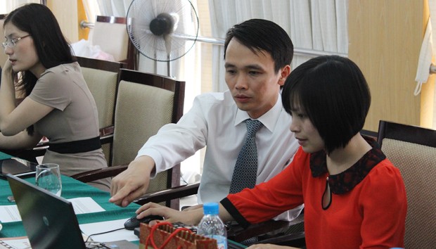 Khuất Duy Lợi - Hai Bà Trưng, Hà Nội Kính gửi ông Trần Trọng Hiếu, Là người đứng đầu DN niêm yết trên HNX, nhưng giá cổ phiếu giờ chỉ còn nửa mệnh giá, theo ông, lý do là vì hiệu quả Công ty chưa cao hay vì yếu tố thị trường? Ông sẽ làm gì để cải thiện tình trạng này, giảm bớt lỗ cho cổ đông chúng tôi? Giá thấp có phải là cơ hội tốt để mua cổ phiếu chưa ông? Trân trọng cảm ơn Ông Trần Trọng Hiếu: Chào bạn Lợi! Tôi cho rằng, giá cổ phiếu IDJ bị giảm giá mạnh là do 3 nguyên nhân chính như sau: Thứ nhất, trong năm 2011 là một năm rất khó khăn và đây cũng là năm đầu tiên Công ty bị thua lỗ, điều này ảnh hưởng đến niềm tin của nhà đầu tư. Thứ hai, thị trường đã trải qua xu hướng giảm điểm và cổ phiếu IDJ cũng không phải là trường hợp ngoại lệ Thứ ba, xuất phát từ nguyên nhân chủ quan từ phía công ty, do Công ty chưa chú trọng đến việc công bố thông tin nên nhà đầu tư trên TTCK chưa có nhiều thông tin để đánh giá đúng giá trị cổ phiếu. Để cải thiện tình trạng này, Ban lãnh đạo đã nỗ lực cao trong việc kinh doanh. Cụ thể, Công ty sẽ cắt giảm các hoạt động không mang lại nhiều lợi nhuận cho Công ty, và tập trung vào những mảng đầu tư hiệu quả, đồng thời cắt giảm những chi phí không cần thiết để nâng cao hiệu quả hoạt động cho DN. Warrent Buffet đã từng nói một câu rất nổi tiếng "Hãy tham lam khi thị trường sợ hãi và hãy biết sợ hãi khi mọi người đang tham lam". Còn nhìn lại lịch sử, sự giàu có của nhà tỷ phú Lý Gia Thành, chúng ta có thể thấy khối lượng tài sản khổng lồ mà ông có được là do ông đầu tư vào thời điểm thị trường rất xấu, và khi thị trường hồi phục thì tài sản của ông đã được nhân lên rất nhiều lần. Nói vậy để bạn tham khảo thêm, còn quyết định, lựa chọn cổ phiếu nào để đầu tư lại phụ thuộc vào từng mã cổ phiếu cụ thể. Vì trong thời kỳ khủng hoảng sẽ có sự phân hóa rệt giữa các cổ phiếu. Lê Hải Anh - Kim Giang, Hà Nội Chứng khoán Mỹ có câu nói “bán tháng 5 và đi chơi”. Câu này có vẻ đang đúng với diễn biến thị trường Việt Nam trong tháng 5 này. SHS có nhận định gì? Ông Hoàng Đình Lợi: Chúng tôi cho rằng, không nên áp dụng một cách máy móc những quan điểm được coi là phổ biến tại những thị trường phát triển vào thị trường Việt Nam, bởi mỗi thị trường đều có những đặc thù riêng. Minh - Hàng Trống, Hà Nội 1. Kính gửi ông Quyết. Là Chủ tịch HĐQT 1 DN thuộc lĩnh vực bất động sản, xin ông chia sẻ với NĐT quan điểm của mình về triển vọng thị trường bất động sản trong thời gian tới. Đây đã là thời điểm tốt nhất để mua nhà chưa? Ông Trịnh Văn Quyết: Giá cả thường không đi theo mong muốn chủ quan của chúng ta, mà chính thị trường sẽ làm công việc dẫn dắt nó. Nếu xét trong mối tương quan với giá vàng, giá USD và một số ngoại tệ khác, tỷ lệ lạm phát và sự mất giá của VND thì giá BĐS ở Việt Nam hiện nay đã trở về mức giá vốn. Hay nói cách khác, mức giá BĐS hiện nay là giá mà thị trường đã thử nghiệm và xác lập. Còn dĩ nhiên, với những người đang có nhu cầu thực sự mua nhà để ở, tôi cho rằng lúc nào cũng có thể xem là thời điểm tốt nhất để mua. Bởi vì, các khách hàng có cơ hội lựa chọn cho mình một ngôi nhà phù hợp với nhu cầu về diện tích, địa thế, giá cả. Khách hàng thậm chí có thể đàm phán giá dưới mức giá vốn với chủ đầu tư dự án có năng lực tài chính yếu kém. Với những diễn biến thị trường cũng như chuyển động từ các chính sách vĩ mô hiện nay, tôi cho rằng, xét về dài hạn, giá bất động sản sẽ có xu hướng đi lên. Trần Hoàng Mỹ Dung - Q.5, TP. HCM Quý I/2012, SHS đạt 40,5 tỷ đồng lợi nhuận trước thuế, nhưng đầu tháng 4, SHS có nghị quyết ĐHĐCĐ đề ra kế hoạch kinh doanh năm 2012 là 50,6 tỷ đồng lợi nhuận trước thuế. Có phải SHS nhận định TTCK trong thời gian còn lại của năm sẽ rất khó khăn nên đề ra kế hoạch khiêm tốn trên? SHS có dự kiến sẽ thay đổi kế hoạch kinh doanh 2012 hay không? Ông Hoàng Đình Lợi: Ông Hoàng Đình Lợi Tổng giám đốc SHS Kế hoạch kinh doanh năm 2012 được chúng tôi bắt đầu triển khai từ quý IV/2011 và được xây dựng dựa trên nguyên tắc thận trọng. Nguyên tắc này đã nhận được sự đồng thuận của HĐQT và cổ đông của Công ty. Do đó, mặc dù kết quả quý I/2012 đạt 40,5 tỷ đồng lợi nhuận trước thuế, nhưng kế hoạch lợi nhuận cả năm được ĐHCĐ thông qua vẫn là 50,6 tỷ đồng. Nếu tình hình kinh doanh quý II của SHS khả quan, đồng thời nếu thị trường sẽ có những tín hiệu khả quan cho hoạt động kinh doanh của Công ty trong các tháng cuối năm, thì chúng tôi có thể xem xét đề nghị ĐHCĐ điều chỉnh tăng kế hoạch lợi nhuận trước thuế năm 2012 của Công ty. Trần Bình Minh - Thanh Xuân, Hà Nội Chào chị Thuận, tôi thấy chị qua Tivi nhiều nhưng trong vai trò 1 nhà đồng hành cùng các chương trình an sinh xã hội, hay các sự kiện tầm cỡ như nhận các giải thưởng, danh hiệu cao quý… Hôm nay, trên Báo ĐTCK online, tôi lại được thấy chị với vị trí hoàn toàn khác, là chủ DN của cổ phiếu thuộc nhóm bluechips trên thị trường. Xin chúc mừng chị về tất cả những điều này. Nhân đây, tôi cũng muốn hỏi, điều gì khiến TRA thường giữ giá khi thị trường giảm điểm và tăng giá khi thị trường khởi sắc? Bà Vũ Thị Thuận: Trước hết, xin cảm ơn anh đã đánh giá cao các hoạt động của Traphaco vì trách nhiệm xã hội và sự đánh giá cổ phiếu TRA là một cổ phiếu blue-chip. Điều khiến cổ phiếu TRA giữ giá khi thị trường giảm điểm và tăng giá khi thị trường khởi sắc chính là nhà đầu tư đã hiểu giá trị của cổ phiếu TRA thông qua các công bố thông tin một cách công khai, minh bạch của Công ty cũng như sự phát triển của Traphaco theo hướng bền vững với những chiến lược phát triển rất rõ ràng và những nguồn lực được phát triển rõ nét. Có thể nói, TRA đã có được niềm tin của các nhà đầu tư. Nguyễn Thảo Nguyên - Nếu để so sánh BVH với PVI thì tôi thấy BVH vẫn giao dịch “được giá” hơn so với PVI trong khi PVI sở hữu các chỉ số đều không thua kém BVH, thậm chí giá trị sổ sách và tỷ suất lợi nhuận cao hơn BVH, nhưng thị giá chưa bằng 1/3 BVH. Chưa kể, PVI từng bán cho cổ đông chiến lược với giá 36.000 đồng/CP. Như vậy, có phải CP BVH đang “đắt”? Ông Hoàng Việt Hà: Ông Hoàng Việt Hà Giám đốc Khối Quản lý hoạt động kinh doanh Tập đoàn Bảo Việt Giá cổ phiếu phụ thuộc vào hai yếu tố: cung cầu thị trường và các giá trị nội tại của doanh nghiệp. Việc giá cổ phiếu rẻ hay đắt chúng tôi xin được không bình luận vì giá cổ phiếu hình thành trên thị trường dựa trên các đánh giá và quyết định của mỗi nhà đầu tư trên thị trường. Những đánh giá này dựa trên những sự phân tích về tình hình kinh tế vĩ mô, diễn biến của thị trường chứng khoán và phân tích hoạt động của doanh nghiệp. Việc phân tích hoạt động của doanh nghiệp không chỉ dừng lại ở việc đánh giá kết quả kinh doanh mà còn đánh giá triển vọng tăng trưởng của doanh nghiệp với các nội dung như chiến lược hoạt động, hệ thống mạng lưới và quy trình quản lý, hệ thống khách hàng, nguồn nhân lực, công tác quản trị, điều hành ... Do vậy nhà đầu tư sẽ cân nhắc đánh giá các yếu tố căn bản về doanh nghiệp và ra các quyết định đầu tư hợp lý của mình Trần Phương Dung - Thành phố Vinh, Nghệ An Tôi muốn đặt cho lãnh đạo IDJ hai câu hỏi: Thứ nhất, dự án văn phòng Charm Vit Tower do Tập đoàn Charmvit (Hàn Quốc) làm chủ đầu tư và IDJ độc quyền khai thác đến nay Công ty đã cho thuê hết diện tích chưa? Thứ hai, xin Ông cho biết kỳ vọng lợi nhuận của Công ty trong quý II/2012? Ông Trần Trọng Hiếu: Hiện này khu vực văn phòng cho thuê đã phủ kín gần hết. Chỉ còn 1.500 m2 dự kiến sẽ lấp đầy hết trong tháng 7/2012. Riêng khu vực Trung tâm thương mại vẫn còn trống khá nhiều. Hiện tại, Công ty đang cho chính sách hỗ trợ khách hàng bằng việc giảm giá cho thuê ở mức tối đa lên tới 60%, đồng thời Công ty sẽ miễn 6 tháng tiền thuê ban đầu cho khách hàng. Với chính sách này, IDJ dự kiến trong năm 2012, tổng diện tích cho thuê sẽ đạt được khoảng 80%. Liên quan đến lợi nhuận quý II/2012 như bạn vừa hỏi. Hiện chưa có con số cụ thể nhưng chung tôi tin tưởng lợi nhuận trong quý II/2012 sẽ cao hơn nhiều so với quý I/2012. Nguyễn Đức Long - Cống Vị, Ba Đình, Hà Nội Xin hỏi lãnh đạo IDJ Công ty có kế hoạch từ nay đến cuối năm sẽ bán thêm dự án nào, kỳ vọng của Công ty về lợi nhuận trong năm 2012? Cảm ơn! Ông Trần Trọng Hiếu: Ông Trần Trọng Hiếu Tổng Giám đốc IDJ Hiện nay IDJ đang sở hữu 1 số danh mục đầu tư khai thác tương đối tốt như sau: - Trường Hà Nội Academy - Khu vực văn phòng Charmvit - Khu vực TTTM Grand Plaza - Khu resort Hồng Dương Lương Sơn Hòa Bình – đầu tư gián tiếp qua công ty con - Dự án giáo dục trực tuyến của IDJ Technology Cả 5 danh mục đầu tư này đều đã hoàn tất quá trình đầu tư và đi vào khai thác. Công ty chưa có ý định chuyển nhượng bất kỳ danh mục đầu tư nào trong thời gian này vì HĐQT Công ty đánh giá đây chưa phải là thời điểm tốt để thực hiện chuyển nhượng bất kỳ danh mục đầu tư nào, mọi thứ đều rất "rẻ". Tuy nhiên, đối với dự án trường học Hà Nội Academy, hiện có rất nhiều đối tác muốn đầu tư vào thông qua hình thức mua cổ phần nhưng Công ty chưa có ý định bán. Dự án này đã mang lại cho Công ty một nguồn thu nhập ổn định qua các năm. Thực tế, hiện nay Trường đang vận hành rất tốt. Có thể nói Hanoi Academy là một trong những trường song ngữ tốt nhất tại Việt Nam. Trong năm 2012, chiến lược của IDJ là khai thác thật tốt các danh mục đã đầu tư và thu lợi nhuận bền vững. Kế hoạch lợi nhuận của công ty trong năm 2012 là 10% trên vốn điều lệ. Chiến lược quan trọng nhất trong thời kỳ khủng hoảng được Hội đồng quản trị đưa ra là bảo toàn được tài sản chứ không phải lợi nhuận là số 1. Nguyễn Bá Minh - Bắc Giang Sau khi trần lãi suất huy động được hạ xuống 13%, sau đó là 12%/năm, có nhiều nhận định rằng, bất động sản sẽ sớm hồi phục. Vì thế, cổ phiếu của các doanh nghiệp này đã tăng giá khá mạnh. Tuy nhiên, hiện lãi vay vẫn ở mức cao và các doanh nghiệp khó tiếp cận vốn. Trong bối cảnh hiện nay, SHS có nhận định gì về thị trường bất động sản nói chung, các doanh nghiệp bất động sản nói riêng? Ông Hoàng Đình Lợi: Chúng tôi nhận thấy việc hạ lãi suất huy động đang có xu hướng giảm trong thời gian tới là một dấu hiệu tích cực với nền kinh tế nói chung và lĩnh vực bất động sản nói riêng. Tuy nhiên, đánh giá mức độ hồi phục của thị trường bất động sản trước tín hiệu tích cực từ giảm lãi suất sẽ không thể nhanh chóng trong thời gian ngắn. Lý do: 1) tín dụng cho bất động sản sẽ vẫn không nằm trong khu vực được khuyến khích. 2) nhiều ngân hàng không mặn mà với việc cho vay bất động sản, do lo lắng nợ xấu gia tăng. 3) lượng hàng tồn kho các DN bất động sản đang ở mức cao và sức ép giải phóng hàng tồn kho là rất lớn. Do đó, chúng tôi cho rằng, nhiều DN bất động sản trong năm 2012 vẫn còn gặp khó khăn và lợi nhuận dự báo sẽ ở mức thấp. Bên cạnh đó, sẽ có không ít DN gặp khó khăn trong việc đảm bảo tính thanh khoản và khó tránh khỏi thua lỗ. money_89@gmail.com - Xin lãnh đạo HAPACO đưa ra dự kiến về mức lợi nhuận mà Tập đoàn đạt được tính đến hết quý II/2012? Ông Vũ Xuân Cường: Dự kiến lợi nhuận quý II/2012 của HAPACO là khoảng 4 tỷ đồng. Phần lợi nhuận này chủ yếu đến từ khu vực sản xuất. Cùng với diễn biến vĩ mô đang tốt dần, lãi suất giảm thêm, chúng tôi tin tưởng hoạt động kinh doanh của HAPACO trong 6 tháng cuối năm sẽ tiếp tục tốt hơn. Lê Song Thao - Việt Trì, Phú Thọ Theo SHS, cổ phiếu thuộc những lĩnh vực nào đáng để đầu tư trong năm nay? Ông Hoàng Đình Lợi: Chúng tôi cho rằng, những lĩnh vực đáng chú ý trong năm nay có ngành ngân hàng, cao su, thủy sản và một số DN trong lĩnh vực nông sản. Đây là những lĩnh vực có triển vọng khả quan hơn trong năm 2012. Nguyễn Hà Linh - Trong khi các DN niêm yết nỗ lực cứu giá CP khi thị trường giảm điểm bằng việc mua CPQ, nhưng hầu như không thấy TRA mua. Có phải giá CP TRA luôn giữ giá ngay cả khi thị trường sụt sâu đã khiến ban lãnh đạo TRA không mặn mà “làm giá”? Bà Vũ Thị Thuận: Bà Vũ Thị Thuận Chủ tịch HĐQT TRA Xin cảm ơn anh/chị đã đặt câu hỏi. Quan điểm của Ban lãnh đạo Traphaco là không bao giờ "làm giá" cổ phiếu TRA. Bởi vì, giá của cổ phiếu là do thị trường và các nhà đầu tư quyết định. Trong những năm gần đây, Traphaco không mua cổ phiếu quỹ vì Công ty tập trung nguồn lực cho việc xây dựng các giá trị như: xây dựng thương hiệu, xây dựng, hoàn thiện các cơ sở sản xuất và dây chuyền công nghệ; phát triển hệ thống phân phối sâu rộng với một đội ngũ nhân viên chuyên nghiệp... Giá trị của cổ phiếu TRA sẽ được tăng cường bởi những giá trị hữu hình và vô hinh của Công ty. Hiện nay, Traphaco được đánh giá là thương hiệu nổi tiếng, chúng tôi đã có một chuỗi giá trị từ nghiên cứu, sản xuất, đến thị trường. Trong những năm qua, doanh thu và lợi nhuận của Công ty đều tăng trưởng. Năm 2011, Traphaco đứng thứ hai về doanh thu và lợi nhuận trong nhóm các doanh nghiệp niêm yết trên thị trường chứng khoán. Đặng Khôi Nguyên - Chiến lược kinh doanh của BVH giai đoạn 2012-2013 là chuyển đổi mô hình kinh doanh, trong đó triển khai cung cấp các sản phẩm dịch vụ tài chính kết hợp. Chiến lược này đang được thực hiện ra sao? Ông Hoàng Việt Hà: Ngay từ sau cổ phần hóa tháng 10/2007, Bảo Việt phát triển theo mô hình tập đoàn tài chính bảo hiểm dựa trên ba trụ cột là bảo hiểm, đầu tư và dịch vụ tài chính trong đó có ngân hàng, chứng khoán, quản lý bất động sản. Lợi thế của mô hình tập đoàn là tiết giảm chi phí, nâng cao hiệu quả sử dụng vốn và bán chéo sản phẩm. Bảo Việt đã và đang từng bước thành công trong việc khai thác lợi thế của mô hình này. Trong những năm gần đây, Bảo Việt củng cố nền tảng “Một Bảo Việt - Một nền tảng mới” thông qua hoàn thiện mô hình quản trị theo thông lệ quốc tế, kiện toàn công tác quản lý tài chính, minh bạch hóa thông tin, đẩy mạnh hoạt động kiểm toán nội bộ, hoạt động quản lý rủi ro, tiếp tục hoàn thiện cơ sở hạ tầng công nghệ thông tin theo hướng tập trung, đầu tư phát triển nguồn nhân lực và đẩy mạnh phát triển thương hiệu. Về chuyển đổi mô hình kinh doanh, Bảo Việt cũng chuyển đổi mô hình kinh doanh theo hướng quản lý tập trung, hoạt động theo hướng chuyên môn hoá nhằm nâng cao năng suất cũng như tính chuyên nghiệp trong dịch vụ khách hàng. Song song với các giải pháp nền tảng, chúng tôi tập trung đẩy mạnh phát triển các sản phẩm tài chính-bảo hiểm kết hợp đáp ứng nhu cầu tài chính đa dạng của khách hàng, tăng cường bán chéo sản phẩm giữa các đơn vị kinh doanh bảo hiểm, giữa bảo hiểm và ngân hàng, và đẩy mạnh hợp tác nội bộ Tập đoàn trong sử dụng và tối ưu hóa nguồn vốn, hợp tác chiến lược phát triển kinh doanh giữa các đơn vị. Nguyễn Thu Hương - Quận 1, Tp.HCM Thưa ông Quyết, đối với các DN bất động sản nói chung, FLC nói riêng, khó khăn lớn nhất giai đoạn này là gì? Ông Trịnh Văn Quyết: Ông Trịnh Văn Quyết Chủ tịch HĐQT FLC Khó khăn lớn nhất đối với các DN bất động sản hiện nay chính là thanh khoản kém của thị trường bất động sản. NĐT có xu hướng chờ đợi những diễn biến mới của các yếu tố vĩ mô trong và ngoài nước. Hiện tại, các điều hành chính sách vĩ mô mới trong giai đoạn đầu của việc tái xác lập sự ổn định và phát triển nền kinh tế. Vốn FDI mới vào Việt Nam không đạt được mức độ như kỳ vọng. Trong bối cảnh này, hàng tồn kho của chuỗi các DN trong giá trị bất động sản bị tăng lên, dẫn đến thanh khoản hệ thống sụt giảm. Từ đó, nguồn vốn cho kinh doanh sẽ dần cạn kiệt, đẩy khó khăn tài chính cho nhóm DN này tăng lên. Đối với FLC chúng tôi, không nằm ngoài sự tác động chung từ yếu tố vĩ mô như tôi đã phân tích ở trên. Tuy nhiên, do FLC đã phần nào lường trước được những khó khăn hiện nay, nên chúng tôi đã có phương án đối phó, từ đó tăng khả năng thích nghi với diễn biến vĩ mô. Chính vì vậy, suốt thời gian qua, FLC đã kiểm soát dòng tiền tốt, tránh được nguy cơ mất thanh khoản như một số DN bất động sản khác. Tường Tâm - Cầu GIấy Gửi ông Vũ Xuân Cường, HAPACO: HAPACO từng là DN niêm yết đầu tiên trên TTCK, nhưng nay giá cổ phiếu xuống quá thấp. Tôi là cổ đông từ lâu của Công ty và xin hỏi ông rằng, liệu khả năng Công ty phát triển trở lại có nhiều không? Ông sẽ làm gì để HAPACO trở lại vị trí dẫn đầu ngành sản xuất giấy và cổ phiếu ở mức giá 3, 4 chấm trên thị trường? Ông Vũ Xuân Cường: HAPACO là Công ty đa ngành. Lĩnh vực sản xuất vẫn duy trì ổn định và phát triển tốt. Vì mục tiêu phát triển mở rộng của Công ty, nên chúng tôi mở rộng lĩnh vực đầu tư vào một số ngành nghề mới. Đây là những lĩnh vực đầu tư cho dài hạn, nên không thể mang lại lợi nhuận trong ngắn hạn. Những nhà đầu tư dài hạn nên nhìn về giá trị tương lai của HAPACO để đưa ra quyết định hợp lý. Về dài hạn, HAPACO tin tưởng sẽ đảm bảo khả năng phát triển tốt và bền vững, nhất là khi các dự án lớn mà Công ty đang đầu tư đưa vào khai thác. Trung Hưng - Hà Đông Xin hỏi ông Trịnh Hoài Giang, Tôi ấn tượng về ông khi đọc bài viết số Tết Báo Đầu tư Chứng khoán. Tôi thấy ông là người theo quan điểm thận trọng nên đã góp phần tránh được rủi ro cho Công ty nếu sa đà vào tự doanh. Tôi xin hỏi ông một số câu: 1. Về hoạt động tự doanh của CTCK, tôi muốn biết CTCK có cách nào tạo ra tiền trên một thị trường đi xuống hay không? 2. Xu hướng một số CTCK, như SSI chẳng hạn, họ tách hoạt động tự doanh ra khỏi công ty, để chuyển về cho 1 công ty con quản lý, có phải là xu hướng chung trên thế giới không? Liệu tách như vậy có đảm bảo tính độc lập và bảo về quyền lợi của nhà đầu tư không? Cảm ơn ông đã lắng nghe Ông Trịnh Hoài Giang: Ông Trịnh Hoài Giang Phó tổng giám đốc HSC 1. Trên thị trường chứng khoán Việt Nam, cách duy nhất để tạo tiền trong thị trường chứng khoán đi xuống là bán hết cổ phiếu và đầu tư vào trái phiếu và thị trường tiền tệ như HSC đã làm trong năm 2011. Theo quy định hiện hành của Việt Nam, không thể vay chứng khoán để bán hoặc dùng hợp đồng tương lai để phòng vệ rủi ro và thị trường cũng chưa có quyền chọn mua hoặc quyền chọn bán. Cách mà HSC làm trong năm vừa qua là đầu tư vào thị trường tiền tệ với lãi suất gần như cao nhất thế giới xấp xỉ 18 - 21%. VN Index xuống khoảng 30% nhưng năm vừa qua HSC vẫn có lợi nhuận khoảng 20% cho danh mục đầu tư của mình. 2. Việc tách hoạt động tự doanh ra khỏi công ty chứng khoán cho một công ty con quản lý trên thế giới có nơi làm có nơi không làm, tùy theo chính sách của từng công ty, nhưng đây không phải xu hướng chung. Gần đây ở Mỹ , Ủy ban Chứng khoán cũng như cơ quan chức năng khác muốn hạn chế hoạt động tự doanh tại các ngân hàng đầu tư và công ty chứng khoán. Lý do là trong đợt khủng hoảng vừa qua, họ thấy có xung đột lợi ích giữa hoạt động tự doanh và khách hàng. Ở Việt Nam, hoạt động tư doanh của công ty chứng khoán được tiến hành rất bình thường. Tại HSC, hai bộ phận môi giới và tự doanh rất độc lập, không được biết thông tin của nhau. Quy định này được thực hiện rất nghiêm ngặt. Hoàng Phương Dũng - Đống Đa, Hà Nội Gửi Tổng giám đốc HAPACO Tôi thấy cổ phiếu HAP giá hiện rất thấp, nên cũng quan tâm đầu tư. Xin hỏi ông, khó khăn lớn nhât của Công ty hiện nay là gì? Các ông có giải pháp gì để vượt qua những khó khăn đó? Ngành giấy đang chịu sự cạnh tranh rất gay gắt từ các sản phẩm nhập ngoại. Vậy HAPACO có định hướng mở rộng thị trường xuất khẩu không, thưa ông? Ông Vũ Xuân Cường: Ông Vũ Xuân Cường Tổng giám đốc HAP Hiện nay tôi không muốn nói về giá cổ phiếu cao thấp hay không, bởi có những công ty lỗ nhưng giá cổ phiếu vẫn tăng. Trong bối cảnh kinh tế hiện nay, Công ty cũng đang gặp những khó khăn nhất định. Có những sản phẩm tiêu thụ trong thị trường nội địa bị tồn đọng. Điều này nằm trong dự báo của Công ty. Nên Công ty tập trung thay đổi cơ cấu sản phảm. Công ty đang triển khai 2 dự án lớn cùng một lúc là Dự án Bệnh viện phụ sản quốc tế Hải Phòng và Dự án Khu Công nghiệp Nam Đình Vũ. Do đây là dự án dài hạn, trong ngắn hạn đang phải tăng vốn đầu tư, trong đó có vốn vay, đang phải lấy lãi của sản xuất để trả chi phí lãi vay triển khai dự 2 dự án. Tuy nhiên, về sản xuất, Công ty vẫn ổn định, không bị ảnh hưởng quá nhiều. Phần sản xuất hàng xuất khẩu vẫn tăng trưởng tốt. Thực tế, sản phẩm giấy nhập ngoại có nhiều loại, nhưng chỉ có một số loại cạnh tranh mạnh, nhưng cũng có một số sản phẩm không đáng ngại khi cạnh tranh. Với lượng giấy sản xuất nội địa, chúng tôi thay đổi cơ cấu sản phẩm, chuyển sang những sản phẩm ít cạnh tranh hơn và tập trung vào phân khúc khách hàng khác nhằm gia tăng tiêu thụ sản phẩm. Công ty đang liên tục mở rộng thị trường xuất khẩu. Các chủng loại giấy xuất khẩu của HAPACO đang chiếm thị phần 60%. Nguyễn Mạnh Hùng - Láng Hạ, Đống Đa, Hà Nội Trường Hanoi Academy do IDJ làm chủ đầu tư có hiệu quả không? Tỷ trọng doanh thu từ việc kinh doanh trường học của Công ty là như thế nào? Ông Trần Trọng Hiếu: Cảm ơn bạn đã quan tâm đến hoạt động đầu tư của IDJ, xin trả lời bạn như sau: Trường học là một trong những danh mục đầu tư tốt nhất của IDJ. Đây là một danh mục đầu tư bền vững bởi lĩnh vực này sẽ ổn định ngay cả trong thời kỳ khủng hoảng. Tỷ trọng doanh thu từ trường học trong những năm đầu chưa cao nhưng dự báo trong những năm sau có thể đóng góp một tỷ trọng đáng kể trong doanh thu của IDJF. Nguyễn Thanh Tú - Hải Phòng Tôi đang rất muốn đầu tư vào cổ phiếu HAPACO. Tuy nhiên, do tình hình tài chính có hạn, nên chỉ có thể đầu tư ngắn hạn khoảng 2-3 tháng. Lãnh đạo HAPACO có lời khuyên nào cho kế hoạch đầu tư này của tôi? Ông Vũ Xuân Cường: Tôi không phải là một nhà tư vấn đầu tư. Tuy nhiên, dưới góc độ điều hành doanh nghiệp, khó có thể có những yếu tố đột biến trong ngắn hạn như vậy để nhà đầu tư có lợi nhuận, trừ khi có một sự may mắn nào đó. Bùi Thị Thanh Thảo - Hai Bà Trưng, Hà Nội Xin hỏi đại diện SHS 2 câu: 1. Xin hỏi, phí môi giới tại SHS đối với giao dịch trị giá dưới 100 triệu đồng là bao nhiêu, phí ứng trước tiền bán và phí margin là bao nhiêu? 2. SHS có dịch vụ cho phép nhà đầu tư chuyển tiền trực tuyến từ tài khoản chứng khoán sang tài khoản ngân hàng hay không? Ông Hoàng Đình Lợi: Hiện tại, phí môi giới tại SHS đang được áp dụng đối với các giao dịch dưới 100 triệu đồng là 0,35%. Phí giao dịch qua Internet ưu đãi mức phí 0,18% đối với tất cả các giao dịch. Còn mức phí ứng trước tiền bán chứng khoán và phí margin được chúng tôi áp dụng linh hoạt tùy thuộc vào biến động về lãi suất cho vay trên thị trường. Chúng tôi luôn cố gắng tính toán để đảm bảo hài hòa quyền lợi của nhà đầu tư và SHS. Về câu hỏi thứ hai, hiện SHS cho phép khách hàng chuyển tiền trực tuyến từ tài khoản chứng khoán sang tối đa 3 tài khoản ngân hàng nhận chuyển khoản. Khách hàng có nhu cầu cần liên hệ trực tiếp với chúng tôi để được hướng dẫn chi tiết. Trần Trọng Minh - 213 Cách Mạng Tháng 8, TP. Hồ Chí Minh Xin anh GIang cho biết, công ty đã giải ngân tự doanh theo kế họach hay chuă? Triển vọng lợi nhuận quý 2 như thế nào? Thời điểm này trái phiếu có phải kênh đầu tư phù hợp hay không? Ông Trịnh Hoài Giang: Chúng tôi đã giải ngân theo kế hoạch. Có thời điểm cao nhất thì giá trị danh mục cổ phiếu niêm yết của Công ty lên đến 200 tỷ đồng và thấp nhất là gần như bằng 0. Lợi nhuận trước thuế quý II/2012 chúng tôi ước tính từ 100 đến 120 tỷ đồng. Đến nay là giữa quý II, Công ty đã đạt hơn 50% kế hoạch quý. Lũy kế đến hết tháng 4 đã được gần 50% kế hoạch lợi nhuận năm nay. Thời điểm này, tôi nghĩ trái phiếu chính phủ là kênh đầu tư tốt vì lãi suất vẫn tiếp tục giảm, dù khả năng lên giá của trái phiếu cũng không còn nhiều, nhưng rủi ro thấp. hung_otc@gmail.com.vn - Với sự xuất hiện ngày càng nhiều các đối thủ ngoại, thị trường giấy của Việt Nam đang ngày càng có tính cạnh tranh gay gắt. Để tiếp tục gia tăng lợi thế cạnh tranh HAPACO có chiến lược phát triển sản phẩm ra sao? HAPACO có định hướng tập trung vào phân khúc cụ thể nào nhằm tìm kiếm lợi nhuận bền vững? Ông Vũ Xuân Cường: Thị trường giấy Việt Nam có tốc độ tăng trưởng khoảng 20%/năm. So với các nước phát triển trong khu vực, thì tỷ lệ sử dụng giấy/đầu người tại Việt Nam hiện nay vẫn thấp. Vì vậy, hoạt động gia tăng đầu tư vào thị trường giấy Việt Nam là tất yếu. Tuy nhiên, trong thị trường rộng lớn, vẫn có những phân khúc khách hàng phù hợp, để HAPACO đầu tư và tìm kiếm lợi nhuận tại phân khúc khách hàng đó. Cụ thể là phân khúc nào, thì đây là bí mật kinh doanh của Công ty, nên chúng tôi không thể tiết lộ. Để có thể xác định được phân khúc khách hàng, HAPACO đã phải đầu tư nhiều công sức để nghiên cứu thị trường. Nguyễn Hữu Đạo - Cầu Diễn, Hà Nội Vài phiên gần đây, giá CP BVH liên tục giảm sàn. Xin hỏi, anh Hà, hoạt động kinh doanh của BVH vẫn ổn? Quý II, BVH đặt kế hoạch lợi nhuận bao nhiêu? Ông Hoàng Việt Hà: Về hoạt động kinh doanh của Bảo Việt 4 tháng đầu năm vẫn ổn định theo kế hoạch đã đề ra. Mặc dù nền kinh tế gặp nhiều khó khăn, tăng trưởng GDP chỉ đạt mức khoảng 4%, tuy nhiên thị trường bảo hiểm vẫn tăng trưởng ở mức 19%. Bảo hiểm là lĩnh vực cốt lõi của Bảo Việt vẫn đạt tốc độ tăng trưởng khoảng 19,2% (tính đến hết quý I/2012). Thị trường chứng khoán hồi phục mạnh giúp hoàn nhập dự phòng cho lĩnh vực đầu tư của Bảo Việt. Kết quả kinh doanh của tập đoàn nhìn chung là khá khả quan. Về doanh thu, tổng doanh thu hợp nhất toàn Tập đoàn quý I/2012 ước đạt 3.974 tỷ, đạt 22,6% so với kế hoạch 2012, tăng 18,1% so với cùng kỳ năm 2011. Doanh thu Công ty mẹ ước đạt 283 tỷ đồng, bằng 87,3% cùng kỳ năm trước. Về lợi nhuận trước thuế hợp nhất, quý I toàn Tập đoàn đạt 626 tỷ đồng, tăng trưởng 81% so với cùng kỳ năm trước, đặc biệt, LNTT Công ty mẹ đạt 458 tỷ đồng, tăng trưởng 99,4% so với cùng kỳ năm trước, do được hoàn nhập dự phòng trong quý I. Lê Minh - NĐT Hà Nội Tôi nghe nói các công ty chứng khoán có kế hoạch triển khai dịch vụ cho phép nhà đầu tư đặt lệnh trực tuyến qua điện thoại di động. SHS có kế hoạch này không, bao giờ triển khai, sử dụng như thế nào? Ông Hoàng Đình Lợi: Hiện tại, SHS đang thí điểm cho nhà đầu tư sử dụng điện thoại di động thông minh (smart phone) có trình duyệt web Internet explorer đặt lệnh thông qua địa chỉ online.shs.com. Ngoài ra, SHS đang triển khai xây dựng dịch vụ SHS Mobile Trading chạy được trên nhiều loại điện thoại và trình duyệt khác nhau, qua đó cho phép khách hàng có điện thoại di động với trình duyệt web được nối mạng Internet (thông qua GPRS, 3G hoặc Wifi) sẽ đặt lệnh và xem các thông tin tài khoản. Dự kiến, đầu quý III, SHS sẽ đưa dịch vụ này vào sử dụng rộng rãi. Trần Ngọc Mai - Quận Bình Thạnh, TP. HCM Tôi là người đã mua cổ phiếu IDJ ở mức giá 18.000, ngay trước thời điểm Công ty chuẩn bị lên sàn, đến nay mặc dù cổ phiếu của Công ty đã giảm nhiều nhưng tôi vẫn đang nắm giữ. Xin lãnh đạo Công ty có thể tư vấn cho tôi nên giữ hay bán? Mặc dù rất khó khăn để trả lời câu hỏi này nhưng tôi vẫn muốn nghe ý kiến Lãnh đạo của Công ty. Ông Trần Trọng Hiếu: Xin cảm ơn chị đã quan tâm và tin tưởng vào Công ty. Giá mua của chị ở thời điểm đó chắc phải được chia lợi nhuận trên 50% và quyền mua thêm cổ phiếu lúc đó? Tuy nhiên, kể cả chị được chia cổ tức và được quyền mua cổ phiếu thêm thì tính đến thời điểm này vẫn lỗ. Song tôi cho rằng, cổ phiếu IDJ bị điều chỉnh là theo xu hướng chung của thị trường. Tôi không dám khuyên chị nên bán hay nên giữ vì điều này còn tùy thuộc vào chiến lược của chị là nhà đầu tư dài hạn hay nhà đầu tư ngắn hạn? Tôi xin được chia sẻ với chị và các cổ đông của IDJ một số thông tin sau: Hiện có khoảng 52% cổ đông của IDJ là nhà đầu tư dài hạn. Giá lên hay xuống gần như họ không quan tâm, năm trước đại hội cổ đông vẫn thấy tên họ với số lượng cổ phiếu như vậy và năm nay vẫn thế. Họ chỉ đầu tư để nhận cổ tức và chỉ bán khi cần tiền hoặc giá bán cổ phiếu cực kỳ có lợi. Khoảng 48% cổ đông của IDJ là các nhà đầu tư ngắn hạn. Chiến lược của họ sẽ là mua vùng giá thấp, bán vùng giá cao. Khi cổ phiếu đi xuống thì họ mua thêm cổ phiếu giá thấp để bình quân hóa giá mua được rẻ hơn. Để trở thành các nhà đầu tư ngắn hạn thì phải thường xuyên theo dõi thị trường và có những thao tác phù hợp từng thời kỳ khác nhau. Một thông tin để chị yên tâm: IDJ vẫn là một công ty được đánh giá cao về triển vọng phát triển và cơ cấu tài chính tốt. Tỷ lệ nợ của Công ty là 13,9%/vốn điều lệ. Một tỷ lệ lý tưởng trong thời kỳ khủng hoảng. Công ty bắt đầu có lãi trở lại từ quý I năm 2012. Chúc chị có được quyết định sáng suốt phù hợp với hoàn cảnh của mình. Lê Hoàng Lan - Định Công, Hà Nội Xin hỏi lãnh đạo IDJ. Kế hoạch tái cấu trúc quản trị Trung tâm thương mại Grand Plaza trong năm 2012 sẽ được thực hiện như thế nào? Xin cảm ơn! Ông Trần Trọng Hiếu: Hiện nay, Trung tâm thương mại Grand Plaza đã thực hiện xong phần thiết kế và thi công lại nội thất tầng 1 và đang có chiến lược thu hút khách thuê với nhiều ưu đãi đặc biệt. Năm nay để phục vụ cho mục tiêu lấp đầy diện tích thuê của TTTM, Công ty sẽ chi một khoản ngân sách cho hoạt động Marketing. Như đã nói ở trên, mục tiêu phấn đấu là lấp đầy 80% diện tích từ nay đến cuối năm 2012. Đồng thời, sẽ biến Grand Plaza trở thành một điểm vui chơi giải trí, ăn uống, mua sắm lý tưởng tại thủ đô Hà Nội, xứng đáng với tầm vóc của chính nó. Nguyễn Duy Đông - TP Hồ Chí Minh Chúng tôi là 1 quỹ đầu tư nước ngoài. Tôi biết TRA đang có 1 cổ đông chiến lược duy nhất là Mekong Capital. Liệu TRA có ý định lựa chọn thêm cổ đông chiến lược thứ 2 hay không? Trong khi có DN lựa chọn cổ đông chiến lược là đối tác hoạt động trong cũng lĩnh vực hỗ trợ cho hoạt động sản xuất kinh doanh thì tại TRA, cổ đông chiến lược lại là 1 quỹ đầu tư. Đến thời điểm này, bà có nghĩ TRA đã chọn đúng người? Bà Vũ Thị Thuận: Cuối năm 2007, Traphaco thực hiện IPO, Mekong Capital đã trở thành cổ đông chiến lược của chúng tôi. Từ chỗ sở hữu 5% cổ phần, hiện nay, đối tác này đã sở hữu 24,9% và họ vẫn muốn là cổ đông chiến lược của Traphaco với việc cử người tham gia vào Hội đồng quản trị. Tuy nhiên, vì Mekong Capital là một quỹ đầu tư, theo chúng tôi, đến một lúc nào đó, họ sẽ thoái vốn khỏi Traphaco. Chúng tôi luôn mong muốn có một cổ đông chiến lược nước ngoài là đối tác hoạt động trong lĩnh vực dược. Còn thời điểm này, Mekong Capital vẫn tích cực tham gia với Công ty trong lĩnh vực quản trị doanh nghiệp và tiếp cận với các nhà đầu tư nước ngoài. Khi Mekong Capital có ý định tăng vốn lên trên 25%, chúng tôi cũng đã đề nghị họ, khi thoái vốn khỏi Traphaco, phải tìm được một đối tác hoạt động trong lĩnh vực dược mua lại cổ phần của Mekong Capital tại Traphaco. dautugiatri@gmail.com.vn - TPHCM Được biết, HAPACO đang đẩy nhanh tiến độ thành lập Công ty sản xuất Bột giấy tại Lào Cai. Đề nghị lãnh đạo HAPACO cho biết, bao giờ Công ty này sẽ chính thức đi vào hoạt động và điều này dự kiến sẽ đóng vào doanh thu và lợi nhuận của Tập đoàn ra sao? Ông Vũ Xuân Cường: Hiện nay HAPACO đang hoàn tất thủ tục với Sở KH&ĐT Lào Cai để thành lập Công ty. Theo dự kiến, cuối tháng 7/2012 thì Công ty sản xuất Bột giấy Lào Cai có thể đi vào hoạt động. Theo thiết kế, nhà máy có công suất 10.000 tấn bột giấy/năm, chia làm 2 giai đoạn. Giai đoạn 1 từ năm 2012-2013, Công ty sẽ duy trì sản lượng 5.000 tấn/năm. Giai đoạn 2 từ sau năm 2013 sẽ phấn đấu đạt đủ công suất. Với sản lượng như vậy, giá trị xuất khẩu của Công ty dự kiến sẽ tăng thêm từ 3-4 triệu USD/năm. Nguyễn Xuân Long - Xếp hạng năng lực tài chính từ Tổ chức quốc tế A.M.Best đang được BVH triển khai đến đâu? Là tập đoàn sở hữu nhiều công ty con hoạt động trong cùng lĩnh vực tài chính, thách thức lớn nhất của BVH trong rating là gì? Ông Hoàng Việt Hà: Hiện tại, Tập đoàn Bảo Việt đang thực hiện đánh giá hệ số tín nhiệm quốc tế. Để được xếp hạng, chúng tôi cần phải chuẩn bị rất nhiều công việc liên quan. Mục đích của việc triển khai này là nhằm rà soát đánh giá năng lực nội tại của doanh nghiệp và hoàn thiện, nâng cao hiệu quả quản trị doanh nghiệp. Chúng tôi đã được một đơn vị quốc tế tư vấn và chuyển giao công nghệ về triển khai các phần việc liên quan tới xếp hạng năng lực tài chính. Đồng thời, chúng tôi cũng thực hiện các phần việc liên quan tới đánh giá năng lực tài chính, hoàn thiện qui chế, qui định quản lý của Bảo Việt. Để chuẩn bị cho xếp hạng, chúng tôi cũng đã chủ động thực hiện báo cáo tài chính theo chuẩn mực kế toán Việt Nam (VAS) và chuẩn mực kế toán quốc tế (IFRS). Trong quá trình thực hiện, chúng tôi chưa gặp phải thách thức đáng kể nào. Sau khi hoàn tất, Bảo Việt sẽ có công bố chính thức kết quả đánh giá xếp hạng tín nhiệm. Ngô Nguyệt Minh - Nguyễn Sơn, Gia Lâm, Hà Nội Là một trong những người giàu nhất sàn chứng khoán, xin các ông chia sẻ thú tiêu tiền của mình? Ông Trịnh Văn Quyết: Sở thích của tôi là làm việc chứ không phải là thích tiêu tiền. Là một doanh nhân, tôi hiểu rõ giá trị của đồng tiền và sự khó khăn để kiếm đồng tiền chính đáng. Do đó, tôi rất quan tâm đến công tác an sinh xã hội, và việc hỗ trợ thực hiện công tác từ thiện đã trở thành niềm đam mê của bản thân tôi. Trong thời gian vừa qua, cá nhân tôi và toàn thể cán bộ, nhân viên Tập đoàn FLC và Công ty luật SMiC đã thực hiện nhiều dự án và chương trình hỗ trợ từ thiện cho nhiều cá nhân tập thể. Bên cạnh việc mở rộng quy mô hoạt động kinh doanh, cũng như thực hiện các chiến lược phát triển, năm 2012 cũng là năm Tập đoàn FLC hướng tới xây dựng một FLC vì cộng đồng. Cam kết này đã được ban lãnh đạo cũng như toàn thể cán bộ nhân viên Tập đoàn FLC hưởng ứng qua hàng loạt các hoạt động xã hội cụ thể và thiết thực. Lê Minh Tâm - Năm nay, HAPACO có kế hoạch phát hành 100 tỷ đồng trái phiếu chuyển đổi để tài trợ cho Dự án Bệnh viên phụ sản quốc tế Hải Phòng theo hình thức phát hành riêng lẻ. Đến thời điểm này, HAPACO đã có trong tay danh sách những đối tác phát hành tiềm năng chưa, họ đã dự định mua bao nhiêu chưa. Dự kiến bao giờ HAPACO sẽ triển khai kế hoạch phát hành này? Ông Vũ Xuân Cường: Trong ĐHCĐ thường niên năm 2012, HAPACO đã xin phép ĐHCĐ kế hoạch phát hành 100 tỷ đồng trái phiếu chuyển đổi để tài trợ cho Dự án Bệnh viện phụ sản quốc tế Hải Phòng, nhằm làm cơ cấu vốn vay đầu tư cho dự án này. Đến thời điểm hiện nay, đã có 6 cổ đông lớn của HAPACO và 2 nhà đầu tư nước ngoài rất quan tâm đến đợt phát hành này. HAPACO đang trong quá trình thương thảo. Theo kế hoạch, HAPACO sẽ phát hành trái phiếu vào cuối quý III/2012 nếu điều kiện thuận lợi. ngocthuy - TPHCM Gởi ông Trịnh Hoài Giang, Phó Tổng giám đốc CTCK HSC Các CTCK đang và còn hoạt động trong môi trường có nhiều thay đổi về luật lệ, chính sách tác động trực tiếp đến CTCK. Theo anh, HSC liệu có phải điều chỉnh nhiều không để thích nghi với những luật lệ mới? Những điều chỉnh về chính sách có được HSC đoán định và chuẩn bị từ trước không? HSC sẽ có lợi hơn hay khó khăn hơn khi các chính sách mới, liên quan đến hoạt động của CTCK chính thức áp dụng? Theo anh, tiềm năng phát triển của CTCK trong tương lai nhiều không?Vì sao? Ông Trịnh Hoài Giang: Chúng tôi có chuẩn bị cho thay đổi về chính sách và biến động mạnh trên thị trường. Trong những năm qua, HSC gần như không vay nợ do sự thất thường trong cung cấp vốn của ngân hàng. Chính vì vậy, HSC có hoạt động tương đối ổn định khi Ngân hàng Nhà nước siết chặt việc cho vay chứng khoán làm thị trường giảm mạnh trong năm vừa rồi. Chúng tôi cũng đã chuẩn bị hệ thống giao dịch và nguồn vốn cho giao dịch kỹ quỹ từ rất lâu trước khi Ủy ban Chứng khoán chính thức cho phép hoạt động này. Hiện nay, chúng tôi đã lập nhóm nghiên cứu để chuẩn bị cho giao dịch hợp đồng tương lai của chỉ số chứng khoán. Dù biết rằng sớm nhất cũng phải 2 năm nữa thì sản phẩm này mới được giao dịch. Chúng tôi cũng có kế hoạch tăng vốn và vay nợ để cho phù hợp với quy định mới ban hành của Bộ Tài chính mới đây đối với hoạt động của các công ty chứng khoán. Trước đây, biên độ biến động của thị trường quá lớn và thay đổi chính sách quá thất thường nên HSC cần "bộ đệm" tương đối dầy, đó là vốn chủ sở hữu đã lên đến 2.200 tỷ đồng tại thời điểm này. Trong tương lai, HSC cho phép dùng thêm nợ để tăng chỉ số ROE, bởi vì dự báo chính sách sẽ có xu hướng hỗ trợ nhiều hơn cho các hoạt động của công ty chứng khoán và điều hành chính sách cũng linh động và minh bạch hơn. Nguyễn Phương Anh - TRA vừa hoàn tất việc mua gần 25% CP tại Dược Đắc Lắc và sắp tới sẽ tăng dần tỷ lệ nắm giữ tại đây để trở thành cổ đông chiến lược nắm quyền chi phối. Bà có thể phân tích sự khác biệt về lợi ích mà TRA được hưởng tại 3 DN mà Công ty đang nắm quyền chi phối như Dược Đắc Lắc, CNC Traphaco (TRA nắm 51% vốn) và Traphaco Sapa (TRA nắm 100% vốn) để cổ đông được rõ hay không? Bà Vũ Thị Thuận: Việc Traphaco vừa trở thành cổ đông lớn của Công ty Dược Đắc Lắc là một hoạt động đầu tư trong chiến lược phát triển hệ thống phân phối của Traphaco cả về chiều rộng lẫn chiều sâu. Hệ thống phân phối của Traphaco hiện nay đã phát triển rộng khắp cả nước với sự tham gia của 30 đại lý và 12 chi nhánh và các công ty dược mà Traphaco có cổ phần. Năm 2011, Traphaco nâng tỷ lệ sở hữu tại Traphaco CNC lên 51% với mục đích tăng cường năng lực sản xuất vì, Traphaco CNC có nhà máy đạt tiêu chuẩn GMP-WHO đầu tiên trong cả nước đang cung ứng sản phẩm cho Traphaco (chiếm 60% doanh thu của Traphaco). Traphaco Sapa là một điểm trong chiến lược phát triển bền vững của Traphaco. Công ty này là nơi Traphaco nghiên cứu và phát triển vùng trồng nguyên liệu cho các nhà máy của Traphaco. Ba công ty trên chính là 3 điểm trong chuỗi giá trị của Traphaco: Nguồn nguyên liệu - Sản xuất - Phân phối sản phẩm. Đậu Bình Minh - Nam Đồng, Đống Đa, Hà Nội SHS gần đây thay đổi TGD không ít lần, xin hỏi anh Lợi có thấy áp lực khi ngồi trên ghế nóng, quan điểm điều hành của anh với công ty là gì? Ông Hoàng Đình Lợi: Theo tôi, mọi công việc đều có áp lực riêng. Với vị trí là tổng giám đốc của một CTCK trong giai đoạn hiện nay thì rõ ràng áp lực không phải là nhỏ. Tuy nhiên, quan điểm của tôi là biến những áp lực đó thành những hành động để giúp công ty vượt qua được những trở ngại, khó khăn và hoàn thành những mục tiêu mà HĐQT và ĐHCĐ giao phó. Quan điểm điều hành công ty của tôi là đảm bảo hiệu quả, an toàn, bền vững, mang lại lợi ích tối đa cho các cổ đông, tạo dựng môi trường làm việc chuyên nghiệp, năng động, cởi mở để người lao động được phát triển nghề nghiệp của mình và có những đóng góp tích cực cho sự phát triển của công ty. Thanh Thủy - Phường 25 quận Bình Thạnh HCMC An TRịnh Hòai GIang cho hỏi, VCB ảnh hưởng rất lớn đến chỉ số. Trong mấy phiên vuằ qua, VCB giảm do bị nước ngòai bán mạnh khiến các cổ phiếu khác giảm theo. Vậy em cần nhìn chỉ số nào để quyết định mua bán mà không bị ảnh hưởng nhiều bởi VCB, NHìn chỉ số Hà Nội chính xác hơn chăng? Ông Trịnh Hoài Giang: Bạn có thể tham khảo chỉ số VN Index 30. VCB là một thành phần của chỉ số VN Index 30. Phần cổ phiếu nắm giữ của cổ đông nhà nước không được tính vào trọng số tính VN Index 30. Tôi cũng thấy là chỉ số sàn Hà Nội không bị lệch nhiều như sàn HSX. Nên chỉ số HNX phản ánh sát hơn xu hướng chung của toàn thị trường. Hoàng Lan - Hà Nội Kính gửi ông Quyết, Là một luật sư, một Chủ tịch CTCK đang hoạt động, xin ông cho biết, quan điểm của ông về ranh giới giữa lỗi hành chính với tội hình sự trên TTCK là như thế nào? Tôi có theo dõi thông tin trên các báo, nhất là Báo ĐTCK, thấy chưa ai có quan điểm thuyết phục về vấn đề này cả. Xin cảm ơn ông Ông Trịnh Văn Quyết: Về vấn đề này, tôi cho rằng để trả lời đầy đủ nhất trong khuôn khổ buổi giao lưu ngày hôm nay là không dễ. Do đó, xin hẹn trả lời bạn trong một dịp gần nhất trên báo Đầu tư Chứng khoán. Tuy nhiên, quan điểm cá nhân tôi là: Không nên hình sự hóa các mối quan hệ kinh tế dân sự, nhất là trong một xã hội văn minh, tiến bộ như đất nước chúng ta đang xây dựng. Hoàng Hải - Tp.HCM Bảo Việt là 1 trong số các Tập đoàn Kinh tế nhà nước đang triển khai tái cấu trúc. Việc này được thực hiện đến đâu? Các vấn đề trọng tâm trong kế hoạch tái cấu trúc của Bảo Việt là gì? Ông Hoàng Việt Hà: Thực tế, so với các Tập đoàn nhà nước khác, Tập đoàn Bảo Việt đã thực hiện quá trình tái cấu trúc từ khi cổ phần hóa vào năm 2007 và đã cùng với cổ đông chiến lược HSBC tiến hành đổi mới trong các lĩnh vực thương hiệu, công nghệ, quản trị, tài chính, phát triển nguồn nhân lực. Để tiếp tục triển khai tái cấu trúc, tái cơ cấu nhằm nâng cao hiệu quả hoạt động. Năm 2012, HĐQT Tập đoàn Bảo Việt đã thành lập Ban chỉ đạo Đề án tái cấu trúc do Chủ tịch HĐQT Tập đoàn làm Trưởng Ban và thành lập Ban Quản lý Dự án tái cấu trúc Tập đoàn bảo Việt. Trên cơ sở nghiên cứu các yêu cầu, chủ trương của Chính phủ về tái cơ cấu các tập đoàn, tổng công ty nhà nước, kinh nghiệm quốc tế về tổ chức mô hình tập đoàn tài chính bảo hiểm, Ban Chỉ đạo Đề án tái cơ cấu Bảo Việt đã rà soát, đánh giá hiệu quả các lĩnh vực hoạt động của toàn Tập đoàn và đề xuất phương án tái cơ cấu của các đơn vị thành viên trình lên Chính phủ và Bộ Tài chính. Đề án tái cấu trúc của Bảo Việt tập trung chủ yếu vào các nội dung: Định hướng ngành nghề, chiến lược vốn và quản trị doanh nghiệp với mục tiêu tái cấu trúc là đổi mới hơn nữa quản trị doanh nghiệp để khai thác hiệp lực sức mạnh toàn tập đoàn nhằm tối đa hóa hiệu quả hoạt động và nâng cao năng lực cạnh tranh, phát triển thành tập đoàn tài chính-bảo hiểm hàng đầu tại Việt Nam, từng bước vươn ra thị trường khu vực. Nguyễn Như Đua - Đông Hưng, Thái Bình Năm 2012, FLC dự kiến chia cổ tức 15% vốn điều lệ. Đến thời điểm này, ông đánh giá sao về khả năng hoàn thành kế hoạch trên? Ông Trịnh Văn Quyết: Kế hoạch chia cổ tức tỷ lệ 15% vốn điều lệ bằng tiền mặt đã được ĐHCĐ thông qua từ đầu năm 2012, đến thời điểm này là hoàn toàn khả thi. Vũ Việt Hà - Quận Hoàng Mai, Hà Nội Cổ phiếu IDJ có tính thanh khoản rất tốt nhưng giá vẫn còn thấp. Là nhà đầu tư cá nhân, theo Ông Hiếu, tôi có nên đầu tư vào cổ phieu IDJ không? Ông Trần Trọng Hiếu: Tôi không có lời khuyên cụ thể là nhà đầu tư nên đầu tư vào một cổ phiếu nào, mà tôi xin chia sẻ khi đặt mình vào địa vị của một nhà đầu tư. Nếu muốn đầu tư vào một cổ phiếu nào, bạn nên cân nhắc các yếu tố sau: 1/ Cổ phiếu đó có tính thanh khoản không? Có nhiều nhà đầu tư quan tâm đến cổ phiếu đó không? 2/ Chất lượng tài sản của công ty đó đầu tư như thế nào? Có giá trị bền vững không? 3/ Tỷ lệ nợ/ vốn chủ có cao không? Có nằm trong ngưỡng an toàn không? 4/ Công ty có lợi nhuận không? Và triển vọng trong tương lai như thế nào? 5/ Ban lãnh đạo là ai? Họ có đáng tin cậy không? 6/ Giá cổ phiếu có nằm trong vùng hấp dẫn so với giá trị thực của công ty không? (Giá trị sổ sách và giá trị tài sản thực). Đây cũng là 6 tiêu chí quan trọng đối với tôi khi đầu tư bất cứ một cổ phiếu nào. Nếu Quý vị đồng ý 6 tiêu chí trên thì có thể đối chiếu các tiêu chí này với bất kỳ cổ phiếu nào khi ra quyết định đầu tư. NhatLam - 210 Đội cấn Thời gian vừa, FLC đã công bố một loạt dự án lớn về BĐS, với quy mô đầu tư hàng nghìn tỷ đồng. Tôi băn khoăn FLC sẽ làm gì để đủ khả năng tài chính triển khai các dự án đó? Ông Trịnh Văn Quyết: Là lãnh đạo một DN, nhất là DN niêm yết, chúng tôi luôn thận trọng trong việc xây dựng và công bố các kế hoạch kinh doanh của Công ty. Thời gian vừa qua, FLC đã công bố kế hoạch triển khai một số dự án lớn như: Dự án Green City ở Vĩnh Phúc; dự án FLC Tower ở Vĩnh Yên, Vĩnh Phúc; dự án Khu nghỉ dưỡng Hồ Cẩm Quỳ ở Ba Vì, Hà Nội; dự án bãi đậu xe thông minh ở Mỹ Đình, Hà Nội... Trong quá trình lập kế hoạch kinh doanh, chúng tôi đã phải cân nhắc rất kỹ về hiệu quả kinh doanh, khả năng tài chính cũng như các yếu tố liên quan đến vĩ mô khác. Về nguồn lực tài chính tài trợ cho các dự án, chúng tôi sẽ sử dụng nguồn vốn tự có, vốn hỗ trợ của các ngân hàng cũng như cam kết tài trợ vốn từ các đối tác khác. Nếu thị trường thuận lợi, việc phát hành trái phiếu huy động vốn cũng được FLC coi là một kênh huy động vốn cần được xem xét. Như đã trả lời câu trên, FLC không có dư nợ ngân hàng. Sau khi sáp nhập với FLC Land thì tổng số nợ của cả hệ thống ở dưới xấp xỉ 100 tỷ đồng, trong khi còn rất nhiều tài sản chưa được hạch toán theo giá thị trường. Chienthuatdautu - tphcm Tôi có 500 triệu đồng, hiện giờ lãi suất đã giảm xuống thấp và vàng cũng không còn hấp dẫn nữa. Tuy nhiên, thị trường chứng khoán hiện cũng xuống thê thảm quá, tôi không dám mạnh dạn đầu tư. Vì vậy, mong các chuyên gia cho tôi lời khuyên có nên tham gia vào thị trường ngay không? Cám ơn nhiều! Ông Hoàng Đình Lợi: Hiện tại, với quan điểm cá nhân của tôi, một số kênh đầu tư như: - Thứ nhất là vàng, có mức độ biến động mạnh và có xu hướng giảm giá gần đây, không thực sự hấp dẫn. - Thứ hai là USD, có mức biến động giá thấp, giữ ở mức ổn định sau một thời gian dài. - Thứ ba là bất động sản, chúng tôi đánh giá vẫn đang trong thời kỳ khó khăn và có xu hướng giảm giá tiếp. - Với kênh đầu tư chứng khoán, mức giá của nhiều cổ phiếu hiện tại được xem là hấp dẫn trong bối cảnh nền kinh tế vĩ mô trong nước đang có những tín hiệu tốt dần lên. Với đặc trưng của TTCK luôn có diễn biến báo trước diễn biến của nền kinh tế từ 6 - 9 tháng, chúng tôi cho rằng, xét về trung và dài hạn, hiện là cơ hội đầu tư cổ phiếu khi chọn được những doanh nghiệp có nền tảng cơ bản tốt và tình hình tài chính lành mạnh, được hưởng lợi từ các chính sách vĩ mô trong thời gian tới. Nhung - 163 Cầu Giấy Thưa ông Trịnh Văn Quyết, việc sáp nhập với FLC land để tăng vốn đã được ĐHCĐ thông qua. Vậy khi nào FLC hoàn thành việc sáp nhập này. Cổ đông FLC được gì sau sáp nhập? Ông Trịnh Văn Quyết: Theo kế hoạch, trong quý III/2012, FLC sẽ hoàn thành việc sáp nhập FLC land vào FLC. Hiện nay, chúng tôi đang thực hiện các thủ tục cần thiết theo quy định của pháp luật để hoàn thành kế hoạch sáp nhập trên như tinh thần của ĐHCĐ đã đề ra. Sau sáp nhập, chúng tôi kỳ vọng FLC sẽ tăng năng lực cạnh tranh thông qua việc tăng năng lực tài chính, tổng quy mô tài sản. Trong mấy năm vừa qua, lợi nhuận từ triển khai dự án FLC Landmark Tower chưa được hạch toán vào kết quả kinh doanh của FLC land. Chính vì vậy, việc sáp nhập này kỳ vọng sẽ làm tăng lợi nhuận cho FLC. Hiện tại Tập đoàn FLC hầu như không nợ ngân hàng. Sau khi sáp nhập với FLC Land thì tổng số nợ của cả hệ thống ở dưới mức 100 tỷ đồng. Trong khi đó, FLC còn nhiều tài sản chưa thực hiện bán, trong đó lượng lớn là diện tích sàn các tầng văn phòng và trung tâm thương mại của FLC Landmark Tower (đã hoàn thành trước kế hoạch 04 tháng). Khối tài sản cả ngàn tỷ đồng vẫn chưa được tính vào doanh thu, trong khi vay nợ thấp, do vậy tôi tự tin về kế hoạch đề ra. Đây là một trong những lý do khiến FLC đặt kế hoạch lãi sau thuế gần 300 tỷ đồng trong năm 2012 dù thị trường bất động sản vẫn còn nhiều khó khăn. Phạm Thuỷ Nguyên - Tôi được biết tại Dược Đắc Lắc, doanh thu lớn nhưng lợi nhuận còn chưa tương xứng (năm 2011, doanh thu gần 270 tỷ đồng; lợi nhuận 5 tỷ đồng). Với tư cách là cổ đông lớn tại Dược Đắc Lắc, TRA sẽ làm gì để gia tăng lợi nhuận tại đây và từ đó hưởng lợi ích tại Công ty này nhằm gia tăng lợi nhuận cho chính TRA? Bà Vũ Thị Thuận: Chúng tôi đã nghiên cứu hoạt động kinh doanh của Dược Đắc Lắc cũng như các giá trị của công ty này. Chúng tôi đã có bề dày hợp tác phân phối sản phẩm trên 10 năm. Với tư cách là cổ đông lớn tại Dược Đắc Lắc, chúng tôi có trách nhiệm gia tăng lợi nhuận tại đây bằng cách phát huy các lợi thế của nhau nhằm tăng trưởng doanh thu, tăng cường quản trị doanh nghiệp và khai thác mạnh mẽ thị trường Đắc Lắc nói riêng và Tây Nguyên nói chung. Ngoài phân phối sản phẩm dược phẩm, Traphaco là một thương hiệu số một về các sản phẩm đông dược. Dược Đắc Lắc cũng sẽ là đối tác phát triển vùng nguyên liệu tại Tây Nguyên cho Traphaco. Quan điểm kinh doanh của Traphaco là Thành tín, Đồng lợi và Cùng phát triển. Phí Lâm Nhi - BVH là tập đoàn tiên phong cam kết tiết giảm chi phí. Xin hỏi, đến thời điểm này, Tập đoàn đã tiết kiệm được bao nhiêu tiền trong tổng số tiền 145 tỷ đồng dự kiến cắt giảm được trong năm nay? Ông Hoàng Việt Hà: Hưởng ứng chủ trương chung của Chính phủ về tiết kiệm chi phí và kiềm chế lạm phát, Tập đoàn Bảo Việt cùng các đơn vị thành viên của Tập đoàn đã quán triệt thực hiện tiết kiệm tối đa chi phí. Các mục tiêu cụ thể: Tiết giảm 5-10% chi phí quản lý và nâng cao hiệu quả kinh doanh; Phấn đấu hoàn thành vượt mức kế hoạch kinh doanh năm 2012, tiết giảm chi phí nhưng vẫn đảm bảo hoàn thành kế hoạch doanh thu và lợi nhuận, đảm bảo mức chia cổ tức cho cổ đông là 12%; Chúng tôi đã thực hiện động bô các giải pháp về tuyên truyền, thi đua tiết kiệm chi phí, rà soát kế hoạch đầu tư, chi phí năm 2012, rà soát các định mức chi phí quản lý kinh doanh nhằm, triển khai tăng cường các biện pháp quản lý rủi ro đề phòng hạn chế tổn thất trong các lĩnh vực bảo hiểm, đầu tư… Tính đến nay, tổng chi phí quản lý Tập đoàn Bảo Việt đã tiết giảm trong quý I/2012 là 34 tỷ đồng, hoàn thành 23% kế hoạch. Số tiền này chưa bao gồm các tiết giảm chi phí trong lĩnh vực kinh doanh như triển khai hiệu quả các giải pháp đề phòng hạn chế tổn thất, tăng cường quản lý rủi ro...mà chúng tôi đã thực hiện được. Quan trọng hơn, phong trào này đã tạo ý thức tốt hơn cho cán bộ trong tiết kiệm và đề xuất các biện pháp tiết kiệm trong toàn hệ thống. Nguyễn Minh Tiến - Linh Đàm, Hà Nội CTCK TP.HCM là một trong những CTCK chiếm thị phần hàng đầu trong cung cấp dịch vụ cho nhà đầu tư nước ngoài. Xin ông Trịnh Hoài Giang, Phó Tổng giám đốc HSC chia sẻ chi tiết thông tin về vấn đề này. Điều gì khiến nhà đầu tư nước ngoài ưa chuộng HSC. Định hướng sắp tới của HSC trong phục vụ nhà đầu tư nước ngoài là gì? Ông Trịnh Hoài Giang: Việc khiến nhà đầu tư nước ngoài ưa chuộng HSC là sự kết hợp của nhiều yếu tố. Thứ nhất là chúng tôi có một đội ngũ phân tích tốt và dịch vụ tốt. Thứ hai là hệ thống công nghệ, hệ thống nhận lệnh và xử lý lệch tiên tiến. Thứ ba là sự tách biệt rất rõ ràng và nghiêm ngặt giữa hoạt động môi giới và hoạt động tư vấn tài chính doanh nghiệp và hoạt động tự doanh. Quan trọng là hoạt động quản trị rủi ro của HSC rất là tốt. Có thể xem đây là những thành phần chủ yếu và HSC sẽ tập trung tăng cường tất cả các thành phần này trong tương lai để phục vụ cho nhà đầu tư nước ngoài. Sắp tới sẽ có những sản phẩm mới được phép giao dịch. HSC đã có những đội phát triển các sản phẩm này giúp cho nhà đầu tư nước ngoài giao dịch dễ dàng hơn và phòng vệ được rủi ro khi đầu tư vào thị trường Việt Nam. Trần Xuân Đức - Hà Nội Được biết, quý I/2012 Công ty Cổ phần Cơ điện lạnh - REE (đơn vị hợp tác thực hiện dự án Tháp Tài chính) xin rút khỏi dự án và xin giải thể Công ty Cổ phần HAP-REE (đơn vị chủ đầu tư dự án). HAPACO đang tìm kiếm đối tác khác để tiếp tục triển khai dự án ra sao? Tại sao REE lại xin rút khỏi dự án, điều này khiến dự án triển khai chậm đến mức nào? Ông Vũ Xuân Cường: Vào năm 2008, HAPACO có chủ trương liên kết với CTCP Cơ điện lạnh (REE) để xây dựng Dự án Tháp Tài chính. HAPACO có quỹ đất thuận lợi, REE có kinh nghiệm trong triển khai các dự án này. Tuy nhiên, do chịu tác động tiêu cực của cuộc khủng hoảng tài chính 2008-2009, nên chúng tôi đã phải tạm dừng triển khai dự án. Đến năm 2011, tình hình kinh tế Việt Nam tiếp tục gặp khó khăn. Sau khi đánh giá khả năng thành công của Dự án, HAPACO quyết định dừng triển khai dự án, do thị trường cho thuế văn phòng gặp nhiều khó khăn. Trong tương lai, nếu tình hình kinh tế tốt lên, nhà đầu tư nước ngoài gia tăng đầu tư vào Hải Phòng, HAPACO sẽ xem xét kế hoạch khởi động lại dự án này. Nguyễn Song Linh - Phương Mai, Đống Đa, Hà Nội Gửi ông Trần Trọng Hiếu hiện tại, thị giá cổ phiếu IDJ chỉ bằng một nửa so với giá trị sổ sách của Công ty và bằng chỉ bằng 1/4 so với tổng tài sản của IDJ Ông Trần Trọng Hiếu: Đây là sự thật. Nếu quan sát trên thị trường bạn sẽ thấy, cơn sốt chứng khoán năm 2006 - 2007 đã đẩy giá cổ piếu của nhiều mã tăng đến 90 lần so với mệnh giá. Còn hiện nay, 70% các mã cổ phiếu trên sàn HNX có thị giá thấp hơn mệnh giá. Thử đặt một bài toán, để có một công ty mới bây giờ thì tối thiểu bạn phải góp vốn 10.000 đồng/cp. Để xây dựng được một công ty có lợi nhuận và đưa lên niêm yết trên sàn chứng khoán là cả một câu chuyện. Nhưng theo tôi, đó là quán tính của con lắc. Tức là một chiều bị đẩy quá cao thì chiều ngược lại cũng phải chịu một lực tác động gần tương ứng. Tuy nhiên, dù con lắc có lắc mạnh đến đâu thì thị trường vẫn có quy luật của nó: “Giá cả cuối cùng sẽ phải xoay quanh giá trị”. Chính vì vậy, trước hay sau thì giá thị trường sẽ quay về giá trị thực của từng cổ phiếu. Đinh Văn Khải - Thủ Đức, TP. HCM Những năm vừa qua, BVH nắm giữ lượng tiền lớn nhưng hiệu quả đầu tư tài chính của BVH chưa cao. Sắp tới BVH có biện pháp gì để nâng cao hiệu quả đầu tư tài chính? Ông Hoàng Việt Hà: Hiện chúng tôi đang tập trung các giải pháp: -Nâng cao hiệu quả hoạt động của các lĩnh vực đầu tư chiến lược nòng cốt thông qua chiến lược phân bổ nguồn lực tài chính và cải thiện quản trị rủi ro, tuân thủ, chiến lược, nhân sự, công nghệ thông tin cho các công ty thành viên hoạt động trong các lĩnh vực này (nhân thọ, phi nhân thọ, chứng khoán, BVBank). -Tập đoàn đã yêu cầu từng đơn vị rà soát, phân tích lại danh mục để đề xuất cơ cấu danh mục theo hướng thanh hoán các cổ phiếu lỗ để giảm chi phí trích lập dự phòng, bổ sung nguồn vốn cho đầu tư LSCĐ, chủ động cho cơ hội đầu tư mới vào các cổ phiếu đang có hiệu quả kinh doanh tốt để có ngay nguồn cổ tức cho các năm sau. -Đẩy mạnh công tác quản lý dự án thông qua hoàn thiện các quy trình, chính sách đầu tư; quản lý người đại diện vốn , đẩy mạnh chương trình khảo sát doanh nghiệp để Tập đoàn tham gia sâu hơn vào quá trình quản lý, điều hành của các dự án chi phối, nhằm nâng cao hiệu quả kinh doanh của doanh nghiệp đầu tư. -Tập trung quản lý rủi ro đầu tư, đặc biệt là rủi ro tích tụ qua cơ chế báo cáo (ALCO), định kỳ rà soát các quy định về QLRR. moigioiCK@yahoo.com.vn - Hải Phòng Đến thời điểm này, số vốn mà HAPACO đã giải ngân vào Dự án Khu Công nghiệp Nam Đình Vũ là bao nhiêu? Hoạt động xúc tiến đầu tư vào Khu công nghiệp này đang được triển khai ra sao? Ông Vũ Xuân Cường: Đến thời điểm này, số vốn mà HAPACO đã giải ngân vào Dự án Khu công nghiệp Nam Đình Vũ là trên 90 tỷ đồng. HAPACO đã kết thúc giai đoạn bồi thường, giải phóng mặt bằng. Hiện tại, HAPACO đang chờ thành phố cấp Giấy chứng nhận quyền sử dụng đất. Khu công nghiệp này có tổng diện tích 513 hecta, nằm ở gần Cảng nước sâu Lạch Huyện, sát mặt đường cao tốc 5B Hà Nội - Hải Phòng. Khu công nghiệp này nằm trong Khu kinh tế của Hải Phòng, nên các nhà đầu tư sẽ được hưởng ưu đãi khi đầu tư vào đây. Hiện nay, đang có một làn sóng nhà đầu tư Nhật Bản đến đầu tư sản xuất tại Việt Nam. Các nhà đầu tư Nhật Bản rất quan tâm đến khu công nghiệp do HAPACO làm chủ đầu tư do vị trí địa lý thuận lợi. Khoảng cuối quý III/2012, HAPACO sẽ bắt đầu triển khai kế hoạch xúc tiến đầu tư. Đối tượng khách hàng mà HAPACO hướng đến là nhà đầu tư Nhật Bản. Nguyễn Tiến Tùng - Phung Hưng, Hà Nội Tôi muốn mua cổ phiếu để hưởng cổ tức cao trong khoảng 2 năm. SHS có thể giới thiệu cho tôi một vài mã được không? Ông Hoàng Đình Lợi: Khi nhà đầu tư mua cổ phiếu để hưởng cổ tức, ngoài tỷ lệ cổ tức thì nên lựa chọn các DN có nền tảng cơ bản tốt, hoạt động kinh doanh có sự tăng trưởng qua các năm, dòng tiền tốt. Tuy nhiên, cũng nên lưu ý là một số công ty cũng có thể giữ lại không chia cổ tức hoặc chia cổ tức thấp để dành nguồn tiền nhằm tận dụng những cơ hội kinh doanh phát triển doanh nghiệp. Căn cứ vào kế hoạch năm 2012 đã được ĐHCĐ thông qua, một số doanh nghiệp có tỷ lệ trả cổ tức cao là ABT (50%), ACL (40%), CNG (35%). Hà Nhật Minh - Đọc báo ĐTCK, tôi được biết, TRA sắp tới sẽ mua CP tại 2-3 DN dược nữa. Không biết, kế hoạch này đang được triển khai ra sao? Bà Vũ Thị Thuận: Kế hoạch đầu tư vào một số công ty dược phân phối là một trong những nội dung của chiến lược phát triển hệ thống phân phối của Traphaco. Kế hoạch này sẽ được thực hiện khi hội đủ các điều kiện thuận lợi. Việc đầu tư này sẽ mang lại sự phát triển cho chúng tôi và đối tác. Chúng tôi vừa hoàn thành việc mua 24,5% cổ phần tại Dược Đắc Lắc. Kết quả này phản ảnh tính khả thi của kế hoạch nói trên. Lê Hoàng Anh - Chúng tôi là 1 quỹ đầu tư. Chúng tôi được biết SCIC hiện nắm tới 36% CP tại TRA. Qua những buổi làm việc với SCIC, bà có thấy SCIC có động tĩnh gì về việc thoái bớt vốn tại TRA hay không? Bà Vũ Thị Thuận: Trong quá trình thoái vốn của SCIC, Traphaco không có trong danh sách mà SCIC thoái vốn. Vì Traphaco được SCIC đánh giá là một trong những doanh nghiệp sản xuất kinh doanh hiệu quả. Bùi Hương Giang - Tôi khá ấn tượng với dòng chữ “Chúng tôi đang đổi thay và lớn mạnh từng ngày” trên trang nhất Báo cáo thường niên 2011 của BVH. Nhưng dường như hoạt động kinh doanh của 1 vài Công ty con của BVH, đơn cử như CTCK Bảo Việt lại có phần đi xuống. Chính sách hỗ trợ các Công ty con kinh doanh chưa có lãi của BVH thế nào? Xin hỏi, năm 2011 và quý I/2012, Công ty liên doanh Bảo hiểm Bảo Việt – Tokyo Marine kinh doanh có hiệu quả? Ông Hoàng Việt Hà: Thông điệp ‘Chúng tôi đang đổi thay và lớn mạnh từng ngày’ thể hiện sức mạnh và sự chuyển mình của Bảo Việt. Việc chuyền tải nội dung của thông điệp này vào hoạt động kinh doanh đã đem lại hiệu quả thiết thực: Hoạt động kinh doanh của năm 2011 của Tập đoàn Bảo Việt đạt kết quả khả quan toàn diện trên các lĩnh vực kinh doanh. Đối với riêng Công ty Chứng khoán Bảo Việt, mặc dù năm 2011 có nhiều khó khăn đối với các công ty chứng khoán, BVSC hiện là một trong 10 đơn vị có thị phần môi giới lớn nhất tại HOSE. Dịch vụ tư vấn M&A cũng là một thế mạnh của công ty. Trong năm 2011, Công ty đã vinh dự nhận giải thưởng “Nhà tư vấn M&A tiêu biểu năm 2010-2011”. Công ty cũng thành công trong việc tái cơ cấu danh mục đầu tư để giảm thiểu tác động của thị trường và tăng cường các hoạt động nghiên cứu các sản phẩm/dịch vụ mới, đầu tư công nghệ thông tin và tăng cường quản lý rủi ro. Tập đoàn Bảo Việt luôn hỗ trợ các đơn vị thành viên trong nâng cao năng lực quản trị, tăng cường quản trị rủi ro, xây dựng nền tảng công nghệ thông tin để phục vụ hoạt động kinh doanh của các đơn vị thành viên chuyên nghiệp và hiện đại hơn. Đồng thời, hỗ trợ đầu tư vốn để các công ty hoạt động hiệu quả và tăng cường năng lực cạnh tranh cũng như trong việc triển khai phát triển hoạt động dịch vụ ngân hàng đầu tư. Đối với liên doanh bảo hiểm Bảo Việt - Tokio Marine, hoạt động khá hiệu quả, cụ thể, theo báo cáo tài chính kiểm toán, kết thúc năm 2011, doanh thu Công ty tăng 15% so với thực hiện 2010, vượt 11,78% kế hoạch, LNTT của Công ty đạt 121 tỷ đồng, tăng 26% so với số liệu 2010. Tỷ lệ cổ tức chia cho các cổ đông đạt 24,6%. Trong bối cảnh nền kinh tế còn khó khăn nhưng hoạt động kinh doanh quý I/2012 của Công ty đạt được kết quả khả quan. Tổng doanh thu đạt 99,16 tỷ đồng, tăng 30% so với cùng kỳ, bằng 33,3% kế hoạch năm; LNTT là 31,723 tỷ đồng, tăng 51,3% so với cùng kỳ, bằng 43,3% kế hoạch năm. Lê Minh - Hà Nội CTCP IDJ hiện đầu tư vào khá nhiều lĩnh vực, trong thời gian tơi, Công ty có chiến lược thu hẹp lại không, nếu có thì tập trung vào những ngành nghề nào? Ông Trần Trọng Hiếu: Cơ cấu đầu tư của IDJ được định hướng 50/50, cụ thể: 50% đầu tư vào các danh mục ổn định để mang lại lợi nhuận thường xuyên; 50% dành cho các cơ hội mới có nhiều tiềm năng. Về lĩnh vực đầu tư, trong thời gian tới, IDJ sẽ tiếp tục tập trung vào mảng giáo dục, y tế. Các dự án sẽ tập trung vào mảng này để phát triển vì công ty đã dày công nghiên cứu lĩnh vực này, đã thiết lập được các đối tác trong lĩnh vực này và thuần thục nhất trong việc đầu tư và khai thác. Bên cạnh đó công ty cũng liên tục tìm kiếm cơ hội mới cũng như có những sáng tạo trong đầu tư để dành được những thành công đột phá. Đây cũng là một trong những giá trị cốt lõi của IDJ. tranngoc_83@gmail.com - TPHCM Tôi đang muốn đầu tư vào cổ phiếu của CTCP IDJ. Xin hỏi lãnh đạo Công ty thời điểm này "vào hàng" tốt không? Cũng xin lãnh đạo CTCP IDJ cho biết dự kiến kết quả kinh doanh quý II/2012? Ông Trần Trọng Hiếu: Như đã nói ở trên, tôi sẽ không đưa ra lời khuyên cụ thể. Tuy nhiên, tôi đã chia sẻ quan điểm đầu tư của tôi (bạn tham khảo ở 6 tiêu chí đầu tư mà tôi đã trả lời bạn Việt Hà). Chúc bạn có quyết định đầu tư đúng đắn và thành công! Lý Thiên Mỹ Hạnh - Q.3, TP. HCM Thưa ông Quyết, ông Giang, ông Lợi. Các ông có đầu tư chứng khoán cho cá nhân không? Mấy ngày vừa rồi, TTCK sụt giảm mạnh, vậy tôi có nên cổ phiếu BĐS không? Ông Trịnh Văn Quyết: Đối với chứng khoán, tôi chỉ đầu tư vào FLC và đang sở hữu 27% vốn điều lệ của Công ty. Và, nếu muốn mở rộng đầu tư, tôi cũng chỉ tiếp tục đầu tư vào mã cổ phiếu FLC (cười). Tuy nhiên, ngoài việc đầu tư vào FLC, xuất phát từ một luật sư, nên tôi tham gia đầu tư vào những ngành nghề mình có thế mạnh và chuyên môn như luật và công chứng. Hiện nay, tôi đang sở hữu Công ty Luật SMiC, đầu tư vào Văn phòng Công chứng Hà Nội - một trong những văn phòng công chứng ngoài ngân sách đầu tiên tại Hà Nội. Trần Bắc Hà - Lạng Sơn Xin các diễn giả cho biết kết quả kinh doanh cập nhật nhất của công ty của mình cho nhà đầu tư và cổ đông. Các vị có đánh giá cao tầm quan trọng của việc thường xuyên công bố thông tin cho cổ đông hay không? Ông Hoàng Đình Lợi: Kết quả hoạt động kinh doanh của SHS trong 4 tháng đầu năm 2012 ước đạt lợi nhuận trước thuế 55 tỷ đồng, tương đương 109% kế hoạch năm đã được ĐHCĐ thông qua. Việc công bố kịp thời, đầy đủ thông tin về tình hình hoạt động kinh doanh cũng như những thông tin trọng yếu có liên quan đến hoạt động của công ty cho các cổ đông luôn là việc quan trọng và được chúng tôi đặc biệt quan tâm thực hiện nghiêm túc. Không những vậy, SHS còn ký kết và triển khai nhiều hợp đồng tư vấn công bố thông tin cho nhiều công ty đại chúng khác. lephan_89@gmail.com - Bình Dương Theo kế hoạch, tháng 5/2013, HAPACO sẽ đưa dự án Bệnh viện phụ sản quốc tế Hải Phòng vào khai thác. Đề nghị lãnh đạo Tập đoàn cho biết việc chuẩn bị đội ngũ quản lý, y, bác sỹ phục vụ cho hoạt động của Bệnh viện đang được chuẩn bị ra sao? Theo ước tính của HAPACO bao giờ dự án này sẽ thu hồi vốn và bắt đầu đem lại lợi nhuận cho Tập đoàn? Ông Vũ Xuân Cường: Theo dự kiến, HAPACO sẽ đưa Bệnh viện phụ sản quốc tế Hải Phòng vào hoạt động đúng vào dịp kỷ nhiệm ngày giải phóng TP Hải Phòng. Về nhân sự chủ chốt của Bệnh viện này, HAPACO đã ký hợp đồng với một số bác sỹ có kinh nghiệm đã từng công tác các bệnh viện như: Bệnh viện Nhi Trung ương, Bệnh viện phụ sản Hà Nội, Bệnh viên Trung ương Quân đội 108. Bộ phận điều dưỡng, HAPACO đã làm việc với Đại học Y Hải Phòng về kế hoạch tuyển dụng. Bước đầu, HAPACO đã nhận hơn 20 điều dưỡng viên đi thực tập tại các bệnh viện tại Hà Nội, để có thể làm việc hiệu quả ngay khi Bệnh viện đi vào hoạt động. Ngoài ra, HAPACO cũng đã làm việc với một công ty quản lý bệnh viện của Nhật Bản và HAPACO hướng đến thuê công ty này để quản lý Bệnh viện theo chuẩn quốc tế. Theo dự án, thì thời gian hoàn vốn của Bệnh viện là 6 năm. Với nhu cầu của thị trường như hiện nay, chúng tôi hy vọng sẽ có lãi từ năm thứ 2. Nguyễn Minh Đường - Nguyễn Khánh Toàn, Hà Nội BCTC quý I của SHS có khoản mục “Vốn khác của chủ sở hữu” hơn 7 tỷ đồng. Xin hỏi khoản mục này là gì? Ông Hoàng Đình Lợi: Khoản hơn 7 tỷ đồng được phản ánh ở chỉ tiêu Vốn khác của chủ sở hữu là số dư dồn tích của quỹ bổ sung vốn điều lệ được hình thành từ việc trích 5% lợi nhuận sau thuế của Công ty vào các năm mà Công ty có lãi và không có lỗ lũy kế. Nguyễn Mai Chi - Tôi được biết, cách đây 7-8 năm, giá CP TRA thời kỳ đỉnh cao lên tới tiền triệu/CP (mệnh giá 100.000 đồng/CP). Cán bộ công nhân viên nhờ có CP TRA mà tậu nhà, mua xe. Trong năm nay, trong khi không ít DN, đơn vị giảm lương cho cán bộ công nhân viên thì TRA lại ngược lại, nếu tôi nhớ không nhầm thì là tăng thêm 15%. Xin hỏi, ngoài thưởng CP, tăng lương, TRA sẽ còn có chiến ách giữ chân cán bộ công nhân viên của mình như thế nào nhằm giữ chân họ? Bà Vũ Thị Thuận: Traphaco coi nguồn nhân lực là nguyên khí của doanh nghiệp. Nhân lực vừa là động lực, cũng là mục tiêu của doanh nghiệp. Chúng tôi luôn chăm lo phát triển nguồn nhân lực. Người lao động ở Traphaco luôn được đảm bảo thu nhập về vật chất và tinh thần, luôn có một môi trường lao động tốt, luôn được tôn trọng và có cơ hội phát triển. Traphaco luôn tự hào là một doanh nghiệp có lực lượng lao động có trình độ cao đông nhất ngành dược. Trong khi ngành dược là ngành rất thiếu lao động chất lượng cao. Trong nhiều năm qua, Traphaco ít có sự chuyển dịch lao động. Hơn 10 năm qua, chúng tôi đã có 3 tiến sĩ và gần 20 thạc sĩ dược và nhiều cán bộ quản lý đã hoàn thành khóa học MBA. Trong giai đoạn khó khăn chung này, không ít doanh nghiệp giảm tiền công người lao động thì Traphaco tăng lương 15%. Việc này thể hiện quan điểm nói trên của chúng tôi. Để làm được việc này, chúng tôi phải thực hiện một loạt các giải pháp nhằm tăng năng suất lao động và chống lãng phí. Là người lãnh đạo doanh nghiệp, chúng tôi cảm ơn người lao động đã chia sẻ khó khăn, bởi vi họ phải được hưởng thu nhập bù được tỷ lệ lạm phát. Đỗ Hoàng Anh - Hà Nội Trong năm vừa qua, tại một số phân khúc của thị trường, Bảo Việt đã để mất vị trí dẫn đầu vào tay PVI. Liệu sắp tới Công ty có sách lược ra sao để giữ vững và mở rộng thị phần? Ông Hoàng Việt Hà: PVI là doanh nghiệp bảo hiểm có nhiều lợi thế trong mảng bảo hiểm dầu khí, tài sản. Bảo Việt trong những năm qua không chỉ cạnh tranh với PVI mà còn với nhiều doanh nghiệp bảo hiểm nội ngành khác như Bảo hiểm hàng không, Bảo hiểm xăng dầu.... Áp lực cạnh tranh từ phía các đối thủ là doanh nghiệp bảo hiểm chuyên ngành và các doanh nghiệp bảo hiểm của các ngân hàng đã buộc chúng tôi tập trung khai thác mảng thị trường bán lẻ song song với việc củng cố duy trì phát triển mảng khách hàng doanh nghiệp. Vì vậy, trong những năm qua, Bảo Việt vẫn giữ vững vị trí số 1 trên thị trường bảo hiểm PNT. Ngoài ra, Bảo Việt vẫn là doanh nghiệp bảo hiểm có năng lực bảo hiểm lớn nhất trên thị trường, tỉ lệ giữ lại của chúng tôi luôn đạt trên 70%. Chiến lược của BV để củng cố vị thế trên thị trường bảo hiểm: +Tiếp tục tập trung cung cấp sản phẩm bảo hiểm bán lẻ, củng cố khai thác khách hàng doanh nghiệp +Tập trung đầu tư hoàn thành việc thực hiện chiến lược xây dựng " Một Bảo Việt-Một nền tảng mới" trong đó tập trung vào bốn yếu tố cốt lõi là quản trị, công nghệ tin học, phát triển nguồn nhân lực và thương hiệu. + Chuyển đổi mô hình kinh doanh theo hướng quản lý tập trung và dịch vụ tại chỗ nhằm nâng cao năng suất, hiệu quả và tính chuyên nghiệp trong toàn hệ thống. +Phát triển kênh phân phối và sản phẩm. Tăng cường bán chéo sản phẩm phục vụ nhu cầu đa dạng của khách hàng. +Khai thác tối đa ưu thế doanh nghiệp có mạng lưới cơ sở rộng khắp toàn quốc. Chúng tôi tin tưởng các giải pháp trên sẽ giúp Bảo Việt giữ vững và phát triển thị phần. Văn Thành Công - Tạ Quang Bửu, Hà Nội Xin hỏi anh Lợi, hiện chế độ lương thưởng của SHS ra sao, hiện tôi thấy nhiều công ty cắt giảm lương khá mạnh? Nếu có những nhân sự giỏi tìm đến công ty thời điểm này, SHS có tuyển dụng hay không? Chiến lược nhân sự của công ty là gì? Ông Hoàng Đình Lợi: Chúng tôi tự đánh giá chế độ lương thưởng của SHS có tính cạnh tranh tốt so với các DN khác trong cùng ngành. Người lao động tại SHS luôn nhận được sự quan tâm của HĐQT và Tổng giám đốc. Điều này đã được thể hiện kể từ khi Công ty thành lập đến nay, đặc biệt là trong năm khó khăn 2011 vừa qua. Với những nhân sự giỏi, nhiệt huyết, có tâm với nghề luôn được chúng tôi đón nhận vào đội ngũ cán bộ, nhân viên SHS. Hoàng Hà - Mai Dịch, Hà Nội IDJ có tài sản lớn là BĐS tại Grand,trường học quốc tế tại Ciputra. Khoản nợ là rất thấp mà lại là một cty đầu tư tài chính sao giá trị cổ phiếu trên sàn thấp như vậy? Cty có chiến lược phát triển gì trong năm 2012? Có rất nhiều thông tin là IDJ sẽ tiến hành mua cổ phiếu quỹ, cụ thể là như thế nào thưa CEO? Ông Trần Trọng Hiếu: Cảm ơn bạn đã đặt ra một câu hỏi mà đây chính là những băn khoăn, trăn trở của HĐQT và Ban lãnh đạo Công ty. Hiện nay, số lượng cổ đông của Công ty rất lớn, tuy nhiên, Công ty lại chưa có cơ hội để chia sẻ thông tin về hoạt động kinh doanh cụ thể của Công ty cho các cổ đông. Tôi cho rằng, buổi GLTT hôm nay cũng là một cơ hội để lãnh đạo Công ty chia sẻ thông tin về hoạt động kinh doanh, hoạt động đầu tư... Và trong thời gian tới, chúng tôi sẽ đẩy mạnh về Công bố thông tin trên phương tiện thông tin đại chúng để cổ đông và cộng đồng nhà đầu tư có cái nhìn đúng hơn về giá trị của cổ phiếu IDJ. Trong năm 2012, chiến lược của Công ty là khai thác thật tốt các danh mục đã đầu tư và kịp thời phát hiện các cơ hội, tạo sự đột phá trong kinh doanh. Liên quan đến việc mua cổ phiếu quỹ mà bạn vừa nêu, thời gian qua, chúng tôi đã thảo luận và các cổ đông lớn chính sẽ đứng ra mua cổ phiếu IDJ trên sàn, bởi vì để thực hiện mua cổ phiếu quỹ, Công ty phải thực hiện một số quy định của Luật chứng khoán. Điều này chưa phù hợp với Công ty trong thời điểm hiện tại. Lê Anh - Mễ Trì, Từ Liêm, Hà Nội Tôi thấy FLC group có nhiều mảng hoạt động quá. Xin hỏi ông Quyết, trong cơ cấu hiệu quả kinh doanh của FLC, mảng nào đang mang lại kết quả kinh doanh lớn nhất? Ông Trịnh Văn Quyết: Về cơ bản, FLC Group vẫn chỉ tập trung và 03 mảng hoạt động chính là tài chính, khoáng sản, bất động sản, trong đó, bất động sản mang lại doanh thu, lợi nhuận lớn nhất. Trong năm 2012, FLC triển khai một số hoạt động mang lại doanh thu lớn khác như: du lịch và truyền thông, xuất nhập khẩu ống thép xây dựng... và các ngành nghề thương mại khác. Vừa qua, chúng tôi đã khai trương Công ty cổ phần FLC Travel và sắp tới, Công ty sẽ khai trương siêu thị FLCmart... Tuy nhiên, quan điểm của Ban lãnh đạo Công ty là: các mảng hoạt động khác đều phải mang tính hỗ trợ, phục vụ cho sự phát triển của mảng hoạt động chính. Thu Hoai - Ha Noi Tôi được biết quá trình tái cơ cấu hệ thống ngân hàng thương mại sẽ được tiếp tục trong năm 2012, dự kiến số lượng ngân hàng sẽ chỉ còn 2/3 so với hiện nay, tất yếu sẽ xảy ra tình trạng mua, bán, sáp nhập. Vậy BAOVIET Bank có kế hoạch sáp nhập với ngân hàng khác không? Hoặc có lựa chọn cổ đông chiến lược nước ngoài không? Ông Hoàng Việt Hà: -Quá trình tái cơ cấu là nhân tố tích cực với thực trạng bối cảnh các ngân hàng Việt Nam hiện nay: quy mô nhỏ, chất lượng tài sản quan ngại, quản trị rủi ro chưa được trú trọng, cạnh tranh không lành mạnh, … Lành mạnh hóa hệ thống ngân hàng, tăng năng lực quản trị và quy mô để giúp các ngân hàng Việt có thể trụ vững và cạnh tranh được với các ngân hàng tầm khu vực là mục tiêu của quá trình tái cơ cấu. -Là một ngân hàng mới hoạt động, sau 03 năm hoạt động BAOVIET Bank được đánh giá là một ngân hàng áp dụng mô hình tổ chức hiện đại theo hướng tách bạch mảng kinh doanh và hỗ trợ, trú trọng quản ly rủi ro ngay từ đầu, hoạt động an toàn, chuẩn mực và hiệu quả. Tuy vẫn còn những khó khăn phía trước nhưng toàn thể cán bộ nhân viên BAOVIET Bank quyết tâm xây dựng một ngân hàng hiện đại, đề cao tính chuẩn mực trong quản trị điều hành và hoạt động, đảm bảo mức độ cao nhất về chất lượng dịch vụ và sự hài lòng của khách hàng thông qua đó tạo giá trị gia tăng bền vững cho cổ đông, lợi ích dài hạn cho nhân viên và thực hiện tốt trách nhiệm với cộng đồng và xã hội. -Hiện có một số nhà đầu tư (kể cả nước ngoài) có tiềm lực tài chính và kinh nghiệm kinh doanh ngân hàng mong muốn được là cổ đông chiến lược của BAOVIET Bank hoặc có nhu cầu muốn sáp nhập. Đây sẽ là những giải pháp thay thế nếu các cổ đông hiện hữu không thực hiện hết quyền mua cổ phiếu. Tuy nhiên, BAOVIET Bank sẽ có những tính toán lợi ích về mặt lâu dài để có những lựa chọn phù hợp nhất nhằm đảm bảo phát triển bền vững và hiệu quả. Mai Hiền - Trần Phú, Ba Đình, Hà Nội Xin hỏi ông Vũ Xuân Cường, HAPACO, Tôi nghe nói 1 công ty con của HAPACO từng định phát hành và niêm yết chứng khoán tại Đài Loan, nhưng không rõ thực hư của thông tin này. Nhân việc ông tham dự giao lưu, xin ông cho biết trong các công ty con của HAPACO, Công ty nào là hiệu quả nhất, công ty nào có khả năng huy động vốn nước ngoài, thưa ông? Ông Vũ Xuân Cường: HAPACO đã từng dự kiến niêm yết một công ty con tại thị trường chứng khoán Đài Loan. Tuy nhiên, sau khi làm việc với tư vấn của Đài Loan, thì HAPACO nhận thấy mục đích sẽ không đạt được như kỳ vọng do vướng về quy định pháp lý và do tính chất thị trường của Đài Loan. Vì thế HAPACO đã dừng ý định niêm yết ở Đài Loan. Thu Minh - Bà Rịa Vũng Tàu Tôi thấy ông Lợi nói nên chú ý CP ngân hàng, vậy trong rất nhiều CP ngân hàng hiện nay nên chọn lựa những mã đầu tư thỏa mãn theo tiêu chí nào? Ông Hoàng Đình Lợi: Chúng tôi cho rằng, bạn có thể dựa vào nhiều tiêu chí khác nhau để lựa chọn cổ phiếu đầu tư. Tuy nhiên, bạn có thể lưu ý đến những tiêu chí về quy mô vốn điều lệ, tổng tài sản, tổng dư nợ, tỷ lệ nợ xấu, NIM (biên lợi nhuận), EPS, cũng như tỷ lệ tăng trưởng qua các năm... và đặc biệt là xu hướng của thị trường để lựa chọn mã cổ phiếu ngân hàng và thời điểm dự kiến đầu tư. cafe_chungkhoan - Hà Nội K/g ông Lợi, ông Giang Tôi đang theo dõi trực tuyến và thấy hơi lạ rằng không có ai giải thích vì sao thị trường tuần này lại giảm sâu đến thế?. Tôi gửi lại câu hỏi này và mong hai ông đến từ những công ty chứng khoán có lời giải thích thấu đáo. Sáng nay thấy có tin là một số tài khoản margin bị cắt nên gây áp lực giảm mạnh. Đây có phải là tình trạng tại SHS và HSC không? Kính thư Ông Trịnh Hoài Giang: Từ đầu năm đến đỉnh thị trường đã tăng gần 40%. Đây là mức tăng gần như mạnh nhất thế giới. Trong khi đó, nền kinh tế đang có biểu hiện khó khăn như tăng trưởng tín dụng âm, doanh nghiệp sản xuất đình đốn và tổng cầu nền kinh tế giảm mạnh. Trong hai tuần gần đây, rủi ro từ châu Âu tăng lên, có khả năng tiến đến một cuộc khủng hoảng mới toàn diện và sâu sắc do đó thị trường có một nhịp điều chỉnh rất mạnh trong một tuần vừa qua. Chúng ta có thể rơi vào một kết hợp xấu nhất là nền kinh tế Việt Nam xấu và nền kinh tế thế giới xấu trong vòng vài quý tới. Điều này có thể làm giảm bớt đi hiệu quả của những nỗ lực thúc đẩy và ổn định kinh tế trong chính sách tài khóa và chính sách tiền tệ của Chính phủ từ đầu năm đến nay. Tôi nghĩ rủi ro mà chúng ta phải đối diện trong vòng vài quý tới rất là đáng kể. Việc giải chấp trong cho vay margin ở HSC ngày nào cũng có. Nhưng trong ngày hôm nay chỉ chiếm khoảng 5% trong tổng giá trị bán. Đây cũng là điều bình thường và không có gì đột biến. t&tclub - Hà Nội Xin hỏi ông Lợi, trước đây SHS có lãi phải gánh một phần kinh phí duy trì đội bóng T&T cho bầu Hiển. Khi ông làm Tổng giám đốc đến nay SHS còn phải làm công việc này không? Một số khoản đầu tư thua lỗ do Tổng giám đốc tiền nhiệm thực hiện bây giờ được xử lý như thế nào? Ông Hoàng Đình Lợi: SHS và T&T là hai pháp nhân độc lập, thực hiện hạch toán độc lập, hoàn toàn tách bạch về thu chi. Do đó, SHS không phải gánh chịu bất kỳ khoản chi phí nào cho T&T từ trước đến nay. Thu Hằng - Quận 3, TP HCM Chung cư FLC đang giảm giá thứ cấp mạnh, ông Quyết có chính sách gì hỗ trợ những người mua nhà không? Ông Trịnh Văn Quyết: Dự án FLC Landmark Tower đã được Công ty bán hết từ giai đoạn trước suy thoái thị trường bất động sản. Về giá căn hộ FLC Landmark Tower bị giảm giá trên thị trường thứ cấp, tôi cho rằng đây chỉ là so sánh với thời điểm giá bất động sản ở mức đỉnh điểm, còn nếu so sánh với giá chào bán căn hộ từ chủ đầu tư, thì người mua căn hộ tại FLC vẫn chưa bị lỗ. Về chính sách hỗ trợ đối với những khách hàng muốn mua căn hộ tại dự án này, vừa qua, FLC đã làm việc với 3 ngân hàng là: Ngân hàng TMCP Quân đội (MB), Ngân hàng ANZ và Ngân hàng TMCP Đầu tư và Phát triển BIDV. Theo đó, khách hàng mua căn hộ FLC Landmark Tower sẽ được hỗ trợ vốn vay tới 70% giá trị mua với mức lãi suất ưu đãi 15%/năm. Thực tế, đã có không ít khách hàng đã và đang được 3 ngân hàng trên giải ngân. Tuy nhiên, với quan điểm của một người làm trong lĩnh vực bất động sản, tôi cho rằng đây là cơ hội tốt với những ai muốn mua căn hộ tại đây, và có thể sẽ là đáng tiếc cho những ai đang bán căn hộ. Bởi vì, đến tháng 6/2012, FLC Landmark Tower sẽ tiến hành bàn giao toàn bộ các căn hộ, và khi đó, giá căn hộ sẽ có xu hướng tăng lên. Khúc Dương Bình - Hải Phòng Kính gửi ông Cường, Ở HAPACO tôi thường thấy nhân vật đại diện là ông Vũ Dương Hiền, nay mới đươc biết Tổng giám đốc là ông. Tôi là nhà đầu tư từng mua HAPACO, từng xuống tận Công ty thăm dự án Nhà máy Giấy Craft, nhưng rồi cũng phải bán cắt lỗ, vì giá xuống quá. Tôi tò mò muốn biết lý do nào ông chọn về làm việc tại HAPACO? Vì khả năng vượt qua khó khăn của HAPACO hay vì quan hệ gia đình? Ông Vũ Xuân Cường: Đầu tư chứng khoán là một lĩnh vực kinh doanh, nên chuyện lãi lỗ là bình thường. Nhà đầu tư nên chấp nhận thực tế này. Khi quyết định về HAPACO làm việc, tôi cũng muốn thử sức trong một lĩnh vực mới. Tâm nguyện là muốn đóng góp được một chút gì đó cho HAPACO. Thái Minh - Hoàn Kiếm, HN SHS trong thời gian này có mua cổ phiếu không hay chỉ đợi cơ hội bán ra? Tiêu chí mua các cổ phiếu của SHS là gì. Ông Hoàng Đình Lợi: Thị trường đang có xu hướng điều chỉnh giảm tương đối mạnh. Tuy nhiên, tôi cho rằng, xét về trung và dài hạn thì vẫn có nhiều cơ hội tìm kiếm lợi nhuận cao từ đầu tư chứng khoán. Hiện tại, chúng tôi tiếp tục quan sát để đợi thời điểm hợp lý để mua vào cổ phiếu. Tiêu chí mua cổ phiếu của SHS: chúng tôi đã xây dựng quy trình nghiệp vụ đầu tư, sổ tay đầu tư để phục vụ cho việc mua bán cổ phiếu. Trong đó có đưa ra một số tiêu chí mua cổ phiếu trong từng giai đoạn cụ thể. Trong bối cảnh hiện nay, quan điểm của tôi là trước hết phải chú trọng đến những cổ phiếu có nền tảng cơ bản tốt, tình hình tài chính lành mạnh, thanh khoản cao và ổn định. Mai Vũ Hồng - Quận 1, TP. HCM Gửi ông Trịnh Hoài Giang, Trong mắt nhiều người trong ngành, HSC của các ông là CTCK điển hình thành công, sống khỏe ngay cả khi TTCK ốm yếu. Ông có thể chia sẻ bí quyết nào để các ông khác biệt như vậy không? Tôi được biết, Bộ Tài chính đang xem xét để xây dựng 1 chính sách thuế mới. Các công ty quản lý quỹ thì kêu gào cần miễn thuế cho nhà đầu tư vào quỹ. Vậy công ty chứng khoán có hành động nào để nhà đầu tư có thêm hứng thú vào thị trường không, thưa ông? Tôi thấy có rất nhiều khoản thuế rối rắm trên TTCK, không biết ông có quan tâm và có quan điểm như thế nào trước hiện trạng này? Ông Trịnh Hoài Giang: Trong vòng 5 năm vừa qua, chúng tôi tập trung xây dựng công ty trên 3 phương diện chính cũng là 3 mấu chốt tạo nên sức mạnh của doanh nghiệp. Thứ nhất là về vốn, chúng tôi đã từ vốn chủ sở hữu ban đầu là 50 tỷ đồng thì đến nay vốn chủ sở hữu đã là 2.200 tỷ đồng. Từ đội ngũ ban đầu chừng 40 người thì đến nay Công ty đã có 600 nhân sự. Thứ 2 là xây dựng Công ty về mặt quản trị bao gồm các quy định rõ ràng về quản lý rủi ro, về cơ cấu tổ chức và phân biệt rạch ròi lợi ích của người lao động và cổ đông. Chúng tôi đã đầu tư vào công nghệ, chúng tôi mua bí quyết thông quả tuyển người, đầu tư vào hệ thống công nghệ IT mới và đầu tư nhiều cho hoạt động nghiên cứu và phát triển. Tóm lại, chúng tôi đã duy trì hoạt động tương đối ổn định trong điều kiện thị trường biến động và đã dành được niềm tin của đại bộ phận khách hàng. Về thuế, chúng tôi ủng hộ việc xem xét giảm thuế trong thời điểm thị trường khó khăn hiện nay và giảm thuế đối với sản phẩm mới để khuyến khích nhà đầu tư tham gia vào thị trường. Ví dụ, thuế áp dụng đối với quỹ mở, thuế áp dụng với giao dịch trái phiếu của nhà đầu tư nước ngoài. Để các nhà đầu tư có thêm nhiệt huyết tham gia thị trường, chúng tôi có tham gia đóng góp ý kiến cho Ủy ban Chứng khoán và cơ quan chức năng để thúc đẩy cải thiện hệ thống thanh toán và giao dịch, cải thiện thuế và các sản phẩm mới. Tôi cho rằng, giá trị giao dịch của thị trường tăng lên rất đáng kể nếu nhà đầu tư được phép giao dịch mua bán trong ngày, được phép vay mượn chứng khoán và giao dịch hợp đồng tương lai của chỉ số chứng khoán. Bên cạnh đó, việc cổ phần hóa và niêm yết những doanh nghiệp lớn sẽ giúp mở rộng quy mô thị trường, thu hút sự quan tâm của nhà đầu tư nước ngoài với thị trường Việt Nam. Lê Văn Kiên - Hải Phòng CTCK HSC hiện có mối quan hệ rất rộng với nhà đầu tư nước ngoài. Sắp tới HSC có tận dụng lợi thế này để phát hành chứng khoán ở nước ngoài không, xa hơn là niêm yết trên TTCK quốc tế? Ông Trịnh Hoài Giang: Trong vòng 3 năm tới, HSC không có kế hoạch phát hành cổ phiếu hoặc niêm yết trên thị trường chưng khoán quốc tế. Nhưng chúng tôi cũng nghĩ đến việc phát hành trái phiếu cho các nhà đầu tư nước ngoài đang là khách hàng của HSC để bổ sung nguồn vốn cho các hoạt động mang tính dài hạn. Vũ Phạm Tường Vy - Hiện, phần vốn nhà nước tại BVH vẫn khá cao (Bộ Tài chính 70.9%; SCIC 3,26%), trong khi cổ đông chiến lược HSBC cũng chiếm khoảng 18%. Nếu duy trì tỷ lệ nắm giữ CP này thêm 1 thời gian dài, BVH có lo ngại về tính thanh khoản của BVH trên thị trường? Nếu có thể, xin BVH lý giải thêm về cơ cấu sở hữu CP kể trên? Sự hợp tác của các đơn vị trên thông qua tỷ lệ nắm giữ CP này ra sao? Ông Hoàng Việt Hà: Liên quan tới tính thanh khoản của BVH trên thị trường, trong năm 2011 BVH cũng đã niêm yết bổ sung thêm gần 54 triệu cổ phiếu, việc này giúp tăng tính thanh khoản của BVH. Cơ cấu cổ đông hiện tại của BVH là Nhà nước 70,91%, SCIC 3,26%, HSBC 18%, còn lại là các nhà đầu tư khác khoảng 7,83%, tương đương 53.298.143 cổ phần. Hiện tại, Bảo Việt có 5.405 cổ đông (tính đến ngày 28/3/2012) Với lượng cổ phiếu lưu hành tự do là 53.298.143 cổ phiếu, chúng tôi tin tưởng đây không phải là lượng cổ phiếu ít cho giao dịch thứ cấp. so với 5 cổ phiếu có vốn hóa lớn nhất, BVH là cổ phiếu có giá trị giao dịch lớn thứ 4 tính trung bình 30 ngày gần đây. Chúng tôi cũng sẽ rất chú ý việc tăng tính thanh khoản của cổ phiếu trên thị trường trong chiến lược về vốn tới năm 2015. Chúng tôi nhận được sự hỗ trợ rất tốt từ cổ đông chiến lược HSBC và SCIC. Nội dung hỗ trợ thế nào đã được trình bày trong câu hỏi đã trả lời. Lưu Thiên Quang - Nam Định Dược Hậu Giang làm một doanh nghiệp hàng đầu ở Việt Nam. Dưới con mắt của Traphaco, Dược Hậu Giang được nhìn nhận như thế nào, đặc biệt về góc độ cạnh tranh. Bà Vũ Thị Thuận: Dược Hậu Giang là một doanh nghiệp dược hàng dầu Việt Nam về doanh thu và cổ phiếu DHG đã thành công khi niêm yết trên sàn chứng khoán với giá cổ phiếu luôn ở mức cao. Nhiều sản phẩm của Dược Hậu Giang trùng lặp với sản phẩm của các công ty dược khác, ít có sự khác biệt và nguyên liệu của Dược Hậu Giang còn phụ thuộc nhiều vào nước ngoài. Giữa Traphaco và Dược Hậu Giang có chiến lược phát triển khác nhau. Dược Hâu Giang thành công với vị trí số một về các sản phẩm tân dược. Còn Traphaco thành công với vị trí số một về các sản phẩm đông dược. Hiện nay, hai công ty đều có hệ thống phân mạnh nhất. vo_doi.vn - Hà Nội K/g ông Hiếu Ông vừa đưa ra danh mục đầu tư của IDJ và cho rằng đó là danh mục tương đối tốt, nhưng tôi được biết dự án Trường Hà Nội Academy chưa thể sớm có doanh thu chứ đứng nói là có lãi. Không biết mâu thuẫn giữa các cổ đông góp vốn đã xử lý xong chưa? kế hoạch khai thác cụ thể khoản đầu tư này là thế nào? IDJ có dự định bán dự án không? Cám ơn ông Ông Trần Trọng Hiếu: Tôi cho rằng, trong câu hỏi này, bạn chưa nắm rõ thông tin về trường HaNoi Academy của Công ty. Trường đã được Công ty khai thác sang năm thứ 3 và hiện đã có gần 1.000 học sinh. Đây cũng là trường có tốc độ tăng trưởng về học sinh nhanh nhất tại Việt Nam và vẫn mang lại doanh thu đều đặn cho Công ty qua các năm. Lê Thanh Nhật Hà - Nghĩa Tân, Hà Nội Anh Hoàng Việt Hà ơi, sắp tới anh dẫn đầu đoàn cán bộ của Tập đoàn Bảo Việt chinh phục đỉnh núi cao nhất Việt Nam - Phan xi păng. Đó phải chăng là thông điệp của Bảo Việt về vị trí của mình trong thị trường Bảo hiểm Việt Nam. Xin hỏi thật anh, ở vị trí Giám đốc Khối quản lý hoạt động, anh có lo lắng một ngày nào đó Bảo Việt sẽ đuối sức trong cuộc đua trên thị trường không? Ông Hoàng Việt Hà: Chinh phục đỉnh cao mới là nỗ lực mà Bảo Việt luôn hướng đến để chinh phục các đỉnh cao mới. Đây chính là thông điệp của chúng tôi và là một giá trị thương hiệu mà Bảo Việt đang hướng tới. Chúng tôi mong muốn vượt qua thử thách, đồng lòng để đạt được các tầm cao mới trong hoạt động kinh doanh và phát triển đội ngũ. Cá nhân tôi có niềm tin vững chắc vào năng lực cạnh tranh của Bảo Việt và kết quả kinh doanh trong những năm vừa qua chính là một minh chứng cho sức mạnh ngày càng tăng của Bảo Việt trên thị trường. Thu Thủy - Hà Nam SHS có thống kê kết qủa kinh doanh nghiệp niêm yết trong quý I không? SHS có nhận xét gì về kết qủa này và dự báo kết quả hoạt động cả năm của DN? Ông Hoàng Đình Lợi: Theo thống kê của chúng tôi, hiện trên cả 2 sàn đã có 418 DN công bố kết quả kinh doanh quý I/2012 (254 DN tại HNX và 164 DN tại HOSE, chiếm tỷ lệ lần lượt là 53,5% (HOSE) và 63,8% (HNX). Nhìn chung, có khoảng 48% DN ghi nhận doanh thu giảm so với cùng kỳ năm ngoái, nhưng có tới 58% lợi nhuận giảm. Điều này phản ánh những khó khăn chung mà DN đang gặp phải. Những ngành có số lượng công ty có lợi nhuận giảm là công nghiệp khai khoáng, cao su tự nhiên, bất động sản, vật liệu xây dựng, xi măng, sắt thép. Theo đánh giá của chúng tôi, trong bối cảnh khó khăn hiện tại của nền kinh tế, người tiêu dùng thắt chặt chi tiêu thì kết quả kinh doanh cả năm 2012 của một số DN có thể thấp hơn so với năm ngoái. Tuy nhiên, cũng có nhiều DN sẽ được hưởng lợi từ những chính sách hỗ trợ của Nhà nước. Do vậy, kết quả kinh doanh của các DN này nhiều khả năng khả quan hơn năm trước. Một số ngành có thể có kết quả kinh doanh tốt như ngân hàng, thủy sản, nông sản, cao su, hàng tiêu dùng thiết yếu. phạm thanh truc - tp.hcm Tôi đã đầu tư vào cổ phiếu của hapaco, hiện giá xuống quá thấp, anh Cường có têể cho biết bao giờ giá oổ phiếu Hapaco trở về giá trị sổ sách không? Ông Vũ Xuân Cường: Giá trị giao dịch của cổ phiếu HAPACO hiện đang thấp hơn nhiều so với giá trị sổ sách. Tôi không thể trả lời chính xác bao giờ giá cổ phiếu HAPACO trở lại bằng giá trị sổ sách, bởi điều này do thị trường quyết định. Quan điểm của tôi: khi đầu tư vào một công ty, nhà đầu tư nên nhìn vào giá trị dài hạn. Mai Dung - Hai Bà Trưng, Hà Nội Thủ tướng Chính phủ đồng ý cho Tập đoàn Bảo Việt tiếp tục đầu tư vào BaoVietBank và nắm giữ 52% vốn điều lệ của ngân hàng. Vậy lộ trình tăng vốn điều lệ lên 3.150 tỷ đồng đã diễn ra đến đâu? Dự kiến hoàn thành vào thời gian nào? Ông Hoàng Việt Hà: Sau khi thủ tướng Chính phủ đồng ý cho Tập đoàn Bảo Việt tiếp tục đầu tư vào BaoVietBank và nắm giữ 52% vốn điều lệ của Ngân hàng thì BAOVIET Bank đã và đang tiến hành các thủ tục tiếp theo nhằm hoàn thành lộ trình tăng vốn trong thời gian sớm nhất: Trình UBCKNN chấp thuận chào bán cổ phần ra công chúng, mở tài khoản phong tỏa tại BIDV để các cổ đông chuyển tiền góp vốn. Dự kiến lộ trình tăng vốn điều lệ lên 3.150 tỷ đồng sẽ được hoàn thành trong quý II/2012. Thanh Vân - Cầu Giấy, Hà Nội Tôi quan tâm đến vấn đề triển khai các nghiệp vụ bảo hiểm mới như BH Nông nghiệp, BH tín dụng xuất khẩu của Bảo Việt. Đề nghị Ông có thể cho tôi biết một số thông tin có liên quan. Ông Hoàng Việt Hà: Hiện nay, Bảo Việt rất tích cực triển khai dự án Bảo hiểm Nông nghiệp tại các địa bàn được giao gồm các biện pháp: -xây dựng giáo trình đào tạo đại lý, xây dựng 3 bộ hướng dẫn nghiệp vụ bảo hiểm tập huấn, xây dựng xong chương trình tái bảo hiểm, truyền thông rộng khắp đến tận thôn, xã, hộ nông dân tại 10 địa phương Bảo Việt triển khai thí điểm… -tích cực xuống các địa bàn triển khai dự án để hướng dẫn cụ thể về quy trình, điều kiện tham gia bảo hiểm, quy trình yêu cầu bồi thường khi tổn thất xảy ra cũng như ghi nhận những ý kiến đóng góp, kiến nghị của người dân để hoàn thiện hơn trong công tác tổ chức. -BHBV đã tiến hành ký kết hợp đồng với một số địa bàn và bước đầu thu được những kết quả đáng khích lệ, tiêu biểu: tại Nghệ An, tiến hành đào tạo 146 đại lý trên 93 xã, đạt doanh thu gần 8 tỷ đồng; tại Đồng Tháp, đã tiến hành đào tạo 155 đại lý trên 34 xã, đạt doanh thu gần 500 triệu Đồng. Chúng tôi dự kiến đạt doanh số 120 tỷ trong năm 2012. Về bảo hiểm tín dụng Xuất khẩu, Bảo Việt cũng đang tích cực triển khai với mục tiêu ra mắt sản phẩm vào quý II năm 2012: -Ký thỏa thuận hợp tác với Swiss Re, trong đó Swiss Re vừa đóng vai trò tư vấn vừa là nhà nhận tái bảo hiểm -Trình phương án kinh doanh và tái bảo hiểm nghiệp vụ này lên Bộ Tài Chính rà soát thẩm định -Đăng ký bộ tài liệu sản phẩm này với Bộ Tài Chính -Lựa chọn Tinubu (Pháp) là nhà cung cấp phần mềm triển khai bảo hiểm tín dụng xuất khẩu, theo tư vấn của Swiss Re -Tiếp xúc bước đầu với bộ phận Tín dụng/ Tài trợ thương mại xuất khẩu của HSBC để đặt vấn đề hợp tác phân phối sản phẩm. Phạm Văn Thường - Thường Tín, Hà Nội Kính chào DN, Tôi là 1 nhà đầu tư nhỏ, ở xa trung tâm nên thông tin về DN rất thiếu. Gần đây, tôi có đi dự đại hội của một vài DN, thấy các lãnh đạo toàn kêu khó khăn, làm ăn thua lỗ, không trả cổ tức cho cổ đông. Tôi muốn tìm 1 - 2 DN có khả năng trả cổ tức ổn định để mua cổ phiếu đầu tư dài hạn. Xin cho biết, DN ông bà đang quản lý có cam kết về cổ tức cho cổ đông hay không? Cảm ơn nhiều Ông Trịnh Hoài Giang: Trong năm 2011, HSC đã trả cổ tức bằng tiền mặt với tỷ lệ 16% tính trên vốn điều lệ mới 1000 tỷ đồng. Theo kế hoạch năm nay, chúng tôi đã trình ĐHCĐ chia cổ tức ít nhất 12% bằng tiền mặt. Nhìn chung lợi nhuận của HSC tương đối ổn định và dự kiến tăng trưởng trên 20% mỗi năm. Nên cổ tức cũng sẽ tăng tương ứng. Chúng tôi không có cam kết chắc chắn về việc chi trả cổ tức vì điều đó phụ thuộc vào kết quả kinh doanh hàng năm nhưng chúng tôi cam kết nỗ lực hết sức mình vì quyền lợi của các cổ đông. Hữu Tuấn - Hoàn Kiếm, Hà Nội 1/ Thị trường xuống liên tục, các ông nhìn nhận triển vọng thị trường ra sao, đâu là đáy của đợt điều chỉnh này? 2/ Nên có kỷ luật đầu tư như thế nào khi thị trường biến động mạnh như hiện nay để đạt hiệu quả tối ưu nhất? Ông Hoàng Đình Lợi: Chúng tôi cho rằng, thị trường có đợt điều chỉnh trong hơn 1 tuần qua bị tác động bởi những nguyên nhân ngắn hạn sau: - Thị trường sau một thời gian có xu hướng tăng dài (3 tháng) thì sự điều chỉnh là tât yếu. - Áp lực của nhiều nhà đầu tư sử dụng margin khá cao. - Động thái bán ròng của khối ngoại khá mạnh ở nhiều mã chủ chốt. - Kết quả kinh doanh quý I của nhiều DN không khả quan đã và đang được công bố. Tuy nhiên, chúng tôi cho rằng, đợt điều chỉnh này sẽ chỉ diễn ra trong ngắn hạn. Nhìn vào các yếu tố vĩ mô như xu hướng giảm lãi suất tiếp tục được củng cố, CPI ở mức thấp, các gói hỗ trợ từ Chính phủ cho các DN vừa và nhỏ... sẽ là cơ sở nền tảng vững chắc cho xu hướng tích cực của TTCK trong trung và dài hạn. Đối với những nhà đầu tư trên TTCK trong bối cảnh thị trường biến động mạnh như hiện nay, để đảm bảo an toàn, nhà đầu tư nên hạn chế dùng đòn bẩy tài chính. Với những phiên bán tháo mạnh, nhà đầu tư hạn chế mua bắt đáy. Ngược lại, hạn chế mua đuổi khi thị trường hồi phục ngắn hạn trong phiên. Thu Trang - Quận 2, TP. HCM Gửi Tập đoàn Bảo Việt, Xin được hỏi vai trò của cổ đông chiến lược HSBC tại Bảo Việt là gì? Tôi là khách hàng của Bảo Việt, mỗi khi đến trụ sở Bảo Việt tại Hà Nội lại thấy một khung cảnh mới ấn tượng hơn. Hình như Bảo Việt đang thay đổi nhận diện thương hiệu? Tôi cũng muốn trở thành cổ đông của Bảo Việt, nhưng hiện giá cổ phiếu BVH cao hơn nhiều giá các cổ phiếu khác. Theo ông, tôi có nên mua cổ phiếu BVH lúc này không? Xin cảm ơn ông Ông Hoàng Việt Hà: Với vài trò là cổ đông chiến lược HSBC đã hợp tác với Bảo Việt trong chuyển giao công nghệ và đem lại hiệu quả thiết thực thông qua dự án hỗ trợ và chuyển giao năng lực (TSCTA) được ký kết giữa Bảo Việt và HSBC. Đây là dự án tái cơ cấu doanh nghiệp trên nhiều lĩnh vực như quản trị doanh nghiệp, nhân sự, tài chính, công nghệ thông tin, nâng cao năng lực cạnh tranh về mô hình kinh doanh, phát triển sản phẩm, dịch vụ khách hàng, kênh phân phối ... trong lĩnh vực nhân thọ, phi nhân thọ, quản lý quỹ, v.v. Kết quả của quá trình chuyển giao công nghệ đã và đang tạo ra các yếu tố nền tảng mới toàn diện nhằm nâng cao tính chuyên nghiệp và trình độ cạnh tranh quốc tế. Có thể nói dự án chuyển giao công nghệ đang triển khai thực hiện có hiệu quả, đã thúc đẩy khá nhanh, vững chắc và toàn diện trong thực hiện chiến lược xây dựng Một Bảo Việt-Một nền tảng mới của Bảo Việt sau cổ phần hóa. HSBC có tư vấn cho Bảo Việt trong phát triển thương hiệu, hình ảnh mà bạn nhìn thấy tại các trụ sở là thành quả của sự hợp tác này. Hiện cổ phiếu BVH là 1 trong 5 cổ phiếu được giao dịch nhiều nhất trên thị trường, tôi nghĩ các nhà đầu tư và bạn có lý do hợp lý để đầu tư vào cổ phiếu BVH của Bảo Việt. Mai Thu Hiền - Hoàn Kiếm, Hà Nội Gửi bà Vũ Thị Thuận, Tôi mới được CTCK nơi mở tài khoản khuyên mua cổ phiếu ngành dược, trong đó có TRA và Dược Hậu Giang. Theo bà, các DN dược nội địa có thể sống bền vững không khi mà tôi thấy nhiều sản phẩm thuốc hiện nay đều của ngoại, kể cả những thứ rất đơn giản như nước muối, thuốc nhỏ mũi, thuốc cảm...? Traphaco có dự định mở rộng phát triển vào TP. HCM không, thưa bà? Cảm ơn bà đã tham gia giao lưu. Bà Vũ Thị Thuận: Ngành công nghiệp dược Việt Nam đã phát triển mạnh trong nhiều năm gần đây với việc đầu tư mạnh vào công nghệ và quy mô, tốc độ tăng trưởng bình quân là 18%/năm. Tỷ lệ thuốc nội được sử dụng tại các cơ sở điều trị tăng hàng năm đã khẳng định chất lượng của thuốc nội. Tuy nhiên, thuốc nội mới đáp ứng được 50% nhu cầu sử dụng thuốc. Như vậy, tiềm năng phát triền của ngành công nghiệp dược rất cao. Do vậy, cổ phiếu ngành dược thường được đánh giá là ổn định. Phát triển thị trường TP. HCM cũng như các tỉnh phía Nam là mục tiêu chiến lược của Traphaco. Anh Thư - Cầu Giấy, Hà Nội Xin hỏi ông Hoàng Việt Hà một câu hỏi và hy vọng sẽ nhận được câu trả lời thẳng thắn, bản lĩnh của ông - một người tuy trẻ nhưng có nhiều kiến thức và kinh nghiệm trong lĩnh vực tài chính, bảo hiểm: Tái cấu trúc ngành bảo hiểm nói chung và Tập đoàn Bảo Việt nói riêng cần nhắm và khâu đột phá nào để có thể thành công? Ông Hoàng Việt Hà: Theo tôi thì tái cấu trúc trong ngành bảo hiểm có thể bao gồm nhiều nội dung, tuy nhiên sẽ tập trung vào vấn đề nâng cao năng lực tài chính và quản trị doanh nghiệp, quản lý rủi ro của doanh nghiệp bảo hiểm. Kể từ sau khi cổ phần hóa, Bảo việt đã thực hiện một quá trình tái cấu trúc khá cơ bản với mục tiêu xây dựng Một Bảo Việt-Một nền tảng mới. Trong giai đoạn hiện nay, đối với Tập đoàn Bảo Việt, nội dung tái cấu trúc sẽ tập trung vào các vấn đề về "hoàn hiện,nâng cao hiệu quả" gồm thực hiện mục tiêu nâng cao hiệu quả kinh doanh, hoàn thiện mô hình quản trị, nâng cao hiệu quả vận hành của mô hình tập đoàn. Để thực hiện điều này, chúng tôi tập trung vào 4 yếu tố gồm: cơ cấu lĩnh vực kinh doanh và chiến lược phát triển phù hợp của các lĩnh vực, cơ cấu vốn và tài trợ, phát triển nguồn nhân lực và quản trị doanh nghiệp. Nguyễn Việt Anh - Trương Định, Thanh Xuân, HN Dù chỉ hướng tới mô hình Tập đoàn tài chính- bảo hiểm, PVI hiện đã có 2 cổ đông chiến lược nước ngoài. Trong khi đó, BVH hiện đã là Tập đoàn Tài chính- bảo hiểm nhưng vẫn chỉ có 1 cổ đông chiến lược nước ngoài là HSBC. Xin hỏi, kế hoạch bán vốn sắp tới cho cổ đông chiến lược tại BVH: Tập đoàn có ý định bán thêm vốn cho HSBC hay lựa chọn thêm cổ đông chiến lược nước ngoài thứ 2 hay không? Ông Hoàng Việt Hà: PVI có 1 cổ đông chiến lược nước ngoài là Talanx (25%) và 1 nhà đầu tư tài chính là Funderburk Lighthouse Limited thuộc Quỹ Oman (10,3%). Tại Bảo Việt, hiện tại HSBC là cổ đông chiến lược nước ngoài duy nhất với tỷ lệ nắm giữ vốn là 18%. Với vài trò là cổ đông chiến lược HSBC đã hợp tác với Bảo Việt trong chuyển giao công nghệ và đem lại hiệu quả thiết thực thông qua dự án hỗ trợ và chuyển giao năng lực (TSCTA) được ký kết giữa Bảo Việt và HSBC. Đây là dự án tái cơ cấu doanh nghiệp trên nhiều lĩnh vực như quản trị doanh nghiệp, nhân sự, tài chính, công nghệ thông tin, nâng cao năng lực cạnh tranh về mô hình kinh doanh, phát triển sản phẩm, dịch vụ khách hàng, kênh phân phối ... HSBC có cơ hội để tăng vốn lên 25% tại Bảo Việt nếu thực hiện tốt các điều kiện về chuyển giao công nghệ. Việc tiếp tục tăng tỷ lệ sở hữu của HSBC phụ thuộc vào chiến lược của HSBC và nhu cầu vốn của Bảo Việt và sự thống nhất và đồng ý của Bộ Tài chính là cổ đông chiếm 70% vốn chủ sở hữu tại Tâp đoàn và các cổ đông khác. Hiền Loan - Ba Đình, Hà Nội Kính gửi ông Trần Trọng Hiếu, Tôi từng biết ông như một chuyên gia đầu tiên phát triển ngành M&A tại Việt Nam. Lâu quá rồi không gặp ông, không biết giờ ông có còn theo mảng dịch vụ này không? Công ty IDJ của ông có phải là một cơ hội đáng đầu tư không, thưa ông? Xin cảm ơn ông, Ông Trần Trọng Hiếu: Hiện nay, IDJ vẫn có mảng môi giới, tư vấn mua bán sáp nhập DN và Công ty vẫn đang quản lý sàn giao dịch muabandoanhnghiep.com.vn. Hiện nay, tôi vẫn đang tư vấn cho một số dự án về việc sáp nhập, tuy nhiên, tôi tập trung nhiều hơn vào mảng đầu tư, vì với tôi, đầu tư là một niềm đam mê rất lớn. Về câu hỏi IDJ có phải là một cơ hội đáng đầu tư hay không, thực sự rất khó để tự khen mình hay, nhưng ở các câu trả lời trên, tôi đã chia sẻ 6 nguyên tắc đầu tư của tôi. Bạn có thể tham khảo và đưa ra quyết định của chính mình. Chúc bạn thành công, Trọng Tú - Thái Bình SHS, HSC có chính sách phí với các NDT thế nào để hỗ trợ NDT trong thời điểm thị trường khó khăn? Ông Hoàng Đình Lợi: Các mức phí của chúng tôi luôn được linh hoạt điều chỉnh theo từng thời kỳ để đảm bảo tính cạnh tranh cao của các sản phẩm. Các mức phí hiện tại đã tính đến khó khăn chung của thị trường cũng như của khách hàng. Tuy nhiên, chúng tôi cũng đang xem xét để tiếp tục có những hỗ trợ tích cực hơn nữa cho khách hàng. Bùi Vân Hà - Quận 2, TP. HCM Kính gửi anh Hà, Tôi phụ trách truyền thông của 1 DN niêm yết, đã gặp anh trong Lễ trao giải BCTN năm ngoái tại Sài Gòn. Năm nay, thị trường khó khăn quá, DN tôi cũng không đầu tư nhiều cho BCTN. Không biết bên Công ty anh, năm nay chọn chủ đề gì cho BTCN và công tác làm báo cáo có tốt như năm ngoái không? Mong gặp lại anh Ông Hoàng Việt Hà: Bảo Việt làm báo cáo thương niên với mục tiêu tăng cường tính minh bạch và cung cấp thông tin kịp thời cho các cổ đông. Việc tham gia các cuộc thi là cơ hội để Bảo Việt học hỏi và tiếp tục nâng cao chất lượng báo cáo thương niên của Bảo Việt. Năm nay, Báo cáo thường niên của Tập đoàn Bảo Việt đã được đầu tư cả về mặt hình ảnh lẫn nội dung đáp ứng các tiêu chuẩn của Báo cáo thường niên tầm quốc tế là Minh bạch – Sáng tạo – Chuyên nghiệp và Chuẩn mực. Chủ đề của Báo cáo thường niên năm nay được Bảo Việt lựa chọn là “CHÚNG TÔI ĐANG ĐỔI THAY VÀ LỚN MẠNH TỪNG NGÀY” để cho thấy sự phát triển và chuyển đổi không ngừng của Bảo Việt để xây dựng Một Bảo Việt – Một nền tẳng mới, tạo điều kiện cho việc chuyển đổi mô hình kinh doanh và tạo đà cho tăng trưởng và lợi nhuận trong những năm tiếp theo. Với Bảo Việt, mỗi ngày là một ngày phải đổi thay, phải sáng tạo để nâng cao năng lực doanh nghiệp và năng lực cạnh tranh. Hy vọng cổ đông sẽ hài lòng với Báo cáo năm nay của Tập đoàn Bảo Việt. Tùng Chi - Quận 3, TP HCM Anh Quyết trông rất thư sinh trong khi làm doanh nhân cần sức khỏe tốt. Xin hỏi anh có áp lực khi điều hành Công ty không? Chúng tôi có thể kỳ vọng gì vào cổ tức trong 2-3 năm tới và triển vọng tăng giá của CP? Ông Trịnh Văn Quyết: Cám ơn bạn đã quan tâm. Tôi cảm thấy mình luôn đủ sức khỏe để làm tốt công việc của mình. Việc 1 giờ sáng vẫn có mặt trên công trường với tôi không phải là chuyện hiếm! Về áp lực trong quá trình điều hành FLC, tôi nghĩ rằng, ở bất kỳ vị trí nào cũng có những áp lực riêng, nhưng nếu một công việc không có áp lực thì sẽ thật buồn tẻ, không còn hứng thú nữa! Liên quan đến yếu tố giá cổ phiếu trong 2-3 năm tới, tôi nghĩ đây là một câu hỏi khó, bởi giá cổ phiếu được quyết định bởi 2 yếu tố là quan hệ cung cầu trên thị trường và hiệu quả kinh doanh của DN phát hành. Chúng tôi chỉ có thể nỗ lực làm tốt nhất có thể, chứ không thể đảm bảo DN liên tục tăng trưởng mạnh, nếu kinh tế vĩ mô không cho phép. Nguyễn Minh Trí - Xin TRA chia sẻ về kết quả kinh doanh quý I/2012, ước kết quả đạt được quý II/2012? Bà Vũ Thị Thuận: Chúng tôi vừa quyết toán quý I/2012 với kết quả kinh doanh tương đối khả quan. So với quý I/2011, doanh thu tăng trên 40%; lợi nhuận sau thuế tăng trên 12%. Trong quý I, Traphaco là doanh nghiệp có tốc độ tăng trưởng cao nhất ngành dược. Ước kết quả quý II/2012 sẽ tốt hơn, đặc biệt là lợi nhuận sau thuế. Với tất cả những nguồn lực hiện có, kế hoạch 2012 của Công ty sẽ thực hiện được. Hoàng Minh - Hòa Bình CP SHS có beta mạnh, xin hỏi chính sách cổ tức của Công ty trong năm nay. Ông Hoàng Đình Lợi: Chúng tôi sẽ trình ĐHCĐ về việc chi trả cổ tức khi Công ty đã bù đắp được hết khoản lỗ lũy kế từ năm trước để lại. Trần Trung Thành - Đường Láng, Hà Nội Xin hỏi ông Trần Trọng Hiếu, Khi IDJ lên niêm yết, ông có lo ngại khả năng nhà đầu tư mua thâu tóm DN ông qua sàn hay không, nhất là khi giá cổ phiếu IDJ hiện thấp hơn mệnh giá? Xin ông cho biết, cổ đông lớn nhất của IDJ là tổ chức nào và khả năng phát triển ổn định của IDJ có cao không? Cảm ơn ông Ông Trần Trọng Hiếu: Khi đã niêm yết, chúng tôi chấp nhận vào một cuộc chơi chung, bản thân Công ty đã là của xã hội, của cộng đồng, và không lo ngại khả năng bị thâu tóm. Chúng tôi luôn muốn thu hút nhiều nhà đầu tư hơn nữa và nếu các nhà đầu tư lớn muốn tham gia cùng chúng tôi phát triển quản trị DN thì đó là điều chúng tôi luôn đón chào. Hiện nay, cổ đông lớn nhất của IDJ là IDJ connection. Chúng tôi luôn tin tưởng vào sự phát triển ổn định của IDJ, điều này được minh chứng bằng chất lượng tài sản mà chúng tôi đã và đang đầu tư. Nguyễn Thanh Tùng - Đà Nẵng Gửi ông Hoàng Đình Lợi, Tôi là nhà đầu tư lâu năm, nhưng vẫn không tránh khỏi thua lỗ trên TTCK. Tôi từng mua cổ phiếu SHB ở giá trên 20, nhưng nay nó cứ giảm dần, khiến tôi mất mát khá nhiều. Ông vừa là người trong nhà của SHB, vừa là nhà tư vấn đầu tư chứng khoán, xin ông cho tôi một lời khuyên có nên giữ cổ phiếu SHB nữa không? Liệu SHB có tạo được điểm gì ấn tượng sau khi nhận sáp nhập của HBB không ông? Ông Hoàng Đình Lợi: Tôi nhất trí quan điểm đánh giá rằng, việc sáp nhập HBB vào SHB là rất tốt cho sự phát triển dài hạn của SHB. Bạn có thể nghiên cứu đề án sáp nhập HBB vào SHB trên trang web của SHB để nắm rõ hơn về việc này. Bạn có thể kết hợp với việc xem xét khả năng tài chính, những cơ hội đầu tư khác... để có được cho mình quyết định đúng đắn nhất về việc có tiếp tục nắm giữ cổ phiếu SHB hay không. Nguyễn Trọng Nguyên Minh - Tôi được biết, TRA đang cân nhắc việc tăng vốn điều lệ. Với tư cách là Chủ tịch HĐQT TRA, bà có thể chia sẻ chút về chủ trương này? Bà Vũ Thị Thuận: Trong thời gian vừa qua, Traphaco đã thành công trong việc mở rộng quy mô Doanh nghiệp như: nâng tỷ lệ sở hữu tại Traphaco CNC lên 51%, trở thành cổ đông lớn của Dược Đắc Lắc, đầu tư xây dựng 12 chi nhánh, đến bù đất cho dự án xây dựng nhà máy mới diện tích 4,6 héc-ta tại Văn Lâm, Hưng Yên. Công ty cũng đã có sự tăng trưởng mạnh về doanh thu. Do đó, Traphaco có nhu cầu tăng vốn. Nghị quyết ĐHCĐ tháng 3/2012 đã giao cho Hội đồng quản trị xem xét tăng vốn điều lệ cho phù hợp với sự phát triển của Công ty. Bùi Phương Lan - quận Gò Vấp Tôi không rành về phân tích kỹ thuật. TGĐ CTCK có thể tư vấn giúp tôi nên đầu tư theo phương pháp nào? Cơ bản hay lướt sóng? Tôi có nhờ sự trợ giúp của các môi giới nhưng tôi thấy môi giới của các công ty kể cả HSC, còn trẻ thiếu nhiều kinh nghiệm thị trường nên tư vấn cũng không đúng. Tôi rất băn khoăn ko rõ nên như thế nào? Ông Hoàng Đình Lợi: Phân tích kỹ thuật và phân tích cơ bản là 2 phương pháp hay được sử dụng khi lựa chọn cổ phiếu đầu tư. Mỗi phương pháp đều có ưu và nhược điểm riêng và được vận dụng rất linh hoạt trong thực tiễn. Nếu bạn có ý định đầu tư và nắm giữ cổ phiếu lâu dài thì nên chú trọng nhiều hơn đến các yếu tố cơ bản của doanh nghiệp. Nếu bạn có kiến thức chuyên sâu về phân tích kỹ thuật nhưng vẫn có am hiểu về tài chính doanh nghiệp thì điều này cũng hỗ trợ bạn tốt hơn trong hoạt động đầu tư. Bích Ngọc - Nếu có 10 đồng trong tay, các ông sẽ bỏ vào TTCK hiện tại bao nhiêu đồng? Bao nhiêu đồng mua vàng, bao nhiêu đồng gửi tiết kiệm, và bao nhiêu đồng để tiêu xài? Đây là câu hỏi nghiêm túc, tôi rất muốn được các vị chuyên gia, những người am hiểu về tài chính chia sẻ kiến thức và kinh nghiệm để tìm ra cơ hội đầu tư hiệu quả. Ông Trịnh Hoài Giang: Câu trả lời của tôi là tùy vào từng thời điểm và tùy vào tổng số tiền mà anh hay chị có. Đối với một quỹ đầu tư thì số tiền họ quản lý rất lớn. Việc chuyển đổi giữa phân lớp tài sản này và tài sản khác đòi hỏi thời gian và chi phí. Đối với một nhà đầu tư cá nhân thông thường, số tài sản có dưới 10 tỷ đồng thì việc phân bổ số tiền đầu tư tùy thuộc vào mức độ mà anh hay chị chấp nhận rủi ro. Với những người chấp nhận độ rủi ro cao có thể đầu tư 100% vào cổ phiếu và có thể sử dụng đòn bảy để gia tăng mức độ lời lỗ vì việc giao dịch 10 tỷ hay 20 tỷ đồng trong một phiên là có thể thực hiện. Đương nhiên là bạn phải xác định đúng thời điểm mua vào. Đối với người chấp nhận ít rủi ro hơn thì có thể đầu tư 50% hoặc 100% số tiền mình có vào tiền gửi tiết kiệm, theo tôi với lãi suất 12% hiện nay vẫn rất là tốt. Bạn sẽ có lãi suất thực dương trong năm nay. Vì lạm phát sẽ giảm nhanh trong năm nay nên anh không cần vội vàng trong việc mua tài sản và tiêu xài. Đối với vàng thì không khuyên quý vị mua vào. Và cá nhân tôi dự đoán thì giá vàng thế giới có thể tiếp tục giảm. Tỷ giá ngoại tệ USD/VND trong thời gian tới sẽ ổn định nên giá vàng trong nước có thể giảm trong thời gian tới. Phạm Tiến Minh - Ninh Bình Xin hỏi đại diện Bảo Việt 2 câu hỏi: 1) BVH tự đánh giá ra sao về chất luợng nguồn nhân lực của mình? Trong bối cảnh hội nhập, cạnh tranh ngày càng gay gắt ở ngành bảo hiểm, khả năng đáp ứng yêu cầu của đội ngũ nhân lực ra sao? 2) Điểm nhấn trong hoạt động của Bảo Việt năm 2012 là gì? Ông Hoàng Việt Hà: Là Tập đoàn tài chính bảo hiểm lớn tại Việt Nam, Bảo Việt sở hữu nguồn nhân lực có chất lượng tốt trên thị trường. Hiện tại, Bảo Việt có trên 5500 nhân viên, có trình độ chuyên môn và kinh nghiệm tốt, đủ đáp ứng nhu cầu phát triển kinh doanh. Trong bối cảnh hội nhập, cạnh tranh gay gắt, Bảo Việt luôn chú ý thu hút các cán bộ có kinh nghiệm có năng lực từ thị trường lao động để về làm việc tại Tập đoàn, chú trọng triển khai và thực hiện các giải pháp nhằm duy trì nguồn nhân lực có chất lượng cao như trả lương cho cán bộ, nhân viên theo thị trường. Những vị trí đặc biệt, khan hiếm trên thị trường lao động có chế độ trả lương cao hơn thị trường để thu hút và giữ gìn cán bộ. Chúng tôi chú trọng đào tạo phát triển các cán bộ trẻ, có năng lực, có triển vọng và Tạo môi trường làm việc thân thiện, hòa đồng, tin cậy, đoàn kết. Xây dựng văn hóa doanh nghiệp mang mầu sắc Bảo Việt để gắn kết cán bộ nhân viên. HSBC cũng cử các chuyên gia sang làm việc trực tiếp tại Bảo Việt với các vị trí lãnh đạo, điều hành. Đây là cơ hội để cán bộ học hỏi kinh nghiệm quản lý điều hành. Cán bộ Bảo Việt cũng có nhiều cơ hội sang học tập kinh nghiệm trực tiếp từ HSBC trong quá trình chuyển giao công nghệ. Vũ Hoàng - Hà Nội Kính gửi Chủ tịch Traphaco, Tôi ngưỡng mộ bà không chỉ vì sự phát triển khá bền bỉ của Công ty mà còn bởi các sản phẩm thuốc của Công ty rất gần gũi người tiêu dùng và có chất lượng tốt. Tuy nhiên, tôi muốn được hỏi bà là bà sẽ còn làm Chủ tịch Công ty đến bao giờ? Các ứng viên kế nhiệm tại Traphaco liệu có đủ giỏi và toàn tâm, toàn ý vì Công ty không, thưa bà? Trong hoạt động đầu tư, tôi thấy Traphaco đang mua lại một số công ty dược địa phương. Mục đích chính của hoạt động này là gì, thưa bà? Bà Vũ Thị Thuận: Cám ơn sự quan tâm của anh dành cho cá nhân tôi cũng như sự tín nhiệm của anh đối với các sản phẩm của Traphaco. Tôi sẽ cố gắng đảm nhận nhiệm vụ lãnh đạo Công ty nếu cổ đông tín nhiệm. Các ứng viên kế nhiệm tại Traphaco đều là những người được đào tạo không chỉ về lý thuyết, mà còn được trải nghiệm trên thực tiến xây dựng những giá trị của Công ty. Tôi rất tin tưởng vào năng lực cũng như tâm huyết của họ, bởi họ cũng chính là một phần thành công trong kết quả công việc của tôi. Hà Quang - Hà Nội Gửi ông Hoàng Việt Hà, Chúc mừng ông vừa được đề bạt vị trí mới tại Tập đoàn Bảo Việt. Tôi là cổ đông của Tập đoàn, xin hỏi ông 1 câu: ông đánh giá như thế nào về sức cạnh của Tập đoàn Bảo Việt trên thị trường bảo hiểm? Xu hướng các các DN bảo hiểm ngoại nỗ lực chiếm thị phần lớn trên thị trường Việt Nam ngày càng rõ nét, sức ép cạnh tranh với Bảo Việt là như thế nào? Các ông có sản phẩm gì khác biệt để giữ vị trí hàng đầu trên thị trường này không? Ông Hoàng Việt Hà: Xin cảm ơn bạn. Về khả năng cạnh tranh của Bảo Việt trên thị trường bảo hiểm, Bảo Việt vẫn duy trì và củng cố vị trí số 1 trên thị trường bảo hiểm phi nhân thọ và vị trí số 2 trên thị trường bảo hiểm nhân thọ. Lợi thế cạnh tranh của Bảo Việt là thương hiệu uy tín, mạng lưới rộng khắp cả nước, kinh nghiệm lâu đời trên thị trường bảo hiểm và đặc biệt phải kể đến việc Bảo Việt nhận được sự hỗ trợ rất lớn của HSBC một cách toàn diện trên tất cả các mặt mà chúng tôi đã nêu ở các câu trả lời ở trên. Sức ép cạnh tranh của các doanh nghiệp bảo hiểm đối với Bảo Việt đến từ nhóm các doanh nghiệp bảo hiểm chuyên ngành và nhóm các doanh nghiệp bảo hiểm nước ngoài trên tất cả các phương diện từ phát triển sản phẩm mới, cạnh tranh bằng kênh phân phối và thu hút nguồn nhân lực. Việc giữ vưc vị trí hàng đầu cần thực hiện toàn diện các giải pháp không chỉ về sản phẩm mà cả về công nghệ, nguồn nhân lực, sử dụng sức mạng của toàn tập đoàn với một cơ chế quản trị hiệu quả. bamboo_vn@gmail.com - Hà Nội Xin hỏi ông Trịnh Hoài Giang, tôi thấy có công ty tuyên bố chỉ nhờ môi giới cũng đủ lãi, nhưng lại có công ty nói chỉ môi giới không thì không đủ sống. Vậy HSC đang ở tình trạng nào và đóng góp của môi giới là thế nào? Ông có trả lời phía trên là tự doanh và môi giới của HSC độc lập, nhưng mức độ độc lập thế nào? HSC năm 2011 bán toàn bộ danh mục và đầu tư trái phiếu, tiền tệ, vậy tại sao không ít bản tin phân tích của HSC vẫn có ý khuyên mua, khuyên bán chứng khoán? Cám ơn ông Ông Trịnh Hoài Giang: Trong năm 2011, giá trị giao dịch bình quân của thị trường trong một phiên là 1000 tỷ đồng. Tổng doanh thu từ hoạt động môi giới của HSC là 90 tỷ đồng. Trong khi đó chi phí quản lý doanh nghiệp là 86 tỷ đồng. Trong năm nay, tình hình thị trường được cải thiện hơn trong 5 tháng đầu năm, giá trị giao dịch bình quân của thị trường là 1.800 tỷ đồng/phiên. Tổng thị phần môi giới của HSC đã tăng cao hơn năm trước đạt 9.8%, nên doanh thu môi giới của HSC đã tăng mạnh so với cùng kỳ năm trước trong khi chi phí lại không tăng nhiều. Trong năm trước doanh thu môi giới chiếm khoảng 24% tổng doanh thu của HSC và năm nay tỷ lệ này có thể tăng cao hơn. Tôi cho rằng năm 2011 là năm đáy của thị trường về phương diện giá trị giao dịch. Trong tương lai thì tình hình doanh thu môi giới sẽ được cải thiện và tăng trưởng bình quân khoảng 30%/năm. Hoạt động tự doanh độc lập với hoạt động môi giới theo nghĩa là các quyết định giao dịch mua hay bán tự doanh không phụ thuộc vào nhận định thị trường của bộ phận phân tích và thông tin của hoạt động tự doanh được bảo mật. Tự doanh xem các báo cáo phân tích chỉ là một trong nhiều nguồn thông tin. Bản thân tự doanh nhận được thông tin cùng lúc với các khách hàng của HSC trên thị trường. Qua hơn 2 giờ giao lưu, các diễn giả đã cung cấp một khối lượng thông tin về tình hình kinh doanh, chiến lược phát triển của doanh nghiệp và xu hướng của TTCK trong thời gian tới. Qua đó, giúp nhà đầu tư có cách nhìn toàn diện hơn, khách quan hơn về bức tranh doanh nghiệp và xu hướng của TTCK Việt Nam để đưa ra quyết định đầu hợp lý và hiệu quả. Tuy nhiên, với lượng thời gian ít ỏi, nên có thể còn nhiều câu hỏi của độc giả chưa được trả lời trong cuộc giao lưu hôm nay, Đầu tư Chứng khoán mong nhận được sự thông cảm của quý vị. Các câu hỏi sẽ tiếp tục được chúng tôi chuyển đến các vị diễn giả để cập nhật trong thời gian tới.