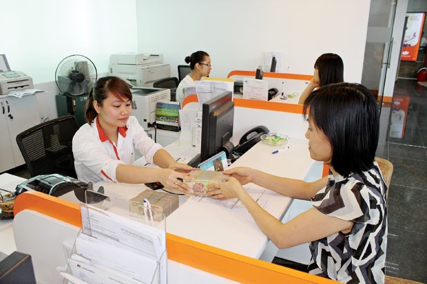 Khóa trần ngắn hạn, các ngân hàng cạnh tranh huy động dài hạn  ảnh 1