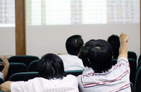 Những cổ phiếu biến động mạnh nhất nửa đầu năm ảnh 1