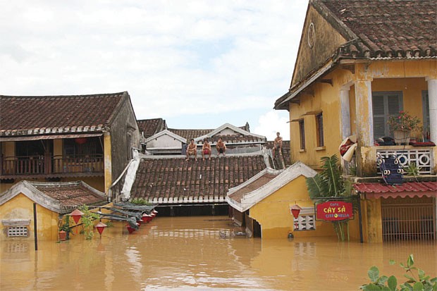 Nên dùng quỹ quyên góp, ủng hộ để mua bảo hiểm thiên tai ảnh 1