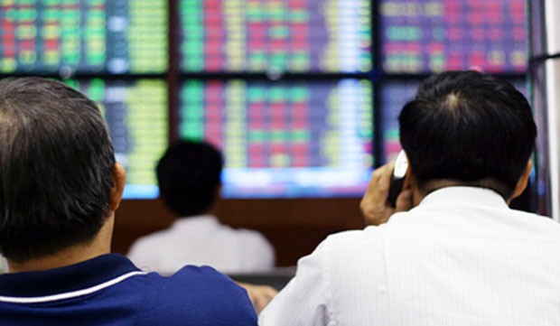 Đại gia đua nhau bán cổ phiếu, gom tiền tươi ảnh 2