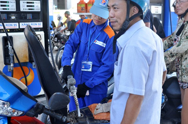 Xăng tăng giá bồi thêm cú đòn đau vào doanh nghiệp ảnh 1