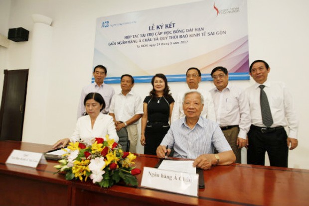 Chủ tịch HĐQT ACB về nước và ký hợp đồng tài trợ 1 tỷ đồng cho quỹ STF ảnh 1