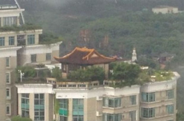 Trung Quốc: Thêm một biệt thự cổ quái trên nóc chung cư bị điều tra ảnh 1
