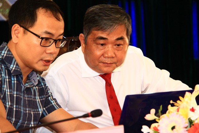  Ông Nguyễn Chí Hiến (bên phải), Phó chủ tịch thường trực UBND tỉnh Phú Yên trả lời câu hỏi của nhà đầu tư