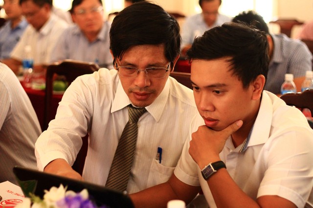 Ông Phạm Văn Bảy, Phó giám đốc Sở Văn hóa - Thể thao và Du lịch tỉnh Phú Yên (bên trái) trả lời câu hỏi của nhà đầu tư