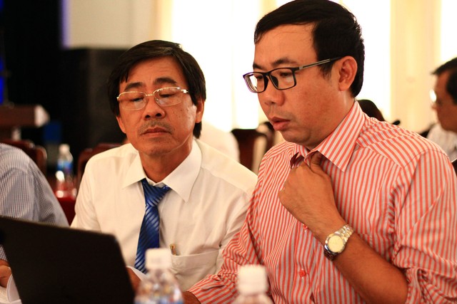 Ông Lê Văn Thứ (trái), Phó giám đốc phụ trách Sở Kế hoạch và Đầu tư Phú Yên trả lời câu hỏi của nhà đầu tư