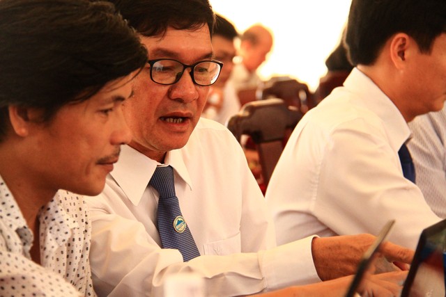 Ông Lâm Duy Dũng (đeo kính), Phó chủ tịch UBND thị xã Sông Cầu trả lời câu hỏi của độc giả 