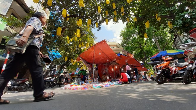 Trước Trung Thu, phố Hàng Mã hút khách ảnh 1