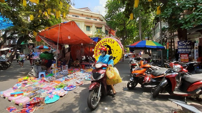 Trước Trung Thu, phố Hàng Mã hút khách ảnh 9