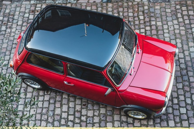 Ôtô điện Mini giá 100.000 USD không có điều hòa ảnh 2