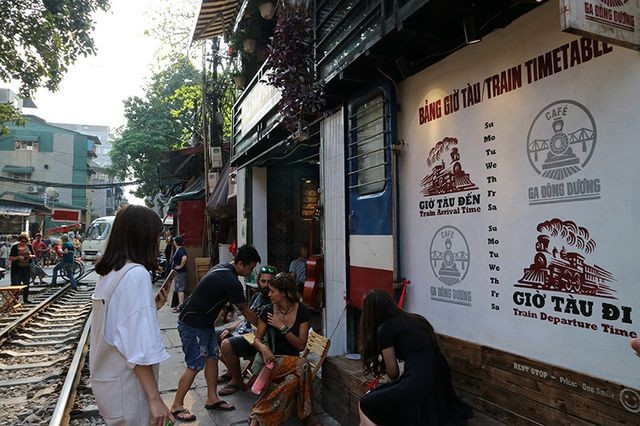 Quán cà phê “thách thức tử thần”, đông nghẹt khách du lịch ở Hà Nội ảnh 2