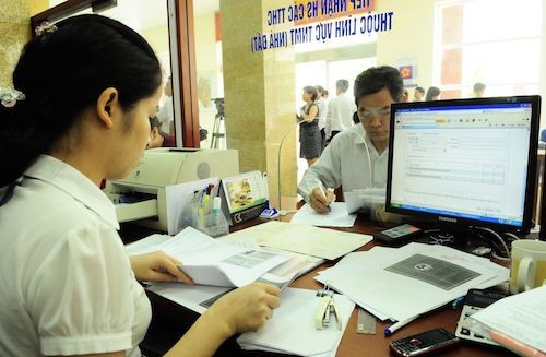 Người dân đi làm thủ tục hành chính tại Hà Nội. Ảnh: Xuân Hoa.