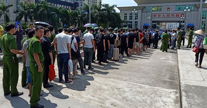 Công an tỉnh Quảng Ninh phối hợp với các đơn vị nghiệp vụ của Bộ Công an bàn giao 28 đối tượng cho Cục Công an TP.Đông Hưng (Trung Quốc) xử lý về hành vi điều hành sàn chứng khoán giả tại TP.Móng Cái, Quảng Ninh Ảnh: công an cung cấp