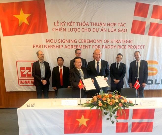 Ông Lê Thanh Thuấn, Chủ tịch Tập đoàn Sao Mai và ông Lasse Hansen, Tổng Giám đốc SKIOLD kí kết hợp tác