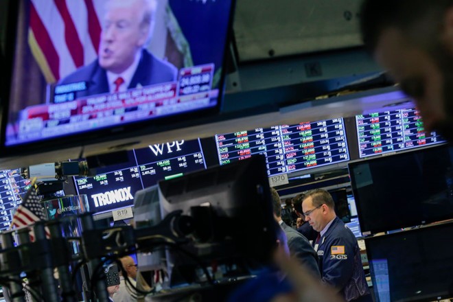 Sẵn sàng chiến tranh thương mại với Trung Quốc, Trump tăng thuế nhôm thép ảnh 1
