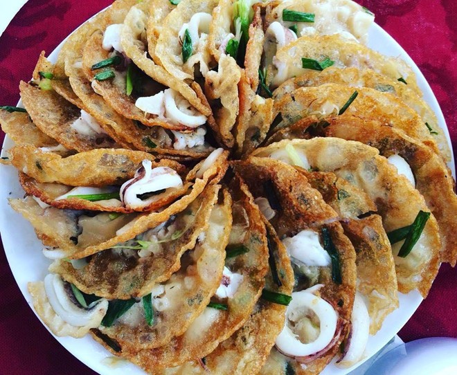 Thử ngay bánh xèo mực - đặc sản 'nhìn đã thèm' của nhiều vùng biển ảnh 2