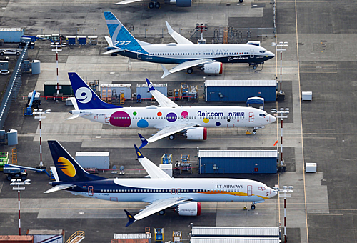 Máy bay 737 Max của một số hãng hàng không đang đỗ tại phi trường. Ảnh: Reuters