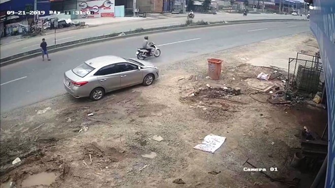 Người đàn ông đang tiến lại gần chiếc Vios. Ảnh: Cắt từ clip.