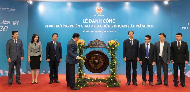 Nhà đầu tư Việt Nam đã bước đầu coi chứng khoán xanh như là một công cụ đầu tư mới Trong ảnh: Bộ trưởng Bộ Tài chính Đinh Tiến Dũng đánh cồng khai trương phiên giao dịch đầu năm 2020.
