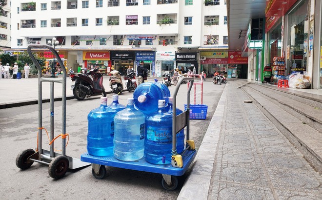 Bình nước 20 lít liên tục được chở đến các khu chung cư ở Linh Đàm, Hà Nội