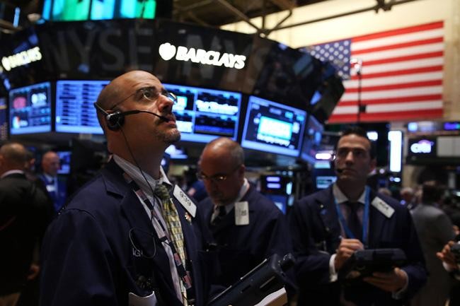 Dow Jones hụt mốc quan trọng, giá vàng tiếp tục giảm mạnh