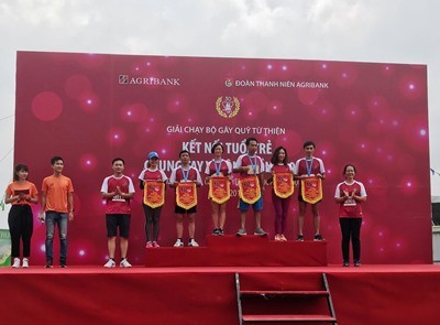 Sôi động giải chạy gây quỹ từ thiện của đoàn viên Thanh niên Agribank “Kết nối tuổi trẻ - Chung tay vì cộng đồng” ảnh 3