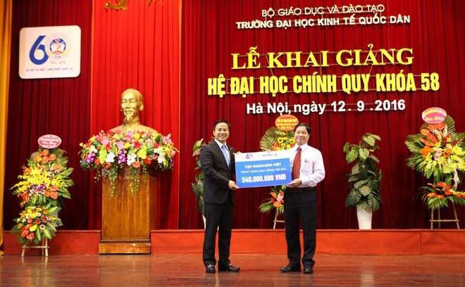 Trao tặng học bổng “Bảo Việt – Niềm tin thắp sáng Tương lai” cho tân sinh viên