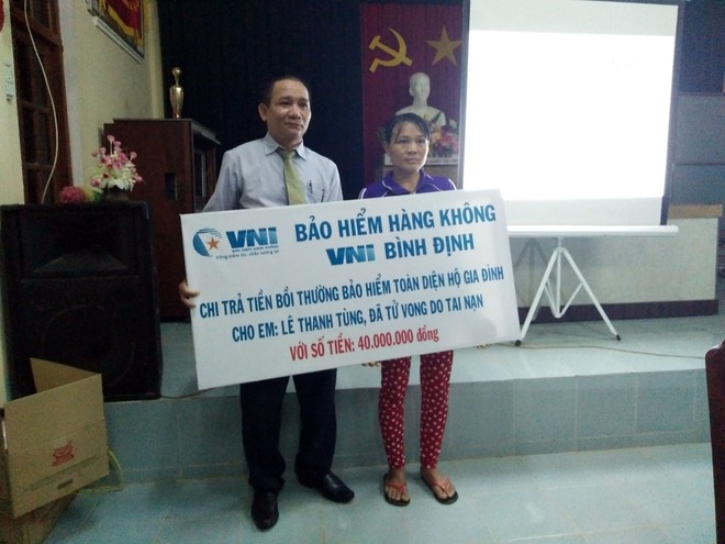 VNI trao 40 triệu đồng bồi thường bảo hiểm hộ gia đình nạn nhân bị đuối nước tại Bình Định