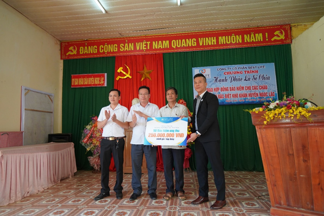 Ông Cao Văn Hoài, Chủ tịch HĐQT Bestlife (ngoài cùng bên phải) trao tặng 100 hợp đồng bảo hiểm ung thư