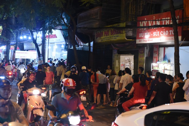 Tắc đường vì người dân xếp hàng mua bánh Trung thu ảnh 3