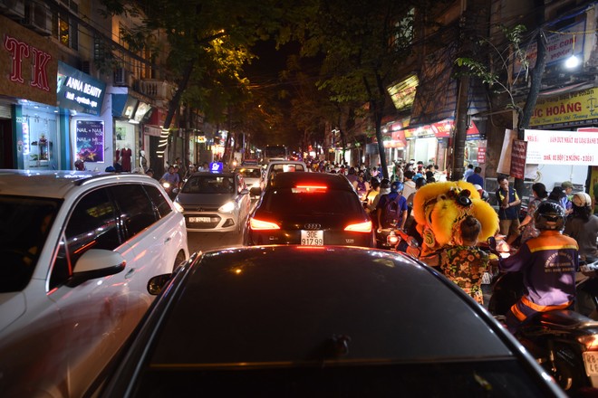 Tắc đường vì người dân xếp hàng mua bánh Trung thu ảnh 1