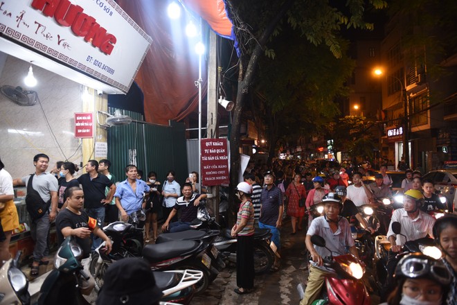 Tắc đường vì người dân xếp hàng mua bánh Trung thu ảnh 2