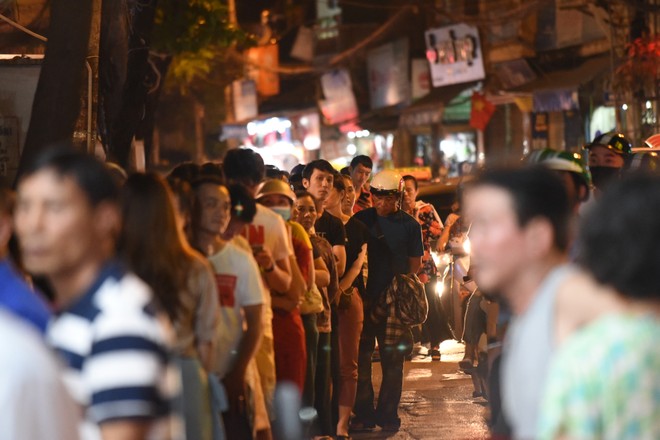 Tắc đường vì người dân xếp hàng mua bánh Trung thu ảnh 5