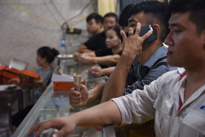 Tắc đường vì người dân xếp hàng mua bánh Trung thu ảnh 7