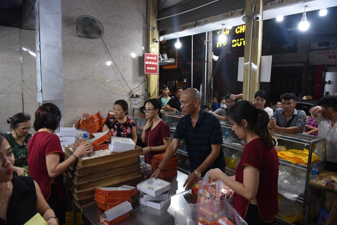 Tắc đường vì người dân xếp hàng mua bánh Trung thu ảnh 6