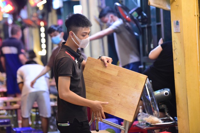 Hà Nội: Hình ảnh hàng quán phố cổ đóng cửa lúc nửa đêm phòng tránh Covid - 19 ảnh 7