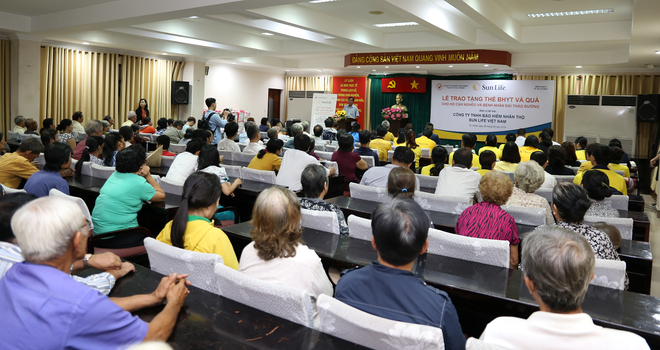 Sun Life trao tặng 537 thẻ bảo hiểm y tế cho các hộ gia đình tại quận 4, TP.HCM