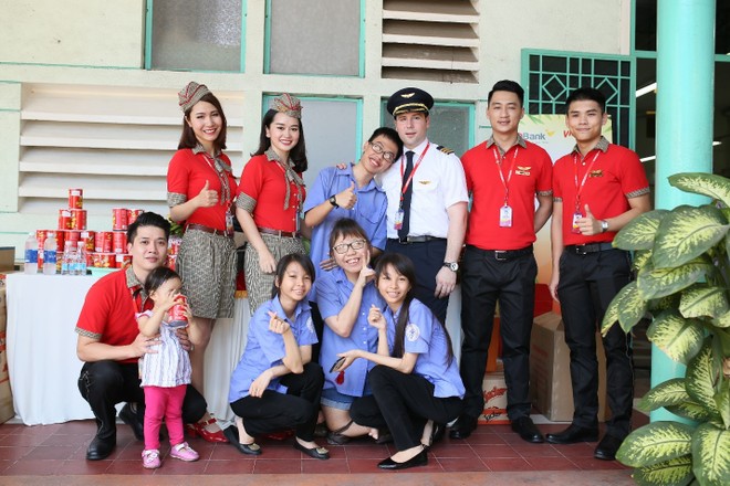 Vietjet mang nụ cười tới các bạn trẻ khuyết tật TP.HCM trong dịp lễ 30/4-1/5 ảnh 1