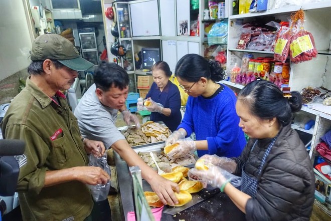 Những hình ảnh đẹp tại tuyến phố Hàng Gai nơi đoàn xe của Tổng thống Trum đi qua ảnh 13