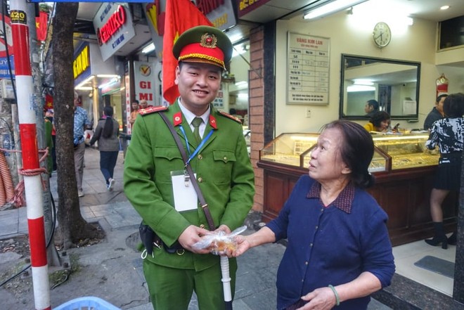 Những hình ảnh đẹp tại tuyến phố Hàng Gai nơi đoàn xe của Tổng thống Trum đi qua ảnh 15