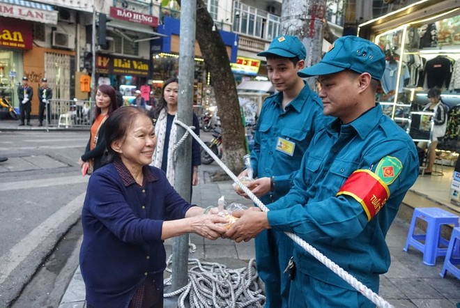 Những hình ảnh đẹp tại tuyến phố Hàng Gai nơi đoàn xe của Tổng thống Trum đi qua ảnh 17