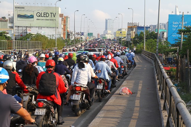 Xe cộ kẹt cứng khu vực cầu Kênh Tẻ sáng 8.3. Ảnh: PHẠM HỮU