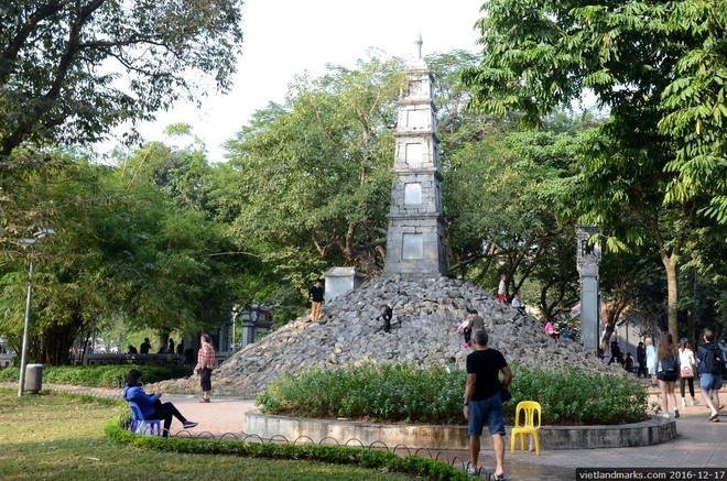 Bộ Văn hoá, Thể thao và Du lịch lý giải, việc thi công nhà ga C9 có thể tạo rung chấn, ảnh hưởng tới Nghi môn, Tháp Bút của đền Ngọc Sơn và đền Bà Kiệu tại các vị trí xung quanh
