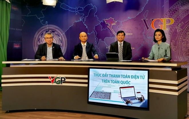 Các diễn giả tham gia tọa Đàm tọa đàm với chủ đề: “Thúc đẩy thanh toán điện tử trên toàn quốc” từ trái sang phải: ông Phùng Anh Tuấn, Tổng thư kí Hiệp hội các nhà đầu tư tài chính Việt Nam (VAFI), ông Phạm Trung Kiên, Tổng Giám đốc Tổng công ty Dịch vụ số Viettel và ông Đặng Hoàng Hải, Cục trưởng Cục Thương mại điện tử và Kinh tế số (Bộ Công Thương).