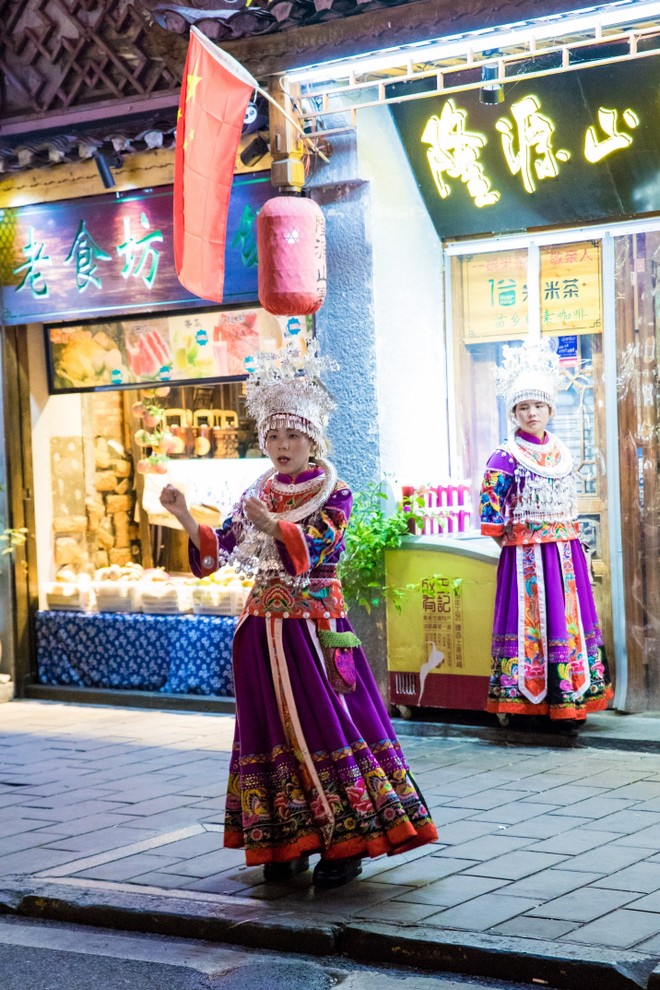 Vẻ đẹp huyền bí pha chút cổ trang của Phượng Hoàng cổ trấn ảnh 15