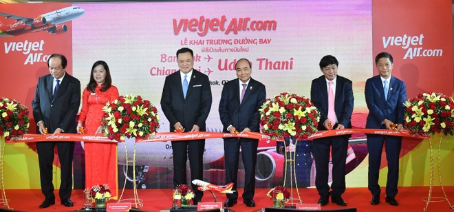 Thủ tướng Chính phủ Nguyễn Xuân Phúc, Phó thủ tướng Thái Lan Anutin Charnvirakul cùng đoàn lãnh đạo cấp cao chính phủ hai nước và lãnh đạo Vietjet trong nghi lễ khai trương 2 đường bay